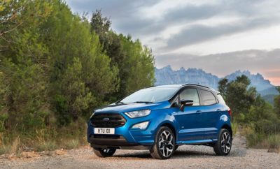 Νέο Ford EcoSport SUV Αναβαθμισμένο σε Ποιότητα και Τεχνολογίες για Μεγαλύτερη Αυτοπεποίθηση & Άνεση στο Τιμόνι • Νέο Ford EcoSport SUV λανσάρει τον ισχυρό, νέο κινητήρα 1.5L Ford EcoBlue diesel και σύστημα Intelligent All Wheel Drive που αυξάνει την ευελιξία και τις δυνατότητες • Σκληροτράχηλο, στιλάτο εξωτερικό EcoSport προσφέρει περισσότερες επιλογές εξατομίκευσης με αντίθετα χρώματα οροφής, ενώ για πρώτη φορά διατίθεται σπορ έκδοση EcoSport ST-Line • Ανανεωμένο, εργονομικό εσωτερικό με ανεξάρτητη, κεντρική οθόνη αφής έως 8 ιντσών, θερμαινόμενο τιμόνι και premium ηχοσύστημα B&O PLAY • Προηγμένες τεχνολογίες όπως συνδεσιμότητα SYNC 3, Cruise Control και Adjustable Speed Limiter, και Rear View Camera για οπισθοπορεία με αυτοπεποίθηση Η Ford αποκάλυψε σήμερα το νέο συμπαγές SUV Ford EcoSport που θα προσφέρει αυξημένη ευελιξία, περισσότερες ικανότητες, ανανεωμένο στυλ και προηγμένες τεχνολογίες για τους Ευρωπαίους πελάτες, όταν κυκλοφορήσει αργότερα μέσα στη χρονιά. Το νέο Ford EcoSport για πρώτη φορά προσφέρει τεχνολογία Ford Intelligent All Wheel Drive για βελτιωμένη πρόσφυση στο δρόμο και εκτός δρόμου, σε συνδυασμό με ένα προηγμένο, νέο κινητήρα 1.5-L EcoBlue diesel, που αποδίδει έως 125 ίππους με βελτιωμένες εκπομπές CO2.* Επίσης, για πρώτη φορά διατίθεται σπορ μοντέλο EcoSport ST Line εμπνευσμένο από τη Ford Performance. Το νέο Ford EcoSport προσφέρει τεχνολογίες υποστήριξης οδηγού όπως συνδεσιμότητα SYNC 3, Cruise Control με Adjustable Speed Limiter και Rear View Camera. Με ένα αναβαθμισμένο, δυναμικό, σκληροτράχηλο και ανανεωμένο εξωτερικό στυλ, το νέο μοντέλο διατίθεται σε 12 τολμηρές αποχρώσεις και προσφέρει ακόμα περισσότερες δυνατότητες εξατομίκευσης – με αντίθετες αποχρώσεις οροφής που εκτείνονται μέχρι τις κολόνες των παραθύρων, τα πάνω πλαίσια των θυρών, την αεροτομή οροφής και τους εξωτερικούς καθρέπτες. Ένα χρηστο-κεντρικό, πολυτελές νέο εσωτερικό προσφέρει μία ανώτερη εμπειρία στους επιβάτες με ανεξάρτητη κεντρική οθόνη αφής 8 ιντσών, θερμαινόμενο τιμόνι και έξυπνες λύσεις αποθήκευσης, όπως ρυθμιζόμενο πάτωμα χώρου αποσκευών. «Η Ford έχει πουλήσει 150.000 οχήματα EcoSport στην Ευρώπη από το 2014 που λανσάραμε το μοντέλο στην περιοχή, και πέρσι οι πωλήσεις αυξήθηκαν κατά 40%,» δήλωσε ο Steven Armstrong, group vice president & president, Ευρώπης, Μ. Ανατολής & Αφρικής, Ford Motor Company. «Το νέο Ford EcoSport προσφέρει στους πελάτες ακόμα περισσότερο στυλ, άνεση, δυνατότητες και επιλογές – παντρεύοντας τη λειτουργικότητα SUV με την πρακτικότητα ενός αυτοκινήτου πόλης.» Το νέο Ford EcoSport για την Ευρώπη θα κατασκεπάζεται στο εργοστάσιο της Ford στην Craiova (Ρουμανία), μετά από επένδυση 200 εκατομμυρίων Ευρώ, και θα αρχίσει να πωλείται αργότερα μέσα στη χρονιά, πλαισιώνοντας τα Ford Edge και Kuga SUV στην Ευρώπη. Ένα νέο μοντέλο Fiesta Active crossover εμπνευσμένο από το SUV θα αρχίσει επίσης να πωλείται στην Ευρώπη του χρόνου. Η κατηγορία SUV είναι η ταχύτερα αναπτυσσόμενη στην Ευρώπη. Οι ταξινομήσεις μοντέλων SUV αυξήθηκαν πάνω από 21% μέσα σε ένα χρόνο συγκεντρώνοντας πάνω από το ένα τέταρτο όλων των νέων ταξινομήσεων επιβατικών αυτοκινήτων το 2016. Πέρσι, οι πωλήσεις SUV της Ford στην Ευρώπη αυξήθηκαν πάνω από 30%. Ισχυρός και αποδοτικός Ο νέος Ford EcoSport θα προσφέρει μία βελτιστοποιημένη οδηγική εμπειρία με το Ford Intelligent All Wheel Drive. Η τεχνολογία διατίθενται σε συνδυασμό με το νέο 1.5 L Ford EcoBlue diesel και εξατάχυτο μηχανικό κιβώτιο που αποδίδει 125 ίππους και ροπή 300 Nm, με κατανάλωση 4,5 l/100 km και εκπομπές CO2 119 g/km.* Το Intelligent All Wheel Drive αξιολογεί το επίπεδο πρόσφυσης των τροχών στο δρόμο και μπορεί να προσαρμόσει την κατανομή ροπής έως 50:50 εμπρός / πίσω σε λιγότερο από 20 χιλιοστά του δευτερολέπτου – είκοσι φορές ταχύτερα από το ανοιγόκλειμα του ματιού. Το σύστημα κατανέμει ομαλά τη ροπή μεταξύ και των τεσσάρων τροχών και προσφέρει πιο σίγουρο ‘πάτημα’ στο δρόμο κυρίως σε ολισθηρές συνθήκες. Ο νέος κινητήρας 1.5 L EcoBlue diesel της Ford είναι σχεδιασμένος για πλούσια ιπποδύναμη για βελτιωμένες επιδόσεις και μειωμένες εκπομπές CO2. Ο ανανεωμένος τετρακύλινδρος υιοθετεί καινοτόμες τεχνολογίες, όπως: • Ανακυκλοφορία καυσαερίων υπό χαμηλή πίεση και εναλλάκτης νερού-αέρα για την εισαγωγή για πιο αποδοτική καύση και μειωμένους ρύπους • Ενσωματωμένη πολλαπλή εισαγωγής για βελτιστοποιημένη αναπνοή κινητήρα • Υπερσυμπίεση χαμηλής αδράνειας για ταχύτερη, καλύτερη ελεγχόμενη απόκριση υπερπλήρωσης, υλικά και εξαρτήματα κινητήρα σχεδιασμένα για υψηλές θερμοκρασίες • Ένα σύστημα ψεκασμού καυσίμου υψηλής πίεσης, πιο άμεσης απόκρισης, πιο αθόρυβο, και μεγαλύτερης ακρίβειας Ένα μοντέλο 1.5 L EcoBlue diesel 125 ίππων με front-wheel drive και νέο, εξατάχυτο μηχανικό κιβώτιο χαμηλών τριβών θα προσφέρει ακόμα χαμηλότερες εκπομπές CO2 και μεγαλύτερη απόδοση από τα μέσα του 2018. Ο κινητήρας 1.5 L TDCi diesel 100 ίππων της Ford σε συνδυασμό με εμπρόσθια κίνηση και νέο, εξατάχυτο μηχανικό κιβώτιο θα διατίθεται από το λανσάρισμα. Επίσης θα προσφέρεται με τον πολυβραβευμένο χιλιάρη βενζινοκινητήρα EcoBoost της Ford σε εκδόσεις 140, 125 και – από τα μέσα του 2018 – 100 ίππων με εξατάχυτο μηχανικό κιβώτιο, όπως επίσης και 125 PS ίππων με εξατάχυτο αυτόματο κιβώτιο και χειριστήρια στο τιμόνι (paddles) για μεγαλύτερη άνεση στις αλλαγές. Το νέο EcoSport θα συνεχίζει να προσφέρει οδική συμπεριφορά προσαρμοσμένη για τους Ευρωπαϊκούς δρόμους, με βελτιστοποιημένα ελατήρια, αποσβεστήρες, κρεμαγιέρα, ημιάκαμπτο πίσω άξονα, ρυθμίσεις του Electronic Stability Programme και χαρτογράφηση της υποβοήθησης του τιμονιού. Σκληροτράχηλο και ανανεωμένο στυλ Το νέο Ford EcoSport υιοθετεί ένα δυναμικό, τολμηρό στυλ Ford SUV, που θυμίζει το μεσαίο Kuga και το μεγάλο Edge. Ένα ανάγλυφο καπό με κεντρική εξοχή διαμορφώνει μία πιο ‘καθαρή’ φυσιογνωμία κάτι που υποστηρίζεται και από τη διακριτική θέση των θερμαινόμενων μπεκ συστήματος πλύσης κάτω από το καπό. Μπροστά, κυριαρχεί μία μεγάλη, τραπεζοειδής μάσκα και οι χαρακτηριστικοί πολυεστιακοί προβολείς που τώρα προσφέρονται με σύστημα φωτισμού High Intensity Discharge, και ενσωματώνουν κομψά φώτα ημέρας LED. Υποδοχές για τους επίσης πολυεστιακούς προβολείς ομίχλης ολοκληρώνουν το εμπρός τμήμα υπό γωνία ¾, εμπνευσμένες από τους ιμάντες ενός σακιδίου και σχεδιασμένες για να υποδηλώνουν έναν περιπετειώδη χαρακτήρα. Τα σχέδια του πίσω προφυλακτήρα και των πίσω φώτων του EcoSport έχουν επίσης ανανεωθεί, διαμορφώνοντας μία πιο ‘καθαρή’, πιο ανάγλυφη εικόνα. Οι πελάτες μπορούν να επιλέξουν από 12 τολμηρές, εξωτερικές αποχρώσεις, όπως οι Lightning Blue, Ruby Red και η ζωηρή μεταλλική πορτοκαλί, Tiger Eye, και να εξατομικεύσουν περαιτέρω το SUV τους με νέες αντίθετες χρωματικές προτάσεις για την οροφή. Νέα σχέδια ζαντών αλουμινίου 17 και 18 ιντσών συμπληρώνουν το σκληροτράχηλο, σπορ χαρακτήρα και προσφέρονται σε αρκετές αποχρώσεις, όπως Magnetic Low Gloss, Shadow Silver, Flash Grey και High Gloss Black. Οι πελάτες εξακολουθούν να έχουν τη δυνατότητα επιλογής κανονικής ρεζέρβας στην πίσω πόρτα. Το EcoSport αναβαθμίζει επίσης το επίπεδο ποιότητας εσωτερικού με πιο εύχρηστα χειριστήρια και μαλακά υλικά, και μία νέα κεντρική κονσόλα εργονομικά σχεδιασμένη για εύκολη λειτουργία και λιγότερα μπουτόν. Νέα σχέδια καθισμάτων είναι βελτιστοποιημένα για μεγαλύτερη άνεση εμπρός και πίσω επιβατών, και προσφέρουν μία αίσθηση πολυτέλειας με την μερικώς δερμάτινη ταπετσαρία. Οι επιβάτες μπορούν να εναρμονίσουν επίσης το περιβάλλον στη διάθεσή τους με φωτισμό εσωτερικού που μπορεί να ρυθμιστεί σε μία από τις επτά διαθέσιμες αποχρώσεις. Στο εσωτερικό, συναντάμε πληθώρα έξυπνων λύσεων αποθήκευσης, όπως νέο πάτωμα χώρου αποσκευών με ρυθμιζόμενο ύψος που μπορεί να ανασηκωθεί αποκαλύπτοντας ένα κρυφό αποθηκευτικό χώρο ή να κατέβει για αύξηση της χωρητικότητας στα 334 L. Μία νέα κεντρική κονσόλα περιλαμβάνει ένα ενσωματωμένο, αναδιπλούμενο συρόμενο υποβραχιόνιο με αποθηκευτικό χώρο, ιδανικό για τη μεταφορά tablet ή snacks. Η γκάμα του νέου EcoSport θα περιλαμβάνει για πρώτη φορά τη νέα σπορ έκδοση EcoSport ST-Line, που πλαισιώνει τα μοντέλα Edge ST-Line, Fiesta ST-Line, Focus ST-Line, Kuga ST-Line, Mondeo ST-Line και S-MAX ST-Line. Αυτά χαρακτηρίζονται από τολμηρό στυλ και σπορ δυναμική συμπεριφορά, ενώ συνδυάζονται με ισχυρούς και αποδοτικούς κινητήρες βενζίνης EcoBoost και TDCi diesel. Το EcoSport ST-Line ξεχωρίζει με μοναδικούς προφυλακτήρες και πλαϊνές ποδιές εμπνευσμένα από τη Ford Performance, μαύρες ράγες οροφής και πολυεδρικούς προβολείς, ζάντες αλουμινίου 17-ιντσών Dark Tarnish, σήμα ST-Line και εκτενώς βαμμένη οροφή και εξωτερικούς καθρέπτες, στάνταρ. Στο εσωτερικό, προσφέρεται ένα μοναδικό δερμάτινο τιμόνι ST-Line με επίπεδο κάτω τμήμα, μοναδικά μερικώς δερμάτινα καθίσματα με ένθετα Miko®-Dinamica – ένα οικολογικό σουέντ από ανακυκλωμένο πολυεστέρα – και κόκκινη ραφή, δερμάτινο χειρόφρενο και λαβή επιλογέα, μαρσπιέ με επιγραφή ST-Line και σπορ πεντάλ από ανοξείδωτο ατσάλι. Προηγμένη τεχνολογία υποστήριξης οδηγού Το νέο Ford EcoSport βασίζεται σε μία επιβλητική θέση οδήγησης SUV και τη δυναμική συμπεριφορά Ford και προσφέρει μία ακόμα πιο άνετη και πιο απολαυστική οδηγική εμπειρία με τη συμβολή προηγμένων τεχνολογιών. Το προηγμένο σύστημα επικοινωνίας και ψυχαγωγίας της Ford SYNC 3 είναι συμβατό με Apple CarPlay και Android Auto™. Το SYNC 3 υποστηρίζεται από την έγχρωμη οθόνη αφής 8 ιντσών του EcoSport, που λειτουργεί με κινήσεις pinch & swipe. Με το SYNC 3 προσφέρεται και μία ανεξάρτητη, έγχρωμη οθόνη αφής 6,5 ιντσών. Μία έγχρωμη οθόνη 4,2-ιντσών προσφέρεται σε συνδυασμό με συνδεσιμότητα Bluetooth και δύο θύρες USB. Το νέο ηχοσύστημα B&O PLAY υπόσχεται μία ανώτερη εμπειρία ήχου: με δέκα ηχεία, συμπερ. ενός subwoofer τοποθετημένου στο χώρο αποσκευών και ενός ηχείου μεσαίων συχνοτήτων στο κέντρο του ταμπλό, το σύστημα έχει ρυθμιστεί ειδικά για το EcoSport, και ελέγχεται από τον τελευταίο Ενισχυτή Επεξεργασίας Ψηφιακού Σήματος που επιτρέπει ακριβή ισοστάθμιση και μίξη ήχου. Περιλαμβάνει και μια ρύθμιση ήχου Surround. Το EcoSport για πρώτη φορά προσφέρει Cruise Control με Adjustable Speed Limiter που βοηθά τους οδηγούς να τηρούν τα όρια ταχύτητας, και μία Rear View Camera για αποτελεσματικότερο και ασφαλέστερο παρκάρισμα. Προαιρετικοί, αυτόματοι προβολείς και καθαριστήρες με αισθητήρα βροχής περιορίζουν το στρες της οδήγησης για να μπορούν οι πελάτες να είναι καλύτερα συγκεντρωμένοι στο δρόμο, ενώ ένα θερμαινόμενο τιμόνι και το Electronic Automatic Temperature Control βελτιώνουν περαιτέρω την άνεση. Ο νέος ψηφιακός πίνακας οργάνων 4,2 ιντσών που διευκολύνει την πρόσβαση στις βασικές πληροφορίες οδήγησης και ηλεκτρικοί, αναδιπλούμενοι καθρέπτες που είναι θερμαινόμενοι για άμεση εκκίνηση τα παγερά πρωινά, αυξάνουν τα επίπεδα άνεσης. Μεταξύ των τεχνολογιών υποστήριξης οδηγού είναι το Blind Spot Information System της Ford, που μπορεί να προειδοποιήσει τον οδηγό για οχήματα που πλησιάζουν, και το στάνταρ Roll Stability Control που προσαρμόζει τη ροπή του κινητήρα και το φρενάρισμα για διατήρηση του ελέγχου. Η βελτιωμένη προστασία επιβατών περιλαμβάνει τώρα εμπρός αερόσακους για τον οδηγό και το συνοδηγό, αερόσακο γονάτου οδηγού, νέους πλευρικούς αερόσακους με λειτουργία που παρέχει έξτρα προστασία θώρακα και νέους αερόσακους προστασίας κεφαλής που παρέχουν μέγιστη κάλυψη σε πλαϊνές συγκρούσεις. Το EcoSport είναι επίσης πιο προστατευμένο από ποτέ, με στάνταρ περιμετρικό συναγερμό. «Έχουμε αυξήσει την ποιότητα, τεχνολογία και ευελιξία του νέου Ford EcoSport για να προσφέρουμε μεγαλύτερη αυτοπεποίθηση και έλεγχο, όπως επιθυμούν ο πελάτες συμπαγών SUV» δήλωσε ο Gary Boes, global B-car vehicle line director, Ford Motor Company. «Οι οδηγοί θα νιώσουν μεγαλύτερη άνεση και σιγουριά από ποτέ στο τιμόνι.»