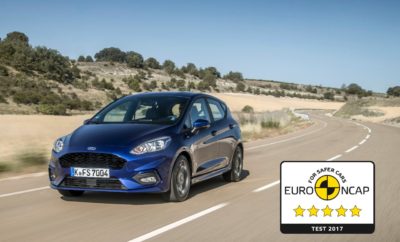 Με 5 Αστέρια το Νέο Ford Fiesta • Το νέο Ford Fiesta βαθμολογήθηκε με 5 αστέρια από τον ανεξάρτητο οργανισμό αξιολόγησης ασφάλειας Euro NCAP, το πρώτο Ford με αναβαθμισμένο Pedestrian Detection, που βοηθά στην αποφυγή ατυχημάτων στο σκοτάδι • Το Fiesta συγκέντρωσε μέγιστη βαθμολογία στις δοκιμές πλευρικής σύγκρουσης. Πρωτοποριακή δομή αμαξώματος με νέα σχεδίαση που μεταφέρει πιο αποτελεσματικά στην οροφή την ενέργεια που απελευθερώνεται σε μία πλευρική σύγκρουση • Πολυάριθμες λειτουργίες υποστήριξης οδηγού και χαρακτηριστικά ασφάλειας συμβάλλουν στα 5 αστέρια Το νέο Ford Fiesta βαθμολογήθηκε με 5 αστέρια στα crash test του ανεξάρτητου οργανισμού αξιολόγησης ασφάλειας αυτοκινήτων Euro NCAP. Το Fiesta – το πιο προηγμένο τεχνολογικά μικρό αυτοκίνητο της Ευρωπαϊκής αγοράς – διαθέτει προηγμένα χαρακτηριστικά που βοηθούν στην αποφυγή ή μείωση των επιπτώσεων μιας σύγκρουσης σε επιβάτες και πεζούς. Ανάμεσά τους είναι μία αναβαθμισμένη έκδοση του Pre-Collision Assist with Pedestrian Detection της Ford, που για πρώτη φορά μπορεί να συμβάλλει στην αποφυγή συγκρούσεων στο σκοτάδι. Το Euro NCAP έδωσε υψηλή βαθμολογία στο Fiesta για την προστασία τόσο των ενηλίκων επιβατών (87%) όσο και των παιδιών (84%). Το Fiesta βαθμολογήθηκε με άριστα σε δοκιμές που προσομοιώνουν πλευρική σύγκρουση οχήματος με όχημα, ενώ υψηλή βαθμολογία συγκέντρωσε ομοίως στις εμπρόσθιες συγκρούσεις και στις πλευρικές σε κολώνα – προσφέροντας ένα υψηλό επίπεδο προστασίας για όλους τους επιβαίνοντας και ικανοποιητική ασφάλεια σε οπίσθιες συγκρούσεις. Οι τεχνολογίες υποστήριξης οδηγού Adjustable Speed Limiter και Lane Keeping Aid υπογραμμίστηκαν και σχολιάστηκαν θετικά από το Euro NCAP. Το ίδιο και οι προ-εντατήρες και περιοριστές φορτίου – που προσφέρονται για πρώτη φορά και για τους πίσω επιβάτες. Τέλος εκθειάστηκε και η κάλυψη αερόσακων των εμπρός καθισμάτων για το κεφάλι, το θώρακα και την περιοχή της λεκάνης. «Τα τελευταία πρότυπα ασφάλειας του Euro NCAP είναι αυστηρότερα από ποτέ, ενώ ιδιαίτερη έμφαση δίδεται σε τεχνολογίες ενεργητικής ασφάλειας» δήλωσε ο Joe Bakaj, vice president, Product Development, Ford Ευρώπης. «Το Fiesta μπορεί τώρα να βοηθά τους οδηγούς που παρεκκλίνουν τυχαία να επιστρέφουν στη λωρίδα τους, και να παρακολουθούν το δρόμο μπροστά, σε απόσταση όση το μήκος ενός γηπέδου ποδοσφαίρου – βοηθώντας τους να ανιχνεύουν και να αποφεύγουν εμπόδια για ασφαλέστερα ταξίδια.» Το αμάξωμα του νέου Fiesta αποτελείται από 36% περισσότερο ατσάλι βορίου για μεγαλύτερη αντοχή σε κομβικές περιοχές, όπως το πάνω τμήμα των νέων κολόνων Β. Η νέα σχεδίαση Τ μεταφέρει πιο αποτελεσματικά την ενέργεια από μία πλευρική σύγκρουση στην οροφή. Ανασχεδιασμένες δοκοί στις πόρτες προστατεύουν επιπλέον τους επιβάτες σε μία πλευρική σύγκρουση, ενώ οι πόρτες τόσο στα 3θυρα όσο και στα 5θυρα μοντέλα περιλαμβάνουν τώρα και αισθητήρες πίεσης που επιτρέπουν την ενεργοποίηση των συστημάτων συγκράτησης αρκετά χιλιοστά του δευτερολέπτου νωρίτερα. Για τον οδηγό, ένας μηχανικά ενεργοποιούμενος μηχανισμός εμποδίζει την ολίσθηση της ζώνης ασφαλείας σε ένα ατύχημα. Το νέο Fiesta είναι επίσης το πρώτο Ford στην Ευρώπη που σχεδιάζεται με τη βοήθεια εικονικών δοκιμών πρόσκρουσης σε υπολογιστή, με τη χρήση προηγμένης νέας τεχνολογίας Ανάλυσης Πεπερασμένων Στοιχείων (Finite Element Analysis). Η τεχνολογία αυτή προβλέπει με ακρίβεια με ποιο τρόπο τα χαρακτηριστικά ασφαλείας, από αερόσακους μέχρι δομή αμαξώματος, θα αντιδράσουν στις πραγματικές δυνάμεις που αναπτύσσονται σε μία σύγκρουση, ώστε να προστατεύσουν τους επιβάτες όσο το δυνατόν πιο αποτελεσματικά και αποδοτικά σε περίπτωση ατυχήματος. Άλλες προηγμένες τεχνολογίες υποστήριξης οδηγού – με τη συμβολή δύο καμερών, τριών ραντάρ και 12 αισθητήρων υπερήχων, που σε συνεργασία παρακολουθούν μία περιοχή 360 μοιρών γύρω από το όχημα και ‘σαρώνουν’ το δρόμο μπροστά σε απόσταση 130 m – περιλαμβάνουν Active Park Assist with Perpendicular Parking, Adaptive Cruise Control, Auto High Beam, Blind Spot Information System, Cross Traffic Alert, Distance Indication, Driver Alert, Forward Collision Warning, Lane Keeping Alert και Traffic Sign Recognition. Η Ford προσφέρει 11 μοντέλα 5 αστέρων Euro NCAP: B-MAX, Edge, Fiesta, Focus, Galaxy, Kuga, Mondeo, Ranger, S-MAX, Tourneo Courier, και Transit & Tourneo Custom. Το νέο Fiesta πωλείται τώρα σε όλη την Ευρώπη με μία ολοκληρωμένη γκάμα που περιλαμβάνει το στιλάτο Fiesta Titanium, το εμπνευσμένο από τη Ford Performance Fiesta ST-Line, το πολυτελές Fiesta Vignale, και το Fiesta Trend. Το Fiesta Active crossover – το πρώτο μιας νέας οικογένειας οχημάτων Active που θα λανσαριστούν σε όλη τη γκάμα Ford τα επόμενα χρόνια – και το νέο Fiesta ST 200 ίππων θα κυκλοφορήσουν επίσης του χρόνου.