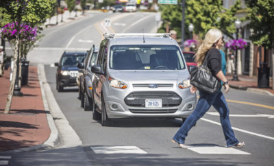 Ford και Virginia Tech συνεργάζονται ώστε να Αναπτύξουν μία Μέθοδο Οπτικών Σημάτων για να Μπορούν τα Αυτόνομα Οχήματα να Επικοινωνούν με τους Ανθρώπους • Η Ford και το Virginia Tech Transportation Institute δοκιμάζουν μία μέθοδο ώστε να μπορούν τα αυτόνομα οχήματα να δείχνουν τις προθέσεις τους σε πεζούς, οδηγούς και δικυκλιστές. Απόπειρα δημιουργίας μιας πρότυπης οπτικής γλώσσας, κατανοητής και αντιληπτής από όλους • Η έρευνα προσομοιώνει ένα κατάλληλα διαμορφωμένο όχημα ώστε ο οδηγός του να μην είναι ορατός από τους πεζούς. Με αυτό τον τρόπο, οι ερευνητές μελετούν τις αντιδράσεις των πεζών στα φωτεινά σήματα ενός αυτοοδηγούμενου οχήματος που δείχνουν τις προθέσεις του – κίνηση, φρενάρισμα ή επιτάχυνση από στάση • Η ανάπτυξη μιας μεθόδου επικοινωνίας των αυτόνομων οχημάτων με τους πεζούς είναι απαραίτητη επειδή στοιχεία όπως χειρονομίες ή ένα νεύμα του κεφαλιού μεταξύ οδηγών και πεζών δεν περιλαμβάνονται σε σενάρια αυτόνομης οδήγησης Σήμερα, ένα απλό νεύμα του κεφαλιού ή μία χειρονομία του οδηγού είναι αρκετά για να δηλώσουν ότι ο πεζός μπορεί να διασχίσει το δρόμο με ασφάλεια, αλλά σε ένα μέλλον με αυτόνομα οχήματα, πώς ένα αυτοκίνητο χωρίς οδηγό θα μπορεί να επικοινωνεί με πεζούς, δικυκλιστές ή άλλους οδηγούς στο δρόμο; Θέλοντας να προετοιμαστεί γι’ αυτή την αναπόφευκτη πραγματικότητα, η Ford Motor Company συνεργάστηκε με το ερευνητικό ινστιτούτο Virginia Tech Transportation Institute για τη δοκιμή μιας μεθόδου μέσω της οποίας ένα αυτοοδηγούμενο όχημα θα σηματοδοτεί τις προσθέσεις του, χρησιμοποιώντας πραγματικές αντιδράσεις από ανθρώπους σε δημόσιους δρόμους. «Είναι πολύ σημαντικό να κατανοήσουμε την επίδραση των αυτόνομων οχημάτων στον κόσμο όπως τον ξέρουμε σήμερα, προκειμένου να διασφαλίσουμε ότι θα δημιουργήσουμε την κατάλληλη εμπειρία για το αύριο,» δήλωσε ο John Shutko, τεχνικός ειδικών ανθρώπινων παραγόντων της Ford. «Χρειάζεται να επιλύσουμε τις προκλήσεις που προκύπτουν από την απουσία κανονικού οδηγού, γι’ αυτό ο σχεδιασμός ενός τρόπου αντικατάστασης του νεύματος του κεφαλιού ή μιας χειρονομίας είναι απαραίτητος για την αποδοτική και ασφαλή λειτουργία των αυτόνομων οχημάτων.» Προκειμένου να ληφθεί υπόψη όλη η γκάμα των επιπτώσεων σε πραγματικές συνθήκες και να εξασφαλιστεί ότι τα αυτόνομα οχήματα θα μπορούν να μοιράζονται με ασφάλεια το δρόμο με τους ανθρώπους, το ερευνητικό πρόγραμμα ξεκίνησε να εξετάζει το πιο αποτελεσματικό μέσον επικοινωνίας μεταξύ ενός αυτοοδηγούμενου οχήματος και άλλων χρηστών του δρόμου. Οι ερευνητές σκέφθηκαν να χρησιμοποιήσουν απεικόνιση κειμένου, αλλά για κάτι τέτοιο, όλοι θα έπρεπε να μιλάνε την ίδια γλώσσα. Η χρήση συμβόλων απορρίφθηκε, επειδή τα σύμβολα έχουν αποδειχθεί ότι έχουν χαμηλή αναγνωρισιμότητα μεταξύ των καταναλωτών. Στο τέλος, κατέληξαν στα φωτεινά σήματα. Σήματα που δηλώνουν το στρίψιμο και το φρενάρισμα, είναι ήδη τυποποιημένα και κατανοητά σε όλο τον κόσμο, γι’ αυτό μία, καινοτόμος νέα εφαρμογή φωτεινών σημάτων κρίθηκε ως το πιο αποτελεσματικό μέσον για να δημιουργηθεί ένα οπτικό πρωτόκολλο επικοινωνίας. Μέσω αυτού τα αυτοοδηγούμενα οχήματα θα μπορούν να δηλώνουν κατά πόσον λειτουργούν αυτόνομα, παραχωρούν προτεραιότητα ή επιταχύνουν από στάση. Έτσι, η Ford τοποθέτησε μία μπάρα φώτων στο παρμπρίζ ενός Transit Connect. Έξι κάμερες υψηλής ανάλυσης τοποθετήθηκαν ώστε να προβάλλουν μία εικόνα 360 μοιρών της γύρω περιοχής και να αποτυπώνουν τη συμπεριφορά άλλων χρηστών του δρόμου. Για την προσομοίωση μιας πλήρως αυτόνομης εμπειρίας οδήγησης, οι ερευνητές εξέλιξαν ένα καινοτόμο ‘κοστούμι καθίσματος’, που να κρύβει τον οδηγό. Σχεδιασμένο για να μοιάζει με στάνταρ κάθισμα οδηγού, το κοστούμι καθίσματος δημιουργεί τη εντύπωση ενός πλήρως αυτόνομου οχήματος, που είναι απαραίτητο για την αξιολόγηση πραγματικών οδηγικών συνθηκών και συμπεριφορών μεταξύ van και άλλων χρηστών του δρόμου. Στη συνέχεια, η ομάδα θέλησε να πειραματιστεί με τρία διαφορετικά σενάρια φώτων για να δηλώσει τις προθέσεις του αυτοκινήτου: • Παραχώρηση προτεραιότητας: Δύο λευκά φώτα που κινούνται οριζοντίως, δηλώνουν ότι το όχημα πρόκειται να σταματήσει • Ενεργή, αυτόνομη οδήγηση: Συμπαγές λευκό φως για να δηλώσει ότι το όχημα κινείται αυτόνομα • Εκκίνηση: Λευκό φως που αναβοσβήνει γρήγορα για να δηλώσει ότι το όχημα αρχίζει να επιταχύνει από στάση Το Ford Transit Connect προσομοίωσε την αυτόνομη οδήγηση σε δημόσιους δρόμους στη Β. Βιρτζίνια – με πολλά αυτοκίνητα και πεζούς – όλο τον Αύγουστο, με τους ερευνητές να καταγράφουν σε βίντεο τις αντιδράσεις των ανθρώπων. Πάνω από 150 ώρες δεδομένων σε περίπου 1800 μίλια οδήγησης συγκεντρώθηκαν σε ένα αστικό περιβάλλον, που περιλάμβανε συναντήσεις με πεζούς, ποδηλάτες και άλλους οδηγούς. Εξωτερικά σήματα ενεργοποιήθηκαν πάνω από 1650 φορές σε διάφορες τοποθεσίες γύρω από το Arlington, όπως διασταυρώσεις, χώρους στάθμευσης, γκαράζ και περιφερειακές οδούς αεροδρομίων. Οι ερευνητές θα χρησιμοποιήσουν όλα αυτά τα δεδομένα για να κατανοήσουν, πώς άλλοι οδηγοί ή πεζοί θα αντιδρούν, απαντώντας στα σήματα που χρησιμοποιεί ένα αυτοοδηγούμενο όχημα. «Αυτή η δοκιμή έχει μεγάλη αξία όχι μόνο για τους χρήστες του οχήματος και τους κατασκευαστές, αλλά και για όλους τους πεζούς, ποδηλάτες ή οδηγούς άλλων οχημάτων δίπλα σε ένα αυτόνομο όχημα στο μέλλον» δήλωσε ο Andy Schaudt, project director, Center for Automated Vehicle Systems, Virginia Tech Transportation Institute. «Είμαστε περήφανοι που υποστηρίζουμε τη Ford σε αυτή την πολύ σημαντική έρευνα.» Η εξέλιξη ενός βιομηχανικού προτύπου Η Ford ήδη εργάζεται με αρκετούς οργανισμούς προκειμένου να παροτρύνει τη δημιουργία ενός προτύπου, συμπεριλαμβανομένου του International Organization for Standardization and SAE International. Μία κοινή διεπαφή οπτικών σημάτων, ευρέως κατανοητή σε όλα τα αυτοοδηγούμενα οχήματα, θα βοηθήσει στην εξασφάλιση ασφαλούς ενσωμάτωσης των αυτόνομων οχημάτων στα υπάρχοντα συστήματα μεταφορών. Η Ford αναγνωρίζει επίσης την ανάγκη για δημιουργία ενός πρωτοκόλλου επικοινωνίας με τυφλούς ή άτομα με περιορισμένη ικανότητα όρασης, και ξεκινά έρευνα για την ανεύρεση λύσης, μέσω ανεξάρτητου project. «Η προετοιμασία ενός μέλλοντος με αυτόνομα οχήματα θα απαιτήσει τη συνεργασία όλων μας» δήλωσε ο Shutko. «Γι’ αυτό, εξελίσσουμε και υποστηρίζουμε μία στάνταρ λύση, η οποία θα υιοθετηθεί από τη βιομηχανία και θα εφαρμοστεί σε αυτοοδηγούμενα οχήματα.»