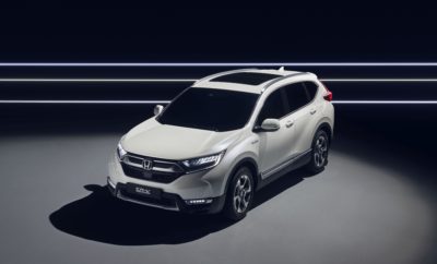 Η Honda θα αποκαλύψει το CR-V Hybrid Prototype στην Έκθεση Αυτοκινήτου της Φρανκφούρτης • Υβριδική τεχνολογία Honda σε αμάξωμα SUV για πρώτη φορά στην Ευρώπη • Σχεδιατικά, το CR-V Hybrid Prototype διατηρεί το γνώριμο σχήμα του παγκοσμίως δημοφιλέστερουSUV, προϊδεάζοντας για το νέο CR-V Ευρωπαϊκών προδιαγραφών • Το υβριδικό σύστημα Intelligent Multi Mode Drive (i-MMD) αποτελείται από το δίλιτρο βενζινοκινητήρα 2.0 L i-VTEC και δύο ηλεκτροκινητήρες για μία αίσθηση συνεχούς παραγωγής ισχύος και ροπής • Το υβριδικό σύστημα μπορεί να συνδυάζεται και με το βενζινοκινητήρα 1.5 L VTEC TURBO Η Honda ετοιμάζεται να αποκαλύψει το CR-V Hybrid Prototype στην Έκθεση Αυτοκινήτου της Φρανκφούρτης 2017, προαναγγέλλοντας το πρώτο ηλεκτροκίνητο SUV της μάρκας στην Ευρώπη. Το ανανεωμένο στυλ του Hybrid Prototype δίνει τα πρώτα στοιχεία για την προσεχή οικογένεια CR-V Ευρωπαϊκών προδιαγραφών. Το CR-V Hybrid Prototype σηματοδοτεί την πρώτη αποκάλυψη του νέου CR-V σε Ευρωπαϊκό Σαλόνι Αυτοκινήτου. Αυτό διατηρεί τη γνώριμη σιλουέτα του παγκοσμίως δημοφιλέστερου SUV, υιοθετώντας μία επαναστατική, προηγμένη και σπορ σχεδίαση. Φαρδύτερο, ψηλότερο και μακρύτερο από τον προκάτοχό του, το Hybrid Prototype του νέου CR-V είναι ανανεωμένο αισθητικά, με φαρδύτερο στήσιμο που ορίζεται από διευρυμένους και μυώδεις θόλους των τροχών. Το νέο SUV πετυχαίνει μία ισορροπία κομψότητας και σπορτίφ στυλ, με λεπτότερες κολόνες Α που αυξάνουν τον πλευρικό όγκο του αυτοκινήτου, αλλά και με ένα συνδυασμό μεγαλύτερων ζαντών / ελαστικών. Οι πιο έντονες ακμές στο καπό και τα πίσω πάνελ συνδυάζονται με τη νέα πρόσοψη που εκπροσωπεί το πιο μοντέρνο ‘πρόσωπο’ της Honda με τα χαρακτηριστικά φώτα. Το σύστημα δύο μοτέρ i-MMD (Intelligent Multi-Mode Drive) του CR-V Hybrid Prototype περιλαμβάνει έναν ηλεκτροκινητήρα, ένα 2.0L i-VTEC τετρακύλινδρο βενζινοκινητήρα κύκλου Atkinson για παραγωγή ηλεκτρικής ενέργειας και ελκτικής ισχύος, αλλά και έναν ανεξάρτητο ηλεκτροκινητήρα-γεννήτρια. Το υβριδικό σύστημα δε χρειάζεται συμβατικό κιβώτιο και αντί αυτού εξοπλίζεται με μία μόνο σχέση που δημιουργεί άμεση σύνδεση μεταξύ κινούμενων εξαρτημάτων, επιτρέποντας ομαλή μεταφορά ροπής στο σύστημα. Το σύστημα i-MMD καθορίζει τη χρήση καυσίμου και ηλεκτρικής ενέργειας με τον πιο αποδοτικό τρόπο, που σημαίνει ότι δεν χρειάζεται ο οδηγός να επιλέγει μεταξύ των τριών προγραμμάτων οδήγησης, EV Drive, Hybrid Drive και Engine Drive. Στο EV Drive, ο ηλεκτροκινητήρας αντλεί ενέργεια αποκλειστικά από τις μπαταρίες, προσφέροντας οδήγηση μηδενικών ρύπων. Στο Hybrid Drive, ο βενζινοκινητήρας παρέχει ισχύ στον ηλεκτροκινητήρα-γεννήτρια, που με τη σειρά του τροφοδοτεί με ισχύ στον ηλεκτροκινητήρα. Στο πρόγραμμα αυτό, η περίσσεια ενέργειας από τον βενζινοκινητήρα επιστρέφει μέσω της γεννήτριας για την επαναφόρτιση της μπαταρίας. Στο Engine Drive, οι τροχοί κινούνται απευθείας από τον βενζινοκινητήρα, με μία ‘on-demand’ στιγμιαία αύξηση μέγιστης ισχύος από τον ηλεκτροκινητήρα. Στις περισσότερες περιπτώσεις οδήγησης στην πόλη, το όχημα θα κινείται μεταξύ των προγραμμάτων Hybrid Drive και EV Drive για βέλτιστη απόδοση. Το Engine Drive ενεργοποιείται, ανάλογα με τις ανάγκες, για ζωηρή επιτάχυνση και αποδοτική οδήγηση στον αυτοκινητόδρομο. Το 2018 CR-V θα διατίθεται και με τον 1.5 L VTEC TURBO βενζινοκινητήρα της Honda, και δυνατότητα επιλογής είτε ενός 6τάχυτου μηχανικού ενός κιβωτίου CVT με συνεχώς μεταβαλλόμενη μετάδοση. Το νέο CR-V δεν θα κυκλοφορήσει με κινητήρα diesel στις Ευρωπαϊκές αγορές. Περισσότερες λεπτομέρειες για το νέο Honda CR-V για την Ευρώπη θα επιβεβαιωθούν όταν το μοντέλο παραγωγής αποκαλυφθεί στις αρχές της επόμενης χρονιάς. Το νέο SUV θα παρουσιαστεί επίσημα στις Ευρωπαϊκές αγορές το 2018.