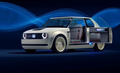 Honda Urban EV Concept στην Έκθεση Αυτοκινήτου της Φρανκφούρτης • Πρώτη παρουσίαση του ηλεκτρικού πρωτότυπου της Honda στη Φρανκφούρτη • Σύγχρονο περιβάλλον εσωτερικού με πανοραμική οθόνη ταμπλό • Προαναγγέλλει το μελλοντικό μοντέλο παραγωγής Honda, που προγραμματίζεται για το 2019 Η Honda αποκάλυψε ένα νέο ηλεκτρικό όχημα στην Έκθεση Αυτοκινήτου της Φρανκφούρτης 2017, με την ονομασία Urban EV Concept,. Το πρωτότυπο βασίζεται σε μία εντελώς νέα πλατφόρμα, και ορίζει την τεχνολογική και σχεδιαστική κατεύθυνση ενός μελλοντικού, ηλεκτρικού μοντέλου παραγωγής Honda με μπαταρία. Η επίσημη παρουσίαση έγινε από τον Πρόεδρο & CEO της Honda Motor Co., Takahiro Hachigo, κατά τη διάρκεια συνέντευξης τύπου. «Δεν πρόκειται για κάποιο όραμα του μακρινού μέλλοντος. Μία έκδοση παραγωγής του αυτοκινήτου θα κυκλοφορήσει στην Ευρώπη το 2019» πρόσθεσε επιβεβαιώνοντας ότι το μοντέλο θα παρουσιαστεί μέσα σε δύο χρόνια. Εξωτερική σχεδίαση Το Urban EV Concept της Honda μία ‘βιτρίνα’ προηγμένων τεχνολογιών, μέσα σε απλές, εξελιγμένες σχεδιαστικές φόρμες. Οι χαμηλές και φαρδιές αναλογίες προδίδουν στο αυτοκίνητο ένα μυώδες στήσιμο που προδίδει τις σπορ επιδόσεις του. Οι συμπαγείς διαστάσεις υποδηλώνουν ότι είναι 100mm μικρότερο σε μήκος από το Jazz supermini. Το έμβλημα της Honda στο πρωτότυπο έχει μπλε κρυφό φωτισμό, που προαναγγέλλει ένα νέο σχεδιαστικό στοιχείο για τα μελλοντικά EV της εταιρίας. Στο εμπρός τμήμα του αυτοκινήτου, διαδραστικά πολύγλωσσα μηνύματα φιγουράρουν ανάμεσα στους προβολείς, όπως χαιρετισμοί, συμβουλές για τους άλλους οδηγούς ή ενημερώσεις κατάστασης φόρτισης μπαταρίας. Σχεδίαση εσωτερικού Η ορατότητα του οδηγού από το Urban EV Concept είναι εξαιρετική χάρη στις λεπτές κολόνες A και ένα φαρδύ παρμπρίζ που δείχνει να αγκαλιάζει ολόκληρο το εμπρός τμήμα του αυτοκινήτου. Η πρόσβαση στο όχημα (είσοδος/έξοδος) γίνεται μέσω θυρών με μεντεσέδες στο πίσω τμήμα. Η φίσα του ηλεκτρικού καλωδίου φόρτισης βρίσκεται στο καπό. Το Urban EV Concept της Honda μπορεί να φιλοξενήσει τέσσερα άτομα, σε δύο σειρές καθισμάτων από διαφορετικά υλικά. Για τη δημιουργία μιας αίσθησης σαλονιού, η εμπρός σειρά έχει επένδυση από φυσικό γκρι ύφασμα, με τις πλάτες των καθισμάτων, τις έδρες και τα υποβραχιόνια να κοσμούνται με μοντέρνες ξύλινες πινελιές. Οι πίσω ζώνες ασφαλείας εδράζονται στη μέση του καθίσματος, για να μπορεί η ζώνη να τυλίγεται πριν ο επιβάτης εξέλθει από το όχημα. Το ίδιο φινίρισμα ξύλου κοσμεί και τη μεγάλη ανεξάρτητη κονσόλα του ταμπλό. Εκεί βρίσκεται η κολόνα του τιμονιού, ένα σετ απλών διακοπτών ελέγχου, και μία πανοραμική οθόνη. Το ίδιο το ταμπλό ολοκληρώνεται από μία εκτεταμένη οθόνη που διατρέχει την κονσόλα σε όλο της το μήκος και φτάνει μέχρι τις πόρτες. Η κύρια οθόνη του ταμπλό παρουσιάζει διάφορες πληροφορίες του οχήματος, συμπεριλαμβανομένου του υπολοίπου φόρτισης της μπαταρίας. Οι εκτεταμένες οθόνες στις πόρτες κάνουν χρέη εξωτερικών καθρεπτών με τη βοήθεια ψηφιακών καμερών. Honda Automated Network Assistant To Urban EV Concept αποτυπώνει το όραμα της Honda για έναν κόσμο όπου μετακίνηση και καθημερινή ζωή είναι άρρηκτα συνδεδεμένες. Η προηγμένη λειτουργία Honda Automated Network Assistant ενεργεί σαν προσωπικός βοηθός, που μαθαίνει από τον οδηγό, ανιχνεύοντας συναισθήματα πίσω από τις αποφάσεις του στη συνέχεια, μπορεί να εφαρμόζει ό,τι έχει μάθει από παλιότερες αποφάσεις του οδηγού για να κάνει νέες επιλογές και υποδείξεις. Honda Power Manager Νέες μέθοδοι για τη διαχείριση μεταφοράς ενέργειας μεταξύ ηλεκτρικού δικτύου, οικιών και ηλεκτρικών οχημάτων θα μπορούσαν να αποτελέσουν πηγή εσόδων για ιδιοκτήτες EV στο μέλλον. Το Power Manager Concept της Honda που παρουσιάστηκε μαζί με το Urban EV Concept στη Φρανκφούρτη, είναι ένα έξυπνο σύστημα που μπορεί να αποθηκεύει ενέργεια πιο αποδοτικά, επιστρέφοντας την ηλεκτρική ενέργεια που παράγεται από ανανεώσιμες πηγές στο σπίτι ή πουλώντας την στο δίκτυο. Electric Vision Η στρατηγική ‘Electric Vision’, την οποία παρουσίασε για πρώτη φορά η Honda στην Έκθεση της Γενεύης 2017 περιλαμβάνει τη δημιουργία μιας ειδικής πλατφόρμας ηλεκτρικού οχήματος, με τεχνολογία πλήρους ηλεκτροκίνησης. Βασικά στοιχεία για την εξέλιξη του συστήματος θα είναι: ελαφρές μπαταρίες υψηλής ενεργειακής πυκνότητας, ολοκληρωμένο σύστημα διαχείρισης θερμότητας και προηγμένες λειτουργίες μεταφοράς ενέργειας – προς και από το όχημα.