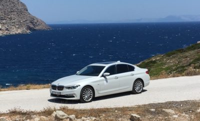 Η έβδομη γενιά της BMW Σειράς 5 Sedan θα κυκλοφορήσει μέσα στις επόμενες ημέρες και αναμένεται να κερδίσει τις εντυπώσεις με την σπορ, κομψή και στυλάτη παρουσία της. Από 60.950 ευρώ για την 520d. Βελτιωμένη δυναμική συμπεριφορά, ασυναγώνιστη γκάμα συστημάτων υποστήριξης, απαράμιλλη συνδεσιμότητα και ένα νέο, καινοτόμο λειτουργικό σύστημα είναι τα σημαντικότερα νέα χαρακτηριστικά. Επομένως, η νέα BMW Σειρά 5 Sedan έχει όλα τα απαραίτητα ‘εργαλεία’ για να συνεχίσει την αξιοσημείωτη επιτυχία των προκατόχων της. Πάνω από 7,6 εκατομμύρια οχήματα BMW Σειράς 5 έχουν πουληθεί στις έξι πρώτες γενιές του μοντέλου. «Η έβδομη γενιά της BMW Σειράς 5 δείχνει το δρόμο για το μέλλον, όπως τον έχουμε χαράξει με τη στρατηγική μας NUMBER ONE > NEXT. Θεωρούμε ότι η τεχνολογική υπεροχή, η συναισθηματική προϊοντική προσέγγιση και η ψηφιοποίηση είναι καθοριστικοί παράγοντες για την επιτυχία. Με την επέκταση της προϊοντικής γκάμας μας στις μεγάλες κατηγορίες, ικανοποιούμε τις επιθυμίες πολλών πελατών. Δεν έχω καμία αμφιβολία ότι η νέα BMW Σειρά 5 θα εγκαινιάσει νέα τεχνολογικά πρότυπα, και παράλληλα θα έχει τεράστια συναισθηματική απήχηση. Παραμένει η επιτομή του business sedan,» δήλωσε ο Harald Krüger, Πρόεδρος Δ. Σ. της BMW AG. Υψηλή οδηγική απόλαυση και απαράμιλλη αεροδυναμική. Η αυστηρή εφαρμογή της σχεδιαστικής φιλοσοφίας BMW EfficientLightweight, με αυξημένη χρήση αλουμινίου και ατσάλια υψηλής αντοχής, μειώνει το βάρος της Σειράς 5 μέχρι 100 kg συγκριτικά με το προηγούμενο μοντέλο. Η νέα σχεδίαση του πλαισίου, το χαμηλό κέντρο βάρους, η ομοιόμορφη κατανομή βάρους και ένα ελαφρύ αμάξωμα με εξαιρετική στρεπτική ακαμψία προσφέρουν μία εξαιρετική δυναμική συμπεριφορά με άνεση στα ταξίδια μεγάλων αποστάσεων, κάτι για το οποίο φημίζεται η BMW Σειρά 5. Διάφορες επιλογές πλαισίου όπως το Integral Active Steering, που μπορεί τώρα να συνδυαστεί με το ευφυές xDrive all-wheel drive, ενισχύουν το συνολικό πακέτο που σχεδιάστηκε για να εδραιώσει τη BMW Σειρά 5 στην κορυφή της κατηγορίας της. Ο συντελεστής οπισθέλκουσας της νέας BMW Σειράς 5 Sedan μήκους 4.935 mm (Cd = 0,22 στην πιο αποδοτική τιμή του) εγκαινιάζει νέο πρότυπο στην κατηγορία. Το επόμενο βήμα για την αυτοματοποιημένη οδήγηση. Η νέα BMW Σειρά 5 διαθέτει μία μεγάλη ποικιλία συστημάτων υποστήριξης – όχι μόνο για τις κρίσιμες στιγμές αλλά και για λιγότερο απαιτητικές περιπτώσεις, όπως μποτιλιαρίσματα, κυκλοφοριακές ανασχέσεις και μονότονες ευθείες στον αυτοκινητόδρομο. Εφοδιάζεται στάνταρ με μία στερεοσκοπική κάμερα που συνεργάζεται με προαιρετικούς αισθητήρες ραντάρ και υπερήχων για την παρακολούθηση της περιοχής γύρω από το αυτοκίνητο. Νέα χαρακτηριστικά της BMW Σειράς 5 – πέρα την υποστήριξη αποφυγής εμποδίου και την προειδοποίηση διασταυρούμενης κυκλοφορίας – είναι τα Lane Change Assistant και Lane keeping assistant με ενεργή προστασία από πλευρική σύγκρουση. Το τελευταίο παρακολουθεί τις σημάνσεις των λωρίδων και την περιοχή γύρω από το αυτοκίνητο και βοηθά ενεργά τον οδηγό στην αποφυγή επικείμενων συγκρούσεων με διορθωτικές παρεμβάσεις του συστήματος διεύθυνσης. Η BMW Σειρά 5 κάνει ένα ακόμα βήμα προς την αυτοματοποιημένη οδήγηση με περισσότερες λειτουργίες για το προαιρετικό σύστημα Active Cruise Control (ACC) και το Steering and Lane keeping assistant. Μεταξύ αυτών είναι η υιοθέτηση ορίων ταχύτητας που το προαιρετικό Intelligent Speed Assist μεταδίδει στο σύστημα cruise control (ο οδηγός μπορεί να ρυθμίζει αυτή την τιμή κατά +/– 15 km/h). Με ταχύτητες από 0 στα 210 km/h, το αυτοκίνητο μπορεί να αναλαμβάνει τον έλεγχο του γκαζιού και του φρένου και τους ελιγμούς διεύθυνσης, ανάλογα με τις επιθυμίες του οδηγού, για ακόμα πιο ξεκούραστη οδήγηση. Το ευφυές Auto Start Stop προσαρμόζει τώρα την απόκρισή της στη διαδρομή και τις συνθήκες οδικής κυκλοφορίας, αυξάνοντας τα επίπεδα οδηγικής άνεσης. Διαισθητικές λειτουργίες και υψηλά επίπεδα άνεσης. Στοχεύοντας να είναι ακόμα πιο φιλική προς το χρήστη, η νέα BMW Σειρά 5 εφοδιάζεται με την πιο πρόσφατη γενιά του συστήματος iDrive. Στην κορυφαία έκδοσή του, το σύστημα προβάλλει λειτουργίες πλοήγησης, τηλεφώνου και ψυχαγωγίας αλλά και του αυτοκινήτου σε μία οθόνη υψηλής ανάλυσης 10,25-ιντσών. Ο έλεγχος των λειτουργιών του συστήματος γίνεται μέσω iDrive Controller, με φωνητικές εντολές ή χειρονομίες, ή αγγίζοντας απευθείας τα χειριστήρια της οθόνης, όπως επιθυμεί ο οδηγός. Τα μεγάλα πάνελ με εικονίδια προσφέρουν προσαρμοζόμενη διάταξη και αναδεικνύουν το περιεχόμενο των μενού που εκπροσωπούν και μάλιστα με συνεχή ανανέωση. Το έγχρωμο σύστημα BMW Head-Up Display νέας γενιάς έχει επιφάνεια προβολής που είναι 70% μεγαλύτερη από πριν και προβάλλει σήματα κυκλοφορίας, λίστες τηλεφώνων, ραδιοφωνικούς σταθμούς, μουσικά κομμάτια, οδηγίες πλοήγησης και προειδοποιήσεις από συστήματα υποστήριξης. Τα επίπεδα άνεσης στην καμπίνα μεγιστοποιούνται με περισσότερους αποθηκευτικούς χώρους, αυξημένο χώρο για τα πόδια των πίσω επιβατών, και καθίσματα comfort με λειτουργία μασάζ, αλλά και καινοτόμες λειτουργίες μέσω αισθητήρων αφής και σύστημα κλιματισμού τεσσάρων ζωνών με ιονισμό και διακριτικό αρωματισμό. Ειδική τεχνολογία καλυμμάτων κινητήρα Synergy Thermoacoustic Capsule (SYNTAK), μονωτικά κρύσταλλα παρμπρίζ και ακουστική επένδυση οροφής μειώνουν ακόμα περισσότερο τα επίπεδα θορύβων στην καμπίνα. Όλες οι εκδόσεις προβολέων που παραγγέλνονται για τη BMW Σειρά 5 Sedan συνοδεύονται από τεχνολογία LED στάνταρ. Προαιρετικά, διατίθενται Προσαρμοζόμενοι Προβολείς LED (Adaptive LED) με προσαρμοζόμενη κατανομή δέσμης φωτός, και αντιθαμβωτική μεγάλη σκάλα BMW Selective Beam με εμβέλεια έως 500 m. Προηγμένη σύνδεση ανθρώπου, μηχανής και περιβάλλοντος. Η νέα BMW Σειρά 5 προσφέρει επίσης μία ακαταμάχητη πρόταση στον τομέα της συνδεσιμότητας. Προηγμένες λειτουργίες του BMW ConnectedDrive συνδυάζονται με νέες υπηρεσίες που προσφέρουν στους χρήστες πρόσθετη άνεση με οικονομία χρόνου. Παράδειγμα, η νέα τεχνολογία ParkNow για ψηφιακή κράτηση και πληρωμή χώρου στάθμευσης, η λειτουργία ευφυούς αναζήτησης χώρου στάθμευσης On-Street Parking Information και το προαιρετικό Parking Assistant, που ανιχνεύει άδεια σημεία στάθμευσης και παρκάρει αυτόματα το όχημα. Επιπλέον, η υπηρεσία Microsoft Exchange επιτρέπει τώρα στους χρήστες Microsoft Office 365 να συγχρονίζουν email, καταχωρήσεις ημερολογίου και επαφές και να τα επεξεργάζονται μέσα στο αυτοκίνητο. Επίσης, με το προαιρετικό σύστημα Remote Parking, η BMW Σειρά 5 Sedan μπορεί να ελίσσεται ακόμα και στους στενότερους χώρους στάθμευσης μέσω του τηλεχειριστηρίου στο κλειδί. Η ενσωμάτωση smartphone έχει βελτιωθεί – από το Apple CarPlay (που για πρώτη φορά σε κατασκευάστρια αυτοκινήτων, έχει ενσωματωθεί πλήρως ασύρματα), μέχρι επαγωγική φόρτιση τηλεφώνου και το WiFi hotspot για μέχρι επτά συσκευές. Εξατομίκευση περιεχομένου μέσω BMW Connected Onboard . Το BMW Connected, ο προσωπικός ψηφιακός βοηθός στο ταξίδι από τη BMW, διατίθεται στην Ευρώπη από τον Ιούλιο του 2016. Η εξελιγμένη έκδοση του συστήματος, που εφοδιάζεται με πρόσθετες υπηρεσίες θα λανσαριστεί στη νέα BMW Σειρά 5. Το BMW Connected Onboard προσφέρει στους οδηγούς μία επισκόπηση με πληροφορίες σχετικά με το ταξίδι. Σχετικό περιεχόμενο όπως προσεχείς προορισμοί πλοήγησης και κατά προσέγγιση χρόνος άφιξης καταγεγραμμένος στην προσωπική τους ατζέντα μετακινήσεων μεταφέρονται άμεσα στο αυτοκίνητο από το smartphone τους και προβάλλονται στην εξατομικευμένη οθόνη. Το Remote 3D View παρέχει στους οδηγούς εν κινήσει τρισδιάστατες εικόνες της γύρω περιοχής, χωρίς να διασπάται η προσοχή τους από την οδήγηση. BMW 530 i και BMW 540 i : οι νέοι βενζινοκινητήρες. Όλοι οι κινητήρες στη γκάμα της Σειράς 5 Sedan ανήκουν στη νέα οικογένεια κινητήριων συνόλων BMW EfficientDynamics. Η τεχνολογία BMW TwinPower Turbo προσφέρει σε όλα τα μέλη της οικογένειας εξαιρετικές επιδόσεις σε συνδυασμό με άριστη απόδοση. Δύο κινητήρες diesel και δύο βενζινοκινητήρες θα διατίθενται από το λανσάρισμα, και θα συνεργάζονται είτε με πίσω κίνηση, είτε με το ευφυές σύστημα BMW xDrive all-wheel drive. Ο νέος, δίλιτρος τετρακύλινδρος κινητήρας της BMW 530i αποδίδει μέγιστη ροπή 350 Nm και μέγιστη ισχύ of 185 kW/252 hp. Η κατανάλωση στο μικτό κύκλο φτάνει στα 5,4 lit/100 km*, που μεταφράζεται σε εκπομπές CO2 126 g/km – μείωση πάνω από 11% σε σχέση με το προηγούμενο μοντέλο. Η BMW 530i επιταχύνει από 0 ‑ 100 km/h σε 6,2 δεύτερα μέχρι την τελική ταχύτητα των 250 km/h. Κορυφαίος κινητήρας στο λανσάρισμα θα είναι ο 250 kW/340 hp της BMW 540i. Αυτός ο τρίλιτρος straight-six παράγει ροπή 450 Nm. Παρά την αυξημένη ιπποδύναμη και τον δυναμικότερο χαρακτήρα, η μέση κατανάλωση είναι μόλις 6,5 l/100 km, ενώ οι εκπομπές CO2 δεν υπερβαίνουν τα 150 g/km*. Σε έκδοση xDrive, η BMW 540i έχει επιτάχυνση 0 – 100 km/h μόλις 4,8 δευτ. BMW 520 d και BMW 530 d : οι νέοι κινητήρες diesel . Ο τετρακύλινδρος diesel της BMW 520d αποδίδει 140 kW/190 hp και μέγιστη ροπή 400 Nm. Η κατανάλωση καυσίμου και οι εκπομπές CO2 είναι 4.1 l/100 km* και 108 g/km με μηχανικό κιβώτιο ή 4,0 l/100 km* και 107 g/km με το οκτατάχυτο Steptronic. Το sedan επιταχύνει από 0 ‑ 100 km/h σε 7,6 δευτ. (Steptronic). Η τελική ταχύτητα αγγίζει τα 237 km/h. * Οι τιμές κατανάλωσης είναι προκαταρτικές και υπολογίζονται σύμφωνα με τον κύκλο δοκιμών της Ε.Ε. Ενδέχεται να διαφέρουν ανάλογα με τον τύπου του ελαστικού που χρησιμοποιείται. Η νέα BMW 530d συνδυάζει επίσης τη δυναμική συμπεριφορά με την απόδοση. Με 195 kW/265 hp και μέγιστη ροπή 620 Nm, ο εν σειρά εξακύλινδρος κινητήρας είναι εμφανώς ανώτερος από το αντίστοιχο μοντέλο της απερχόμενης γενιάς. Παρ’ όλα αυτά, η μέση κατανάλωση της BMW 530d είναι 4,5 l/100 km * και οι εκπομπές CO2 118 g/km – περίπου 13% βελτίωση από τη προκάτοχό της. Η νέα BMW 530d επιταχύνει από στάση στα 100 km/h σε 5,7 δευτερόλεπτα, μέχρι την ηλεκτρονικά ελεγχόμενη τελική ταχύτητα των 250 km/h. Πρωταθλητής CO 2 , plug – in υβριδικό και συναρπαστικό οκτακύλινδρο σπορ μοντέλο. Λίγο μετά το λανσάρισμα της νέας Σειράς 5 Sedan, η BMW θα προσθέσει τρεις ακόμα εκδόσεις κινητήρων στη γκάμα. Ο τετρακύλινδρος diesel 140 kW/190 hp θα δώσει το παρών στην πιο αποδοτική εκδοχή του στη BMW 520d EfficientDynamics Edition με οκτατάχυτο Steptronic. Οι εκπομπές CO2 – μόλις 102 g/km – είναι οι χαμηλότερες στην κατηγορία sedan (μέση κατανάλωση: 3,9 l/100 km*). Το Μάρτιο του 2017 αναμένεται επίσης μία BMW Σειρά 5 Sedan με plug-in υβριδικό σύστημα κίνησης, με τη μορφή της BMW 530e iPerformance. Ο συνδυασμός της φιλοσοφίας ηλεκτροκίνησης BMW eDrive και ενός τετρακύλινδρου βενζινοκινητήρα παράγει εξαιρετικά χαμηλές εκπομπές CO2 μόλις 46 g/km (2.0 l/100 km)*. Το σύστημα παράγει ισχύ 185 kW/252 hp. Το Μάρτιο του 2017, η BMW M550i xDrive θα αποτελέσει τη σπορ ναυαρχίδα της νέας BMW Σειράς 5, τουλάχιστον προς το παρόν. Ο V8 κινητήρας – που αποδίδει 340 kW/462 hp και ροπή 650 Nm – εντυπωσιάζει όχι μόνο με τις αξιοσημείωτες επιδόσεις αλλά και με την απόδοσή του (κατανάλωση μικτού κύκλου: 8,9 l/100 km, Εκπομπές CO2 204 g/km*). Η BMW M550i xDrive έχει επιτάχυνση 0 – 100 km/h σε 4,0 δευτερόλεπτα. Η νέα γενιά της BMW Σειράς 5 κοστίζει από 60.950 ευρώ στη diesel 520d, ενώ η 530i από 69.350 ευρώ. Για την νέα BMW 540i η τιμή είναι 78.100 ευρώ, ενώ η 530d κοστίζει 74.450 ευρώ. Οι τετρακίνητες εκδόσεις ξεκινούν από τα 67.250 ευρώ στην 520d. Στο βασικό εξοπλισμό περιλαμβάνεται μια μεγάλη λίστα στοιχείων, μεταξύ των οποίων φώτα LED, σύστημα πολυμέσων Navigation Business, σύστημα συναγερμού, 17 ιντσών ζάντες αλουμινίου, όλο το ηλεκτρικό πακέτο και πολλά άλλα. * Οι τιμές κατανάλωσης είναι προκαταρτικές και υπολογίζονται σύμφωνα με τον κύκλο δοκιμών της Ε.Ε. Ενδέχεται να διαφέρουν ανάλογα με τον τύπου του ελαστικού που χρησιμοποιείται. Εκδόσεις μοντέλου στο λανσάρισμα BMW 530i/BMW 530i xDrive: Τετρακύλινδρος βενζινοκινητήρας, οκτατάχυτο κιβώτιο Steptronic. Κυβισμός: 1.998cc. Ισχύς: 185 kW/252 hp στις 5.200 – 6.500 rpm. Μέγιστη ροπή: 350 Nm στις 1.450 – 4.800 rpm. Επιτάχυνση (0–100 km/h): 6,2 s (6,0 s). Κατανάλωση μικτού κύκλου: 5,4 l/100 km (5,7 l/100 km)*. Εκπομπές CO2 στο μικτό κύκλο: 126 g/km (133 g/km). BMW 540i/BMW 540i xDrive: Εξακύλινδρος βενζινοκινητήρας, οκτατάχυτο κιβώτιο Steptronic. Κυβισμός: 2.998cc. Ισχύς: 250 kW/340 hp στις 5.500 – 6.500 rpm. Μέγιστη ροπή: 450 Nm στις 1.380 – 5.200 rpm. Επιτάχυνση (0–100 km/h): 5,1 s (4,8 s). Κατανάλωση μικτού κύκλου: 6,5 l/100 km (6,7 l/100 km)*. Εκπομπές CO2 στο μικτό κύκλο: 150 g/km (156 g/km). BMW 520 d / BMW 520 d xDrive : Τετρακύλινδρος diesel, εξάρι μηχανικό /οκτατάχυτο Steptronic (xDrive: οκτατάχυτο Steptronic). Κυβισμός: 1,995cc. Ισχύς: 140 kW/190 hp στις 4.000 rpm. Μέγιστη ροπή: 400 Nm στις 1.750 – 2.500 rpm. Επιτάχυνση (0–100 km/h): 7,7 s/7,6 s (7,6 s). Κατανάλωση μικτού κύκλου: 4,1 l/100 km / 4,0 l/100 km (4,2 l/100 km)*. Εκπομπές CO2 στο μικτό κύκλο: 108 g/km / 107 g/km (112 g/km).