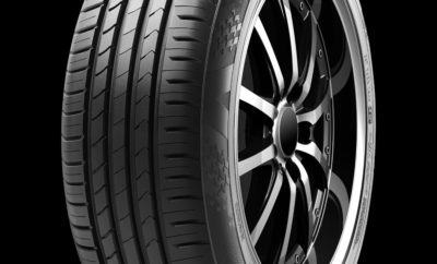 Το KUMHO HS51 εντυπωσίασε στην απόλυτη δοκιμή θερινών ελαστικών του περιοδικού Auto Express Εντυπωσίασε τους δημοσιογράφους του περιοδικού AUTO EXPRESS με την απόδοση του το ελαστικό ECSTA HS51 της KUMHO κατά τη διάρκεια της απόλυτης δοκιμής θερινών ελαστικών που πραγματοποίησε το περιοδικό. Για τη δοκιμή αυτή το περιοδικό AUTO EXPRESS επέλεξε 11 διαφορετικές μάρκες ελαστικών στη δημοφιλή διάσταση 205/55 R16 καλύπτοντας όλες τις κατηγορίες της αγοράς συμπεριλαμβανομένων ελαστικών υψηλών επιδόσεων μέχρι ελαστικών χαμηλού κόστους. Κάθε ελαστικό δοκιμάστηκε σε εννέα διαφορετικούς τομείς, όπως συμπεριφορά και φρενάρισμα σε στεγνό και βρεγμένο οδόστρωμα, υδρολίσθηση σε ευθεία και σε στροφή, αντίσταση κύλισης και θόρυβος στην καμπίνα. Τα αποτελέσματα των δοκιμών σταθμίστηκαν και μετατράπηκαν σε ποσοστά για μία δίκαιη αποτύπωση της επίδοσης κάθε ελαστικού. Το HS51 με ποσοστό 98,5% κατατάχθηκε στην 4η θέση ανάμεσα στα 11 θερινά ελαστικά της δοκιμής, κερδίζοντας το θαυμασμό των δοκιμαστών με τις επιδόσεις του.