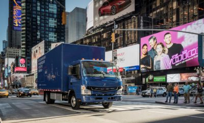 Η Daimler Trucks – ο μεγαλύτερος κατασκευαστής φορτηγών του κόσμου – θέτει το πρώτο εντελώς ηλεκτρικό φορτηγό σε παραγωγή – το FUSO eCanter • Η UPS είναι ο πρώτος εταιρικός πελάτης στις ΗΠΑ, όπως ανακοινώθηκε στην παγκόσμια εκδήλωση παρουσίασης στη Νέα Υόρκη • Δόθηκαν ηλεκτρικά φορτηγά σε τέσσερις εξέχουσες ΜΚΟ σε συνεργασία με τη Γενική Εισαγγελία Νέας Υόρκης • Το πλήρως ηλεκτρικό FUSO eCanter θα μειώσει τη στάθμη θορύβου που προκαλείται από τις εντός πόλεων διανομές και θα βοηθήσει τις μεγαλουπόλεις, όπως η Νέα Υόρκη, να επιτύχουν τους κλιματικούς στόχους τους • Marc Llistosella, Επικεφαλής της Daimler Trucks Asia: «Σε καιρούς που όλοι μιλούν για ηλεκτρικά φορτηγά, είμαστε οι πρώτοι που ουσιαστικά θέτουμε σε εργοστασιακή παραγωγή ένα εξολοκλήρου ηλεκτρικό φορτηγό. Έχουμε μακρά ιστορία στα εναλλακτικά συστήματα κίνησης και είμαστε περήφανοι που μπαίνουμε σε αυτή τη νέα εποχή. Το FUSO eCanter έρχεται στην αγορά μετά από χρόνια δοκιμών από πελάτες και με διασφάλιση ανταλλακτικών, υπηρεσιών και εγγύησης μέσω του παγκόσμιου δικτύου διανομέων FUSO». Νέα Υόρκη – Η Mitsubishi Fuso Truck and Bus Corporation (MFTBC), μέλος της Daimler Trucks - ο παγκόσμιος ηγέτης της αγοράς με μάρκες όπως Freightliner, Mercedes-Benz και FUSO - γιόρτασε στη Νέα Υόρκη την παγκόσμια παρουσίαση του FUSO eCanter. Το FUSO eCanter είναι το πρώτο πλήρως ηλεκτρικό, ελαφρύ φορτηγό παραγωγής και θα παραδοθεί σε πελάτες στις ΗΠΑ, στην Ευρώπη και την Ιαπωνία εντός του έτους. Η MFTBC σχεδιάζει να παραδώσει 500 φορτηγά αυτής της γενιάς σε πελάτες μέσα στα επόμενα δύο χρόνια. Μεγάλης κλίμακας παραγωγή προγραμματίζεται να ξεκινήσει το 2019. Ο Marc Llistosella, Πρόεδρος και Διευθύνων Σύμβουλος της Mitsubishi Fuso Truck and Bus Corporation και Επικεφαλής της Daimler Trucks Asia: «Σε καιρούς που όλοι μιλούν για ηλεκτρικά φορτηγά, είμαστε οι πρώτοι που ουσιαστικά θέτουμε σε εργοστασιακή παραγωγή ένα εξολοκλήρου ηλεκτρικό φορτηγό. Έχοντας μία μακρά ιστορία στα εναλλακτικά συστήματα κίνησης, είμαστε περήφανοι που μπαίνουμε σε αυτή τη νέα εποχή. Το FUSO eCanter εισέρχεται στην αγορά μετά από χρόνια δοκιμών σε πελάτες και με τη διασφάλιση ανταλλακτικών, υπηρεσιών και εγγύησης μέσω του παγκόσμιου δικτύου διανομέων FUSO». «Το νέο FUSO eCanter ανταποκρίνεται στην αυξανόμενη παγκόσμια ζήτηση για προϊόντα που πληρούν και υπερβαίνουν τα αυστηρά πρότυπα εκπομπών CO2. Αποτελεί μία ελκυστική και οικονομικά αποδοτική εναλλακτική λύση των κινητήρων εσωτερικής καύσης και καθιστά τα ηλεκτρικά φορτηγά κύριο παίκτη για τις εντός πόλεων διανομές στο μέλλον», προσθέτει ο κύριος Llistosella. Τα πρώτα ηλεκτρικά φορτηγά διατίθενται στην UPS και σε τέσσερις ΜΚΟ με έδρα τη Νέα Υόρκη Στην παγκόσμια παρουσίαση, η FUSO ανακοίνωσε επίσης σήμερα τον πρώτο εταιρικό πελάτη της εταιρείας στις ΗΠΑ για το eCanter: Η UPS θα χρησιμοποιεί φορτηγά μηδενικών εκπομπών επιδιώκοντας να κάνει τον στόλο της πιο βιώσιμο. Carlton Rose, Πρόεδρος, Global Fleet Maintenance & Engineering, UPS: «Στη UPS, αξιολογούμε και εφαρμόζουμε διαρκώς τεχνολογίες που επιτρέπουν βιώσιμες, καινοτόμες λύσεις για τον στόλο μας. Τα ηλεκτρικά φορτηγά καθιστούν τον στόλο μας πιο καθαρό και πιο αθόρυβο, αυξάνοντας τα πάνω από 8.500 οχήματα με εναλλακτικό σύστημα κίνησης που ήδη χρησιμοποιούμε. Έχουμε μία μακρά σχέση με τη Daimler σε όλο τον κόσμο, και χαιρετίζουμε την ευκαιρία να δοκιμάσουμε το Fuso eCanter καθώς η UPS εξακολουθεί να αναγνωρίζει τα οφέλη των ηλεκτρικών φορτηγών». Σε συνεργασία με το γραφείο του Γενικού Εισαγγελέα Νέας Υόρκης, Eric Schneiderman, η FUSO παρέχει επίσης φορτηγά μηδενικών εκπομπών τοπικά σε γνωστές μη κυβερνητικές οργανώσεις με έδρα τη Νέα Υόρκη, όπως: Wildlife Conservation Society, New York Botanical Garden, Habitat for Humanity New York City, και Big Reuse Brooklyn. Για να γιορτάσει το γεγονός της παρουσίασης, η FUSO τοποθέτησε μία προσωρινή εικαστική εγκατάσταση στο East Village της Νέας Υόρκης που φέρει τον τίτλο “Energy Station of the Future” (Ενεργειακός Σταθμός του Μέλλοντος). Ήταν το τέλειο σκηνικό, επικοινωνώντας το όραμα της FUSO για χρήση του αθόρυβου eCanter μηδενικών εκπομπών, το οποίο θα συμβάλλει στη μεταμόρφωση της Νέας Υόρκης, αλλά και άλλων αστικών περιοχών. Το FUSO eCanter είναι φιλικό προς το περιβάλλον και οικονομικό για τους χρήστες Το εξολοκλήρου ηλεκτρικό ελαφρύ φορτηγό αποτελεί την απάντηση της MFTBC στην ανάγκη του κοινού για ένα αθόρυβο φορτηγό μηδενικών ρύπων στις συνεχώς αυξανόμενες διανομές εντός των πόλεων. Εκτός από φιλικό προς το περιβάλλον, το φορτηγό είναι επίσης αποδοτικό και οικονομικό για τους χρήστες, όπως έχουν ήδη αποδείξει οι δοκιμές πελατών στην Ευρώπη. Το FUSO eCanter έχει αυτονομία 100 χιλιομέτρων και χωρητικότητα φορτίου 3,5 τόνων – ανάλογα με το αμάξωμα και τη χρήση. Το ηλεκτρικό σύστημα κίνησης του οχήματος περιλαμβάνει έξι μπαταρίες ιόντων λιθίου υψηλής τάσης 420 V και 13,8 kWh η καθεμία. Σε σύγκριση με ένα συμβατικό πετρελαιοκίνητο φορτηγό, προσφέρει εξοικονόμηση λειτουργικών εξόδων έως και 1.000 ευρώ ανά 10.000 χιλιόμετρα. Αποτέλεσμα εντατικών ερευνών και δοκιμών από πελάτες Η παγκόσμια παρουσίαση του νέου FUSO eCanter δεν είναι απλώς μία προϊοντική παρουσίαση – είναι μία επανάσταση που ετοιμαζόταν χρόνια: Στην Έκθεση Επαγγελματικών Οχημάτων στο Ανόβερο της Γερμανίας το 2010, η FUSO παρουσίασε το πρωτότυπο ενός ηλεκτρικού Canter E-Cell, που οδήγησε σε περιορισμένη παραγωγή για δοκιμές το 2014. Το FUSO eCanter έχει επωφεληθεί από την εκτενή εμπειρία που προσέφεραν οι δοκιμές πελατών, οι οποίες πραγματοποιήθηκαν στην Πορτογαλία και τη Γερμανία σε οχήματα περιορισμένης παραγωγής μεταξύ 2014 και 2017. Το Μάιο του 2017, η MFTBC ανακοίνωσε τον πρώτο εταιρικό πελάτη της για τα νέα φορτηγά σειράς παραγωγής στην Ιαπωνία. Η Seven-Eleven Co. Ltd. θα συμπεριλάβει στον στόλο της 25 φορτηγά eCanter. Μετά την αποκάλυψη του πρώτου σταθμού φόρτισης στην Ιαπωνία και την έναρξη παραγωγής στο εργοστάσιο OEM στην Πορτογαλία, η εκδήλωση για την παγκόσμια παρουσίαση υπογραμμίζει τη δέσμευση τόσο της FUSO όσο και της πολιτείας της Νέας Υόρκης να αναπτύσσουν και να υιοθετούν βιώσιμες και αξιόπιστες λύσεις μεταφορών προς όφελος της κοινωνίας και του πλανήτη. Με τη διάθεση του eCanter και την καθιέρωση ηλεκτρικών φορτηγών, η FUSO θα επωφεληθεί επίσης από τη συσσωρευμένη γνώση των εταιρειών με τις οποίες συνεργάζεται η Daimler, όπως η Mercedes-Benz Energy – προμηθευτής τοπικής αποθήκευσης ενέργειας, η ChargePoint – προμηθευτής δικτύου σημείων φόρτισης, και, όπως μόλις ανακοινώθηκε, η StoreDot – μία εταιρεία που αναπτύσσει τεχνολογία υπερταχείας φόρτισης μπαταριών. FUSO eCanter: το πρώτο εντελώς ηλεκτρικό φορτηγό στη γραμμή παραγωγής Μετά από χρόνια ερευνών και εντατικών δοκιμών από πελάτες, το FUSO eCanter θα ενταχθεί πλήρως στη γραμμή παραγωγής του συμβατικού φορτηγού Fuso Canter. Τον προηγούμενο Ιούλιο, η MFTBC γιόρτασε την έναρξη παραγωγής του eCanter στο Τραμαγκάλ της Πορτογαλίας. Το εργοστάσιο παραγωγής θα συναρμολογεί όλα τα οχήματα eCanter για τις αγορές της Ευρώπης και των ΗΠΑ. Η πορτογαλική κυβέρνηση υποστηρίζει διαρκώς την ανάπτυξη του eCanter από τα πρώιμα στάδιά του το 2010 έως σήμερα και θα συνεχίσει και στο μέλλον.