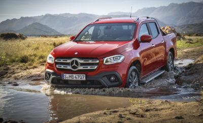  Η νέα X-Class είναι διαθέσιμη στην Ελλάδα από 35.028€ (συμπερ. ΦΠΑ & ΕTΤ) και οι παραγγελίες έχουν ήδη ξεκινήσει για την πρώτη σειρά οχημάτων που αναμένονται στην Ελλάδα το Νοέμβριο.  Η νέα X-Class της Mercedes-Benz συνδυάζει τα τυπικά χαρακτηριστικά ενός pickup με τα κλασικά πλεονεκτήματα μίας Mercedes-Benz: τη στιβαρή κατασκευή με τη μοντέρνα σχεδίαση, εντυπωσιακές δυνατότητες off-road με μία άκρως δυναμική οδήγηση και ασφάλεια, την υπερσύγχρονη λειτουργικότητα με την κομψή άνεση. Το νέο pickup υψηλών επιδόσεων διαθέτει άνετη ανάρτηση με πλαίσιο τύπου σκάλας, πίσω συμπαγή άξονα πολλαπλών συνδέσμων, μπροστινή ανεξάρτητη ανάρτηση τροχών με σπειροειδή ελατήρια και στους δύο άξονες. Έρχεται να μπει δυναμικά σε αυτή την κατηγορία με τρεις διαφορετικές γραμμές σχεδίασης και εξοπλισμού, διάφορες εκδόσεις συστημάτων μετάδοσης κίνησης, πλούσια ποικιλία υλικών και χρωμάτων και εκτενή γκάμα αξεσουάρ της Mercedes-Benz, τα οποία προσφέρουν τη δυνατότητα περαιτέρω εξατομίκευσης. Έτσι, η X-Class μπορεί να ικανοποιεί πολλούς και διαφορετικούς ρόλους: από ένα στιβαρό pickup παντός εδάφους μπορεί να μεταμορφωθεί σε ένα κομψό οικογενειακό αυτοκίνητο πόλης.  Το επίσημο λανσάρισμά της στην Ελλάδα θα γίνει στις 11 Νοεμβρίου, με παρουσία του αυτοκινήτου σε όλες τις εκθέσεις των Εξουσιοδοτημένων Διανομέων Mercedes-Benz ανά την Ελλάδα.  Από σήμερα έχουν όλοι τη δυνατότητα να απευθυνθούν στο Δίκτυο Εξουσιοδοτημένων Διανομέων της Mercedes-Benz προκειμένου να επιλέξουν, να διαμορφώσουν και να παραγγείλουν την ιδανική X-Class, προσαρμοσμένη στις δικές τους προτιμήσεις. Η X-Class αναπτύχθηκε ειδικά για τις μεταβαλλόμενες απαιτήσεις της διεθνούς αγοράς των pickups. Η ζήτηση για μεσαίου μεγέθους pickup οχήματα με κλασικά χαρακτηριστικά άνεσης επιβατικού αυτοκινήτου βρίσκεται σε σταθερή άνοδο τα τελευταία χρόνια. Ταυτόχρονα, έχει αυξηθεί το ποσοστό των pickups ιδιωτικής χρήσης. Δεν θεωρούνται πλέον μόνο ως «άλογα εργασίας». Η Mercedes-Benz είναι ο πρώτος κατασκευαστής premium οχημάτων που αντιλήφθηκε αυτές τις αλλαγές και σχεδίασε το πρώτο pickup που εντυπωσιάζει με τις επιδόσεις και την πολύ-λειτουργικότητά του. Τρεις γραμμές σχεδίασης και εξοπλισμού για διαφορετικές επαγγελματικές απαιτήσεις και τρόπους ζωής Το pickup με το αστέρι της Mercedes διατίθεται σε τρεις γραμμές σχεδίασης και εξοπλισμού για τις διαφορετικές απαιτήσεις της εργασίας και της ζωής: • Η βασική γραμμή X-Class PURE είναι ιδανική για σκληρή, λειτουργική χρήση. Είναι ένα τέλειο «άλογο εργασίας». Ταυτόχρονα, όμως, η άνεση και η σχεδίασή της την αναδεικνύουν σε τέλειο σύντροφο για τις επισκέψεις σε πελάτες και προμηθευτές, αλλά και για ιδιωτικές δραστηριότητες. • Η X-Class PROGRESSIVE προορίζεται για ανθρώπους που θέλουν ένα σκληροτράχηλο pickup που προσφέρει χαρακτηριστικά στυλ και άνεσης – να είναι η «επαγγελματική κάρτα» για την επιχείρησή τους και ταυτόχρονα ένα αναπαυτικό και πολυτελές αυτοκίνητο ιδιωτικής χρήσης. • Η X-Class POWER είναι η κορυφαία έκδοση. Απευθύνεται σε πελάτες για τους οποίους, το στυλ, η κομψότητα, οι επιδόσεις και η άνεση είναι υπέρτατης σημασίας. Ως αντισυμβατικό lifestyle όχημα, είναι κατάλληλο τόσο για το αστικό περιβάλλον όσο και για δραστηριότητες αθλητικές ή ελεύθερου χρόνου, πέρα από τα συνηθισμένα. Η σχεδίαση και το υψηλό επίπεδο εξοπλισμού της αντανακλούν έναν ανεξάρτητο και ιδιαίτερο τρόπο ζωής. Δυναμική σιλουέτα με τη χαρακτηριστική σχεδίαση SUV της Mercedes-Benz Με την πρωτοποριακή, χαρακτηριστική σχεδίαση μιας Mercedes-Benz, η X-Class καταφέρνει να ισορροπεί αριστοτεχνικά ανάμεσα στα σκληροτράχηλα και κομψά χαρακτηριστικά. Το μυώδες αμάξωμα, οι καθαρές, λιτές γραμμές σχεδίασης και τα σαφή χαρακτηριστικά εφιστούν την προσοχή στις βασικές αξίες του pickup με ένα συναισθηματικά ελκυστικό τρόπο – σε συνδυασμό με τη σχεδόν ανεξάντλητη λειτουργικότητά της. Η X-Class μπορεί να μεταφέρει ωφέλιμο φορτίο βάρους 1,1 τόνων. Υπεραρκετό για τη μεταφορά 17 γεμάτων βαρελιών 50 λίτρων στο χώρο φόρτωσης, για παράδειγμα. Έχει τη δυνατότητα ρυμούλκησης 3,5 τόνων, ενώ μπορεί επίσης να ρυμουλκεί τρέιλερ μεταφοράς αλόγων ή σκάφος οκτώ μέτρων. Το μπροστινό τμήμα έχει την εντυπωσιακή όψη ενός SUV της Mercedes-Benz – με το κεντρικά τοποθετημένο αστέρι, τη μάσκα με τη διπλή γρίλια, το υψηλό και έντονα μυώδες καπό και τους προβολείς που εκτείνονται μέχρι τους θόλους. Η μπροστινή ποδιά υπογραμμίζει το πλάτος της και αποκτά το δικό της ιδιαίτερο χαρακτήρα ανάλογα με τη γραμμή σχεδίασης και εξοπλισμού. Στη βασική έκδοση PURE δεν είναι βαμμένη ενώ στη γραμμή σχεδίασης και εξοπλισμού PROGRESSIVE βάφεται στο χρώμα του οχήματος. Η κορυφαία έκδοση POWER αντίστοιχα διαθέτει προφυλακτήρα βαμμένο στο χρώμα του οχήματος και περιλαμβάνει χρωμιωμένη προστατευτική ποδιά. Υπάρχουν εννέα όμορφα χρώματα βαφής και μεγάλη ποικιλία αποκλειστικών ζαντών 17, 18 ή 19 ιντσών, για να επιλέξει κανείς, ανεξαρτήτως έκδοσης. Λιτή σχεδίαση για το πίσω τμήμα με προφυλακτήρα και ενσωματωμένο σκαλοπάτι στο βασικό εξοπλισμό. Ο πίσω προφυλακτήρας επίσης διαφέρει ανάλογα με την επιλεγμένη γραμμή σχεδίασης και εξοπλισμού: είναι μαύρος για την έκδοση PURE και στο χρώμα του οχήματος για την έκδοση PROGRESSIVE. Η έκδοση POWER διαθέτει προφυλακτήρα χρωμίου για ιδιαίτερα πολυτελή εμφάνιση. Για βολική πρόσβαση στο χώρο φόρτωσης, ο προφυλακτήρας διαθέτει ενσωματωμένο σκαλοπάτι. Εάν δεν επαρκεί η πόρτα με γωνία ανοίγματος 90 μοιρών του βασικού εξοπλισμού, η X-Class μπορεί να κατασκευαστεί προαιρετικά και χωρίς πίσω προφυλακτήρα, οπότε η πίσω πόρτα ανοίγει μέχρι 180 μοίρες. Η επιφάνεια φόρτωσης είναι σχεδιασμένη έτσι, ώστε μία ευρωπαλέτα να χωράει ανάμεσα στους δύο θόλους τροχών. Η X-Class είναι το μοναδικό μεσαίου μεγέθους pickup που περιλαμβάνει φωτισμό του χώρου φόρτωσης στο βασικό εξοπλισμό. Το τρίτο φως φρένων διαθέτει λαμπτήρες LED, οι οποίοι φωτίζουν ολόκληρη την επιφάνεια φόρτωσης. Μία πρίζα 12 V στο χώρο φόρτωσης για πρόσθετες συσκευές, όπως συμπιεστές, είναι επίσης μέρος του βασικού εξοπλισμού. Η X-Class Μήκος οχήματος 5.340 mm Πλάτος οχήματος 1.920 mm Ύψος οχήματος 1.819 mm Μεταξόνιο 3.150 mm Μήκος επιφάνειας φόρτωσης 1.587 mm Πλάτος επιφάνειας φόρτωσης 1.560 mm Ύψος επιφάνειας φόρτωσης 474 mm Μέγιστο ωφέλιμο φορτίο 1.042 kg Βάρος ρυμούλκησης με φρένα (ανάλογα με τον κινητήρα και τον εξοπλισμό) 1.650-3.500 kg Νέα πρότυπα στην αίσθηση άνεσης και ποιότητας Στο εσωτερικό, η X-Class θέτει νέα αναβαθμισμένα πρότυπα στην αίσθηση άνεσης και ποιότητας για την κατηγορία των μεσαίου μεγέθους pickup. Το ταμπλό οργάνων διαθέτει τις χαρακτηριστικές διακοσμητικές καμπύλες μιας Mercedes, οι οποίες εκτείνονται σε όλο το πλάτος του ταμπλό οργάνων – ένα νέο χαρακτηριστικό για αυτή την κατηγορία – το οποίο δημιουργεί αίσθηση ενός ευρύχωρου και λιτά μοντέρνου εσωτερικού. Υπάρχουν τρεις εκδόσεις διάκοσμου για την X-Class POWER: η εμφάνιση pixel σε Μαύρο ματ, η εμφάνιση αλουμινίου με ευθείες γραμμές λείανσης και η εμφάνιση ξύλου με νερά σε Καφέ ματ. Την υψηλής ποιότητας αίσθηση συμπληρώνει το επάνω τμήμα του ταμπλό, το οποίο διατίθεται σε συνθετικό δέρμα ARTICO σε Μαύρο ή Καφέ Καρυδί. Τα χαρακτηριστικά στρογγυλά στόμια των αεραγωγών προσθέτουν μία σπορτίφ πινελιά. Ανάλογα με τη γραμμή σχεδίασης και εξοπλισμού, διατίθενται είτε σε γυαλιστερό Μαύρο είτε σε Ασημί, δημιουργώντας μία εντύπωση σύγχρονης πολυτέλειας. Στις εκδόσεις PROGRESSIVE και POWER, η κεντρική κονσόλα πλαισιώνεται επίσης με διακοσμητικά στοιχεία σε Ασημί. Οι μεγάλες χειρολαβές στις πόρτες είναι επίσης Ασημί χρώματος. Η μοντέρνα εμφάνιση ενισχύεται από την ελεύθερη κεντρική οθόνη, η οποία είναι ήδη γνωστή από τη V-Class. Ο σχεδιασμός χειριστηρίων και ενδείξεων παρουσιάζει τα γνωστά υψηλά επίπεδα άνεσης και εργονομίας. Δοκιμασμένα συστήματα από τα επιβατικά αυτοκίνητα της Mercedes-Benz κάνουν την πρεμιέρα τους στην κατηγορία των μεσαίου μεγέθους pickup: Το touchpad πολλαπλών λειτουργιών στην κεντρική κονσόλα και το πλήρως ενσωματωμένο σύστημα πολυμέσων COMAND Online με πλοήγηση από σκληρό δίσκο, το σύστημα φωνητικού χειρισμού LINGUATRONIC και η πρόσβαση στο διαδίκτυο μέσω smartphone. Η κεντρική οθόνη σε συνδυασμό με το COMAND Online, έχει διαγώνιο 8,4 ίντσες, καθιστώντας την τη μεγαλύτερη οθόνη στην κατηγορία. Με ανάλυση 960 x 540 pixel και τεχνολογία υψηλής αντίθεσης IPS (In-Plane Switching), προσφέρει φωτεινότητα που αυξάνει σημαντικά την ποιότητα των χαρτών πλοήγησης και της εικόνας που μεταδίδει η κάμερα 360 μοιρών. Επίσης διατίθενται τα δοκιμασμένα συστήματα ήχου Audio 20 USB και Audio 20 CD, τα οποία συνοδεύονται από οθόνη 7 ιντσών. Το όργανο πολυλειτουργικών ενδείξεων αποτελείται από τα μεγάλα, αναλογικά, στρογγυλά όργανα της C-Class και V-Class. Στις εκδόσεις X-Class PROGRESSIVE και POWER είναι κυλινδρικά. Ανάμεσα στα στρογγυλά όργανα φιλοξενείται μία οθόνη πολυμέσων 5,4 ιντσών. Χάρη στα πλήκτρα που βρίσκονται στο τριάκτινο τιμόνι πολλαπλών λειτουργιών, του βασικού εξοπλισμού, οι ρυθμίσεις στην έγχρωμη οθόνη ελέγχονται χωρίς να απομακρύνει ο οδηγός τα χέρια από το τιμόνι. Το τιμόνι με τα 12 συνολικά πλήκτρα του ρυθμίζεται ως προς το ύψος βελτιώνοντας την εργονομία και βελτιώνοντας τη θέση καθίσματος του οδηγού. Στις X-Class PROGRESSIVE και POWER, το τιμόνι, η λαβή του μοχλού αλλαγής ταχυτήτων και ο μοχλός του χειρόφρενου επενδύονται με δέρμα. Η μεγαλύτερη ποικιλία υλικών και χρωμάτων στην κατηγορία Εκτός από τα ποικίλα στοιχεία διάκοσμου, υπάρχουν έξι διαφορετικές επενδύσεις καθισμάτων, συμπεριλαμβανομένων δύο δερμάτινων με εμφανείς διακοσμητικές ραφές, καθώς επίσης και δύο χρώματα εσωτερικής επένδυσης οροφής. Συνεπώς, η X-Class παρέχει τη μεγαλύτερη ποικιλία υλικών και χρωμάτων στην κατηγορία. Τα καθίσματα στην X-Class PURE επενδύονται με ύφασμα Τούνγια στο βασικό εξοπλισμό. Προαιρετικά διατίθεται συνθετικό δέρμα σε Μαύρο. Τα καθίσματα άνεσης στην έκδοση PROGRESSIVE επενδύονται με ύφασμα Ποοσάδας σε Μαύρο. Επίσης, ο συνδυασμός συνθετικού δέρματος ARTICO/μικροϊνών DINAMICA σε Μαύρο, γνωστός από τα επιβατικά αυτοκίνητα Mercedes-Benz, διατίθεται κατ’επιλογή. Η X-Class POWER στο βασικό εξοπλισμό της διατίθεται με συνθετικό δέρμα ARTICO/μικροΐνες DINAMICA σε Μαύρο και εμφανείς διακοσμητικές ραφές σε Γκρι Αλπακά. Προαιρετικά διατίθενται Μαύρο δέρμα με διακοσμητικές ραφές σε Γκρι Αλπακά ή Καφέ Καρυδί δέρμα με διακοσμητικές ραφές σε Μαύρο. Οι διακοσμητικές ραφές άλλου χρώματος βελτιώνουν αισθητικά ακόμη περισσότερο την εμφάνιση των καθισμάτων. Αποκλειστικές διακοσμητικές ραφές κοσμούν, επίσης, το συνθετικό δέρμα ARTICO που επενδύει το επάνω τμήμα του ταμπλό οργάνων, τα υποβραχιόνια και τις βάσεις των παραθύρων, υπογραμμίζοντας την πολυτέλεια του εσωτερικού χώρου συνολικά. Για πρώτη φορά σε αυτή την κατηγορία διατίθενται για επιλογή δύο διαφορετικές εσωτερικές επενδύσεις οροφής: ύφασμα σε Μπεζ Μακκιάτο και Μαύρο. Στην X-Class POWER, οι κολώνες τύπου A καλύπτονται επίσης με ύφασμα του ίδιου χρώματος. Εξατομίκευση στα μέτρα σας – πακέτα εξοπλισμού και εκτενής γκάμα αξεσουάρ Mercedes-Benz Η ποικιλία προαιρετικού εξοπλισμού, καθώς και από ένα πακέτο Style ειδικά για τις γραμμές PROGRESSIVE και POWER, δίνουν τη δυνατότητα για περαιτέρω εξατομίκευση. Για παράδειγμα, στην X-Class μπορούν να προστεθούν πλευρικές μπάρες και ένα ηλεκτρικά ανοιγόμενο πίσω παράθυρο. Επιπλέον, η Mercedes-Benz ανέθεσε σε μία ομάδα σχεδιαστών να αναπτύξουν μία εκτενή γκάμα αξεσουάρ, τα οποία επιτρέπουν να προσαρμόσετε την X-Class ακόμη περισσότερο στις προσωπικές προτιμήσεις και απαιτήσεις σας – ως προς τη σχεδίαση, τη λειτουργικότητα και τις off-road δυνατότητες. Για παράδειγμα, η γκάμα περιλαμβάνει styling roll bars που προσδίδουν στιλ, πλευρικές μπάρες, μαλακό κάλυμμα και σκληρό κάλυμμα χώρου φόρτωσης, καθώς και μία σκληρή οροφή που μετατρέπει το pickup σε SUV. Η σκληρή οροφή ακολουθεί τέλεια τη γραμμή σχεδίασης της X-Class και ενσωματώνεται στο αμάξωμα δημιουργώντας μία πολύ ιδιαίτερη εμφάνιση. Άλλα στοιχεία είναι επίσης η επένδυση της επιφάνειας φόρτωσης, ένα σύστημα διαχωρισμού της επιφάνειας φόρτωσης, ράγες στερέωσης φορτίου στο δάπεδο και ένα πλαστικό προστατευτικό υποδαπέδου. Υψηλή ροπή και απολαυστικές επιδόσεις με τέσσερις και έξι κυλίνδρους Από τις αρχές της διάθεσής της στην αγορά, θα διατίθεται με δύο πανίσχυρους και αποδοτικούς τετρακύλινδρους κινητήρες «ζωηρών» επιδόσεων. Ο υψηλής ροπής πετρελαιοκινητήρας common-rail (άμεσου ψεκασμού) με κυβισμό 2,3 λίτρων διατίθεται σε δύο βαθμίδες ισχύος. Στον πετρελαιοκινητήρα X 220 d με απλό στροβιλοσυμπιεστή, αποδίδει 120 kW/163 hp ενώ στον με διπλό στροβιλοσυμπιεστή X 250 d φτάνει στην ισχύ των 140 kW/190 hp. Και τα δύο πετρελαιοκίνητα μοντέλα διατίθενται με σύστημα κίνησης στους πίσω τροχούς ή με σύστημα επιλογής τετρακίνησης. Όλοι οι κινητήρες χαρακτηρίζονται από την ήρεμη λειτουργία με χαμηλούς κραδασμούς και την υψηλή απόδοση ισχύος σε συνδυασμό με χαμηλή κατανάλωση καυσίμου. Η ισχύς μεταδίδεται μέσω ενός μηχανικού κιβωτίου 6 σχέσεων. Κατ’ επιλογήν διατίθεται ένα αυτόματο κιβώτιο 7 σχέσεων στα μοντέλα X 250 d και X 250 d 4MATIC με κινητήρα 140 kW/190 hp. Από τα μέσα του 2018 θα διατίθεται ένα πετρελαιοκινητήρας V6 υψηλής ροπής, ο οποίος θα διασφαλίζει μεγαλύτερη ευελιξία εντός κι εκτός δρόμου. Αποδίδει ισχύ 190 kW/258 hp και μέγιστη ροπή 550 Nm, δίνοντας στην X-Class με τον κινητήρα X 350 d 4MATIC τη θέση του ηγέτη της κατηγορίας. Το κορυφαίο αυτό μοντέλο της X-Class θα περιλαμβάνει στο βασικό εξοπλισμό το σύστημα μόνιμης τετρακίνησης 4MATIC και το αυτόματο κιβώτιο 7 σχέσεων 7G-TRONIC PLUS με χειριστήρια αλλαγής στο τιμόνι και λειτουργία ECO start/stop. Το σύστημα DYNAMIC SELECT διατίθεται ως πρόσθετος εξοπλισμός. Μέχρι σήμερα, σπάνια περιλαμβάνεται διακόπτης προγραμμάτων οδήγησης στην κατηγορία των pickup. Αυτή η τεχνολογία επιτρέπει στον οδηγό να προσαρμόζει την οδηγική εμπειρία στις προτιμήσεις του – από χαλαρή και άνετη έως απαιτητικά σπορ οδήγηση. Μπορείτε να επιλέξετε ανάμεσα σε πέντε διαφορετικά προγράμματα οδήγησης: Comfort, ECO, Sport, Manual και Offroad. Τα προγράμματα αυτά τροποποιούν τα χαρακτηριστικά του κινητήρα, το χρονισμό αλλαγής ταχυτήτων στο αυτόματο κιβώτιο και τη λειτουργία ECO start/stop. Η Mercedes-Benz X-Class θα ταξινομείται ως επαγγελματικό όχημα (N1). Δυναμική και άνετη οδηγική απόλαυση εφάμιλλη των επιβατικών αυτοκινήτων Mercedes-Benz Η X-Class είναι το πρώτο pickup που προσφέρει εξαιρετικές επιδόσεις τόσο εντός όσο και εκτός δρόμου. Το φαρδύ μετατρόχιο, το μακρύ μεταξόνιο και η άνετη ρύθμιση ελατηρίων και αποσβεστήρων που χαρακτηρίζει κάθε Mercedes ανοίγουν νέους δρόμους στην απόλαυση και τη δυναμική οδήγηση στο δρόμο – χωρίς κανένα συμβιβασμό στις off-road δυνατότητες. Ιδιαίτερο χαρακτηριστικό αυτής της κατηγορίας: η χρήση σπειροειδών ελατηρίων τόσο μπροστά όσο και πίσω, γεγονός που συμβάλλει στην αρμονική λειτουργία της ανάρτησης. Η ανάρτηση άνεσης είναι σχεδιασμένη κατά τρόπο, ώστε να επιτυγχάνει υψηλά επίπεδα δυναμικής οδήγησης και άνεσης στο δρόμο, ενώ παρέχει μέγιστες δυνατότητες εκτός δρόμου σε συνδυασμό με το σύστημα τετρακίνησης 4MATIC. Η μελετημένη σχεδίαση της ανάρτησης άνεσης περιλαμβάνει μπροστινό άξονα με διπλά ψαλίδια και πίσω συμπαγή άξονα πολλαπλών συνδέσμων, ο οποίος είναι ιδανικός για τη μεταφορά μεγάλων φορτίων. Αυτός ο συνδυασμός διασφαλίζει ότι η ανάρτηση παραμένει άνετη και η συμπεριφορά του οχήματος στο δρόμο ασφαλής, ανεξάρτητα από την κατάσταση φόρτωσης. Με 1.632 χιλιοστά εμπρός και 1.625 χιλιοστά πίσω, η X-Class διαθέτει το φαρδύτερο μετατρόχιο από τους περισσότερους ανταγωνιστές της. Αυτό της προσφέρει όλες τις προϋποθέσεις για βέλτιστη οδηγική ευστάθεια και υψηλότερες ταχύτητες κατά την οδήγηση σε στροφές. Το μεταξόνιο των 3.150 χιλιοστών είναι επίσης μακρύτερο από ό,τι σε οποιοδήποτε άλλο μεσαίου μεγέθους pickup. Μειώνει τους κραδασμούς στη διαδρομή και καθιστά πιο ομαλή και αξιόπιστη στην ευστάθεια σε ευθεία πορεία. Η Mercedes-Benz είναι ο μόνος κατασκευαστής που επέλεξε μεγάλους, εσωτερικά αεριζόμενους δίσκους φρένων και στους δύο άξονες ως βασικό εξοπλισμό σε αυτή την κατηγορία. Ο μπροστινός άξονας διαθέτει δισκόφρενα διαμέτρου 32 εκατοστών ενώ ο πίσω άξονας δισκόφρενα 30,8 εκατοστών. Συνδυαστικά επιτυγχάνουν μικρές αποστάσεις πέδησης, σύντομους χρόνους απόκρισης και υψηλή θερμική ικανότητα. Με την ανάρτηση άνεσης η απόσταση από το έδαφος είναι 202 χιλιοστά, ενώ προαιρετικά διατίθεται σύστημα ανάρτησης με αυξημένη απόσταση από το έδαφος κατά 20 χιλιοστά. Η ασφαλής και άνετη οδική συμπεριφορά που χαρακτηρίζει τη Mercedes-Benz διατηρείται και με την υψηλότερη ανάρτηση. Επιλεγόμενη ή μόνιμη – τετρακίνηση 4MATIC για κάθε έδαφος Το σύστημα επιλογής τετρακίνησης 4MATIC, που εξοπλίζει τα μοντέλα X 220 d 4MATIC και X 250 d 4MATIC, κατακτά όλα τα εδάφη. Με αυτό το σύστημα, η κίνηση μεταδίδεται επιλεκτικά και στους μπροστινούς τροχούς ανάλογα με το έδαφος. Από τα μέσα του 2018, η Mercedes-Benz θα διαθέτει το pickup της και με μόνιμη τετρακίνηση. Με αυτόν τον τρόπο, η X-Class θα προσφέρει μέγιστη απόδοση και πρόσφυση ακόμη και με μέγιστη ταχύτητα στο δρόμο. Το σύστημα μόνιμης τετρακίνησης 4MATIC θα προσφέρεται μόνο σε συνδυασμό με τον εξακύλινδρο κινητήρα. Εκτός δρόμου, και οι δύο εκδόσεις του συστήματος 4MATIC εξασφαλίζουν την ίδια κυρίαρχη συμπεριφορά χάρη στις σχέσεις μετάδοσης low range και το προαιρετικό μπλοκέ διαφορικό στον πίσω άξονα. Όλα τα τετρακίνητα μοντέλα περιλαμβάνουν στο βασικό εξοπλισμό τους το σύστημα ελέγχου κατάβασης Downhill Speed Regulation (DSR). Εξαιρετικά off-road χαρακτηριστικά Βάθος διέλευσης σε νερό 600 mm Απόσταση από το έδαφος Μπροστινός άξονας 202 mm Πίσω άξονας 221 mm για την ανάρτηση με αυξημένη απόσταση από το έδαφος Γωνία προσέγγισης/αναχώρησης μπροστά/πίσω 28.8°/23.8° 30,1°/25,9° για την ανάρτηση με αυξημένη απόσταση από το έδαφος Μέγιστη πλευρική κλίση 49,8° 49° για την ανάρτηση με αυξημένη απόσταση από το έδαφος Γωνία ράμπας 20,4° 22° για την ανάρτηση με αυξημένη απόσταση από το έδαφος Μέγιστη ανηφορική κλίση 100% Πλούσια γκάμα εξοπλισμού ασφάλειας Όπως όλα τα οχήματα Mercedes-Benz, η X-Class διακρίνεται για τα υποδειγματικά επίπεδα ασφάλειας. Το pickup με το αστέρι διατίθεται με ασυνήθιστα εκτενή γκάμα εξοπλισμού άνεσης και ασφάλειας για αυτή την κατηγορία. Το υψηλό επίπεδο προστασίας των επιβατών της X-Class είναι αποτέλεσμα του εξαιρετικά στιβαρού κελύφους με υψηλής αντοχής κλωβό επιβατών, και μία δομή με μπροστινό και πίσω τμήμα σχεδιασμένα να απορροφούν την ενέργεια μέσω καλά μελετημένης παραμόρφωσης. Επιπλέον, παθητική ασφάλεια παρέχεται, μεταξύ άλλων, από τους επτά αερόσακους και το σύστημα στερέωσης δύο παιδικών καθισμάτων i-Size. Οι μπροστινοί αερόσακοι για τον οδηγό και το συνοδηγό ενεργοποιούνται με μηχανισμό δύο σταδίων ενεργοποίησης. Με τα συστήματα ενεργής υποβοήθησης πέδησης, υποβοήθησης διατήρησης λωρίδας και υποβοήθησης σημάτων κυκλοφορίας, ο οδηγός έχει την υποστήριξη τριών συστημάτων που αυξάνουν ταυτόχρονα την οδηγική άνεση και ασφάλεια. Επιπλέον, υπάρχει η υποβοήθηση ευστάθειας ρυμουλκούμενου, ένα σύστημα ελέγχου πίεσης ελαστικών και ένα σύστημα κλήσης έκτακτης ανάγκης, cruise control, καθώς και προβολείς τεχνολογίας LED που προσφέρουν τη μέγιστη φωτεινή απόδοση στην κατηγορία χάρη στις έξι λυχνίες LED. Μία κάμερα 360 μοιρών είναι επίσης διαθέσιμη εκτός από την κάμερα οπισθοπορείας. Χάρη στο υψηλό αυτό επίπεδο εξοπλισμού, η X-Class ικανοποιεί απόλυτα όλες τις απαιτήσεις που τίθενται σήμερα για ένα οικογενειακό και lifestyle όχημα. Το πρώτο έξυπνα δικτυωμένο pickup μεσαίου μεγέθους – και με Live Traffic Ενημέρωση. Η X-Class είναι το πρώτο μεσαίου μεγέθους pickup που διαθέτει ηλεκτρονική μονάδα επικοινωνίας με ενσωματωμένη κάρτα SIM. Έτσι, μπορεί κανείς να αξιοποιεί τις εκτενείς υπηρεσίες Mercedes me connect, και να έχει πρόσβαση στο όχημα μέσω smartphone. Συνεπώς, οι ιδιοκτήτες της X-Class σε 21 ευρωπαϊκές αγορές μπορούν, για παράδειγμα, να ενημερώνονται για τη θέση της X-Class όταν είναι σταθμευμένη Επιπλέον, με την εφαρμογή Mercedes me είναι δυνατή η ολοκληρωμένη πλοήγηση πόρτα-πόρτα. Άλλες υπηρεσίες Mercedes me connect περιλαμβάνουν την κλήση έκτακτης ανάγκης Mercedes-Benz και τις βασικές υπηρεσίες Διαχείριση Οδικής Βλάβης, Διαχείριση Ατυχήματος και Διαχείριση Συντήρησης. Η εφαρμογή Mercedes me θα είναι διαθέσιμη στην Ελλάδα από το Μάρτιο του 2018. Ένα άλλο σημαντικό χαρακτηριστικό της έξυπνης δικτύωσης είναι η μετάδοση πληροφοριών για την κυκλοφορία σε πραγματικό χρόνο. Σε συνδυασμό με λογαριασμό Mercedes me, στην Ευρώπη, το σύστημα πλοήγησης COMAND Online μπορεί να δείχνει την αφετηρία και το μήκος της κυκλοφοριακής συμφόρησης στο χάρτη εντός 100 μέτρων από την ακριβή θέση, και να υπολογίζει δυναμικά εναλλακτική διαδρομή, με συντομότερο χρόνο οδήγησης. Η πιθανή απώλεια χρόνου λαμβάνεται αυτόματα υπόψη σε πραγματικό χρόνο για την προβολή του χρόνου άφιξης στο COMAND Online. Το σύστημα προσφέρει επίσης 3D προβολή με τρισδιάστατα αστικά μοντέλα, διευκολύνοντας τον προσανατολισμό σε κεντρικές περιοχές των πόλεων που γνωρίζει ο χρήστης. Επιπλέον, μπορούν να αποθηκεύονται, ή να εισάγονται μέσω κάρτας SD, προσωπικοί προορισμοί, και να προβάλλονται τέσσερις εναλλακτικές διαδρομές στο χάρτη πλοήγησης, μία εκ των οποίων είναι η εξαιρετικά οικονομική. Σε συνδυασμό με το προαιρετικό σύστημα Garmin® MAP PILOT, στις περισσότερες ευρωπαϊκές χώρες το Audio 20 CD μετατρέπεται σε πλήρες σύστημα πλοήγησης με Live Traffic Ενημέρωση. Και με τα δύο συστήματα, ο οδηγός της X-Class επωφελείται από έγκαιρη ενημέρωση σχετικά με πιθανά προβλήματα στην κυκλοφορία, όπως μποτιλιαρίσματα, αυξημένη κίνηση ή άλλες πιθανές καθυστερήσεις κατά μήκος της διαδρομής, και συνεπώς μπορεί να αναπροσαρμόζει νωρίς τη διαδρομή του. Η σχετική προεγκατάσταση για το Garmin® MAP PILOT διατίθεται επίσης προαιρετικά. Τιμοκατάλογος της νέας X-Class X-Class Pure Έκδοση Κυβισμός Ισχύς (Κw/PS) Λιανική Τιμή (€)* X 220d (MT) 2.298 120/163 35.028 X 220d 4matic (MT) 2.298 120/163 37.255 X 250d 4matic (AT) 2.298 140/190 39.880 X-Class Progressive Έκδοση Κυβισμός Ισχύς (Κw/PS) Λιανική Τιμή (€)* X 220d 4matic (MT) 2.298 120/163 39.593 X 250d (MT) 2.298 140/190 38.355 X 250d 4matic (AT) 2.298 140/190 42.810 X-Class Power Έκδοση Κυβισμός Ισχύς (Κw/PS) Λιανική Τιμή (€)* X 250d 4matic (AT) 2.298 140/190 48.009 ΜΤ: χειροκίνητο κιβώτιο ταχυτήτων - ΑΤ: αυτόματο κιβώτιο ταχυτήτων *Στην τιμή συμπεριλαμβάνεται ΦΠΑ και Ειδικό Τέλος Ταξινόμησης.