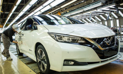 Έναρξη παραγωγής του νέου Nissan LEAF στις ΗΠΑ και το Ηνωμένο Βασίλειο. Η Nissan Motor Co., Ltd., ενισχύοντας την παγκόσμια ηγετική της θέση στα αμιγώς ηλεκτροκίνητα οχήματα μηδενικών εκπομπών ρύπων, σχεδιάζει την έναρξη πλήρους παραγωγής του νέου Nissan LEAF στο εργοστάσιο συναρμολόγησης οχημάτων της Nissan στη Smyrna (Tennessee) των ΗΠΑ και στο αντίστοιχο εργοστάσιο του Sunderland, στο Ηνωμένο Βασίλειο, μέχρι το τέλος του 2017. Τα δύο παραπάνω εργοστάσια παραγωγής ενώνουν τις δυνάμεις τους με το εργοστάσιο της Nissan στην Oppama της Ιαπωνίας, το οποίο κατασκευάζει τη νέα γενιά του ηλεκτροκίνητου οχήματος με τις καλύτερες πωλήσεις στον κόσμο. "Είμαστε υπερήφανοι που συνεχίσουμε να κατασκευάζουμε το Nissan LEAF σε τρία εργοστάσια παγκοσμίως", δήλωσε ο Fumiaki Matsumoto, εκτελεστικός αντιπρόεδρος της Nissan Motor Co., Ltd., Manufacturing, Supply Chain Management. "Το Nissan LEAF είναι η ενσάρκωση του οράματος Nissan Intelligent Mobility, διαθέτοντας πολλές, προηγμένες τεχνολογίες. Οι εργαζόμενοι της Nissan στην Oppama, τη Smyrna και το Sunderland είναι ενθουσιασμένοι που συνεχίζουν να παράγουν το πιο δημοφιλές ηλεκτροκίνητο όχημα στον κόσμο". Η Nissan αποκάλυψε χθες το νέο Nissan LEAF, το οποίο διαθέτει μεγαλύτερη αυτονομία, προηγμένες τεχνολογίες και νέο δυναμικό σχεδιασμό. Το νέο Nissan LEAF θα κυκλοφορήσει στις 2 Οκτωβρίου στην Ιαπωνία και τους επόμενους μήνες στις ΗΠΑ, τον Καναδά και την Ευρώπη. Η παραγωγή της προηγούμενης γενιάς του Nissan LEAF ξεκίνησε στο εργοστάσιο της Oppama το 2010 και στη Smyrna και το Sunderland το 2013. Οι μπαταρίες του Nissan LEAF θα συνεχίσουν να παράγονται στη Smyrna, στο Sunderland και στη Zama της Ιαπωνίας. Δείτε περισσότερα σχετικά με το 100% ηλεκτροκίνητο, νέο Nissan LEAF στο https://www.nissan.gr/vehicles/new-vehicles/leaf-2017.html