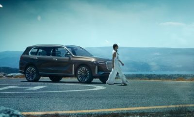 Με τα αποκαλυπτήρια της BMW Concept X7 iPerformance στην Έκθεση Αυτοκινήτου της Φρανκφούρτης (IAA) 2017, το BMW Group δεν παρουσιάζει μόνο ένα μοντέλο νέας φιλοσοφίας στην πολυτελή κατηγορία αλλά επιχειρεί και μία νέα προσέγγιση στην έννοια της πολυτέλειας για τη μάρκα BMW. Το πρωτότυπο X7 iPerformance ενσαρκώνει αυτή την έκφανση της πολυτέλειας με τη μορφή ενός εντυπωσιακού αμαξώματος με καθαρές γραμμές σε συνδυασμό με ένα ευρύχωρο εσωτερικό για 6 επιβάτες με απέριττη σχεδίαση: απλές φόρμες, υλικά υψηλής ποιότητας και κορυφαίο σύστημα infotainment με μεγάλες δυνατότητες συνδεσιμότητας. Η ονομασία iPerformance του πρωτοτύπου υποδηλώνει την ύπαρξη της επαναστατικής τεχνολογίας eDrive της BMW η οποία, σε συνάρτηση με ένα βενζινοκινητήρα BMW TwinPower Turbo, δημιουργεί ένα εξαιρετικά αποτελεσματικό plug-in υβριδικό κινητήριο σύνολο με δυναμικά χαρακτηριστικά, που διαπρέπει σε όλες τις συνθήκες οδήγησης – περιλαμβανομένης της κίνησης με μηδενικούς εκπεμπόμενους ρύπους. Μία πρόγευση της έκδοσης παραγωγής. Το πρωτότυπο αυτοκίνητο θεωρείται προάγγελος του μελλοντικού μοντέλου παραγωγής που πρόκειται να κάνει το ντεμπούτο του το 2018. Η αναμενόμενη BMW X7 αποτελεί μέρος της μεγαλύτερης προϊοντικής επέλασης στην ιστορία της εταιρίας. Στα πλαίσια της στρατηγικής NUMBER ONE > NEXT, το BMW Group επιζητεί μία ουσιαστική αύξηση των πωλήσεων και των εσόδων του στην κατηγορία πολυτελών αυτοκινήτων. Η BMW X7 καλείται να παίξει ένα ρόλο – κλειδί σ’ αυτόν τον τομέα, όπως μας εξηγεί ο Ian Robertson, Μέλος του Διοικητικού Συμβουλίου της BMW AG και υπεύθυνος Πωλήσεων και Mάρκας ΒMW: «Από την εποχή που η BMW δημιούργησε την κατηγορία του Sports Activity Vehicle με την πρώτη X5 το 1999, κάθε επόμενο μοντέλο X άνοιγε νέους δρόμους. Η BMW X7 συνεχίζει την ίδια παράδοση: το νέο κορυφαίο μοντέλο της οικογένειας X επεκτείνει τις προτάσεις της BMW στην κατηγορία πολυτελών αυτοκινήτων και επαναπροσδιορίζει την ίδια την έννοια της πολυτέλειας για τη μάρκα BMW και πέρα από αυτή. Επίσης, ενσωματώνει τα πιο σημαντικά στοιχεία της εταιρικής μας στρατηγικής NUMBER ONE > NEXT, που αποσκοπεί στην ανάπτυξη της παρουσίας μας στην κατηγορία της πολυτελείας. Επιπλέον, η BMW Concept X7 δείχνει ότι είναι απολύτως δυνατό να συνδυάζεις ένα μεγάλο SAV με ηλεκτρικό κινητήριο σύνολο». Μελέτη στο μοντερνισμό, την πολυτέλεια και την εμφάνιση. Η υπόσταση της BMW Concept X7 iPerformance ως μοντέλου SAV της BMW για την πολυτελή κατηγορία είναι άμεσα αντιληπτή. Το εντυπωσιακό αμάξωμα, οι επιβλητικές διαστάσεις και οι μελετημένες αναλογίες, της χαρίζουν μία εξαιρετικά επιβλητική εμφάνιση και μία υπέρ μοντέρνα αισθητική συνδυασμένη με μία έμφυτη δυναμικότητα. «Το Concept εισάγει το DNA του Sports Activity Vehicle της BMW στην κατηγορία των πολυτελών αυτοκινήτων. Η νέα γλώσσα σχεδιασμού της BMW χρησιμοποιεί ελάχιστες, εξαιρετικά ακριβείς γραμμές και διακριτική διαχείριση επιφανειών ώστε να ανεβάσει τον πήχη στους τομείς της εμφάνισης και του κύρους, εξηγεί ο Adrian van Hooydonk, Senior Vice President του Design στη BMW. «Η BMW Concept X7 iPerformance αποπνέει μία αίσθηση πολυτέλειας και φινέτσας, χάρη στη διακριτική χρήση σχημάτων και λεπτομερειών με απίστευτα υψηλή ακρίβεια». Ο πολυτελής χαρακτήρας της BMW Concept X7 iPerformance αναδεικνύεται ιδιαίτερα στο εσωτερικό της. Οι εξωτερικές διαστάσεις του αυτοκινήτου αποτελούν τη βάση για μία πρωτόγνωρη εμπειρία στο εσωτερικό του, που δεν μπορεί να συγκριθεί με καμία άλλη BMW από το παρελθόν ή το σήμερα. Ο συνδυασμός του απέριττου σχεδιασμού με σχήματα υψηλής ακρίβειας και της αίσθησης ευρυχωρίας έχει σαν αποτέλεσμα οδηγός και επιβάτες να αισθάνονται ότι βρίσκονται σε ένα πολύ μοντέρνο περιβάλλον που ξεχειλίζει από πολυτέλεια. Οι αμέτρητες δυνατότητες εξατομικευμένης, ψηφιακής σύνδεσης που προσφέρονται, επιτρέπουν τη μετατροπή του εσωτερικού σε έναν προσωπικό χώρο, ιδανικό για ψυχαγωγία ή παραγωγικότητα. Μοντέρνα ‘ανάλαφρη’ αίσθηση στο εσωτερικό. Μέσα στην ευρύχωρη καμπίνα της BMW Concept X7 iPerformance, καθαρές φόρμες, ζεστά χρώματα και επίλεκτα υλικά κατασκευής συνθέτουν ένα ιδιαίτερα πολυτελές, σοφιστικέ περιβάλλον. Επιπλέον, η μεγάλη πανοραμική οροφή δημιουργεί άφθονο χώρο πάνω από τα κεφάλια των επιβατών δημιουργώντας μία αίσθηση ευρυχωρίας και ελευθερίας. Τα έξι άνετα καθίσματα είναι σε διάταξη τριών σειρών και τα τέσσερα είναι τελείως ανεξάρτητα. Ασφαλισμένα στο δάπεδο απλά και μόνο σε λεπτές βάσεις, τα ατομικά καθίσματα δημιουργούν άπλετο χώρο για τα πόδια όσων κάθονται από πίσω. Το σκούρο δέρμα σε olive-bronze με διακριτικές χρυσές χρωστικές ουσίες στα μαξιλάρια στήριξης, αποπνέει έναν αέρα μοναδικότητας μέχρι την τελευταία λεπτομέρεια και έρχεται σε πλήρη αντίθεση με το Smoke White δέρμα που καλύπτει τα καθίσματα. Οι πλάτες των ατομικών καθισμάτων είναι επίσης καλυμμένες με δέρμα και συμβάλλουν στο υψηλής κλάσης, μοντέρνο περιβάλλον. Τέλεια σύνθεση υλικών και χρωμάτων. Η σκούρα γραμμή που περνά κάτω από τα παράθυρα ‘χαράσσει’ ένα συνεχή ορίζοντα στην καμπίνα φέρνοντας μία αίσθηση ηρεμίας στο φωτεινό εσωτερικό. Φειδωλή είναι η χρήση διακοσμητικών στοιχείων. Με αυτό το δεδομένο, η επιλεκτική χρήση ‘open-pore ash’ σε ένα σκούρο ματ φινίρισμα επισφραγίζει την εμπειρία των φυσικών υλικών. Στοιχεία από ματ και γυαλισμένο αλουμίνιο έχουν ενσωματωθεί με προσοχή για εξαιρετική αίσθηση αφής. Η αίσθηση ευρυχωρίας και πολυτέλειας που απολαμβάνεις από όλες τις θέσεις ενισχύεται από τις δέσμες φωτός laser στην οροφή αλλά και από το δυναμικό και κρυφό φωτισμό της καμπίνας. Μινιμαλιστικές φόρμες στην καμπίνα του οδηγού. Η μοντέρνα και απέριττη σχεδίαση του εσωτερικού είναι εστιασμένη στον οδηγό, με γνώριμο τρόπο για τους πελάτες της BMW. Οι φόρμες και οι επιφάνειες του πίνακα οργάνων, της κεντρικής κονσόλας και των επενδύσεων των θυρών αγκαλιάζουν τον οδηγό. Επιπλέον, η υπερυψωμένη θέση οδήγησης εξασφαλίζει μοναδική σφαιρική ορατότητα και εξαιρετική εικόνα του δρόμου. Η νέα σχεδιαστική γλώσσα της BMW, στην οποία κυριαρχούν μεγάλες επιφάνειες και καθαρές ακμές, προσδίδει στον πίνακα οργάνων μία απέριττη, μοντέρνα αισθητική. Ο πίνακας οργάνων των 12,3 ιντσών και η κεντρική οθόνη αφής βρίσκονται κοντά μεταξύ τους, δίνοντας την εντύπωση ότι πρόκειται για μία συνεχόμενη και έξυπνα προηγμένη οθόνη. Η νέα λειτουργική φιλοσοφία επιτρέπει την διαδραστική χρήση και των δύο οθονών. Κάτω από το επίπεδο των οθονών, η οργάνωση των διακοπτών σε καθαρές, κομψές επιφάνειες υπογραμμίζουν τη μινιμαλιστική προσέγγιση στη σχεδίαση. Το κρύσταλλο σε σκούρο Silver Night με εν μέρει κρυφό φωτισμό δίνει μία εκλεπτυσμένη όψη σε χειριστήρια όπως ο επιλογέας ταχυτήτων, ο διακόπτης iDrive και τα πλήκτρα πολλαπλών λειτουργιών στο τιμόνι. Εξατομικευμένη ενημέρωση/ψυχαγωγία με εύκολη ενσωμάτωση του ψηφιακού κόσμου του ιδιοκτήτη στο αυτοκίνητο. Τα δύο ξεχωριστά καθίσματα στη δεύτερη σειρά προσφέρουν όλα τα πλεονεκτήματα των εμπρός. Το πρώτο σημάδι σύνδεσης της πανοραμικής οροφής με το αμάξωμα γίνεται αντιληπτό στο πίσω μέρος της δεύτερης σειράς καθισμάτων με τη μορφή μίας γέφυρας στην οροφή σε σχήμα Υ, το οποίο σημαίνει ότι οι επιβάτες στη μεσαία σειρά απολαμβάνουν την ίδια αίσθηση ελευθερίας με τους εμπρός. Επίσης, κάθε επιβάτης της μεσαίας σειράς έχει στη διάθεσή του τις υπηρεσίες του Infotainment χάρη στις οθόνες αφής που υπάρχουν στο πίσω κάθισμα. Στο συγκεκριμένο τομέα, η BMW Concept X7 iPerformance επιδεικνύει το όραμα του BMW Group για απρόσκοπτη ενσωμάτωση του ψηφιακού κόσμου του πελάτη στο αυτοκίνητο μέσα από το δίκτυο BMW Connected. Για παράδειγμα, οι επιβάτες έχουν πρόσβαση σε ιδιαίτερα εξατομικευμένες, ψηφιακές υπηρεσίες, όπως περιεχόμενο ψυχαγωγίας και γραφείου, χάρη στο οποίο μπορούν να απολαμβάνουν ένα πιο άνετο, ευχάριστο και εποικοδομητικό ταξίδι. Το περιεχόμενο αυτό μάλιστα, κάθε επιβάτης μπορεί να το μοιράζεται με τους συνεπιβάτες του. Για παράδειγμα, είναι δυνατή η αποστολή ενός τραγουδιού στο ηχητικό σύστημα με ένα άγγιγμα, η προώθηση ενός ενδιαφέροντος άρθρου στην οθόνη του διπλανού επιβάτη για ανάγνωση ή η αποστολή μία διεύθυνσης κατευθείαν από το email στο σύστημα πλοήγησης του αυτοκινήτου. Μία «χορογραφία» από διαδραστικά LED φώτα στις πόρτες και στον πίνακα οργάνων ανιχνεύει τη ροή της πληροφορίας ανάμεσα στις πίσω οθόνες και την κεντρική οθόνη μπροστά. Εντυπωσιακό σε μέγεθος και παρουσία αμάξωμα. Το εντυπωσιακό αμάξωμα της BMW Concept X7 iPerformance προδίδει τη μοναδική εμπειρία που προσφέρεται στο εσωτερικό. Οι καθαρές, κάθετες γραμμές του αμαξώματος και το μεγάλο ύψος από το έδαφος αποκαλύπτουν τον X χαρακτήρα του πρωτοτύπου με την πρώτη ματιά. Ταυτόχρονα, το Concept έχει τη δική του απαράμιλλη σχεδιαστική γλώσσα – η οποία είναι νέα για την BMW – μέσα από ποικίλες λεπτομέρειες και σχεδιαστικά χαρακτηριστικά που το ξεχωρίζουν από τα προηγούμενα μοντέλα. Από όποια γωνία κι αν παρατηρήσεις το αυτοκίνητο, ο συνδυασμός των λίγων γραμμών με υψηλή ακρίβεια με γλυπτές επιφάνειες στέλνει μηνύματα μοντερνισμού, έντονης προσωπικότητας και μοναδικότητας. Ένα νέο πρόσωπο στην οικογένεια X της BMW . Μία από τις πιο γοητευτικές πλευρές της BMW Concept X7 iPerformance είναι το εμπρός τμήμα της, ενώ το ύψος του οχήματος και μόνο εξασφαλίζει την κυρίαρχη παρουσία του στο δρόμο. Μέσα από μία εντελώς νέα διαχείριση κλασικών στοιχείων της BMW, το σχέδιο του εμπρός τμήματος συνδέει διάφορα στοιχεία του οχήματος δίνοντας ένα ισχυρό οπτικό μήνυμα. Η ευμεγέθης κατακόρυφη γρίλια στην καρδιά της μπροστινής σιλουέτας είναι το στοιχείο που προσελκύει την προσοχή. Το περίγραμμα και οι μπάρες της μάσκας συνθέτουν ένα εξάρτημα στιβαρής σχεδίασης που μοιάζει σα να έχει σφυρηλατηθεί από ένα κομμάτι. Με μία δεύτερη ματιά αποκαλύπτει όμως εντυπωσιακές αντιθέσεις ανάμεσα σε γυαλισμένες και ματ επιφάνειες οι οποίες στο σύνολό τους αποπνέουν ζωντάνια και υψηλή κλάση στην εμπρός όψη του αυτοκινήτου. Τα πάνω τμήματα των λεπτών, επιμηκυμένων φωτιστικών σωμάτων με τεχνολογία laser της BMW συνδέεται με τη μεγάλη μάσκα. Η υπογραφή X σε μπλε απόχρωση στο laser φωτισμό αποτελεί σαφή απόδειξη ότι το Concept ανήκει στην οικογένεια οχημάτων SAV της BMW. Τα φωτιστικά σώματα σε συνδυασμό με τη μάσκα δημιουργούν μία εντυπωσιακή αντίθεση οριζόντια προσανατολισμένου δυναμισμού και κατακόρυφης ανθεκτικότητας, μεταφέροντας παραδοσιακά χαρακτηριστικά της φυσιογνωμίας μιας BMW στο μέλλον. Μεγάλες, περίτεχνα ανάγλυφες επιφάνειες περικλείουν τα γνώριμα σχεδιαστικά στοιχεία BMW, υπογραμμίζοντας τη μυώδη, δεμένη αισθητική. Μία εμφανής μπάρα διατρέχει το εμπρός τμήμα του αυτοκινήτου χαμηλά σε όλο το πλάτος και ανυψώνεται στις άκρες πλαισιώνοντας τους αεραγωγούς στο επάνω τμήμα τους. Το στοιχείο αυτό του χαρίζει πρόσθετη υπόσταση. Οι σχεδόν κατακόρυφοι διαχωριστές αέρα τονίζουν τη στιβαρή παρουσία του αυτοκινήτου στο δρόμο. Γνώριμα στοιχεία από άλλα Χ μοντέλα, όπως ο τραπεζοειδής προφυλακτήρας με την προστατευτική ποδιά, διατηρούν μία διακριτική σχεδίαση που εξυπηρετεί τις καθαρές, πολυτελείς γραμμές του αυτοκινήτου. Εντυπωσιακές αναλογίες. Από το πλάι, η BMW Concept X7 iPerformance διαθέτει μία επιβλητική γραμμή με τη χαρακτηριστικό απόσταση από το έδαφος των μοντέλων X. Η κοντή, κατακόρυφη ‘μούρη’, η εντυπωσιακή, επίσης σχεδόν κατακόρυφη ‘ουρά’ και η έντονα κεκλιμένη γραμμή που ξεκινά από τους πίσω τροχούς και καταλήγει στην πίσω πόρτα δημιουργούν μία μοντέρνα αύρα στο μυώδες αμάξωμα. Οι υπερυψωμένες γραμμές των πλευρών προσδίδουν εμπιστοσύνη και χαρακτήρα στη σιλουέτα του αυτοκινήτου. Η εκτεταμένη γραμμή ‘ώμου’ του αμαξώματος του δίνει μήκος και χαρίζει μια σπορ ένταση στις πλευρές του. Επίσης η γραμμή αυτή διαχωρίζει τις μυώδεις μεταλλικές φόρμες από τη φωτεινές, ευάερες γυάλινες επιφάνειες, οι οποίες αποκαλύπτουν εν μέρει το ευρύχωρο εσωτερικό. Για πρώτη φορά σε αυτοκίνητο της κατηγορίας X, οι θόλοι των τροχών έχουν στρογγυλό κόψιμο και χαρίζουν κομψότητα και πολυτέλεια στα πλευρά. Οι άρτια σχεδιασμένες, υψηλής ακρίβειας επιφάνειες του αμαξώματος απορροφούν τους δυνατούς θόλους των τροχών σε μία κίνηση αισθητική. Οι επιφάνειες αποκτούν επιπλέον όγκο και δύναμη προς τα πίσω υποδηλώνοντας το διακριτικό δυναμισμό του αυτοκινήτου όταν το κοιτάς από το πλάι. Τολμηρή έμφαση στα πλευρά. Ένα ευδιάκριτο φιλέτο από χρώμιο διατρέχει τους αρμούς στο κάτω μέρος των θυρών σε απόλυτη αρμονία με την εκτεταμένη, χαρακτηριστική γραμμή του αυτοκινήτου και τις μελετημένες επιφάνειες από κάτω. Όπως και το διακοσμητικό φτερό στο μπροστινό τμήμα, η επιχρωμιωμένη γραμμή στα πλευρά ξεκινά από τους κατακόρυφους αεραγωγούς και καταλήγει ευθεία πίσω. Αυτά τα στοιχεία στους αεραγωγούς που βρίσκονται εμπρός, στο πλάι και πίσω, προσδίδουν μία ακριβή γεωμετρικά εντύπωση και δημιουργούν μία εικόνα στιβαρότητας. Η αποκλειστική απόχρωση του εξωτερικού σε μεταλλικό Manhattan βυθίζει τις επιφάνειες και τις γραμμές του αυτοκινήτου σε ένα σκούρο χρώμα ανάμεσα σ’ εκείνο της ελιάς και του μπρούτζου, το οποίο αναδεικνύει της φινέτσα του προφίλ. Όσο για τους τροχούς ελαφρού κράματος αλουμινίου των 23 ιντσών, χάρη στην εντυπωσιακή σχεδίαση ακτινών τους, συνδυάζουν το μυώδη χαρακτήρα για τον οποίο φημίζονται όλα τα μοντέλα Χ της BMW, με τη μοναδικότητα ενός sedan πολυτελείας της μάρκας. Τα αεροδυναμικά σχεδιασμένα ανοίγματα ανάμεσα στις ακτίνες περιορίζουν το συντελεστή οπισθέλκουσας. Ευδιάκριτα αεροδυναμικά στοιχεία μπροστά και πίσω βελτιώνουν τη ροή του αέρα γύρω από τις συγκεκριμένες περιοχές του αυτοκίνητο, υποδηλώνοντας την υψηλή απόδοση του plug-in υβριδικού πρωτοτύπου. Παρατηρώντας τη BMW Concept X7 iPerformance από ψηλά, ανακαλύπτουμε ένα ιδιαίτερο χαρακτηριστικό. Η πανοραμική οροφή, όπως και τα πλευρικά κρύσταλλα, διαθέτει ένα εντυπωσιακό περίγραμμα, μία λωρίδα από χρώμιο η οποία εκτείνεται από τις μπροστινές κολόνες προς τα πίσω. Στη μέση, διακρίνεται η γέφυρα στήριξης της οροφής σε σχήμα Y προσδίδοντας μία μοντέρνα νότα στην κάτοψη του αυτοκινήτου. Πίσω όψη: δύναμη, επιβλητικότητα και μοναδικό στιλ. Η πίσω όψη της BMW Concept X7 iPerformance στέλνει ένα ηχηρό μήνυμα κυριαρχίας και μοναδικής κομψότητας. Οι μεγάλες διαστάσεις του αμαξώματος – κλειδί στην επίτευξη μεγάλων εσωτερικών χώρων – γίνεται ιδιαίτερα αντιληπτό παρατηρώντας το από πίσω. Τα κατακόρυφα αεροδυναμικά προφίλ διαχωρίζουν ευκρινώς το πίσω μέρος από τα πλευρά. Στην υπερυψωμένη σιλουέτα του πίσω μέρους, τα λεπτά φωτιστικά διασπούν τις μεταλλικές επιφάνειες ενώ μία κομψή γραμμή από χρώμιο συνδέει τα φώτα μεταξύ τους. Τα εντυπωσιακά σχεδιασμένα φωτιστικά σώματα δημιουργούν ένα τρισδιάστατο σχήμα L προσδίδοντας μία τεχνοκρατική, υψηλής ποιότητας αύρα στο πίσω μέρος. Όπως ακριβώς και μπροστά, οι μεταλλικές επιφάνειες περιβάλλουν τα φώτα σαν κοσμήματα. Ανάμεσα στους θόλους των τροχών, στη στιβαρή πίσω δομή ξεχωρίζει η ποδιά με το πρακτικό άνοιγμα της πίσω πόρτας. Η απουσία τελικών της εξάτμισης προδίδει την plug-in υβριδική φιλοσοφία του αυτοκινήτου. Επίσης, η διακριτική ποδιά στο χρώμα του αμαξώματος συνιστά μία κομψή κατάληξη της ουράς προς το δρόμο. Ιδιαίτερη προβολή για τα πολυτελή μοντέλα BMW . Στα πλαίσια της επερχόμενης επίθεσης με νέα μοντέλα, η BMW έχει αναπτύξει ένα νέο τρόπο παρουσίασης των πολυτελών αυτοκινήτων της, σύμφωνα με τον οποίο το προφίλ και η τοποθέτηση των πιο μοναδικών μοντέλων στην γκάμα της θα απαρτίζουν μία διακεκριμένη κατηγορία προϊόντων. Η νέα BMW Σειρά 8, η νέα BMW X7, το BMW i8 και το νέο BMW i8 Roadster θα πλαισιώσουν τη BMW Σειρά 7 σε μία σημαντικά ανεπτυγμένη γκάμα στην κατηγορία πολυτελείας. Η ταυτότητα και ο χαρακτήρας που μοιράζονται τα ελίτ μοντέλα της φίρμας απηχούν το επανασχεδιασμένο λογότυπο της μάρκας, μία ασπρόμαυρη εκδοχή του σήματος που χρησιμοποιήθηκε για πρώτη φορά πριν από 100 χρόνια φέροντας ολογράφως το όνομα της εταιρίας – «Bayerische Motoren Werke». Με την κλασική, διακριτική αισθητική του και με το αυθεντικό όνομα της εταιρίας γραμμένο ολογράφως, το λογότυπο αναδεικνύει την απαράμιλλη ιστορία της BMW. Η τόλμη για ανακάλυψη μοναδικών λύσεων και ιδεών και η ικανότητα αντιμετώπισης προκλήσεων μέσα από τις οποίες αναδύεται ισχυρότερη, αποτελούν στοιχεία βαθιά ριζωμένα στην παράδοση της μάρκας BMW. Η προσέγγιση αυτή, η οποία περιλαμβάνει τα πάντα, από την πρώτη κατάρριψη του παγκόσμιου ρεκόρ πτήσης σε μεγαλύτερο ύψος για κινητήρα αεροπλάνου μέχρι το λανσάρισμα της μάρκας BMW i, έχει αποδειχτεί η συνταγή της επιτυχίας, ενώ επιδεικνύει το πάθος, την αυτοπεποίθηση και το χάρισμα της εταιρίας να φέρνει το μέλλον στο σήμερα. Η νέα ταυτότητα των πολυτελών μοντέλων της μάρκας θα αποκαλυφθεί για πρώτη φορά στην Έκθεση Αυτοκινήτου της Φρανκφούρτης στις 14 – 24 Σεπτεμβρίου 2017.