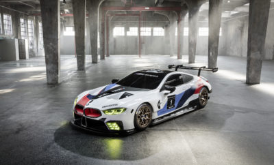 Η BMW Motorsport παρουσίασε το νέο, κορυφαίο μοντέλο της για τη διεθνή αγωνιστική σκηνή GT στο Διεθνές Σαλόνι Αυτοκινήτου της Φρανκφούρτης: την BMW M8 GTE. Πριν η BMW Σειρά 8 Coupé κυκλοφορήσει στην αγορά, η αγωνιστική έκδοση θα βρεθεί στην πίστα την επόμενη σεζόν, συμμετέχοντας σε διοργανώσεις όπως το FIA World Endurance Championship (FIA WEC). Με αυτό, η BMW Motorsport επιστρέφει στις θρυλικές 24 Ώρες του Le Mans. Έτσι, η BMW M8 GTE θα είναι συνδεδεμένη με την έννοια της καινοτόμου, προηγμένης τεχνολογίας και με πολλές δεκαετίες αγωνιστικής παράδοσης. Στην Έκθεση Αυτοκινήτου της Φρανκφούρτης, το αυτοκίνητο ήταν βαμμένο στα χρώματα της BMW M Motorsport, σχεδιασμένο ειδικά για την περίσταση, δίνοντας μία εικόνα από όσα θα ακολουθήσουν το 2018. H ΒMW M8 GTE αντανακλά τη στενή σχέση ανάμεσα στην εξέλιξη αυτοκινήτων παραγωγής και του μηχανοκίνητου αθλητισμού και για άλλη μια φορά υπογραμμίζει το μεγάλο βαθμό στον οποίο η BMW Motorsport και η BMW M συμβαδίζουν. Η BMW M8 GTE είχε ένα επιτυχημένο λανσάρισμα την 1η Ιουνίου 2017 στο εργοστάσιο του BMW Group στο Dingolfing (Γερμανία) – εκεί ακριβώς όπου θα κατασκευάζεται το μοντέλο παραγωγής της BMW Σειράς 8. Η στενή σχέση μεταξύ παραγωγής και μηχανοκίνητου αθλητισμού είναι από τους ακρογωνιαίους λίθους στην εξέλιξη της BMW M8 GTE. Η εμπειρία και οι γνώσεις που θα αποκτηθούν από τις αγωνιστικές συμμετοχές στο FIA WEC και το IMSA WeatherTech SportsCar Championship (IWSC) στη Β. Αμερική θα ενσωματωθούν απευθείας στο μοντέλο παραγωγής, το οποίο τρέχει παράλληλα με το αγωνιστικό πρόγραμμα. «Η BMW M8 GTE είναι η νέα μας ναυαρχίδα GT και θα αναμετρηθεί με τους σκληρότερους αντιπάλους της κατηγορίας», σχολίασε ο Διευθυντής της BMW Motorsport, Jens Marquardt. «Για εμάς, η παρουσίαση του αυτοκινήτου χωρίς καμουφλάζ στην έκθεση της Φρανκφούρτης είναι το επόμενο σημαντικό βήμα στο δρόμο για την πρώτη μας αγωνιστική εμφάνιση, την οποία σχεδιάζουμε για τις 24 Ώρες της Daytona το 2018. Το FIA WEC και το πρωτάθλημα IMSA στη Βόρεια Αμερική συνθέτουν ένα εξαιρετικά ανταγωνιστικό περιβάλλον για το νέο μας ‘παίκτη’. Με τη BMW M8 GTE, εισάγουμε τεχνολογίες αιχμής στην κορυφαία, διεθνή κατηγορία αγώνων GT, και ταυτόχρονα συνδεόμαστε με την ιστορία μας στο Le Mans. Η εξέλιξη της BMW M8 GTE βαδίζει σύμφωνα με το πρόγραμμα, και ανυπομονούμε να δούμε το αυτοκίνητο να αγωνίζεται για νίκες το 2018». Νέο επίπεδο απόδοσης. Ο V8 κινητήρας τεχνολογίας BMW TwinPower Turbo, ο οποίος περιορίζεται από τους κανονισμούς σε χωρητικότητα 4,0 λίτρων, έχει ονομαστική βασική ισχύ πάνω από 500 hp, ανάλογα με την κατηγορία συμμετοχής. Το μπλοκ κυλίνδρων και η κυλινδροκεφαλή προέρχονται από τον κινητήρα παραγωγής και κατασκευάζονται στο χυτήριο ελαφρού κράματος στο εργοστάσιο του BMW Group, στο Landshut (Γερμανία). Στόχος της εξέλιξης είναι η επίτευξη της μέγιστης δυνατής απόδοσης και αντοχής. Ο ισχυρός κινητήρας παραγωγής αποτελεί την τέλεια βάση. Η ισχύς της BMW M8 GTE μεταδίδεται μέσω ενός σειριακού, 6τάχυτου αγωνιστικού κιβωτίου. Η Τεχνητή Νοημοσύνη παρέχει στους μηχανικούς μεγαλύτερη ελευθερία. Η ‘Εικονική Εξέλιξη’ παίζει κεντρικό ρόλο στη δημιουργία της BMW M8 GTE. Για παράδειγμα, ο έλεγχος πρόσφυσης εξελίσσεται με τη βοήθεια ενός συστήματος τεχνητής νοημοσύνης. Η βελτιστοποίηση της τοπολογίας με τρισδιάστατη εκτύπωση προσφέρει στους μηχανικούς πολύ μεγαλύτερη ελευθερία στην ανεύρεση καινοτόμων και δημιουργικών λύσεων για τη σχεδίαση του αυτοκινήτου. Η ταχεία υλοποίηση των πρωτοτύπων επιτρέπει τη λήψη ενός νέου εξαρτήματος ως λειτουργικού πρωτοτύπου, μόλις 24 ώρες μετά την εικονική εξέλιξη. Μηχανοκίνητος αθλητισμός και παραγωγή ‘χέρι – χέρι’ – σχεδιαστικές ομοιότητες. Οι μηχανικοί αγώνων και παραγωγής συνεργάστηκαν στενά στο πρόγραμμα BMW M8 GTE. Για παράδειγμα, η συνεπής σχεδίαση ελαφρού βάρους παίζει επίσης κρίσιμο ρόλο στην εξέλιξη του νέου σπορ GT. Σημαντική μείωση βάρους επιτυγχάνεται με την εκτενή χρήση πανάλαφρων εξαρτημάτων από ανθρακονήματα (CFRP). Με μήκος 4.980 mm και πλάτος 2.046 mm, το αυτοκίνητο ζυγίζει μόλις 1.220 κιλά. Η σχεδίαση της BMW M8 GTE αντανακλά επίσης τη στενή σχέση μεταξύ της BMW Σειράς 8 και της BMW M8. Αυτό είναι ιδιαίτερα εμφανές στη γραμμή οροφής και στη σχεδίαση των εμπρός και πίσω φώτων. Κορυφαία αεροδυναμική απόδοση. Οι εργασίες στην αεροδυναμική ενός νέου αγωνιστικού αυτοκινήτου είναι χρονοβόρες αλλά απαραίτητες. Γι’ αυτό, είναι πολύ σημαντικό για τους μηχανικούς της BMW να μπορούν να εργάζονται πάνω στο πλαίσιο της BMW M8 GTE με μέγιστη απόδοση από την αρχή. Ένας νέος αλγόριθμος αυξάνει σημαντικά τους υπολογισμούς ρευστομηχανικής (CFD), επιτρέποντας τη χρήση μεγαλύτερης υπολογιστικής ισχύος για αύξηση του αριθμού πιθανών προσομοιώσεων πριν το στάδιο της αεροδυναμικής σήραγγας. Εδώ, η BMW Motorsport χρησιμοποιεί συνέργειες με το τμήμα εξέλιξης στην παραγωγή και τα οφέλη από τις άριστες συνθήκες δοκιμών του Aero Lab του BMW Group. Ένα από τα αποτελέσματα της αεροδυναμικής εξέλιξης είναι οι καινοτόμες αεροδυναμικές ζάντες, που θα παρουσιάστηκαν σε ένα πρωτότυπο στην Έκθεση Αυτοκινήτου της Φρανκφούρτης. Χρήση της τελευταίας τεχνολογίας 3D. Η στενή σχέση μεταξύ παραγωγής και μηχανοκίνητου αθλητισμού συνεχίζεται σε δύο ακόμα σημαντικούς τομείς: η ίδια τεχνολογία 3D μετρήσεων που χρησιμοποιήθηκε στη BMW M4 DTM, η οποία έκανε την πρώτη της αγωνιστική εμφάνιση το 2017, χρησιμοποιείται και στη BMW M8 GTE. Το υπερσύγχρονο σύστημα μέτρησης του τμήματος εξέλιξης παραγωγής της BMW προσφέρει άριστο έλεγχο ποιότητας κατά τη συναρμολόγηση του αγωνιστικού αυτοκινήτου. Για ένα τέτοιο περίπλοκο αυτοκίνητο όπως η BMW M8 GTE, το οποίο κατασκευάζεται αποκλειστικά χειροποίητα, είναι απαραίτητη η αυστηρή τήρηση και εφαρμογή όλων των διαστάσεων. Η μακρά ιστορία της BMW Motorsport στο Le Mans. Η BMW Motorsport επιστρέφει στο Le Mans με το Πρωτάθλημα FIA WEC το 2018. Η τελευταία φορά που μία αγωνιστική BMW πήρε θέση στη σειρά εκκίνησης ήταν το 2011 με τη BMW M3 GT2. Ένα χρόνο πριν, η BMW M3 GT2 Art Car του Jeff Koons (ΗΠΑ) είχε συγκεντρώσει το ενδιαφέρον καθώς έγραψε το τελευταίο κεφάλαιο στην ιστορία της BMW Art Car Collection στο Le Mans. Μεταξύ των BMW Art Cars που είχαν συμμετάσχει στο Le Mans ήταν η BMW 3.0 CSL του Alexander Calder (USA, 1975), η BMW 320i σχεδιασμένη από τον Roy Lichtenstein (ΗΠΑ, 1977) και η BMW M1 του Andy Warhol (ΗΠΑ, 1979). Η πιο δυνατή αγωνιστική στιγμή της BMW Motorsport στο Le Mans ήταν το 1999, όταν οι Yannick Dalmas (Γαλλία), Joachim Winkelhock (Γερμανία) και Pierluigi Martini (Ιταλία) κατέκτησαν τη νίκη με μία BMW V12 LMR. Η McLaren F1 GTR, με κινητήρα BMW, είχε προηγουμένως θριαμβεύσει στο σιρκουί “de la Sarthe” το 1995. Η πρώτη φορά που αυτοκίνητο BMW έτρεξε στις 24 Ώρες του Le Mans ήταν το 1939, όταν μία BMW 328 διεκδίκησε τη νίκη στην κατηγορία της έχοντας ολοκληρώσει 236 αγωνιστικούς γύρους. Μετά το 1972, αυτοκίνητα BMW είχαν τακτική παρουσία στον κλασικό αγώνα αντοχής. BMW M8 GTE: Τεχνικά Χαρακτηριστικά. Διαστάσεις Μήκος χωρίς την πίσω αεροτομή: 4.980 mm Πλάτος χωρίς καθρέπτες: 2.046 mm Πλάτος με καθρέπτες: 2.224 mm Ύψος: 1.212 mm (μεταβαλλόμενο) Μεταξόνιο: 2.880 mm Κινητήρας Τύπος: V8 με τεχνολογία BMW TwinPower Turbo Χωρητικότητα: 3.981 cc Αριθμός Κυλίνδρων 8 Περιεχόμενη γωνία: 90° Διάμετρος: 89 mm Διαδρομή: 80 mm Χιτώνια κυλίνδρων: 98 mm Μέγιστη περιστροφή: 7.000 rpm περίπου Αμάξωμα Από συνθετικά υλικά με carbon καμπίνα και κλωβό ασφαλείας αναγνωρισμένο από DMSB Αμάξωμα από ανθρακονήματα CFRP με σχεδίαση quick change Πλαίσιο Ανάρτηση με διπλά ψαλίδια στους δύο άξονες Ρυθμιζόμενα σε 4 παραμέτρους αμορτισέρ εμπρός και πίσω Αντιστρεπτικές ράβδοι ταχείας ρύθμισης Σύστημα μετάδοσης Σειριακό, 6-τάχυτο αγωνιστικό κιβώτιο Ηλεκτρικό σύστημα αλλαγών στο τιμόνι Διαφορικό περιορισμένης ολίσθησης LSD Άξονας μετάδοσης από ανθρακονήματα CFRP Συμπλέκτης από ανθρακονήματα Sachs Ηλεκτρονικά Λογισμικό διαχείρισης εξελιγμένο από τη BMW Motorsport για λειτουργίες κινητήρα, μετάδοση και υποβοήθησης οδηγού Τιμόνι με 16 πλήκτρα και 7 διακόπτες Πίσω κάμερα με σύστημα αναγνώρισης αντικειμένων Προβολείς υψηλής απόδοσης με στοιχεία LED της OSRAM Σύστημα τηλεμετρίας για έλεγχο του αυτοκινήτου Τροχοί/Ελαστικά Ζάντες BMW Aero: 12,5x18”εμπρός, 13x18” πίσω Ελαστικά Michelin: 30/68 R18 εμπρός, 31/71 R18 πίσω
