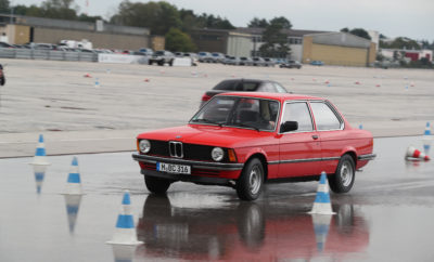 Το 1977, η BMW ήταν ο πρώτος κατασκευαστής αυτοκινήτων στον κόσμο που προσέφερε εκπαίδευση και έγινε πρωτοπόρος στον τομέα αυτό. 40 χρόνια αργότερα, το BMW και MINI Driving Experience προσφέρει ποικίλες επιλογές εκπαίδευσης που επιτρέπουν στους συμμετέχοντες να αναπτύξουν τα οδηγικά προσόντα τους σε ατομική βάση. Μπορούν να επιλέξουν από διάφορα εκπαιδευτικά προγράμματα με σημερινά μοντέλα BMW και MINI, ενώ υπάρχουν σεμινάρια και για μοτοσικλετιστές. Επίσης, το BMW Customised Experience συγκεντρώνει όλα τα διαθέσιμα οχήματα, τα είδη εγκαταστάσεων (πίστες) και τα θέματα εκπαίδευσης σε ένα ειδικά προσαρμοσμένο, εξατομικευμένο σεμινάριο. Στο πλαίσιο της επετειακής εκδήλωσης στις εγκαταστάσεις της BMW και MINI Driving Academy στο Maisach, οι δημοσιογράφοι είχαν την ευκαιρία να δοκιμάσουν μοντέλα BMW από διάφορες εποχές, υπό την επίβλεψη επαγγελματιών εκπαιδευτών, και να βιώσουν την αίσθηση της αυτοκίνησης στο παρελθόν, το παρόν και το μέλλον. «Το BMW και MINI Driving Experience βοηθά τον κόσμο να βιώσει τη γνήσια οδηγική απόλαυση με την εκπαίδευση οδηγών εδώ και 40 χρόνια και δημιουργεί μία άμεση σύνδεση με τον πελάτη», σχολιάζει ο Frank van Meel, Πρόεδρος Δ.Σ. της BMW M GmbH. «Δεν υπάρχει καλύτερος τρόπος να μάθεις τη συμπεριφορά ενός οχήματος BMW, BMW M ή MINI από την επαγγελματική εκπαίδευση που προσφέρουν οι έμπειροι εκπαιδευτές του BMW και MINI Driving Experience. Όσοι είχαν την χαρά να δαμάσουν τους ίππους από τα BMW M μοντέλα κατά τη διάρκεια εκπαιδευτικών σεμιναρίων (drift ή σε πίστα), ξέρουν επακριβώς για τι πράγμα μιλάω. Το BMW και MINI Driving Experience έχει μακρά ιστορία και είναι παράλληλα άρτια οργανωμένο για να ανταποκριθεί τις προκλήσεις του μέλλοντος. Κορυφαία θέματα όπως ηλεκτροκίνηση, καινοτόμα συστήματα υποστήριξης και φιλοσοφίες αυτόνομης οδήγησης αποτελούν ενότητες της σημερινής εκπαίδευσης. Πιστεύουμε ότι το BMW και MINI Driving Experience θα εξακολουθήσει να είναι η πιο συναισθηματική εμπειρία προϊόντος και μάρκας στο BMW Group και θα παραμείνει παγκόσμιο πρότυπο κέντρο για ενεργές οδηγικές εμπειρίες». Οι δημοσιογράφοι βίωσαν τη συγκίνηση τέτοιων εμπειριών στο Maisach, ταξιδεύοντας στο χρόνο και διαπιστώνοντας την εξέλιξη των διαφόρων σταδίων της μετακίνησης. Πραγματοποίησαν ασκήσεις φρεναρίσματος και ελιγμών με σημερινά και ιστορικά αυτοκίνητα BMW, μέσα από τις οποίες μπόρεσαν να συγκρίνουν την οδήγηση με ή χωρίς συστήματα υποστήριξης, όπως τα ABS και DSC. Στο τιμόνι μιας BMW M550i (κατανάλωση στο μικτό κύκλο NEDC: 9,1 – 8,6 l/100 km, εκπομπές CO2 στο μικτό κύκλο: 209 – 204 g/km)*, οι συμμετέχοντες δοκίμασαν σύγχρονα συστήματα υποστήριξης όπως lane keeping assist με ενεργή προστασία από πλευρική σύγκρουση, steering & lane control assist, συμπεριλαμβανομένου του traffic jam assist, και του “Intelligent Speed Limit Assist”, με πληροφορίες για το όριο ταχύτητας. Τον πήχη της οδηγικής απόλαυσης ανέβασαν ακόμα ψηλότερα οι BMW M4 GTS (κατανάλωση στο μικτό κύκλο NEDC: 8,5 l/100 km, εκπομπές CO2 στο μικτό κύκλο: 199 g/km)* και BMW M4 CS (κατανάλωση στο μικτό κύκλο NEDC: 8,4 l/100 km, εκπομπές CO2 στο μικτό κύκλο: 197 g/km)*. Ενεργό σε περισσότερες από 30 χώρες σε όλο τον κόσμο, το πρότυπο κέντρο BMW και MINI Driving Experience προσφέρει περίπου 50 διαφορετικά εκπαιδευτικά προγράμματα για μοντέλα BMW και MINI, αλλά και μοτοσικλέτες BMW, υπό την καθοδήγηση επαγγελματιών εκπαιδευτών. Πάνω από 25.000 άτομα συμμετείχαν σε εκπαιδευτικά σεμινάρια σε όλη τη Γερμανία το 2016, με περισσότερους από 100.000 συμμετέχοντες σε όλο τον κόσμο. “Passion leaves traces” (‘Το πάθος αφήνει ίχνη’): σύμφωνα με αυτό το μότο, το BMW και MINI Driving Experience συμβάλλει σημαντικά στην οδηγική ασφάλεια σε δημόσιους δρόμους και παράλληλα προσφέρει την οδηγική απόλαυση μιας BMW. Με την εκπαίδευση ασφαλούς οδήγησης στο χιόνι και τον πάγο, το BMW και MINI Driving Experience συμβάλλει πλήρως σε μία αίσθηση κοινωνικής ευθύνης. Ο τομέας αυτός περιλαμβάνει επίσης εσωτερική εκπαίδευση οδηγών BMW. Τα σεμινάρια διεξάγονται σε θεαματικές, αγωνιστικές πίστες ενώ περιλαμβάνουν και μαθήματα drifting (ελεγχόμενης πλαγιολίθησης), που υπόσχονται στους πελάτες συναρπαστικές εμπειρίες γεμάτες δράση με μοντέλα υψηλών επιδόσεων BMW M. Το BMW και MINI Driving Experience προχωρά και πέρα από το στάνταρ πρόγραμμα εκπαίδευσης για να ικανοποιήσει ατομικά αιτήματα πελατών. Μία εξειδικευμένη ομάδα με αντικείμενο τις εταιρικές εκδηλώσεις και τη δημιουργία κινήτρων, συνεργάζεται με πελάτες για τη δημιουργία προσφορών που είναι προσαρμοσμένες σε ειδικές απαιτήσεις. Ο ενιαίος, παγκόσμιος στρατηγικός προσανατολισμός εστιάζει στην ένταξη πρόσθετων αγορών στο πρόγραμμα οδηγικών εμπειριών. Πολυάριθμες τοποθεσίες στο εξωτερικό πληρούν τα απαιτητικά κριτήρια που θέτει η BMW M GmbH για την εκπαίδευση ασφαλούς οδήγησης του BMW και MINI Driving Experience. Η Ολλανδία, οι ΗΠΑ και η Σκανδιναβία ήδη διαθέτουν πιστοποιημένες εγκαταστάσεις, ενώ σε εξέλιξη βρίσκεται η ένταξη και άλλων περιοχών όπως η Ν. Κορέα και η Ν. Αφρική. Στο μέλλον, το βάρος θα εξακολουθήσει να δίδεται στη μεταφορά τεχνολογίας συστημάτων οδήγησης, συστημάτων υποστήριξης και συνδεσιμότητας. E-mobility, διαδραστικότητα και αυτόνομη οδήγηση παίζουν όλο και σημαντικότερο ρόλο. Το BMW και MINI Driving Experience αναπτύσσει νέες ικανότητες σε αυτούς τους τομείς. Στόχος: να ανταποκρινόμαστε στις απαιτήσεις των πελατών και να τους προσφέρουμε την ευκαιρία να αναπτύσσουν βασικές οδηγικές ικανότητες σε ελεγχόμενο περιβάλλον, με επαγγελματική εκπαίδευση. Επίσης: να κάνουμε την τεχνολογία των σύγχρονων αυτοκινήτων BMW και MINI πιο κατανοητή και εύχρηστη. Η εκπαίδευση οδηγών BMW θα συνεχίσει να συμβάλλει μακροπρόθεσμα στην οδηγική ασφάλεια του μέλλοντος. Μπορείτε να βρείτε όλες τις πληροφορίες για το BMW και MINI Driving Experience εδώ: http://www.bmw-drivingexperience.com