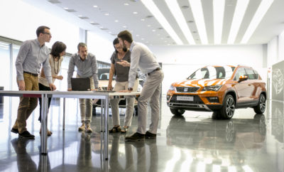 Το όνομα του νέου SUV της SEAT θα είναι Alboran, Aranda, Avila ή Tarraco / Από σήμερα και μέχρι τις 25η Σεπτεμβρίου, το κοινό θα μπορεί να ψηφίσει για το αγαπημένο του υποψήφιο όνομα / Το τελικό όνομα του νέου SUV θα αποκαλυφθεί πριν από τις 15 Οκτωβρίου / Νέο Arona, CUPRA R και Amazon Alexa: τα highlights της SEAT στο Σαλόνι Αυτοκινήτου της Φρανκφούρτης Alboran, Aranda, Avila ή Tarraco. Μία από αυτές τις τέσσερις ισπανικές τοποθεσίες θα είναι το τελικό όνομα του νέου SUV της SEAT, το οποίο θα λανσαριστεί το 2018. Ο Πρόεδρος της SEAT Luca de Meo έκανε την ανακοίνωση κατά τη διάρκεια της ομιλίας του στο Σαλόνι Αυτοκινήτου της Φρανκφούρτης, το οποίο άνοιξε τις πύλες του σήμερα στον Τύπο. Από σήμερα και μέχρι τις 25 Σεπτεμβρίου, όποιος επιθυμεί να ψηφίσει το υποψήφιο όνομα της προτίμησης του μπορεί να το κάνει μέσω των ιστοσελίδων seat.es/buscanombre ή seat.com/seekingname. Το όνομα που θα λάβει τον μεγαλύτερο αριθμό ψήφων θα είναι και το νικητήριο. Τα τέσσερα ονόματα προέκυψαν μέσω του δεύτερου σταδίου της πρωτοβουλίας για την ονοματοδοσία του νέου μεγάλο SUV του SEAT, το τρίτο μετά το Ateca και το Arona. Στα πλαίσια αυτά η μάρκα οργάνωσε διάφορες ομάδες εργασίας στις κύριες αγορές της, καθώς και δοκιμές στις χώρες όπου δραστηριοποιείται εμπορικά, προκειμένου να επιλέξει τα τέσσερα ονόματα φιναλίστ μεταξύ των εννέα προτεινόμενων. Αναφερόμενος στα τέσσερα υποψήφια ονόματα και στην εξαιρετική ανταπόκριση του κόσμου στη πρωτοβουλία της εταιρίας, ο Πρόεδρος της SEAT Luca de Meo επεσήμανε κατά την παρουσίασή του στο Σαλόνι Αυτοκινήτου της Φρανκφούρτης ότι «τα υποψήφια ονόματα Alboran, Aranda, Avila και Tarraco έχουν όλες τις απαραίτητες προϋποθέσεις για να γίνουν ένα ακόμα από τα εμβλήματα της SEAT. Το project σημείωσε σαφή επιτυχία και θα θέλαμε να ευχαριστήσουμε ξανά για τη συνεργασία τους περισσότερους από 133.000 φίλους μας σε 106 χώρες. Το μόνο που μένει τώρα είναι το τελικό στάδιο και έτσι ενθαρρύνουμε όλους να συμμετάσχουν στην τελική ψηφοφορία». Τα τέσσερα ονόματα φιναλίστ είναι: Alboran: Η θάλασσα του Alboran είναι το δυτικότερο μέρος της Μεσογείου. Ο σημαντικότερος οδηγός του υδρολογικού κύκλου της δυτικής Μεσογείου, είναι το σπίτι για τη μεγαλύτερη ποικιλία υδάτινων ειδών στις θάλασσες της Ευρώπης. Aranda: μια πόλη με περισσότερους από 32.000 κατοίκους στην επαρχία Burgos, που βρίσκεται στη περιοχή της Καστίλλης και Λεόν και πρωτεύουσα του νομού Ribera del Duero, γνωστού για την παραγωγή κρασιού. Avila: μια πόλη στην περιοχή της Καστίλλη και Λεόν, στα 1.131 μέτρα πάνω από την επιφάνεια της θάλασσας, είναι η υψηλότερη πρωτεύουσα της επαρχίας στην Ισπανία. Ο τοίχος που περιβάλλει την παλιά πόλη είναι το σύμβολο της. Tarraco: είναι το όνομα πρώην ρωμαϊκής πόλης, μιας από τις σημαντικότερες της αρχαίας Ισπανίας, η οποία σήμερα είναι η Tarragona. Τα αρχαιολογικά της μνημεία μπήκαν στο κατάλογο των Μνημείων της Παγκόσμιας Κληρονομιάς της UNESCO το 2000. Η πρωτοβουλία #SEATseekingName, η οποία ξεκίνησε την 1η Ιουνίου, έλαβε συνολικά 133.332 προτάσεις από φίλους της μάρκας από 106 χώρες, οι οποίοι κατέθεσαν 10.130 διαφορετικά ονόματα προερχόμενα από ισπανικές τοποθεσίες σύμφωνα με τους όρους. Η επιλογή συνεχίστηκε με αυστηρή διαδικασία που περιελάμβανε γλωσσικά και νομικά κριτήρια, καθώς και την προϋπόθεση τα ονόματα να ταιριάζουν με τις αξίες της μάρκας και τα χαρακτηριστικά του νέου SUV της SEAT. Μετά την επιλογή των τεσσάρων φιναλίστ, το όνομα του νέου SUV της SEAT θα ανακοινωθεί πριν από τις 15 Οκτωβρίου. Με αυτό τον τρόπο, το νέο SUV θα είναι το πρώτο μοντέλο στην ιστορία της μάρκας που το όνομα του επιλέγεται με την ψήφο του κοινού. Το τρίτο SUV της SEAT θα ενταχθεί στο κατάλογο των 13 μοντέλων που έχουν όνομα από την ισπανική γεωγραφία, από τότε που η μάρκα λάνσαρε το Ronda το 1982 μέχρι το πιο πρόσφατο μοντέλο της γκάμας, το Arona. Νέο Arona, CUPRA R, Amazon Alexa: τα highlights της SEAT στο Σαλόνι Αυτοκινήτου της Φρανκφούρτης Στο Σαλόνι Αυτοκινήτου της Φρανκφούρτης, η SEAT ανακοίνωσε πως θα είναι η πρώτη μεταξύ όλων των κατασκευαστών αυτοκινήτων στην Ευρώπη που θα έχει στη γκάμα της οχήματα με ενσωματωμένη τη διαδραστική φωνητική υπηρεσία Amazon Alexa που δημιουργήθηκε από τον αμερικανικό κολοσσό του ηλεκτρονικού εμπορίου Amazon. Η διαδραστική φωνητική υπηρεσία θα είναι διαθέσιμη στα τέλη του τρέχοντος έτους στα μοντέλα Leon και Ateca και το επόμενο έτος στο Ibiza, το Arona και το νέο μεγάλο SUV. Η SEAT παρουσίασε επίσης το νέο compact crossover της μάρκας, το Arona, το οποίο στην Ελλάδα θα βρίσκεται στα τέλη του έτους. Τέλος, ανακοινώθηκαν δύο μεγάλες καινοτομίες της μάρκας: το αποκλειστικό Leon CUPRA R, μια περιορισμένη έκδοση του πιο ισχυρού αυτοκινήτου της μάρκας, με μόλις 799 μονάδες να κυκλοφορούν στην αγορά στα τέλη του 2017 καθώς και το νέο Ibiza 1.0 TGI με συμπιεσμένο φυσικό αέριο.