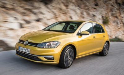 Volkswagen Golf 1.5 TSI EVO 130PS και 150PS ACT – Οι νέοι κινητήρες κάνουν ντεμπούτο στην Ελληνική αγορά» • Το Golf είναι το πρώτο μοντέλο της μάρκας που εφοδιάζεται με τη νέα γενιά κινητήρων βενζίνης 1.5 TSI EVO • Τα νέα μηχανικά σύνολα υψηλής τεχνολογίας αποδίδουν 130PS και 150PS • 1.5 TSI EVO 130PS ACT - Παγκόσμια καινοτομία σε μαζική παραγωγή: Κινητήρας βενζίνης τούρμπο με πτερύγια μεταβλητής γεωμετρίας (VTG), κύκλος Καύσης Miller με λειτουργία coasting και engine-off • Οικονομία καυσίμου – στα επίπεδα κινητήρων diesel – και σύστημα άμεσου ψεκασμού Common Rail Η Volkswagen συνεχίζει την παράδοση που έχει η μάρκα να ηγείται στην τεχνολογία των κινητήρων. Τα ιδιαίτερα εξελιγμένα μηχανικά σύνολα της νέας γενιάς κινητήρων 1.5 TSI EVO αποτελούν νέο σημείο αναφοράς σε επίπεδο καινοτομίας, τεχνολογίας αιχμής, εξαιρετικής απόδοσης και οικονομικής λειτουργίας. Ο 1.5 TSI EVO BlueMotion 130PS ACT - τo νέο τεχνολογικό θαύμα της Volkswagen – έχει χαρακτηριστικά που αποτελούν παγκόσμια καινοτομία σε μαζική παραγωγή κινητήρων βενζίνης. Με τη χρήση τούρμπο μεταβλητής γεωμετρίας (VTG) και κύκλο καύσης βασισμένο στον Κύκλο Miller με μία πολύ υψηλή σχέση συμπίεσης της τάξης του 12:1, η απόκριση του κινητήρα βελτιώνεται θεαματικά στις πολύ χαμηλές στροφές, εξαλείφοντας ουσιαστικά το φαινόμενο της υστέρησης απόκρισης (turbo lag) γεγονός που πιστοποιείται και από την μέγιστη απόδοση της ροπής των 200 Nm μόλις από τις 1.400 σ.α.λ. Ο 1.5 TSI EVO 150PS ACT επίσης προσφέρει τη μέγιστη ροπή του σε πολύ χαμηλό φάσμα στροφών, 250Nm από τις 1.500 σ.α.λ.. Η εντυπωσιακή απόδοση συνδυάζεται με χαμηλή κατανάλωση και εκπομπές CO2. 1.5 TSI EVO BlueMotion 130PS ACT • Μέση κατανάλωση 4.8l/100km και εκπομπές CO2 110g/km • Επιτάχυνση 0 -100 σε 9,1 δευτερόλεπτα και μέγιστη ταχύτητα 210 km/h 1.5 TSI EVO 150PS ACT • Μέση κατανάλωση 5,0l/100km και εκπομπές CO2 114g/km • Επιτάχυνση 0 -100 σε 8,3 δευτερόλεπτα και μέγιστη ταχύτητα 216 km/h Στο 4ης γενιάς Σύστημα άμεσου ψεκασμού Common Rail η ποσότητα και η διάρκεια ψεκασμού ελέγχονται ηλεκτρονικά. Η πίεση ψεκασμού έχει αυξηθεί στα 350 bar – γεγονός που συντελεί στη μείωση των εκπομπών σωματιδίων, στη χαμηλότερη κατανάλωση και την «ήσυχη» λειτουργία του κινητήρα. Το νέο Golf 1.5 TSI EVO BlueMotion 130PS με κιβώτιο DSG7, διαθέτει λειτουργία coasting και παράλληλα (για ταχύτητες μέχρι 130Km/h) λειτουργία απενεργοποίησης κινητήρα (engine-off) με αποτέλεσμα μειωμένη κατανάλωση κατά 0,4lt/100km (σε σχέση με τον 1.4 TSI 125PS). Και αυτό το χαρακτηριστικό αποτελεί παγκόσμια πρεμιέρα. Κατά τη διάρκεια της απενεργοποίησης του κινητήρα όλες οι ηλεκτρικές λειτουργίες του νέου Golf διατηρούνται σε πλήρη λειτουργία χάρη στην ενισχυμένη μπαταρία ιόντων λιθίου, η οποία τροφοδοτεί τους ηλεκτρικούς καταναλωτές. Σε περίπτωση επιτάχυνσης ή αλλαγής σχέσης κιβωτίου, η λειτουργία coasting και απενεργοποίησης του κινητήρα σταματά χωρίς να γίνεται αντιληπτή οποιαδήποτε αλλαγή στην οδηγική συμπεριφορά του νέου Golf. Οι νέοι 1.5 TSI EVO διαθέτουν βελτιστοποιημένο σύστημα απενεργοποίησης κυλίνδρων ACT. Σε ταχύτητες έως 130 χλμ/ώρα και από 1.400 έως 4.000 σ.α.λ. σε χαμηλό φορτίο, το σύστημα απενεργοποιεί την τροφοδοσία των δύο μεσαίων κυλίνδρων προκειμένου να επιτυγχάνεται οικονομία στην κατανάλωση καυσίμου. Η διαδικασία μετάβασης από τετρακύλινδρη σε δικύλινδρη λειτουργία και αντίστροφα, διαρκεί μόλις 13-36 χιλιοστά του δευτερολέπτου. Η καινοτόμος θερμική διαχείριση του κινητήρα αποτελεί ένα ακόμη χαρακτηριστικό της νέας γενιάς κινητήρων 1.5 TSI EVO. Αντί για τον μηχανικό θερμοστάτη που χρησιμοποιούν οι περισσότεροι κινητήρες, η πρωτοποριακή μονάδα ψύξης του 1.5 TSI EVO λειτουργεί ηλεκτρονικά με περιστροφικές βαλβίδες. Σε συνδυασμό με τη νέα χαρτογράφηση, η θερμοκρασία του ψυκτικού ρυθμίζεται ιδανικά ώστε να επιτυγχάνεται αποδοτική διαχείριση της θερμότητας του κινητήρα και μείωση των τριβών τις οποίες υφίσταται. Στον 1.5 TSI EVO 150PS η επικάλυψη APS στα χιτώνια των κυλίνδρων (επικάλυψη μέσω υψηλής ενέργειας ψεκασμού πλάσματος) συντελεί στη μείωση των τριβών στα ελατήρια εμβόλου, σε βελτιωμένη συμπεριφορά έναντι κρουστικής καύσης και προστασία από διάβρωση σε περίπτωση κακής ποιότητας καυσίμου. Οι νέοι κινητήρες 1.5 TSI EVO συνδυάζονται με μηχανικό κιβώτιο ταχυτήτων 6-σχέσεων και κιβώτιο διπλού συμπλέκτη DSG 7-σχέσεων. Με την προσθήκη των κινητήρων τεχνολογίας EVO, το νέο Golf εφοδιάζεται με την πλέον σύγχρονη και ολοκληρωμένη γκάμα κινητήρων βενζίνης TSI: • 1.0 TSI 85PS (Ροπή 175Nm/2.000 -3.000 σ.α.λ.) • 1.0 TSI 110PS (Ροπή 200Nm/2.000 -3.500 σ.α.λ.) • 1.5 TSI EVO BlueMotion 130PS ACT (Ροπή 200 Nm/1.400-4.000 σ.α.λ.) • 1.5 TSI EVO 150PS ACT (Ροπή 250 Nm/1.500-3.500 σ.α.λ.) Οι νέοι 1.5 TSI EVO είναι άμεσα διαθέσιμοι στην ελληνική αγορά με τιμή από 20.900€. H τεχνολογία TSI της Volkswagen διατίθεται στο Golf με τιμή από 16.450€.