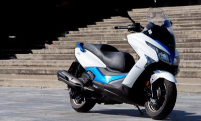 Φθινοπωρινή προσφορά Κymco X-Town 300i ABS Η επιστροφή από τις διακοπές ξεκινάει με εκπλήξεις! Γιατί αν μέχρι σήμερα «ήσασταν υπό σκέψη»... μάλλον καλά κάνατε! Με τη φθινοπωρινή προσφορά της Kymco μπορεί και να σταματήσετε τις σκέψεις και να αποκτήσετε το νέο mega scooter X-Τown 300i ABS Euro4 μόνο με 3.995€ μετρητοίς. Πρόκειται για νέο μοντέλο της Kymco, σχεδιασμένο από την αρχή και μελετημένο στη λεπτομέρεια. Παντρεύοντας συστατικά από τα επιτυχημένα Downtown 300i και Xciting-R 300i, δίνει έμφαση στον πλήρη εξοπλισμό, στην πολυτέλεια και στο χαμηλό κόστος χρήσης. Το πλαίσιο προέρχεται από το Downtown και ο κινητήρας από το Xciting-R 300i, έχοντας δεχθεί όμως μια σειρά σημαντικών βελτιώσεων, καλύπτοντας πλέον και τις προδιαγραφές Euro4. Παράλληλα, έχει αυξηθεί τόσο η χωρητικότητά του (276cc από 270) όσο και η ιπποδύναμή του (24,5 hp από 23,8). Όσον αφορά σε εξοπλισμό και χρηστικά χαρακτηριστικά, το X-Town δεν θα αφήσει κανέναν παραπονεμένο. Ο αποθηκευτικός χώρος κάτω από τη σέλα, που φωτίζεται και ανοίγει από τον κεντρικό διακόπτη, μπορεί να χωρέσει δύο full face κράνη. Ο πίνακας οργάνων φέρει συνδυασμό ψηφιακών και αναλογικών ενδείξεων, παρέχοντας πλήρη πληροφόρηση αλλά και trip computer. Κεντρικός διακόπτης με μαγνητική αντικλεπτική προστασία, φώτα τεχνολογίας LED, ρυθμιζόμενες μανέτες φρένων, ντουλαπάκι ποδιάς και θύρα φόρτισης USB συμπληρώνουν τον υπερπλήρη εξοπλισμό του. Για τον ανεφοδιασμό βενζίνης δεν απαιτείται ανέβα - κατέβα του αναβάτη, καθώς η τάπα πλήρωσης είναι στο τούνελ, ανάμεσα στα πόδια του.