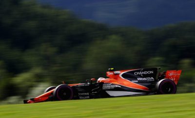 McLaren και Honda διακόπτουν τη συνεργασία τους στη F1 Τόκυο, Ιαπωνία, 15 Σεπτεμβρίου 2017 – Η Honda και η McLaren ανακοίνωσαν την απόφασή τους να διακόψουν τη συνεργασία τους στο Παγκόσμιο πρωτάθλημα Formula One (F1) της FIA* στο τέλος της αγωνιστικής περιόδου του 2017. Η συνεργασία ξεκίνησε το 2015 με την επιστροφή της ομάδας στους αγώνες F1, η οποία θα συνεχίζει να αγωνίζεται στους αγώνες που απομένουν μέχρι το τέλος της χρονιάς 2017.  Takahiro Hachigo, Πρόεδρος & Διοικητικός Εκπρόσωπος της Honda Motor Co., Ltd. «Είναι ατυχές το γεγονός ότι πρέπει να χωρίσουμε τους δρόμους μας με τη McLaren προτού εκπληρώσουμε τις φιλοδοξίες μας, ωστόσο, καταλήξαμε στη συγκεκριμένη απόφαση με την πεποίθηση ότι αυτή ήταν η καλύτερη κίνηση για το μέλλον και των δύο εταιριών. Ως εκπρόσωπος της Honda, θα ήθελα να εκφράσω την ειλικρινή ευγνωμοσύνη μου στους θεατές, οι οποίοι μας στήριξαν ιδιαίτερα, αλλά και στους οδηγούς, στα μέλη της ομάδας και σε όλους όσους συμμετείχαν σ’ αυτή, και μοιράστηκαν μαζί μας τις χαρές και τις απογοητεύσεις από την ημέρα που ξεκινήσαμε να ετοιμάζουμε την επιστροφή μας στην F1 το 2015. Η Honda θα συνεχίσει να δίνει μάχες μαζί με τη McLaren μέχρι το τέλος της αγωνιστικής περιόδου του 2017, όπως επίσης θα εξακολουθήσει τις αγωνιστικές της δραστηριότητες στην F1 το 2018 και πέραν αυτού».  Shaikh Mohammed bin Essa Al Khalifa, Εκτελεστικός Πρόεδρος και Επικεφαλής Εκτελεστικής Επιτροπής του Ομίλου McLaren «Η Honda είναι μία μεγάλη εταιρία, η οποία, όπως και η McLaren, βρίσκεται στη Formula 1 με στόχο τη νίκη. Παρότι η συνεργασία μας δεν είχε την επιθυμητή επιτυχία, δε υποβαθμίζει τη μεγάλη ιστορία που έχουν μοιραστεί οι δύο εταιρίες, ούτε και τις συνεχείς προσπάθειές μας να πετύχουμε στη Formula 1. Σ’ αυτή τη χρονική στιγμή, είναι προς το συμφέρον και των δύο εταιριών να κυνηγήσουμε τις αγωνιστικές μας φιλοδοξίες ξεχωριστά».  Zak Brown, Εκτελεστικός Διευθυντής, McLaren Technology Group  «Δεν τέθηκε ποτέ υπό αμφισβήτηση η αφοσίωση ή η προσπάθεια της Honda στην αποστολή για επιτυχίες στη Formula 1. Είναι αποδεδειγμένα νικητές και καινοτόμοι. Για διάφορους λόγους η συνεργασία δεν πέτυχε όσο θα ήθελε ο καθένας μας. Χωρίς αυτό να αφορά τις επιθυμίες και τις προσπάθειες, είτε από την πλευρά της Honda είτε της McLaren, ήρθε η ώρα να προχωρήσουμε μπροστά σε διαφορετικές κατευθύνσεις. Ως αγωνιζόμενοι, ελπίζουμε να δούμε το μεγάλο όνομα της Honda να επιστρέφει στην κορυφή – το άθλημά μας είναι καλύτερο χάρη στην εμπλοκή τους. Γνωρίζω ότι την ίδια άποψη συμμερίζονται όλοι στο άθλημα».