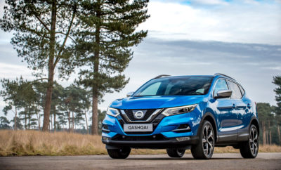 Νέο Nissan QASHQAI : το καλύτερο που έγινε τέλειο ! Το Nissan Qashqai, το πρώτο σε πωλήσεις crossover στην Ευρώπη, τώρα είναι διαθέσιμο με σημαντικές βελτιώσεις που ολοκληρώνουν τον premium χαρακτήρα του. Οι αναβαθμίσεις επικεντρώνονται στον σύγχρονο, νέο εξωτερικό σχεδιασμό, στα ακόμα πιο υψηλά επίπεδα ποιότητας στο εσωτερικό, στην βελτιωμένη οδηγική εμπειρία, αλλά και στην προσθήκη νέων τεχνολογιών του Nissan Intelligent Mobility για την επίτευξη ακόμη μεγαλύτερων επιπέδων άνεσης, εμπιστοσύνης και αυτοπεποίθησης για οδηγό και επιβάτες. Το εύρος των αλλαγών στο νέο Qashqai, είναι προϊόν της τροφοδότησης από τις απόψεις και τα σχόλια των πελατών, με γνώμονα να ενισχυθεί περαιτέρω η θέση του μοντέλου ως αδιαμφισβήτητου ηγέτη στην κατηγορία του. Για τον λόγο αυτό, προστέθηκε στην γκάμα του μοντέλου και η έκδοση Techna+, με σκοπό να θέσει ένα νέο σημείο αναφοράς ως προς την πολυτέλεια στην κατηγορία των crossovers C-SUV. Όταν κυκλοφόρησε το 2007, το Qashqai ήταν πραγματικά πρωτοποριακό και απέσπασε επαίνους για τον χαρακτήρα του και την αυτοπεποίθηση που προσέφερε στον οδηγό του. Τώρα στην ανανεωμένη του έκδοση και χάρη σε κάποιες σημαντικές, αλλά “αόρατες” στο γυμνό μάτι βελτιώσεις, ο χειρισμός και οι επιδόσεις του Qashqai αποκτούν ακόμα πιο εκλεπτυσμένη υπόσταση. Στα παραπάνω συμβάλλουν οι καινοτόμες τεχνολογίες που έχουν προστεθεί, ενώ άλλες έχουν αναβαθμιστεί με νέα χαρακτηριστικά ασφαλείας. Έτσι, για τους αγοραστές που αναζητούν νέα επίπεδα ευελιξίας στην οδήγηση, αλλά και μεγαλύτερη ελευθερία όταν το επιθυμούν, το νέο Qashqai θα είναι διαθέσιμο με την αυτόνομη τεχνολογία κίνησης ProPILOT της Nissan. Οι βελτιώσεις του Qashqai πραγματοποιήθηκαν από τις μηχανολογικές ομάδες της Nissan που εδρεύουν στο Ηνωμένο Βασίλειο, την Ισπανία και τη Γερμανία. Το αυτοκίνητο συνεχίζει να κατασκευάζεται στην υπερσύγχρονη μονάδα παραγωγής της Nissan στο Sunderland, στο Ηνωμένο Βασίλειο, ένα από τα πιο αποδοτικά εργοστάσια αυτοκινήτων στην Ευρώπη. Το νέο Qashqai, παρουσιάστηκε στο περασμένο Σαλόνι Αυτοκινήτου της Γενεύης, και ήδη διατίθεται εμπορικά και στην Ελλάδα. Το νέο Qashqai αναλυτικά Το Nissan Qashqai έχει ήδη κερδίσει μια περίοπτη θέση στο βιβλίο ιστορίας της αυτοκινητοβιομηχανίας. Ξεκίνησε την πορεία του όντας το μοναδικό crossover C-SUV και παρόλο που υπάρχουν πλέον περισσότερα από 20 ανταγωνιστικά μοντέλα, το Qashqai παραμένει το κριτήριο αναφοράς με ένα ασυναγώνιστο μερίδιο αγοράς που ξεπερνά το 10%. Με απλά λόγια, το Qashqai είναι το πιο επιτυχημένο μοντέλο στην Ευρώπη στην 83χρονη ιστορία της Nissan, με περίπου 2,3 εκατομμύρια πωλήσεις, από τότε που κυκλοφόρησε η αρχική του έκδοση το 2007. Έχει κερδίσει περισσότερα από 80 βραβεία, συμπεριλαμβανομένων 19 τίτλων αυτοκινήτου της χρονιάς. Έχει επίσης αντιταχθεί στους παραδοσιακούς κύκλους ζωής των προϊόντων της αυτοκινητοβιομηχανίας. Ο Μάρτιος του 2017 ήταν επίσημα ο πιο επιτυχημένος μήνας πωλήσεών του σε όλη την Ευρώπη, με περισσότερα από 33.000 πωληθέντα αυτοκίνητα. Για περισσότερα από 10 χρόνια το Qashqai αποτελεί το απόλυτο urban crossover. Συνδυάζει με επιτυχία την πρακτικότητα και τον χαρακτήρα ενός SUV με το “αποτύπωμα”, τη δυναμική οδήγηση και το κόστος λειτουργίας ενός hatchback. Οι σημαντικές νέες βελτιώσεις που το πλαισιώνουν, θα στηρίξουν και θα ενισχύσουν τη θέση του ως κυρίαρχου crossover στην Ευρώπη. Όπως συμβαίνει με όλα τα αυτοκίνητα της Nissan, κάθε αναβάθμιση, ανεξάρτητα από το πόσο μεγάλη ή μικρή είναι, πραγματοποιείται με γνώμονα τους πελάτες και βασίζεται στα σχόλιά τους. Για τον λόγο αυτό, η έρευνα της Nissan αποκάλυψε την επιθυμία των πελατών της για αλλαγές στο εξωτερικό στυλ, προκειμένου να δημιουργηθεί μια πιο σύγχρονη και εκλεπτυσμένη εμφάνιση του μοντέλου, όπως και περισσότερα premium χαρακτηριστικά και επιλογές για εκείνους που είναι διατεθειμένοι να τα αγοράσουν, σε κορυφαίου εξοπλισμού εκδόσεις. Παράλληλα, το αγοραστικό κοινό επιζητά πρόσθετες αλλά και νέες τεχνολογίες ασφάλειας, όταν βρίσκεται πίσω από το τιμόνι. Στην έκδοση Techna+, το Qashqai προσφέρει μια νέα premium επιλογή. Η έκδοση Techna+ στο Qashqai, έρχεται να προστεθεί στις υπάρχουσες Energy, Acenta, N-Connecta και Techna, με αποκλειστικά νέα χαρακτηριστικά υψηλής ποιότητας, απευθυνόμενη στους αγοραστές που αναζητούν το “απόλυτο” Qashqai. Στην καμπίνα, τα νέα καθίσματα υψηλής ποιότητας είναι επενδεδυμένα με μαλακό δέρμα nappa, συνοδευόμενα από πολυτελές τρισδιάστατο ανάγλυφο στα κεντρικό πλαίσιό τους, κάτι που τολμά για πρώτη φορά η Nissan στην Ευρώπη. Ο σχεδιασμός αυτός αναπαράγεται και στο πίσω μέρος της καμπίνας, ενώ το μαύρο δέρμα είναι στάνταρ, με την επιλογή ενός πλούσιου χρώματος σε απόχρωση δαμάσκηνου να παρέχεται ως προαιρετική, άνευ κόστους, επιλογή. Το κάθισμα του οδηγού διαθέτει ηλεκτρικά ελεγχόμενη πνευματική οσφυϊκή υποστήριξη τεσσάρων κατευθύνσεων, γεγονός που αποτελεί άλλη μια πρωτιά για την Nissan στην Ευρώπη. Αυτό επιτρέπει στους οδηγούς ανεξαρτήτως μεγέθους, να τελειοποιήσουν τη θέση τους καθίσματός τους, βελτιώνοντας την άνεση και μειώνοντας την κόπωση. Την όλη εμπειρία ολοκληρώνει η προσθήκη της λειτουργίας μνήμης του καθίσματος με δύο αποθηκευμένες προτιμήσεις που ρυθμίζουν ταυτόχρονα και τους εξωτερικούς καθρέπτες. Στάνταρ στην έκδοση Techna + είναι το νέο σύστημα ήχου BOSE Premium οκτώ ηχείων, ενώ εξωτερικά η έκδοση έρχεται με καλύμματα καθρεπτών σε χρώμα ασημί και με ράγες οροφής. Premium αναβάθμιση και στο εσωτερικό του νέου Qashqai Ο αντίκτυπος των premium αναβαθμίσεων στο Nissan Qashqai είναι πιο εμφανής στην καμπίνα του μοντέλου. Αυτό έχει ως συνέπεια την παροχή ακόμα υψηλότερων επιπέδων απτής ποιότητας, σε ένα οδηγοκεντρικό εσωτερικό με ενισχυμένο το αίσθημα του απόλυτου ελέγχου. Με την είσοδό τους στην καμπίνα του νέου Qashqai, το πρώτο πράγμα που θα αντικρύσει ο οδηγός του είναι το εντυπωσιακό νέο τιμόνι. Φτιαγμένο για να απηχεί τον σχεδιασμό των τελευταίων μοντέλων της Nissan παγκοσμίως, συμπεριλαμβανομένου του ολοκαίνουριου Micra και του νέου X-Trail, το τιμόνι αυτό είναι στάνταρ σε όλες τις εκδόσεις του Qashqai. Τώρα, σε σχήμα D, η επίπεδη βάση μεταφράζεται σε ευκολότερη είσοδο και έξοδο για τον οδηγό, καθώς και σε μια πιο σπορ εμφάνιση και αίσθηση. Το συμπαγές κεντρικό πλαίσιο του τιμονιού είναι μικρότερο από πριν με τρεις λεπτές ακτίνες, προσφέροντας χώρο στο πάνω από αυτό μέρος, μεγαλύτερο κατά 17% και βελτιώνοντας με αυτόν τον τρόπο την ορατότητα στον πίνακα οργάνων. Οι διακόπτες τεσσάρων κατευθύνσεων για τον χειρισμό των λειτουργιών (αριστερά) και του cruise control (δεξιά) είναι καινούργιοι και προσφέρουν στον οδηγό πιο διαισθητική χρήση, χωρίς να αποσπάται η προσοχή του από το δρόμο. Το πλάτος της στεφάνης έχει διευρυνθεί από 34mm σε 37,5mm, προκειμένου να προσφέρει μια πιο άνετη και ασφαλέστερη λαβή. Το νέο στυλ υψηλής ποιότητας συμπληρώνει η επένδυση χρώματος ασημί στην κεντρική ακτίνα, που “αντανακλά” την μπροστινή μάσκα τύπου “V-motion” της Nissan. H αναβάθμιση συνεχίζεται σε πολλά ακόμα σημεία του εσωτερικού, με τους αεραγωγούς και τις εσωτερικές λαβές των θυρών να έχουν διαμορφωθεί με ακόμα υψηλότερης ποιότητας υλικά, ενώ στον κεντρικό βραχίονα της κεντρικής κονσόλας, προστέθηκαν έξυπνες νέες ραφές ανάμεσα των δύο εμπρόσθιων καθισμάτων, όλα διαθέσιμα από την κατηγορία Acenta. Η οροφή του Qashqai είναι πλέον σκούρου χρώματος στην έκδοση Techna. Όσο για εκείνους που θα επιλέξουν το νέο Qashqai με το αυτόματο κιβώτιο CVT XTronic, θα απολαύσουν και την αίσθηση του δερμάτινου σχετικού επιλογέα. Οι διακόπτες των ηλεκτρικών παραθύρων έχουν αυτόματη λειτουργία και για τις τέσσερις πόρτες και είναι στάνταρ σε όλο το εύρος των εκδόσεων. Επιπλέον, όλα τα παράθυρα μπορούν να ανοίξουν και να κλείσουν εξ αποστάσεως μέσω του κλειδιού, κάτι πολύ χρήσιμο για την γρήγορη “ψύξη” του αυτοκινήτου τις ημέρες του καλοκαιριού. Νέα premium καθίσματα για ακόμα μεγαλύτερη άνεση Το υψηλό επίπεδο άνεσης στο Qashqai, ανέκαθεν είχε τους περισσότερους επαίνους από τους ιδιόκτητες του. Τώρα η Nissan ανεβάζει ακόμα πιο ψηλά τον πήχη, με τα εμπρός καθίσματα να έχουν επανασχεδιαστεί πλήρως από την έκδοση N-Connecta και πάνω. Έχοντας ομοιόμορφο στυλ, διαθέτουν μια εκτεταμένη βάση και σχήμα στήριξης για επιπρόσθετη άνεση. Έχουν υψηλότερη πλάτη και ώμους, δημιουργώντας ένα πιο ευρύχωρο περιβάλλον καμπίνας, πιο συναρπαστική αίσθηση του χώρου για τους επιβάτες, αλλά και βελτιωμένη ορατότητα για τους πίσω αντίστοιχους. Το πίσω μέρος των μπροστινών καθισμάτων έχει επανασχεδιαστεί, με ένα νέο και ανθεκτικό στις γρατζουνιές πλαστικό εξάρτημα και με δύο χρήσιμες τσέπες. Παράλληλα, με ένα λεπτότερο φινίρισμα, η Nissan κατάφερε να βελτιώσει τον ωφέλιμο χώρο για τα γόνατα των επιβατών στα πίσω καθίσματα. Στην έκδοση Acenta, οι επιβάτες επωφελούνται και από μια νέα και πιο ανθεκτική υφασμάτινη επένδυση στο υπάρχον σχέδιο των καθισμάτων. Εκτός των παραπάνω, τα σχόλια των πελατών οδήγησαν και στην περαιτέρω βελτίωση των δύο συστημάτων ψυχαγωγίας του Qashqai. Έτσι το σύστημα ψηφιακού ραδιοφώνου DAB είναι πλέον στάνταρ, ενώ η δορυφορική πλοήγηση NissanConnect με οθόνη αφής (στάνταρ στις εκδόσεις N-Connecta και άνω, προαιρετική στην Acenta), προσφέρει τόσο ένα έξυπνο διαδραστικό περιβάλλον λειτουργιών για τον χρήστη, όσο και μια νέα εμφάνιση. Στις εκδόσεις όπου είναι εγκατεστημένο το σύστημα NissanConnect, το νέο Qashqai διαθέτει τώρα μια κεραία οροφής τύπου “πτερύγιoυ καρχαρία" για καλύτερη λήψη, αλλά για μια πιο όμορφη εμφάνιση. Για την καλύτερη απόδοση κατά τη χρήση του hands-free στις τηλεφωνικές συνομιλίες, το ενσωματωμένο μικρόφωνο έχει μετατοπιστεί στον χώρο της φωτιστικής μονάδας για την ανάγνωση των χαρτών. Φωτεινό και ευρύχωρο , το εσωτερικό του Qashqai προσφέρει μια μεγάλη ευελιξία για έως και πέντε επιβάτες, με έξυπνες λύσεις αποθήκευσης και πρακτικά χαρακτηριστικά, είτε πρόκειται για μεμονωμένα πρόσωπα ή ζευγάρια και οικογένειες. Ο χώρος αποσκευών είναι επίσης ευέλικτος στην φόρτωση με χωρητικότητα 430 λίτρων που αυξάνεται στα 860 λίτρα, όταν τα πίσω καθίσματα αναδιπλωθούν σε διάταξη 60:40. Ακόμα, το πορτμπαγκάζ διαθέτει το καινοτόμο σύστημα Flexible Luggage Board της Nissan, το οποίο επιτρέπει την προσαρμογή των διαχωριστικών ραφιών σε 18 διαφορετικούς συνδυασμούς. Το ολοκαίνουριο ηχοσύστημα BOSE Premium “Αντικατοπτρίζοντας” τις απαιτήσεις των πελατών για ακόμα πιο αναβαθμισμένη επιλογή ηχοσυστήματος, το Qashqai διαθέτει πλέον ένα ολοκαίνουριο ηχοσύστημα οκτώ ηχείων. Το συγκεκριμένο σύστημα που φέρει την σφραγίδα της BOSE, του κορυφαίου κατασκευαστή ηχοσυστημάτων και εκλεκτού συνεργάτη της Nissan, διαθέτει δύο tweeters 25mm στη βάση του παρμπρίζ, ένα woofer 165mm σε κάθε μπροστινή πόρτα και ένα ηχείο 130mm σε κάθε πίσω πόρτα. Επιπλέον, δύο woofer των 115mm εδράζονται σε ένα 7.7 λίτρων ειδικά διαμορφωμένο περίβλημα τοποθετημένο στον χώρο αποθήκευσης της ρεζέρβας. Ένας ψηφιακός ενισχυτής BOSE με οκτώ κανάλια εξειδικευμένης προσαρμογής και επεξεργασίας του ψηφιακού σήματος, έχει επιμελώς τοποθετηθεί κάτω από το κάθισμα του συνοδηγού. Το αποτέλεσμα είναι συναρπαστικό για τους επιβάτες, αποτελώντας το πιο ολοκληρωμένο σύστημα ήχου που έχει προσφερθεί ποτέ σε ένα όχημα της Nissan στην Ευρώπη. Προσφέροντας μια ευρύτερη και συνάμα συναρπαστική ακουστική εμπειρία ακρόασης, οι επιβάτες απολαμβάνουν ήχο επιπέδου συναυλίας με ελάχιστη παραμόρφωση σε υψηλότερη ένταση. Με την προσθήκη του ηχοσυστήματος BOSE Premium στο Qashqai, η γκάμα των ηχοσυστημάτων στο μοντέλο έχει αυξηθεί από δύο σε τρεις. Οι δύο υπάρχουσες μονάδες έχουν δεχθεί επιπλέον ρυθμίσεις, προκειμένου να βελτιστοποιηθεί η ποιότητα του ήχου με βάση τις αλλαγές στο εσωτερικό του αυτοκινήτου. Αποτέλεσμα των παραπάνω ρυθμίσεων, είναι η ακόμα καλύτερη απόδοση με ενισχυμένη την τονική ισοστάθμιση, ιδιαίτερα στο μπάσο, για τον οδηγό και τους επιβάτες. Εξωτερική αναβάθμιση με ακόμα πιο σύγχρονο σχεδιασμό Με τις αλλαγές στο εξωτερικό του Qashqai να είναι έντονες και ορατές από κάθε γωνία του, το αυτοκίνητο διαθέτει τώρα μια ολοκαίνουργια σύγχρονη εμφάνιση, με ένα μοναδικό στυλ που η Nissan το ονομάζει “Premium Dynamism”. Το μπροστινό μέρος του Qashqai έχει πλήρως αναβαθμιστεί, διαθέτοντας έναν νέο προφυλακτήρα. Το μεγαλύτερο μέρος του έχει το χρώμα του αυτοκινήτου, ενώ το ορατό κομμάτι του μαύρου πλαστικού έχει υποστεί ένα υψηλής ποιότητας γυαλιστερό φινίρισμα. Επιπλέον, η ύπαρξη αεραγωγών σε κάθε πλευρά του προφυλακτήρα, συμβάλλει στην ψύξη του κινητήρα. Στο κάτω μέρος και στην μέση του προφυλακτήρα, βρίσκονται δύο νέα οριζόντια ένθετα διακοσμητικά, που είναι μαύρου χρώματος στις εκδόσεις Energy και Acenta και σατέν ασημένιο από την N-Connecta και πάνω. Οι εμπρόσθιοι προβολείς ομίχλης, που πλέον βρίσκονται σε χαμηλότερη θέση, είναι στάνταρ από την έκδοση Acenta. Στην “καρδιά” της επανασχεδιασμένης μπροστινής όψης του Qashqai βρίσκεται η τελευταία ενσάρκωση της γνωστής “εικονικής” μάσκας “V-motion” της Nissan, η οποία πλαισιώνει το νέο σήμα της φίρμας. Το νέο σήμα διατίθεται σε δύο εκδόσεις, όπου από την έκδοση N-Connecta και πάνω έχει ένα εντελώς επίπεδο φινίρισμα. Αυτό οφείλεται στο γεγονός ότι το αναβαθμισμένο ραντάρ, το οποίο αποτελεί μέρος του συστήματος Intelligent Emergency Braking (IEB) του Qashqai, βρίσκεται τώρα πίσω από αυτό. Το επίπεδο φινίρισμα του σήματος επιτρέπει στα “κύματα” του ραντάρ να περάσουν μέσα από αυτό ανεμπόδιστα. Στο προηγούμενο μοντέλο, το ραντάρ ήταν τοποθετημένο κάτω από τη μάσκα και σε μία πλευρά. Για τις εκδόσεις που δεν εξοπλίζονται με το IEB, μια δεύτερη έκδοση του διακριτικού σήματος κοσμεί την μάσκα, στο γνωστό τελευταίο σχεδιαστικό μοτίβο της Nissan. Η εμπρόσθια κάμερα, χάρη στην πρωτοποριακή τεχνολογία της Nissan, τώρα είναι διακριτικά τοποθετημένη στο χρωμιομένο περίγραμμα της γρίλιας και αναπαραγάγει εικόνα για το Intelligent Around View Monitor του Qashqai, που αποτελεί το καινοτόμο σύστημα πανοραμικής θέασης 360° της Nissan. Την νέα μάσκα πλαισιώνουν και νέοι προβολείς, με πολύ πιο ξεκάθαρη διαφοροποίηση αυτών του αλογόνου στις εκδόσεις Energy, Acenta και N-Connecta και των αντίστοιχων full LED στις Techna και Techna+ (οι οποίοι είναι προαιρετικοί στην N-Connecta). Στους προβολείς αλογόνου, η μέχρι τώρα χαρακτηριστική υπογραφή τύπου "μπούμερανγκ” στα φώτα ημέρας έχει αλλάξει, καθώς αποτελείται πλέον από εννέα LED αντί για έξι, με μεγαλύτερου εύρους φακούς. Αυτό έχει ως αποτέλεσμα μια πιο σύγχρονη και πολυτελή εμφάνιση. Η δέσμη διασταύρωσης των προβολέων ακολουθεί την επιτυχημένη συνταγή από το προηγούμενο μοντέλο και προσφέρει την ίδια απόδοση. Στη μεγάλη δέσμη, έχει ενσωματωθεί ένας νέου σχεδιασμού ανακλαστήρας με ένα ευρύτερο μοτίβο δέσμης που προσφέρει βελτιωμένη ορατότητα τη νύχτα. Το μέγεθος του ενσωματωμένου δείκτη κατεύθυνσης (φλας) έχει επίσης αυξηθεί. Για τα εκδόσεις του Qashqai με τον πλήρη φωτισμό LED, η υπογραφή "μπούμερανγκ" είναι επίσης καινούργια, εκτεινόμενη ακριβώς επάνω από την κορυφή της μονάδας φωτισμού. Στη δέσμη διασταύρωσης, το QASHQAI διαθέτει πλέον το Σύστημα Προσαρμοσμένου Φωτισμού (AFS). Αυτό σημαίνει ότι υπάρχουν δυναμικής κατεύθυνσης λαμπτήρες που λειτουργούν σε συνδυασμό με τις εισόδους ταχύτητας και διεύθυνσης του οχήματος. Το συγκεκριμένο σύστημα AFS με High Beam Assist εφαρμόζεται για πρώτη φορά σε μοντέλο της Nissan στην Ευρώπη και σημαίνει μεγαλύτερο φωτισμό στην κορυφή μιας γωνίας για καλύτερη ορατότητα και οδική ασφάλεια. Στη μεγάλη σκάλα, τα νέα ενσωματωμένα φώτα ημέρας αποτελούνται από τέσσερις νέους ανακλαστήρες LED. Το καπό του νέου Qashqai έχει επανασχεδιαστεί, με τις νέες πτυχές να είναι εμφανείς στην επιφάνεια του, έχοντας ακτίνα μόλις 5 χιλιοστών. Στο πίσω μέρος του νέου Qashqai, ο ανανεωμένος προφυλακτήρας έχει ένα πιο καλαίσθητο σχήμα και πιο φινετσάτο φινίρισμα. Για πρώτη φορά υπάρχουν δύο ξεχωριστοί προφυλακτήρες ανάλογα με την έκδοση του μοντέλου. Η διαφοροποίηση έγκειται στα ασημένιου χρώματος ένθετα που προστίθενται από την έκδοση N-Connecta και πάνω. Το φωτεινό μοτίβο του μπούμερανγκ των LED του Qashqai, έχει επεκταθεί σε ολόκληρο το φωτιστικό σώμα, προσθέτοντας οπτικό πλάτος στο πίσω μέρος του αυτοκινήτου. Ένα τρισδιάστατο αεροδυναμικό στοιχείο έχει σχεδιαστεί στο περίβλημα του φακού για να συμβάλλοντας στο μέτρο του δυνατού στη μείωση της οπισθέλκουσας, και κατ’ επέκταση στην μείωση της κατανάλωσης καυσίμου. Το εσωτερικό του πίσω φωτιστικού σώματος είναι πλέον πιο σκούρο από πριν, ενώ στην οροφή, η νέα κεραία τύπου “πτερυγίου καρχαρία” προσδίδει (στην εκδόσεις που διατίθεται) μια ξεχωριστή εμφάνιση. Η προσοχή στη σχεδίαση των λεπτομερειών αποτελεί βασικό στοιχείο στην αναβάθμιση του Qashqai και αυτό γίνεται αντιληπτό με τους πίσω αισθητήρες στάθμευσης. Στο προηγούμενο μοντέλο ήταν ενσωματωμένοι στον προφυλακτήρα, χωρίς όμως να είναι ευθυγραμμισμένοι με την επιφάνειά του. Στο νέο μοντέλο έχουν ευθυγραμμιστεί με την επιφάνεια του προφυλακτήρα, αποδεικνύοντας πως οι μικρές λεπτομέρειες κάνουν τη διαφορά. Κοιτάζοντας το νέο Qashqai σε θέση προφίλ, οι βελτιώσεις εκφράζονται μέσω μιας νέας σειράς ζαντών υψηλής ποιότητας σε μεγέθη των 17, 18 και 19 ιντσών. Όλες έχουν βελτιστοποιηθεί αεροδυναμικά για να μειώσουν τoν συντελεστή οπισθέλκουσας. Το μεγαλύτερο μέγεθος εξ αυτών διαθέτει δύο σχεδιαστικά στοιχεία, τα οποία είναι καινούργια για τη Nissan στην Ευρώπη και απεικονίζουν απόλυτα τον “πολυτελή δυναμισμό” του Qashqai. Οι αλλαγές στο Qashqai έχουν αυξήσει το συνολικό μήκος του κατά 17mm, με το σύνολο να μεταβάλλεται από 4.377 σε 4.394mm. Το πλάτος (1,806 mm) και το ύψος (1,595 mm) παραμένουν αμετάβλητα. Η παλέτα των εξωτερικών χρωμάτων του Qashqai, με συμπαγείς, μεταλλικές και περλέ αποχρώσεις έχει εμπλουτιστεί με δύο νέες επιλογές για εκείνους που πραγματικά θέλουν να ξεχωρίζουν. Τα συγκεκριμένα χρώματα αφορούν στο Vivid Blue και στο Chestnut Bronze. Περισσότερη αυτοπεποίθηση στην οδήγηση Η αυτοπεποίθηση στην οδήγηση, είναι ένα χαρακτηριστικό που η Nissan “ενσωματώνει” σε όλα τα οχήματά της σε όλο τον κόσμο. Σημαίνει μια ομαλή και εκλεπτυσμένη αίσθηση στο δρόμο με ακριβή, και χωρίς άγχος για τον οδηγό, διεύθυνση και χειρισμό του αυτοκινήτου. Η αίσθηση αυτή μετράται και συγκρίνεται στη βάση τριών σεναρίων : σε αυτοκινητόδρομους, σε επαρχιακούς δρόμους και σε αστικό περιβάλλον. Το Nissan Qashqai ανέκαθεν προσέφερε υψηλό βαθμό οδηγικής αυτοπεποίθησης. Τώρα, με αρκετές αναβαθμίσεις που δεν είναι όλες άμεσα ορατές για τον ιδιοκτήτη του, το νέο Qashqai κάνει αισθητή την υψηλή αίσθηση ασφάλειας και εμπιστοσύνης που αποπνέει, από την πρώτη κιόλας στιγμή που θα βρεθεί ο οδηγός πίσω το τιμόνι του. Η ομάδα ανάπτυξης στο Τεχνικό Κέντρο της Nissan στην Ευρώπη, εκμεταλλεύτηκε την πληροφόρηση που είχε από τους υπάρχοντες ιδιοκτήτες Qashqai. Αυτό τους προέτρεψε να επικεντρωθούν σε αναβαθμίσεις στην πορεία του Qashqai, βελτιώνοντας περαιτέρω τον χειρισμό και το σύστημα διεύθυνσης. Στον τομέα της άνεσης, προτεραιότητα δόθηκε στην πιο ήρεμη κίνηση του σώματος και την βελτιωμένη στάση σε περίπτωση πρόσκρουσης. Αυτό επιτεύχθηκε με την επανατοποθέτηση των αποσβεστήρων, τη μείωση της διαδρομής των ελατηρίων και τροποποιώντας τα πλαστικά εξαρτήματα. Ο βαθμός ακαμψίας της αντιστρεπτικής δοκού έχει αυξηθεί, προκειμένου να διατηρηθεί ένας αντίστοιχα υψηλός βαθμός στη οδηγική συμπεριφορά του αυτοκινήτου. Στο νέο μοντέλο, η μειωμένη κίνηση του πλαισίου, όταν το όχημα περνάει από εγκάρσιες ανωμαλίες του οδοστρώματος, οφείλεται στις αλλαγές που έχουν γίνει στο σύστημα Active Ride Control. Για να βελτιώσει το χειρισμό του Qashqai, η ομάδα των μηχανικών έχει δημιουργήσει μια ασφαλέστερη αίσθηση και βελτιωμένη ανιχνευσιμότητα της γραμμής μέσω των γωνιών. Αυτό έχει επιτευχθεί με ένα νέο πιο παχύ άξονα διεύθυνσης και με αλλαγές στην στρέψη του τιμονιού γύρω από το “νεκρό” του σημείο. Έτσι με την νέα τεχνολογία που ονομάζεται Active Return Control το τιμόνι επιστρέφει στο κέντρο πιο φυσικά, με βελτιωμένη ακρίβεια κατά την οδήγηση. Η συναρμογή πίσω από το νέο τιμόνι διαθέτει ένα νέο δυναμικό αποσβεστήρα, που έχει ως αποτέλεσμα τη μείωση των κραδασμών στα χέρια του οδηγού. Υψηλή ποιότητα κύλισης για οδηγό και επιβάτες Το νέο Qashqai χαρακτηρίζεται και από σημαντικές βελτιώσεις στους τομείς του θορύβου, των κραδασμών και της κύλισης. Ηχομονωτικά υλικά υψηλής ποιότητας έχουν προστεθεί τόσο εντός των εμπρόσθιων θυρών, όσο και πίσω από τους θόλους των πίσω τροχών. Πρόσθετα υλικά σφράγισης γύρω από τις μπροστινές πόρτες έχει ενσωματωθεί, ενώ η γυάλινη πίσω πόρτα του χώρου αποσκευών είναι πλέον παχύτερη (από 3,15 χιλιοστά σε 3,85 χιλιοστά), προκειμένου να βελτιωθεί η εμπειρία των πίσω επιβατών. Τα παραπάνω έχουν ως αποτέλεσμα την ακόμα μεγαλύτερη μείωση των θορύβων κατά την κύλιση, αλλά και των αεροδυναμικών θορύβων στο νέο Qashqai. Παράλληλα, έχει μειωθεί αισθητά και ο προερχόμενος θόρυβος από τον χώρο του κινητήρα πετρελαίου 1.6 λίτρων, χάρη στις βελτιώσεις βαθμονόμησής του. Όλες αυτές οι αλλαγές “μεταφράζονται” για τους επιβαίνοντες, σε μια πιο ήσυχη καμπίνα που δημιουργεί ένα ακόμα πιο συναρπαστικό συναίσθημα και μειώνει τα επίπεδα κόπωσης. Επίσης με τον τρόπο αυτό, βελτιώνεται και η ηχητική εμπειρία και η εν γένει απόδοση του handsfree Bluetooth. Η συγκεκριμένη αλλαγή έχει ποσοτικοποιηθεί από τους μηχανικούς της Nissan ως μια βελτίωση κατά 5% σε ότι αφορά τη δυνατότητα κατανόησης της ομιλίας κατά τη διάρκεια μιας συνομιλίας εντός του αυτοκινήτου, γεγονός που αποτελεί σημαντικό βήμα. Η αεροδυναμική απόδοση ήταν πάντα ένα ισχυρό πλεονέκτημα του Qashqai, που συμβάλλει στην χαμηλή κατανάλωση καυσίμου. Ακόμη και μετά από τόσες αλλαγές στον εξωτερικό σχεδιασμό, το νέο μοντέλο συνεχίζει να διατηρεί το συντελεστή οπισθέλκουσας 0,32, μέγεθος μεταξύ των καλύτερων στην κατηγορία. Αυτό έχει ενισχυθεί με τη νέα τεχνολογία “vortex generator” που βρίσκεται στην κάτω πλευρά του μπροστινού προφυλακτήρα του αυτοκινήτου. Ορατά συνήθως μόνο στις αεροναυπηγικές και αεροδιαστημικές βιομηχανίες, αυτά τα μικρά ανυψωμένα τμήματα στην μαλακή επιφάνεια του προφυλακτήρα διασπούν τη ροή του αέρα κάτω από το αυτοκίνητο. Αυτό συμβάλλει στη μείωση του συντελεστή οπισθέλκουσας, ενώ ταυτόχρονα βελτιώνει τον θόρυβο του ανέμου. Η Nissan πιστεύει ότι πρόκειται για μια νέα καινοτομία στην αεροδυναμική της αυτοκινητοβιομηχανίας και έχει υποβάλει αίτηση για δίπλωμα ευρεσιτεχνίας. Νέες τεχνολογίες Nissan Intelligent Mobility, συμπεριλαμβανομένης της αυτόνομης οδήγησης ProPILOT Με το Nissan Intelligent Mobility ορίζεται το σύνολο των προηγμένων τεχνολογιών της μάρκας που καθιστούν τα αυτοκίνητά της πιο επιθυμητά, επαναπροσδιορίζοντας τον τρόπο με τον οποίο οδηγούνται, τροφοδοτούνται και ενσωματώνονται στην κοινωνία. Ο στόχος είναι οι οδηγοί της Nissan να αισθάνονται πιο σίγουροι, ενθουσιασμένοι και συνδεδεμένοι, ενισχύοντας ταυτόχρονα την οδική ασφάλεια. Για τον λόγο αυτό, η Nissan θα παρουσιάσει το ProPILOT στο νέο Qashqai στο πρώτο τρίμηνο του επόμενου έτους. Είναι το πρώτο στάδιο του ταξιδιού της μάρκας στην αυτόνομη οδήγηση, δίνοντας στους οδηγούς περισσότερη ελευθερία, επιτρέποντάς τους να αυτοματοποιήσουν τα κοσμικά στοιχεία της κινητικότητάς τους, αν το επιθυμούν. Το ProPILOT θα ελέγχει το σύστημα διεύθυνσης, την επιτάχυνση και το φρενάρισμα σε μια λωρίδα κυκλοφορίας σε αυτοκινητόδρομους, τόσο σε συνθήκες βεβαρυμένης κυκλοφορίας όσο και στις υψηλές ταχύτητες. Βασίζεται στις τρεις τεχνολογίες Lane Keep Assist (LKA), Intelligent Cruise Control (ICC) και Traffic Jam Pilot (TJP). Εύχρηστο στη χρήση, το ProPILOT θα ενεργοποιείται μέσω ενός κουμπιού στο τιμόνι του Qashqai. Οι πληροφορίες θα εμφανίζονται στον κεντρικό πίνακα οργάνων. Περισσότερες λεπτομέρειες σχετικά με το ProPILOT θα είναι διαθέσιμες όταν θα ξεκινήσει η εμπορική διάθεσή του. Πέρα από τα παραπάνω, στο Qashqai έχουν προστεθεί και νέες τεχνολογίες του Nissan Intelligent Mobility. Μια εξ αυτών είναι η οπίσθια ειδοποίηση Cross Traffic Alert, που έρχεται να μετριάσει τον κίνδυνο πρόσκρουσης στις χαμηλές ταχύτητας κατά την αναστροφή σε έναν χώρο στάθμευσης. Το συγκεκριμένο σύστημα είναι τώρα διαθέσιμο για πρώτη φορά, δίνοντας οπτικές και ακουστικές προειδοποιήσεις στον οδηγό όταν κινείται με την όπισθεν και αντιληφθεί όχημα κοντά του. Το Ευφυές Σύστημα Πέδησης Έκτακτης Ανάγκης (Intelligent Emergency Braking) υπήρχε στο Qashqai από το 2014 και αναβαθμίστηκε με την προσθήκη της λειτουργίας αναγνώρισης πεζών. Αυτή η πρωτοποριακή τεχνολογία συμβάλλει στην αποφυγή των συγκρούσεων με τους πεζούς, συνδυάζοντας ένα εμπρόσθιο ραντάρ με μια κάμερα. Επιπλέον, το σύστημα Προειδοποίησης Τυφλού Σημείου (Blind Spot Warning), βασίζεται τώρα στα δεδομένα του ραντάρ και όχι στις εικόνες της κάμερας, πράγμα που σημαίνει ότι λειτουργεί σε ένα ευρύτερο τόξο και με βελτιωμένη ακρίβεια ανίχνευσης. Το Qashqai συνεχίζει να προσφέρεται με τα συστήματα Traffic Sign Recognition (Αναγνώριση Πινακίδων Κυκλοφορίας), Intelligent Driver Alertness (Ευφυής Ειδοποίηση Οδηγού), Intelligent Park Assist (Eυφυής Υποβοήθηση Στάθμευσης), Intelligent Around View Monitor (Ευφυές Σύστημα Πανοραμικής Θέασης) και Lane Departure Warning (Προειδοποίηση Απόκλισης από την Λωρίδα Κυκλοφορίας). Με τα νέας γενιάς συστήματα ελέγχου που έχουν προστεθεί σε πολλές από τις τεχνολογίες του αυτοκινήτου, η Nissan επιτυγχάνει τη βελτιστοποίηση της απόδοσης των επιμέρους λειτουργιών τους. Νέα τεχνολογία στο Qashqai είναι και το Stand Still Assist (SSA), το οποίο συμπληρώνει το Hill Start Assist (HSA) σε αυτοκίνητα με χειροκίνητο κιβώτιο ταχυτήτων. Το SSA κρατάει το αυτοκίνητο σε θέση στάθμευσης για έως και τρία λεπτά, οπότε και ενεργοποιείται αυτόματα το χειρόφρενο. Το SSA λειτουργεί σε δρόμους με κλίσεις, επιτρέποντας στον οδηγό να πάρει το πόδι του από το φρένο. Έτσι βελτιώνεται η ασφάλεια, ενισχύεται η αυτοπεποίθηση του οδηγού και μειώνει την κόπωσή του. Η ενεργοποίηση του συστήματος γίνεται αντιληπτή με την ενδεικτική πράσινη λυχνία στον πίνακα οργάνων. Εξίσου σημαντικό είναι ότι το νέο Qashqai διατηρεί τα πέντε αστέρια στην αξιολόγησή ασφαλείας του Euro NCAP. Αποδοτικοί κινητήρες, με κορυφαίες εκπομπές CO2 που ξεκινούν από 99g / km Η γκάμα των αποδοτικών κινητήρων του Qashqai παραμένει, προσφέροντας επιλογές βενζίνης ή πετρελαίου, εξατάχυτου χειροκίνητου ή CVT XTronic αυτόματου κιβωτίου ταχυτήτων και κίνησης σε δύο ή τέσσερις τροχούς, καλύπτοντας στο έπακρο τις ανάγκες των υποψήφιων αγοραστών. Η γκάμα περιλαμβάνει φυσικά και τον 1.5 λίτρων diesel κινητήρα των 110PS, ο οποίος με εκπομπές CO2 μόλις 99g / km και οικονομία καυσίμου από μόλις 3,8 λίτρα / 100km, θεωρείται ο κορυφαίος της κατηγορίας. Κινητήρας 1.5 110PS diesel 1.6 130PS diesel 1.6 130PS diesel 1.6 130PS diesel 1.2 115PS βενζίνη 1.2 115PS βενζίνη 1.6 163PS βενζίνη Μετάδοση 6MT (2WD) 6MT (2WD) CVT (2WD) 6MT (4WD) 6MT (2WD) CVT (2WD) 6MT (2WD) CO2 (g/km) 99 116 122 129 129 129 134 Μικτός Κύκλος (l/100km) 3.8 4.4 4.7 4.9 5.6 5.6 5.8 Δεδομένα σε συνάρτηση με τροχούς 16,17,18 και 19 ιντσών. Βασικός εξοπλισμός, επιλογές και αξεσουάρ Κάθε νέο Nissan Qashqai έρχεται με έξι αερόσακους ως στάνταρ στον εξοπλισμό του, καθώς και με συστήματα υποστήριξης οδηγού που περιλαμβάνουν το αντί-μπλοκαρισμα των φρένων, την ηλεκτρονική κατανομή της πέδησης και τον έλεγχο της ευστάθειας. Στον βασικό εξοπλισμό περιλαμβάνονται επίσης ο αναλογικός κλιματισμός, το σύστημα παρακολούθησης της πίεσης των ελαστικών, το ψηφιακό ραδιόφωνο DAB (όπου διατίθεται), η συνδεσιμότητα μέσω Bluetooth, το cruise control με περιοριστή ταχύτητας και οι ηλεκτρικά ρυθμιζόμενοι και θερμαινόμενοι καθρέπτες. Ανάλογα με την έκδοση, τα χαρακτηριστικά που διατίθενται περιλαμβάνουν διζωνικό κλιματισμό, αυτόματους προβολείς και υαλοκαθαριστήρες, αναδιπλούμενους καθρέπτες και φιμέ κρύσταλλα. Πολλά από τα χαρακτηριστικά κάποιων εκδόσεων δύναται να διατεθούν ως προαιρετικά και σε προηγούμενες εκδόσεις. Οι πρόσθετες επιλογές περιλαμβάνουν την πανοραμική πλήρους μήκους γυάλινη οροφή με συρόμενο σκιάστρο, διακοσμητικά ένθετα και μαρσπιέ. Στα αυθεντικά αξεσουάρ της Nissan περιλαμβάνονται πλέγμα για σκύλους στον χώρο αποσκευών, ράγες οροφής και κοτσαδόρος. Τo νέο Nissan QASHQAI, έρχεται να κατακτήσει τις καρδιές των υποψήφιων αγοραστών σε μια άκρως δελεαστική τιμή, που ξεκινά από τις 19.190€, για τον υπερτροφοδοτούμενο κινητήρα βενζίνης των 1.2 λίτρων (115PS) και από 21.790 € για τον κινητήρα diesel 1.5 dCi.