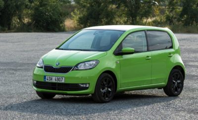 ŠKODA CITIGO: μικρό, ευέλικτο και γοητευτικό, με νέα εμπρός και πίσω όψη»  Νέα εμπρός όψη με καινούργια σχεδίαση στο καπό, τους προφυλακτήρες, τα φώτα ομίχλης και τη γρίλια ψυγείου  Φώτα ημέρας LED και πίσω φώτα σε σκούρο πλαίσιο (στάνταρ από το Ambition και πάνω, προαιρετικά για το Active)  Φώτα ομίχλης με λειτουργία cornering (προαιρετικά από το Active και πάνω)  Σύστημα City Safe Drive με αισθητήρες φωτός και βροχής με λειτουργία Coming Home (προαιρετικά από την έκδοση Active και πάνω)  Ζάντες αλουμινίου σε σχέδιο στροβίλου Η ŠKODA αναβαθμίζει το μικρότερο μέλος της σειράς των μοντέλων της. Το ŠKODA CITIGO διατίθεται πια με τρεις ή πέντε πόρτες και πολλά νέα χαρακτηριστικά από άποψη σχεδίασης, τεχνολογίας και εξοπλισμού. Το αυτοκίνητο της πόλης ξεχωρίζει απ’ όλα τα άλλα. Το μπρος, πίσω και πλαϊνό μέρος διακρίνονται για τα ακριβή τους σχήματα, τα σαφή άκρα και τις λείες επιφάνειες. Άμεσα αναγνωρίσιμο ως ένα ελκυστικό, μοντέρνο και πρακτικό όχημα πόλης, το ŠKODA CITIGO συνδυάζει μοντέρνα τεχνολογία και μοντέρνα αστική κινητικότητα. Σχεδίαση: μικρό αλλά ευρύχωρο Με μήκος 3,597 μ, πλάτος 1,645 μ και ύψος 1,478 μ (το 5-θυρο μοντέλο), το ŠKODA CITIGO είναι ένα από τα μικρότερα αλλά πλέον ευρύχωρα αυτοκίνητα της κατηγορίας του. Υπάρχει η επιλογή ανάμεσα σε τέσσερις εκδόσεις: Αctive, Ambition και Style.Το ŠKODA CITIGO είναι ένα πλήρες αυτοκίνητο πόλης – τόσο ευέλικτο όσο και κομψό. Η πλήρως αναθεωρημένη εμπρός όψη συμπεριλαμβάνει ένα νέο καπό, τροποποιημένο προφυλακτήρα, ανακαινισμένα φώτα ομίχλης και επανασχεδιασμένη γρίλια ψυγείου στην κλασική γραμμή ŠKODA. Οι προβολείς διαθέτουν φώτα ημέρας LED (στάνταρ για Ambition, Style προαιρετικό για το Active). Τα φώτα ομίχλης διατίθενται τώρα με λειτουργία cornering – ακολουθούν την κίνηση του τιμονιού - (προαιρετικά από το Active και πάνω). Το σύστημα City Safe Drive με αισθητήρες φωτός και βροχής καθώς και με λειτουργία Coming Home παρέχουν μεγαλύτερη άνεση (προαιρετικά από το Active και πάνω). Η επανασχεδιασμένη πίσω όψη χαρακτηρίζεται από τα πίσω φώτα σε σκούρο πλαίσιο (από το Ambition και πάνω), Στις εκδόσεις Ambition και Style, η οροφή και οι πλευρικοί καθρέφτες διατίθενται σε λευκό και μαύρο ως έξτρα (δεν ισχύει για τα χρώματα Sunflower Yellow και Dark Sapphire Blue). Οι ζάντες αλουμινίου διατίθενται στις 14, 15 και 16 ίντσες. Οι νέες ζάντες αλουμινίου 15’’ Conan (προαιρετικές για το Style) διατίθενται σε ασημί ή στιλπνό ανθρακί. Το σχήμα των οκτώ ακτίνων δίνει την εντύπωση στροβίλου. Οι στιλπνές μαύρες ζάντες αλουμινίου 16’’ Scorpius είναι νέες στη σειρά και διατίθενται προαιρετικά για τα Active, Ambition και Style. Όσον αφορά τα χρώματα του αυτοκινήτου, το ζωηρό στάνταρ χρώμα Kiwi Green [πράσινο του ακτινιδίου] αντικαθιστά το μεταλλικό Spring Green. Στο εσωτερικό του, το αυτοκίνητο της πόλης παρουσιάζει μεγάλες εσωτερικές διαστάσεις, κλασικές για τη ŠKODA. Το ŠKODA CITIGO προσφέρει χωρητικότητα πορτμπαγκάζ 251 λίτρων και πλάτος χώρου επιβατών 1,369 μ (στις 5-θυρες εκδόσεις). Με την αναδίπλωση των πίσω καθισμάτων, ο χώρος αποσκευών φτάνει τα 951 λίτρα στο 3-θυρο και τα 959 στο 5-θυρο. Το μακρύ μεταξόνιο των 2,42 μ δημιουργεί μεγάλο χώρο πίσω – τέσσερις συνολικά επιβάτες μπορούν να απολαύσουν το ταξίδι τους με άνεση. Η λειτουργία EasyEntry στην 3-θυρη έκδοση (στάνταρ για Ambition και Style, προαιρετική για το Active) καθιστά πιο εύκολη την είσοδο των επιβατών στον πίσω χώρο. Το πίσω εσωτερικό ύψος είναι ένα γενναιόδωρο 0,947 μ (0,993 μ μπροστά). Ο χώρος επιβατών πίσω επίσης έχει ένα αξιοσημείωτο πλάτος 1,389 στο 3-θυρο και 1,388 στο 5-θυρο. Δερμάτινο τιμόνι πολλαπλών λειτουργιών και Climatronic Το ταμπλό του ŠKODA CITIGO έχει περιποιημένη και λιτή σχεδιαστική γραμμή. Ο πίνακας οργάνων με ταχύμετρο, στροφόμετρο και δείκτη καυσίμου έρχεται σε νέο σχέδιο και διατίθεται σε δύο παραλλαγές. Το στάνταρ τριάκτινο τιμόνι φέρει το λογότυπο της ŠKODA και είναι τώρα διαθέσιμο ως τιμόνι πολλαπλών λειτουργιών με δερμάτινο κάλυμμα προαιρετικά για τα Ambition και Style). Τα κουμπιά του επιτρέπουν τον έλεγχο του ραδιοφώνου και του τηλεφώνου χωρίς να χρειάζεται να αφήσει ο οδηγός το τιμόνι από τα χέρια του. Το σύστημα ηλεκτρονικού κλιματισμού Climatronic (προαιρετικό με την έκδοση Ambition) εξασφαλίζει ευχάριστες θερμοκρασίες την κάθε στιγμή. Το σύστημα ενημέρωσης/ψυχαγωγίας Swing και η εφαρμογή Move&Fun επιτρέπουν τη σύνδεση των smartphone Η νέα γενιά συστημάτων ραδιοφώνου και ενημέρωσης/ψυχαγωγίας Blues και Swing προσφέρει πολλές επιλογές συνδεσιμότητας – από μια σύνδεση aux-in μέχρι υποδοχή κάρτας SD και θύρας USB. Η παραλλαγή Swing διαθέτει επιπλέον έγχρωμη οθόνη, έξι ηχεία και σύνδεση Bluetooth, που σημαίνει ότι το σύστημα ενημέρωσης/ψυχαγωγίας Swing μπορεί να συνδεθεί με το smartphone. Η εφαρμογή Move&Fun, για τα λειτουργικά συστήματα iOS και Android, παρέχει πλοήγηση, πληροφορίες ταξιδιού, τηλεφωνήματα hands-free, συμβουλές για αποδοτική οδήγηση και, φυσικά, ραδιόφωνο και μουσική. Μια οθόνη Maxi-DOT είναι επίσης διαθέσιμη ως έξτρα ( στάνταρ για τον κινητήρα CNG, προαιρετική για τις εκδόσεις Ambition και Style). Συστήματα υποστήριξης οδηγού και πλήρης εξοπλισμός ασφαλείας Τα φρένα έκτακτης ανάγκης βοηθούν να αποτρέπονται οπίσθιες συγκρούσεις στην κυκλοφορία εντός της πόλης. Η βοηθητική αυτή λειτουργία είναι αυτόματα ενεργή σε ταχύτητες ανάμεσα στα 5 και τα 30 χλμ/ω. Ένας αισθητήρας λέιζερ, ο οποίος είναι ενσωματωμένος στη βάση του κεντρικού καθρέφτη, σαρώνει μια περιοχή 10 μέτρων μπροστά από το όχημα. Σε περίπτωση επικείμενης σύγκρουσης – εάν δεν αντιδράσει ο οδηγός – το σύστημα πέδησης προετοιμάζεται άμεσα και η υδραυλική λειτουργία Brake Assist γίνεται πιο ευαίσθητη. Το σύστημα αρχίζει επίσης να εφαρμόζει πλήρη πέδηση μέχρι να ακινητοποιηθεί το όχημα αν χρειάζεται, ή – εάν ο οδηγός δεν φρενάρει αρκετά δυνατά –ενισχύει αυτόματα τη δύναμη πέδησης. Ο στάνταρ εξοπλισμός περιλαμβάνει τέσσερις αερόσακους, ESC [ηλεκτρονικό έλεγχο σταθερότητας], σύστημα ελέγχου πρόσφυσης, EDL [ηλεκτρονική εμπλοκή διαφορικού], ηλεκτρομηχανική υποβοήθηση τιμονιού, ζώνες ασφαλείας τριών σημείων σε όλες τις θέσεις, προεντατήρες για τις ζώνες των μπροστινών καθισμάτων, υποδοχές παιδικού καθίσματος Isofix στις πίσω θέσεις (και με άνω σημείο πρόσδεσης), αυτόματη ενεργοποίηση των φώτων κινδύνου σε ενδεχόμενο φρενάρισμα έκτακτης ανάγκης, Hill-Hold Control [έλεγχος οχήματος σε ανηφόρες/κατηφόρες], και παρακολούθηση της πίεσης των ελαστικών. Επιλογή τριών κινητήρων με τρεις κυλίνδρους Το ŠKODA CITIGO χρησιμοποιεί σύγχρονους τρικύλινδρους κινητήρες. Οι εμπρός και εγκάρσια τοποθετημένοι κινητήρες παράγουν 44 kW (60 PS), 50 kW (68 PS, με φυσικό αέριο CNG) και 55 kW (75 PS) και κινούν τους μπροστινούς τροχούς. Σε όλες τις περιπτώσεις, ο κυβισμός είναι 1,0 λίτρο (999 κ.ε.). Παρά τον μικρό κυβισμό, όλες οι παραλλαγές του συστήματος κίνησης του ενός λίτρου χαρακτηρίζονται από υψηλή ροπή στρέψης με χαμηλά επίπεδα θορύβου και μεγάλη απόδοση. Όλοι οι κινητήρες υπερκαλύπτουν τις αυστηρές προδιαγραφές ρύπων EU6 της Ευρωπαϊκής Ένωσης. Στο βασικό επίπεδο, ο κινητήρας είναι του ενός λίτρου με 44 kW (60 PS). Η μέγιστη ροπή 95 Nm επιτυγχάνεται στις 3.000 στροφές. Το ŠKODA CITIGO επιταχύνει από το 0 ως τα 100 χλμ/ω σε 14,4 δευτερόλεπτα. Η τελική του ταχύτητα είναι 162 χλμ/ω. Με το κιβώτιο των πέντε ταχυτήτων, έχει συνδυασμένη κατανάλωση 4,4 λίτρων ανά 100 χλμ κατά μέσο όρο και εκπέμπει 101 g CO2 ανά χλμ. Φυσικό αέριο CNG: κινητήρας G-TEC, μια φιλική προς το περιβάλλον εναλλακτική λύση Όπως και στις παραλλαγές Green tec, το κινούμενο με φυσικό αέριο ŠKODA CITIGO 1.0 G-TEC χρησιμοποιεί ως στάνταρ τη λειτουργία Stop-Start και την ανάκτηση ενέργειας κατά την πέδηση. Ο κινητήρας που λειτουργεί με το ιδιαίτερα φιλικό προς το περιβάλλον συμπυκνωμένο φυσικό αέριο CNG μπορεί να παραγγελθεί για τις εκδόσεις Active, Ambition (όχι για το Style). Η εναλλακτική λύση του φυσικού αερίου χρησιμοποιείται από τον γνωστό μας τρικύλινδρο κινητήρα του ενός λίτρου που έχει βελτιστοποιηθεί ειδικά για τη χρήση CNG. Η ισχύς του είναι στα 50 kW (68 PS). Ο συνδυασμός CNG και τεχνολογίας Green tec κάνει το μικρότερο μοντέλο της ŠKODA ιδιαίτερα αποδοτικό και φιλικό προς το περιβάλλον. Το ŠKODA CITIGO 1.0 G-TEC τα καταφέρνει με μόλις 4,5 κιλά φυσικού αερίου ανά 100 χλμ. Ταυτόχρονα, εκπέμπει μόνο 82 g CO2 ανά χλμ και διαπρέπει εξασφαλίζοντας ενεργειακή απόδοση Α κλάσης. Μετάδοση, σύστημα διεύθυνσης και ελαφριά κατασκευή Το μικρό ŠKODA CITIGO με τους βραχείς πίσω και μπρος προβόλους, το μακρύ μεταξόνιο και το στιβαρό αμάξωμα αποτελεί τη βάση για ένα τέλεια ρυθμισμένο σασί και καλή δυναμική. Το ελαφρύ, υψηλής αντοχής ατσάλι μειώνει το βάρος και ενισχύει την ασφάλεια. Το χαμηλό βάρος τόσο του χειροκίνητου όσο και του αυτόματου κιβώτιου ταχυτήτων καθώς και η ευφυής λειτουργία του συστήματος διεύθυνσης μειώνουν επίσης την κατανάλωση καυσίμου. Σε όλες τις εκδόσεις, χρησιμοποιείται ηλεκτρομηχανική υποβοήθηση τιμονιού με έναν ενεργοποιητή πάνω στην κολόνα διεύθυνσης. Η υποβοήθηση ενεργοποιείται μόνο όταν είναι αναγκαίο. Το ŠKODA CITIGO έρχεται είτε με χειροκίνητο κιβώτιο πέντε ταχυτήτων ή με αυτόματο κιβώτιο. Η έμφαση δόθηκε στη δημιουργία μιας μικρής και συμπαγούς κατασκευής που θα ζυγίζει ελάχιστα. Το χειροκίνητο κιβώτιο ζυγίζει μόνο 27 κιλά. Με βάρος λιγότερο από 30 κιλά, το αυτόματο κιβώτιο – γνωστό ως ASG – είναι ένα από τα ελαφρύτερα αυτόματα κιβώτια ταχυτήτων που κατασκευάστηκαν ποτέ. Το αυτόματο κιβώτιο μειώνει την κατανάλωση βενζίνης κατά 0,1 του λίτρου ανά 100 χλμ σε σχέση με το χειροκίνητο. Η σχεδίαση του αμαξώματος του ŠKODA CITIGO δεν αποτελεί μόνο σημείο αναφοράς από άποψη ασφάλειας. Με τη στιβαρότητά του, ικανοποιεί και τις πλέον υψηλές απαιτήσεις από άποψη άνεσης όσον αφορά την ηχομονωτική και αντικραδασμική συμπεριφορά. Πληθώρα ‘Simply Clever’ στοιχείων στο αυτοκίνητο Η αφθονία διαφορετικών και ευφυών στοιχείων, που είναι διαθέσιμα σε όλα τα μοντέλα της καθιερωμένης στον χώρο του αυτοκινήτου Τσεχικής βιομηχανίας, έχει γίνει το μότο για όλη τη σειρά των προϊόντων της: ‘SIMPLY CLEVER’. Ακόμη και αυτό το μικρότερο μοντέλο βρίθει από χαρακτηριστικά που κάνουν το ταξίδι απόλαυση. Ας διαλέξουμε να αναφέρουμε μερικά: ομπρέλα κάτω από το κάθισμα του συνοδηγού, ανακλαστικό γιλέκο ασφαλείας κάτω από το κάθισμα του οδηγού, αναδιπλωνόμενο άγκιστρο για τσάντες στο πόμολο από το ντουλαπάκι του συνοδηγού, αποθηκευτικά διχτάκια στη μέσα πλευρά της πλάτης των μπροστινών καθισμάτων (στάνταρ από το Ambition και πάνω), θήκη συσκευής πολυμέσων στην κεντρική κονσόλα, θήκη εισιτηρίων στο παρμπρίζ και στο σκιάδιο, ποτηροθήκη ανάμεσα στα δύο μπροστινά καθίσματα, υποδοχή για μπουκάλι 1,5 λίτρου στους αποθηκευτικούς χώρους των μπροστινών θυρών, ρυθμιζόμενο ψευδο-δάπεδο πορτμπαγκάζ, διχτάκια και άγκιστρα για την ασφάλιση των αποσκευών, αναδιπλωνόμενη πλάτη στο κάθισμα του συνοδηγού (5-θυρο μοντέλο), αποθηκευτικοί χώροι δίπλα στα πίσω καθίσματα (3-θυρο μοντέλο), αφαιρούμενο καλάθι σκουπιδιών. Συνολικά, το κάθε ένα από τα 3-θυρα και 5-θυρα μοντέλα προσφέρει 16 ‘Simply Clever’ χαρακτηριστικά στοιχεία. Η τιμή του μοντέλου ξεκινάει από 8,980€, ενώ ο υποψήφιος αγοραστής μπορεί να το αποκτήσει εύκολα με το νέο πρόγραμμα ŠKODA Clever Plan που προσφέρει 4 χρόνια εγγύηση, service, ασφάλιση & οδική βοήθεια, με μόλις 106€ τον μήνα.