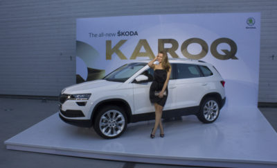 ŠKODA KAROQ: Νέο κόμπακτ SUV με εξαιρετικούς εσωτερικούς χώρους και τεχνολογία αιχμής › Οι λύσεις διασύνδεσής ορίζουν νέα σημεία αναφοράς στην κατηγορία › Κινητήρες: τέσσερα νέα σύνολα, μεταξύ αυτών δύο καινούργιοι TSI › Πλαίσιο: μέχρι και πέντε προγράμματα οδήγησης και ειδική επιλογή Off-Road › Μεγάλος αριθμός συστημάτων υποβοήθησης του οδηγού για αυξημένη ασφάλεια και άνεση › ŠKODA Connect: σύστημα πολυμέσων με οθόνη αφής με επιφάνεια κρυστάλλου και Care Connect με αυτόματη κλήση ανάγκης (Emergency Call) και κλήση βλάβης (Breakdown Call) › Εξοπλισμός: φουλ LED προβολείς, ψηφιακός πίνακας οργάνων › Με το KAROQ η ŠKODA εξελίσσει την κατηγορία των SUV Ως γνήσιο ŠKODA, το ολοκαίνουργιο ŠKODA KAROQ προσφέρει εξαιρετικούς χώρους, συστήματα υποβοήθησης οδηγού τελευταίας τεχνολογίας, φουλ LED προβολείς και έναν ελεύθερα προγραμματιζόμενο πίνακα οργάνων. Ο δυναμικός και ελκυστικός σχεδιασμός με τα πολλά στοιχεία από κρύσταλλο χαρακτηρίζει τη νέα γλώσσα σχεδίασης των SUV της ŠKODA. Διαθέσιμοι είναι πέντε κινητήρες, με αποδόσεις που κυμαίνονται από 85 kW (115 PS) έως 140 kW (190 PS), με τέσσερις από αυτούς να είναι καινούργιοι. Ταυτόχρονα έχουν ενσωματωθεί και πολλές έξυπνες λύσεις, όπως για παράδειγμα το σύστημα Vario-Flex του πίσω καθίσματος. Παράλληλα μπορούν να μεταφερθούν χωρίς πρόβλημα αντικείμενα μεγάλου μήκους χάρη στη δυνατότητα αναδίπλωσης του καθίσματος του συνοδηγού. Είναι έκδηλο από την εξωτερική εμφάνιση, τις διαφοροποιημένες γραμμές αλλά και τις μεγαλύτερες --σε σχέση με το ŠKODA YETI- διαστάσεις, πως πρόκειται για ένα τελείως καινούργιο αυτοκίνητο: το ŠKODA KAROQ είναι ένα sports utility vehicle (SUV) με χαρακτήρα! Ο δυναμικός και υποβλητικός σχεδιασμός με τα πολλά στοιχεία από κρύσταλλο χαρακτηρίζει τη νέα γλώσσα σχεδίασης των SUV της ŠKODΑ. Το κόμπακτ SUV έχει μήκος 4.382 χιλιοστά, πλάτος 1.841 χιλιοστά και ύψος 1.603 χιλιοστά. Η αύξηση των διαστάσεων είναι προς όφελος των επιβατών. Έτσι ο χώρος για τα γόνατα είναι 69 χιλιοστά, ενώ το μεγάλο μεταξόνιο των 2.638 χιλιοστών παρέχει μια ένδειξη για την ιδιαίτερα άνετη σχεδίαση του εσωτερικού με τους γενναιόδωρους χώρους. Η μάρκα ŠKODA είναι συνώνυμη της άριστης εκμετάλλευσης των χώρων, κάτι που βέβαια βρίσκει εφαρμογή και στο νέο ŠKODA KAROQ. Το πορτμπαγκάζ έχει χωρητικότητα 521 λίτρων με τα πίσω καθίσματα στην κανονική τους θέση. Με αναδιπλωμένα τα πίσω καθίσματα η χωρητικότητα αυξάνεται στα 1.630 λίτρα, ενώ σε συνδυασμό με τα VarioFlex πίσω καθίσματα, η χωρητικότητα είναι μεταβαλλόμενη και εκτείνεται από τα 479 έως και τα 588 λίτρα. Το σύστημα VarioFlex αποτελείται από τρία ανεξάρτητα καθίσματα, που μπορούν να ρυθμιστούν ή και να αφαιρεθούν πλήρως τα καθένα μεμονωμένα -στην περίπτωση αυτή το SUV μετατρέπεται σε βαν με μια μέγιστη χωρητικότητα 1.810 λίτρων. Ηγέτης στην κατηγορία του στις λύσεις διασύνδεσης Το ŠKODA KAROQ τοποθετείται στην κορυφή της κατηγορίας του με τις πρωτοποριακές λύσεις διασύνδεσής του. Τα στοιχεία που δημιουργούν τα συστήματα πολυμέσων προέρχονται από τη δεύτερη γενιά του αρθρωτού infotainment matrix (MIB II) του ομίλου, παρέχοντας κορυφαίες λειτουργίες και διεπαφές (interfaces), ενώ είναι εξοπλισμένα με οθόνες αφής. Τα κορυφαία συστήματα Columbus και Amundsen διαθέτουν και Wi-Fi hotspot, ενώ για το Columbus παρέχεται προαιρετικά και υποστήριξη διαδικτύου LTE (υποδοχή κάρτας SIM). Η σύνδεση με το internet βασίζεται στα ταχύτερα στάνταρ μετάδοσης που είναι διαθέσιμα σήμερα και με τα οποία οι επιβάτες μπορούν ελεύθερα να σερφάρουν και να έχουν πρόσβαση στα email τους μέσω των τηλεφώνων και των tablets τους. Οι καινούργιες online υπηρεσίες ŠKODA Connect διαχωρίζονται σε δύο κατηγορίες: Οι Infotainment online υπηρεσίες χρησιμοποιούνται για την πληροφόρηση και την πλοήγηση, οι υπηρεσίες CareConnect για την βοήθεια σε περιπτώσεις ακινητοποίησης και έκτακτης ανάγκης. Το πλήκτρο Κλήσης Έκτακτης Ανάγκης (Emergency Call button), που στην Ευρώπη και από το 2018 θα περιλαμβάνεται στο βασικό εξοπλισμό, είναι ήδη διαθέσιμο ως πρόσθετη υπηρεσία CareConnect. Η πρόσβαση στις επιπρόσθετες online υπηρεσίες γίνεται μέσω της εφαρμογής (app) ŠKODA Connect, ενώ μπορούν να χρησιμοποιηθούν για τον εξ αποστάσεως έλεγχο και ρύθμιση, καθώς και για την εύρεση του σημείου που είναι σταθμευμένο το αυτοκίνητο σε συνδυασμό με ένα smartphone. Η έξυπνη δυνατότητα σύζευξης ενός αυτοκινήτου με ένα smartphone έχει εξελιχθεί στο ŠKODA KAROQ σε νέα επίπεδα. Η πλατφόρμα SmartLink+, συμβατή με Apple CarPlay, Android Auto, MirrorLink™ και SmartGate είναι διαθέσιμη ως επιπλέον εξοπλισμός για το βασικό σύστημα infotainment Swing. Το SmartLink+ είναι στάνταρ στα συστήματα infotainment ανώτερου επιπέδου. Το Phonebox με τη δυνατότητα ασύρματης φόρτισης συνδέει το smartphone με την εξωτερική κεραία οροφής και ταυτόχρονα το φορτίζει ασύρματα. Αξιόπιστοι βοηθοί: συστήματα υποβοήθησης οδηγού Το ŠKODA KAROQ διαθέτει μια εξελιγμένη γκάμα συστημάτων υποβοήθησης του οδηγού. Τα νέα συστήματα άνεσης περιλαμβάνουν την Αυτόματη Στάθμευση (Park Assist), την Υποβοήθηση Λωρίδας Κυκλοφορίας (Lane Assist) και την Υποβοήθηση Κυκλοφοριακής Συμφόρησης (Traffic Jam Assist). Τα συστήματα Ανίχνευσης Τυφλού Σημείου (Blind Spot Detect), Υποβοήθησης Αποφυγής Μετωπικής Σύγκρουσης με Προληπτική Προστασία Πεζών (Front Assist with predictive pedestrian protection) και Υποβοήθησης Έκτακτης Ανάγκης (Emergency) αντίστοιχα αυξάνουν το επίπεδο ασφάλειας. Για το ŠKODA KAROQ υπάρχουν και άλλα συστήματα υποβοήθησης του οδηγού διαθέσιμα, τα οποία μπορούν να το διατηρούν σε μια απόσταση ασφαλείας από το προπορευόμενο όχημα, να βοηθούν τον οδηγό να αλλάξει ή να διατηρεί τη λωρίδα του, να παρουσιάζουν τα πιο σημαντικά σήματα κυκλοφορίας και να του παρέχουν βοήθεια κατά τα παρκάρισμα. Ο ελεύθερα προγραμματιζόμενος πίνακας οργάνων είναι για πρώτη φορά διαθέσιμος σε ένα ŠKODA. Στο ŠKODA KAROQ, οι ενδείξεις του πίνακα ρυθμίζονται με βάση τις προσωπικές προτιμήσεις του οδηγού. Ισχυροί και αποτελεσματικό: κινητήρες και πλαίσιο Το ŠKODA KAROQ προσφέρει κινητήρες κορυφαίας τεχνολογίας. Διαθέσιμα είναι πέντε διαφορετικά σύνολα -δύο βενζίνης και τρία πετρελαίου. Οι δύο κινητήρες βενζίνης και οι δύο από τους ντίζελ είναι καινούργιοι. Η χωρητικότητά τους είναι 1.0, 1.5, 1.6 και 2.0 λίτρα, ενώ η απόδοσή τους κυμαίνεται από 85 kW (115 PS) έως 140 kW (190 PS). Όλοι οι κινητήρες είναι turbo με άμεσο ψεκασμό, ενώ διαθέτουν τόσο start stop όσο και τεχνολογία ανάκτησης ενέργειας κατά την επιβράδυνση. Το πλαίσιο του ŠKODA KAROQ θέτει επίσης νέα όρια στην κατηγορία, ενώ επιδεικνύει τις δυνατότητές του και πέρα από την άσφαλτο. Από το επίπεδο εξοπλισμού Ambition και πάνω είναι διαθέσιμη, εφόσον είναι επιθυμητή, η Επιλογή Οδηγικού Προφίλ (Driving Mode Select) με τα προγράμματα Normal, Sport, Eco, Individual και Snow (4x4). Η επιλογή Off-Road σε συνδυασμό με την τετρακίνηση βελτιώνει τα οδηγικά χαρακτηριστικά σε ανώμαλο οδόστρωμα. Σχεδιασμός: Εκφραστικός, δυναμικός και υποβλητικός › Κόμπακτ ŠKODA SUV με ξεκάθαρη γλώσσα σχεδίασης › Φουλ LED προβολείς με λειτουργία δυναμικού φωτισμού στροφής › Προφίλ με μικρούς προβόλους και διακριτή βασική γραμμή (tornado line) › Μεγάλο μεταξόνιο που εγγυάται μεγάλους χώρους στο εσωτερικό › Ζάντες αλουμινίου με διάσταση από 16 έως 19 ίντσες Από την πρώτη κιόλας ματιά είναι ξεκάθαρο πως το ŠKODA KAROQ είναι ένα ολοκαίνουργιο αυτοκίνητο. Με τον υποβλητικό και δυναμικό σχεδιασμό του και τα πολλά στοιχεία του από κρύσταλλο είναι ο πιο πρόσφατος εκπρόσωπος της νέας γλώσσας σχεδίασης της ŠKODA. Ταυτόχρονα το εκφραστικό και δυναμικά στιβαρό αμάξωμά του κάνει σαφές πως πρόκειται για ένα κόμπακτ SUV. Το εντυπωσιακό, τρισδιάστατο εμπρός μέρος συμβολίζει με την εμφάνισή του ισχύ και προστασία. Χαρακτηρίζεται ιδιαίτερα από τους προβολείς με το γεωμετρικό σχεδιασμό και το ακριβές περίγραμμα. Ως μέρος του επιπλέον εξοπλισμού το αυτοκίνητο μπορεί να διαθέτει, από το επίπεδο εξοπλισμού Ambition και πάνω, φουλ LED προβολείς με διάφανο κρύσταλλο. Μια στενή λωρίδα φώτων κατά μήκος της βάσης των προβολέων παρέχει ομογενές φωτισμό για τα φλας και τα φώτα ημέρας. Οι προβολείς ομίχλης, οι οποίοι διαθέτουν φουλ LED τεχνολογία και λειτουργία δυναμικού φωτισμού στροφής βρίσκονται κάτω από τους κύριους προβολείς. Η μάσκα, που διαθέτει χρωμιωμένο περίγραμμα, έχει το κλασικό για ŠKODA τραπεζοειδές σχήμα, ενώ το μεγάλο λογότυπο της ŠKODA είναι εμφατικά τοποθετημένο στο χείλος του διακριτικού καπό. Το μεγάλο μεταξόνιο γίνεται εύκολα αντιληπτό παρατηρώντας το προφίλ του αυτοκινήτου και αποτελεί ένδειξη για το ιδιαίτερα άνετο εσωτερικό του. Η όλη εικόνα χαρακτηρίζεται από τους μικρούς προβόλους μπροστά και πίσω, ενώ η κλίση της οροφής ενισχύεται οπτικά από το περίγραμμα της τελευταίας κολώνας καθώς και από την κωνική διαμόρφωση του πίσω μέρους. Η γραμμή που ξεκινά από τους προβολείς και καταλήγει στο πίσω μέρος και είναι διαμορφωμένη με μεγάλη ακρίβεια, τονίζει την εικόνα του αμαξώματος δημιουργώντας ανάγλυφο. Οι γωνιώδεις θόλοι των τροχών διαθέτουν φαρδιά προστατευτικά -χαρακτηριστικό στοιχείο του σχεδιασμού των SUV της ŠKODA- και κάνουν την εμφάνιση του ŠKODA KAROQ ακόμα πιο δυναμική. Το πλάτος του αμαξώματος τονίζεται και άλλο στο πίσω μέρος με την βοήθεια οριζόντιων γραμμών. Τα επίπεδα, χαρακτηριστικά πίσω φώτα χωρίζονται σε δύο τμήματα: η εξωτερική τους πλευρά βρίσκεται στα φτερά, ενώ η εσωτερική στην πόρτα του πορτμπαγκάζ. Οι ανακλαστήρες βρίσκονται κάτω από τους αισθητήρες στα άκρα του πίσω προφυλακτήρα. Τα φώτα στο πίσω μέρος ενσωματώνουν τα φώτα θέσης, τα φώτα των φρένων, καθώς και της πινακίδας κυκλοφορίας που είναι τεχνολογίας LED, ενώ σχηματίζουν το καθιερωμένο για τα μοντέλα της ŠKODA «C». Το κόμπακτ SUV εξοπλίζεται στάνταρ με ζάντες 16 ή 17 ιντσών, διαθέσιμες με τρεις διαφορετικούς σχεδιασμούς. Ο επιπλέον εξοπλισμός περιλαμβάνει ζάντες 17, 18 και 19 ιντσών. Εξοπλισμός: Πρεμιέρα για τον ψηφιακό πίνακα οργάνων › Ο ψηφιακός πίνακας οργάνων προσφέρει επιλογή ανάμεσα σε 4 διαφορετικές διαμορφώσεις › Εξατομικευμένο κλειδί › Θερμαινόμενα εμπρός και πίσω καθίσματα καθώς και θερμαινόμενη στεφάνη τιμονιού › Προβολείς και πίσω φώτα με τεχνολογία LED › LED εσωτερικός φωτισμός › Σε συνδυασμό με τα VarioFlex πίσω καθίσματα η χωρητικότητα του πορτμπαγκάζ φτάνει μέχρι και τα 588 λίτρα › «Simply Clever»: ηλεκτρική λειτουργία πόρτας πορτμπαγκάζ με τη βοήθεια του Εικονικού Πεντάλ (Virtual Pedal), ηλεκτρικός κοτσαδόρος Το κόμπακτ SUV ŠKODA KAROQ SUV καλύπτει όλες τις ανάγκες της οικογένειας, της εργασίας, της καθημερινότητας και του ελεύθερου χρόνου. Πέρα από το εξαιρετικά άνετο εσωτερικό η πρακτικότητα και η λειτουργικότητά του ενισχύονται τόσο από την κορυφαία τεχνολογία όσο και από τον ιδιαίτερα μελετημένο εξοπλισμό του. Οι προβολείς και τα πίσω φώτα διαθέτουν τεχνολογία LED, όταν ο επίσης LED εσωτερικός φωτισμός δημιουργεί μια ιδιαίτερα ξεκούραστη ατμόσφαιρα. Ο ψηφιακός πίνακας οργάνων κάνει την πρώτη του εμφάνιση σε μοντέλο της ŠKODA. Ο οδηγός μπορεί να προγραμματίσει τον ψηφιακό πίνακα ώστε να είναι σύμφωνος με τις προτιμήσεις του. Τα θερμαινόμενα εμπρός και πίσω καθίσματα και το Phonebox στην κεντρική κονσόλα για την ασύρματη φόρτιση κινητών είναι επιπλέον τεχνολογικά highlights. Ως εξτρά εξοπλισμό η ŠKODA προσφέρει τόσο θερμαινόμενο τιμόνι όσο και 20 «Simply Clever» στοιχεία εξοπλισμού. Ο ψηφιακός πίνακας οργάνων είναι για πρώτη φορά διαθέσιμος σε ένα μοντέλο της ŠKODA, με τέσσερις διαμορφώσεις του μπορούν να προγραμματιστούν γρήγορα και εύκολα. › Η Κλασική Διαμόρφωση (Classic layout) εμφανίζει τόσο το στροφόμετρο όσο και το ταχύμετρο ως στρογγυλά όργανα, στη δεξιά και αριστερή πλευρά του πίνακα οργάνων, αντίστοιχα. Ο χώρος ανάμεσά τους μπορεί να διαμορφωθεί ελεύθερα -για παράδειγμα με την απεικόνιση του τρέχοντος προγράμματος ψυχαγωγίας ή με την προβολή του χάρτη, για τον οποίο υπάρχει και λειτουργία zoom. › H Διευρυμένη Διαμόρφωση (Extended layout) παρέχει μια βασική απεικόνιση που καλύπτει όλο το πλάτος της οθόνης -για παράδειγμα με την απεικόνιση του τρέχοντος προγράμματος ψυχαγωγίας ή με την προβολή του χάρτη. Πάνω και κάτω υπάρχει επιπλέον χώρος για την προβολή μικρών, ψηφιακών οργάνων. Για παράδειγμα για την τρέχουσα ταχύτητα, την προτεινόμενη σχέση στο κιβώτιο, την απόσταση που απομένει μέχρι τον τελικό προορισμό, την απόσταση μέχρι την επόμενη διασταύρωση της επιλεγμένης διαδρομής, ή την απόσταση που έχει ήδη καλυφθεί. › Η Απεικόνιση Modem (Modern layout) περιλαμβάνει μια μεγάλη οθόνη στο κέντρο, στην οποία μπορεί π.χ. να προβάλλεται ο χάρτης. Στα αριστερά και δεξιά του χάρτη αλλά και από πάνω του υπάρχει χώρος για επιπρόσθετη προσωποποιημένη πληροφόρηση. Αυτή θα μπορούσε να είναι η τρέχουσα ταχύτητα, μια οθόνη πλοήγησης με γραφήματα, η ένδειξη προτεινόμενης σχέσης στο κιβώτιο, η προβολή των σημάτων κυκλοφορίας (π.χ. όρια ταχύτητας, περιορισμοί προσπέρασης) ή ο χρόνος ταξιδίου -για να αναφέρουμε μερικές μόνο από τις επιλογές. › Η Βασική Διαμόρφωση (Basic layout) περιλαμβάνει δύο μεγάλες οθόνες στις οποίες προβάλλονται οι πληροφορίες που έχουν επιλεγεί. Για παράδειγμα αυτές θα μπορούσαν να είναι η τρέχουσα ταχύτητα και η αυτονομία του αυτοκινήτου. Επιπρόσθετα επιλεγμένες βασικές πληροφορίες (π.χ. ώρα) μπορούν να παρουσιαστούν στο πάνω και κάτω μέρος της οθόνης. Όταν το σύστημα πλοήγησης είναι ενεργοποιημένο το βέλος πλοήγησης απεικονίζεται στο κέντρο. Οι τέσσερις αυτές διαμορφώσεις παρέχουν μόνο τη δομή του πίνακα οργάνων. Ο οδηγός μπορεί, χρησιμοποιώντας ένα περιστρεφόμενο πλήκτρο στη διαδραστική οθόνη του Modular Infotainment Matrix (MIB), να καθορίσει σε ποια θέση του πίνακα οργάνων θα εμφανιστεί ποια απεικόνιση και να ρυθμίσει το μέγεθός τους Οι πληροφορίες σχετικά με το ηχοσύστημα, το τηλέφωνο, τα συστήματα υποβοήθησης (π.χ. Υποβοήθηση Λωρίδας Κυκλοφορίας, Υποβοήθηση Αποφυγής Μετωπικής Σύγκρουσης) ή την κατάσταση του οχήματος μπορούν επίσης να εμφανίζονται δεξιά, αριστερά ή και στο κέντρο. Το αυτοκίνητο εξοπλίζεται και με άλλα δύο καινοτόμα στοιχεία εξοπλισμού: το θερμαινόμενο τιμόνι και το εξατομικευμένο κλειδί. Μόλις ένας συγκεκριμένος οδηγός ξεκλειδώσει το αυτοκίνητο υιοθετούνται οι προσωπικές του ρυθμίσεις. Οι οποίες καλύπτουν ένα μεγάλο εύρος στοιχείων λειτουργίας, συμπεριλαμβανομένων της Επιλογής Οδηγικού Προφίλ, των συστημάτων υποβοήθησης, τον εξωτερικό και εσωτερικό φωτισμό, το σύστημα κλιματισμού (Climatronic), των συστημάτων infotainment και των ηλεκτρικά ρυθμιζόμενων καθισμάτων. Επιπλέον τα εμπρός και πίσω καθίσματα είναι θερμαινόμενα, ενώ ο επιπλέον εξοπλισμός του ŠKODA KAROQ περιλαμβάνει και βοηθητική θέρμανση. Οι μηχανικοί της ŠKODA έδωσαν ιδιαίτερη προσοχή στη λεπτομέρεια και σε ότι αφορά το φωτισμό. Ως εξτρά, από το επίπεδο εξοπλισμού Ambition και πάνω το ŠKODA KAROQ μπορεί να διαθέτει φουλ LED προβολείς με διάφανο κρύσταλλο. Ο βασικός εξοπλισμός περιλαμβάνει LED πίσω φώτα θέσης και φώτα φρένων, φλας (λάμπα) και φώτα όπισθεν (λάμπα), πίσω φώτα ομίχλης (ενσωματωμένα στους κάτω ανακλαστήρες του πίσω προφυλακτήρα) και φως πινακίδας. Τα φουλ LED φώτα ομίχλης με λειτουργία δυναμικού φωτισμού στροφής είναι διαθέσιμα με επιπλέον χρέωση, είτε ως μέρος ενός πακέτου είτε μεμονωμένα. Με το Light Assist ένας αισθητήρας ελέγχει συνεχώς τις συνθήκες φωτισμού και αυτόματα ενεργοποιεί, όταν απαιτείται, τους προβολείς στη μεσαία σκάλα. Αυτό λειτουργεί τόσο στο λυκόφως όσο και όταν το αυτοκίνητο περνά από δάση ή τούνελ. Τα φώτα ενεργοποιούνται αυτόματα και μόλις λειτουργήσουν οι καθαριστήρες. Η κάμερα πολλαπλών λειτουργιών που χρησιμοποιείται από το ενεργό Light Assist εντοπίζει αντίθετα κινούμενα αλλά και προπορευόμενα οχήματα και διασφαλίζει τη μη χρήση της μεγάλης σκάλας στις περιπτώσεις αυτές. Οι λειτουργίες Coming Home και Leaving Home παρέχουν φωτισμό για συγκεκριμένο χρονικό διάστημα, προκειμένου να φωτίζεται ο περιβάλλοντας χώρος και οι επιβάτες να μπορούν να επιβιβαστούν και να αποβιβαστούν με ασφάλεια από το αυτοκίνητο. Επιπλέον όταν ανοίγει μια πόρτα το λογότυπο της ŠKODA προβάλλεται στο έδαφος ή το δάπεδο (μέρος του πακέτου LED, που διατίθεται με επιπλέον χρέωση για τα επίπεδα εξοπλισμού Ambition και Style). Στην καμπίνα, ο νέος LED εσωτερικός φωτισμός σε διακοσμητικές ταινίες ενσωματωμένες στις πόρτες και το ταμπλό, μπορεί να ρυθμιστεί σε ένα από τα συνολικά 10 διαθέσιμα χρώματα, προκειμένου να δημιουργείται μια εντυπωσιακή ατμόσφαιρα (μέρος του πακέτου LED, που διατίθεται με επιπλέον χρέωση για τα επίπεδα εξοπλισμού Ambition και Style). Το «Simply Clever» έχει ταυτιστεί με τη ŠKODA. Υπάρχουν πολλά πρακτικά χαρακτηριστικά που επαυξάνουν την άνεση των επιβατών και συμβάλλουν στη λειτουργικότητα αυτού του κόμπακτ SUV. Διαθέσιμα, ως επιπλέον εξοπλισμός, είναι περίπου 20 στοιχεία «Simply Clever». Λίστα των πιο σημαντικών στοιχείων «Simply Clever»: › Αφαιρούμενος φακός LED στο πορτμπαγκάζ › Δοχείο απορριμμάτων στις επενδύσεις των θυρών › Βάσεις Tablet (1 στα πίσω καθίσματα και 1 στο κεντρικό πίσω υποβραχιόνιο) › Θήκη εισιτηρίου › Ομπρέλα κάτω από το κάθισμα του συνοδηγού › Διάταξη αποφυγής ανεφοδιασμού με λάθος καύσιμο (κινητήρες πετρελαίου) › Ρολό χαρτιού στο πορτμπαγκάζ -τοποθέτηση στο καπό › Επιλογές προστατευτικών δικτύων στο πορτμπαγκάζ › Θέσεις για μπουκάλια 1,5 λίτρου στις εμπρός και πίσω πόρτες › Γιλέκο που εξασφαλίζει την οπτική αναγνώριση στο πορτμπαγκάζ › Ανοιχτήρι μπουκαλιών Easy-Open με τη χρήση ενός χεριού στην εμπρός ποτηροθήκη πολλαπλών λειτουργιών. › Εικονικό Πεντάλ (μόνο σε συνδυασμό με ηλεκτρική 5η πόρτα και Kessy) › Παροχή 230 V με 2 θύρες USB (μπροστά και πίσω) › Ηλεκτρικά αναδιπλούμενος κοτσαδόρος Κινητήρες: πέντε αποδοτικά μηχανικά σύνολα › Το νέο Karoq προσφέρεται σε δύο εκδόσεις βενζίνης και τρεις πετρελαίου › Με ισχύ από 85 kW (115 PS) έως 140 kW (190 PS) › Η κορυφαία έκδοση 2.0 TDI αποδίδει 140 kW (190 PS) και 400 Nm με στάνταρ τετρακίνηση και 7 τάχυτο DSG κιβώτιο Κάτω από το καπό του νέου ŠKODA KAROQ υπάρχουν προηγμένα μηχανικά σύνολα – δύο κινητήρες βενζίνης και τρείς πετρελαίου με χωρητικότητα 1,0, 1,5, 1,6 και 2,0 λίτρων που αποδίδουν από 85 kW (115 PS) έως 140 kW (190 PS). Όλοι οι κινητήρες είναι turbo, με άμεσο ψεκασμό, με τεχνολογία Stop-Start, καθώς και με σύστημα ανάκτησης ενέργειας κατά την επιβράδυνση. Οι συγκεκριμένοι κινητήρες είναι εξαιρετικά αποδοτικοί και πληρούν τις προδιαγραφές Euro 6. Με εξαίρεση τον ισχυρότερο πετρελαιοκινητήρα, όλοι είναι διαθέσιμοι με 6τάχυτο χειροκίνητο κιβώτιο ή 7άρι DSG. Ο 2.0 TDI με τους 140 kW (190 PS) προσφέρεται με τετρακίνηση και 7τάχυτο DSG ως στάνταρ. Ο 1.5 TSI διαθέτει και σύστημα απομόνωσης των κυλίνδρων για βέλτιστη κατανάλωση. Κινητήρες βενζίνης: 1.0 TSI – 85 kW (115 PS), 200 Nm ροπής, τελική ταχύτητα 187 χλμ./ώρα, 0-100 χλμ./ώρα σε 10,6 δευτερόλεπτα, αστική κατανάλωση 6.2 λίτρα ανά 100 χλμ., υπεραστική 4,6 λίτρα ανά 100 χλμ., συνδυασμένη 5,2 λίτρα ανά 100 χλμ., συνδυασμένη εκπομπή CO2 117 γρ./χλμ. 1.5 TSI – 110 kW (150 PS), 250 Nm ροπής, τελική ταχύτητα 204 χλμ./ώρα, 0-100 χλμ./ώρα σε 8,4 δευτερόλεπτα, αστική κατανάλωση 6,6 λίτρα ανά 100 χλμ., υπεραστική 4,7 λίτρα ανά 100 χλμ., συνδυασμένη 5,4 λίτρα ανά 100 χλμ., συνδυασμένη εκπομπή CO2 122 γρ./χλμ. Κινητήρες πετρελαίου: 1.6 TDI – 85 kW (115 PS), 250 Nm ροπής, τελική ταχύτητα 188 χλμ./ώρα, 0-100 χλμ./ώρα σε 10,7 δευτερόλεπτα, αστική κατανάλωση 5,0 λίτρα ανά 100 χλμ., υπεραστική 4,3 λίτρα ανά 100 χλμ., συνδυασμένη 4,5 λίτρα ανά 100 χλμ., συνδυασμένη εκπομπή CO2 118 γρ./χλμ. 2.0 TDI – 110 kW (150 PS), 340 Nm ροπής, τελική ταχύτητα 207 χλμ./ώρα, 0-100 χλμ./ώρα σε 8,9 δευτερόλεπτα, συνδυασμένη κατανάλωση 4,4 λίτρα ανά 100 χλμ., συνδυασμένη εκπομπή CO2 115 γρ./χλμ. (προσωρινές τιμές) Όλα τα στοιχεία ισχύουν για μοντέλα με κίνηση στους εμπρός τροχούς και με χειροκίνητο κιβώτιο 6 σχέσεων. 2.0 TDI – 140 kW (190 PS), 400 Nm ροπής, τελική ταχύτητα 211 χλμ./ώρα, 0-100 χλμ./ώρα σε 7,8 δευτερόλεπτα, συνδυασμένη κατανάλωση 5,3 λίτρα ανά 100 χλμ., συνδυασμένη εκπομπή CO2 138 γρ./χλμ. (προσωρινές τιμές ) Οι επίσημες τιμές της αστικής και υπεραστικής κατανάλωσης για τους κινητήρες 2.0 TDI (150 PS) και 2.0 TDI (190 PS) προς το παρόν δεν είναι διαθέσιμες καθώς το όχημα δεν πωλείται ακόμη και δεν έχει εφαρμοστεί η οδηγία 1999/94 EC. Στη γκάμα του κόμπακτ SUV υπάρχουν πέντε επιλογές κινητήρων. Ο βασικός βενζινοκινητήρας έχει τη μικρότερη χωρητικότητα, αλλά είναι εξίσου αποδοτικός και δυνατός. Ο 1.0 TSI έχει τρεις κυλίνδρους, αποδίδει 85 kW (115 PS) με μέγιστη ροπή 200 Nm, εντυπωσιάζοντας με την ελαστική και δυναμική του λειτουργία. Η συγκεκριμένη έκδοση του ŠKODA KAROQ επιταχύνει από τα 0 έως τα 100 χλμ./ώρα σε 10,6 δευτερόλεπτα, έχει τελική ταχύτητα 187 χλμ./ώρα και μέση κατανάλωση 5,2 λίτρων ανά 100 χλμ. Την μετάδοση αναλαμβάνει χειροκίνητο κιβώτιο με 6 σχέσεις ή DSG με 7 σχέσεις. Το στοιχείο που ξεχωρίζει τον 1.5 TSI των 110 kW (150 PS) είναι το σύστημα Active Cylinder Technology (ACT). Ο τρόπος λειτουργίας του βασίζεται στην προσωρινή απενεργοποίηση του δεύτερου και του τρίτου κύλινδρου, όταν υπάρχουν οι κατάλληλες προϋποθέσεις. Με αυτό τον τρόπο επιτυγχάνεται αποδοτικότερη λειτουργία και ανάλογα με το οδηγικό στιλ εξοικονόμηση 0,5 λίτρων ανά 100 χλμ. Το ACT λειτουργεί από τις 1.400 έως τις 4.000 σ.α.λ. και σε ταχύτητες μέχρι τα 130 χλμ./ώρα. Με τον 1.5 TSI, το ŠKODA KAROQ επιταχύνει σε 8,4 δευτερόλεπτα για τα πρώτα 100 χλμ./ώρα και φτάνει την τελική των 204 χλμ./ώρα, με μέση κατανάλωση 5,4 λίτρα ανά 100 χλμ. Και εδώ υπάρχει η επιλογή ανάμεσα σε χειροκίνητο 6τάχυτο ή 7άρι DSG κιβώτιο. Όλοι οι πετρελαιοκινητήρες είναι υπερτροφοδοτούμενοι τετρακύλινδροι, με άμεσο ψεκασμό TDI και τέσσερις βαλβίδες ανά κύλινδρο. Η βασική έκδοση είναι η 1.6 TDI με ισχύ 85 kW (115 PS) και μέγιστη ροπή στα 250 Nm. Η εν λόγω έκδοση χρειάζεται 10,7 δευτερόλεπτα για την διαδικασία των 0-100 χλμ./ώρα, φτάνει έως τα 188 χλμ./ώρα, ενώ κατά μέσο όρο καταναλώνει 4,5 λίτρα ανά 100 χλμ. Την ισχύ στους μπροστινούς τροχούς περνά 6άρι χειροκίνητο ή 7άρι DSG κιβώτιο. Οι πετρελαιοκινητήρες των 2,0 λίτρων διατίθενται σε δύο εκδόσεις ισχύος που διακρίνονται για την ήσυχη και ροπάτη λειτουργία τους. Ο 2.0 TDI των 110 kW (150 PS) συνδυάζεται με χειροκίνητο κιβώτιο 6 σχέσεων ή DSG με 7 σχέσεις, ενώ η μέγιστη ροπή των 340 Nm αποδίδεται ανάμεσα στις 1.750 και 3.000 σ.α.λ. Το συγκεκριμένο ŠKODA KAROQ, με τετρακίνηση και χειροκίνητο κιβώτιο, επιταχύνει από στάση στα 100 χλμ./ώρα σε 8,7 δευτερόλεπτα, έχει τελική 196 χλμ./ώρα και μέση κατανάλωση 5,0 λίτρων ανά 100 χλμ. Η ισχυρότερη έκδοση 2.0 TDI αποδίδει 140 kW (190 PS), ενώ προσφέρεται και αυτή στάνταρ με τετρακίνηση και 7τάχυτο DSG. Η μέγιστη ροπή των 400 Nm εμφανίζεται από τις 1.750 έως τις 3.250 σ.α.λ. και προσφέρει εντυπωσιακή ελκτική δύναμη και εξαιρετικές ρεπρίζ. Η συγκεκριμένη έκδοση κινητήρα επιταχύνει για τα 0-100 χλμ./ώρα σε 7,8 δευτερόλεπτα, έχει τελική στα 211 χλμ./ώρα και μέση κατανάλωση στα 5,3 λίτρα ανά 100 χλμ. Πλαίσιο και μετάδοση: Με πέντε προφίλ οδήγησης και έξυπνη τετρακίνηση › To πλαίσιο έχει μια σοφιστικέ και συμπαγή σχεδίαση › Ένα όχημα παντός εδάφους με μεγάλες off-road δυνατότητες › Με Δυναμικό Έλεγχο Πλαισίου (Dynamic Chassis Control) για μεγαλύτερη ασφάλεια και άνεση › Οι επιλογές Off-Road & Snow στις τετρακίνητες εκδόσεις βελτιστοποιούν την πρόσφυση › Το ηλεκτρομηχανικό φρένο αποτρέπει την άσκοπη κύλιση του ŠKODA KAROQ To ολοκληρωμένο πλαίσιο του ŠKODA KAROQ θέτει νέα δεδομένα στην κατηγορία και επιδεικνύει εξαιρετικά ποιοτικά οδηγικά χαρακτηριστικά σε κάθε τύπο οδοστρώματος. Η Επιλογή Οδηγικού Προφίλ (Driving Mode Select) ανάμεσα στα προγράμματα κίνησης Normal, Sport, Eco, Individual και Snow (4x4) προσφέρεται προαιρετικά από την έκδοση εξοπλισμού Ambition και άνω. Το πρόγραμμα Off-Road για τις τετρακίνητες εκδόσεις βελτιστοποιεί ακόμη περισσότερα τα δυναμικά χαρακτηριστικά στις εκτός δρόμου διαδρομές. Το πλαίσιο του ŠKODA KAROQ έχει έναν εκλεπτυσμένο και αρμονικό σχεδιασμό, ενώ προσδίδει στο κόμπακτ SUV πολυδιάστατες δυνατότητες συμπεριλαμβανομένων μοναδικών off-road ικανοτήτων. Ένας σημαντικός παράγοντας για την ισορροπημένη κατανομή του φορτίου ανάμεσα στους άξονες, είναι ο εμπρόσθιος άξονας -με διάταξη MacPherson και χαμηλότερα τριγωνικά ψαλίδια βάσης- που βασίζεται σε ένα υποπλαίσιο από χάλυβα. Το μπροστινό μετατρόχιο είναι στα 1.576 χλστ. Η πίσω ανάρτηση διάταξης τεσσάρων συνδέσμων (σε όλες τις τετρακίνητες εκδόσεις) είναι κατασκευασμένη από χάλυβα υψηλής αντοχής και με φαρδύ μετατρόχιο (στα 1.541 χλστ.). Η σχεδίαση των βραχιόνων είναι τέτοια ώστε να εξασφαλίζει απόλυτο έλεγχο των κινηματικών φορτίων κατά την οδήγηση, σχηματίζοντας μία διάταξη σαν ψαλίδια, ώστε ο κάθε τροχός να διατηρείται σε ιδανική γεωμετρική θέση ως προς το οδόστρωμα για κορυφαία οδηγικά χαρακτηριστικά και απαράμιλλα επίπεδα άνεσης. Χάρη στο Δυναμικό Έλεγχο Πλαισίου (Dynamic Chassis Control ή DCC), ο οδηγός του ŠKODA KAROQ έχει στην διάθεσή του τρείς επιλογές: τις Comfort, Standard και Sport. Ηλεκτρονικά ελεγχόμενα αμορτισέρ μεταβάλλουν την σκληρότητα και τον βαθμό απόσβεσης ανάλογα με τις συνθήκες και την κατάσταση του οδοστρώματος, ενώ το DCC συμβάλλει στην ενεργητική ασφάλεια ρυθμίζοντας ανάλογα την σκληρότητα (των αμορτισέρ) στις στροφές για καλύτερο κράτημα και μικρότερες αποστάσεις ακινητοποίησης. Το σύστημα DCC, συμπεριλαμβανομένου του συστήματος Επιλογής Δυναμικής Οδήγησης (Driving Mode Select), θα είναι διαθέσιμο για την έκδοση 1.5 TSI και τις πετρελαίου, ξεκινώντας από τον επίπεδο εξοπλισμού Ambition. Μέσω του Driving Mode Select, ο οδηγός μπορεί να μεταβάλλει την υποβοήθηση του τιμονιού, την λειτουργία του κιβωτίου DSG, καθώς και τις ρυθμίσεις άλλων συστημάτων μέσω των προγραμμάτων Normal, Eco, Sport, Individual και Snow. Οι εξατομικευμένες ρυθμίσεις αποθηκεύονται στο προσωποποιημένο κλειδί για έως και τρεις χρήστες του οχήματος. Το σύστημα τετρακίνησης διασφαλίζει το καλύτερο δυνατό κράτημα σε γλιστερά οδοστρώματα ή στην περίπτωση μεταφοράς ενός βαριού τρέιλερ. Η λειτουργία του βασίζεται σε έναν ηλεκτρονικά ελεγχόμενο πολύδισκο συμπλέκτη, όταν διάφοροι αισθητήρες (όπως αυτοί για την περιστροφή των τροχών, της γωνίας του τιμονιού, της διαμήκους ή της εγκάρσιας επιτάχυνσης, την θέση του γκαζιού, τις σ.α.λ. του κινητήρα, της ροπής κ.α.) μεταβιβάζουν αδιάκοπα δεδομένα στην ηλεκτρονική μονάδα για την βέλτιστη κατανομή της ροπής. Η επιλογή Off-Road, η οποία διασφαλίζει ακόμη καλύτερα οδηγικά χαρακτηριστικά σε σκληρά εδάφη, προσφέρεται προαιρετικά με τις τετρακίνητες εκδόσεις. Για την βελτιστοποίηση της πρόσφυσης το σύστημα Traction Control (TCS) είναι πιο διακριτικό, όταν αντίθετα το ηλεκτρονικά ελεγχόμενο διαφορικό (Electronic Differential Lock ή EDL) είναι πιο άμεσο και ταχύτερο σε απόκριση. Όταν είναι απαραίτητο, τα συστήματα συγκράτησης σε ανηφόρες (Hill-Hold Control) και το ελεγχόμενης κατάβασης (Hill-Descent Control) ενεργοποιούνται για απόλυτα ασφαλή κίνηση. Η προαιρετική ανάρτηση DCC με ηλεκτρονικά ελεγχόμενα αμορτισέρ μεταβάλλουν την σκληρότητα της ανάρτησης, ενώ ταυτόχρονα το πεντάλ έχει πιο άμεση απόκριση. Το σύστημα αντί-μπλοκαρίσματος των τροχών (ABS) γίνεται λιγότερο ευαίσθητο, ώστε σε συνθήκες εκτός δρόμου να δημιουργείται ένα μικρό «φράγμα» μπροστά από τους τροχούς και το φρενάρισμα να είναι πιο αποτελεσματικό. Στην επιλογή Snow, τα ηλεκτρονικά προσαρμόζονται ανάλογα με την χαμηλής πρόσφυσης επιφάνεια. Η λειτουργία του ABS είναι παρόμοια με εκείνη της επιλογής Off-Road (έτσι ώστε το χιόνι που συγκεντρώνεται μπροστά από τους τροχούς να δημιουργεί ένα «φράγμα»). Για όσους σκοπεύουν να χρησιμοποιήσουν το ŠKODA KAROQ σε πιο απαιτητικά εδάφη υπάρχει το πακέτο Rough-Road, το οποίο παρέχει επιπλέον προστασία για τα μηχανικά μέρη (π.χ. σε μικρό-συγκρούσεις ή σε χαλίκι) και αποτρέπει τις ακαθαρσίες (σκόνη, άμμος, λάσπη) να εισχωρήσουν στον χώρο του κινητήρα ή τις καλωδιώσεις. Το πακέτο Rough-Road περιλαμβάνει μία προστατευτική «ποδιά» για τον κινητήρα, προστασία καλωδιώσεων, προστασία του κυκλώματος καυσίμου και πέδησης, καθώς και επιπλέον προστατευτικά πλαστικά καλύμματα. To νέο μοντέλο της ŠKODA εφοδιάζεται με το ηλεκτρομηχανικό φρένο από την βασική έκδοση εξοπλισμού και είναι ενσωματωμένο στα πίσω φρένα των τροχών. Μπορεί να λειτουργήσει ως φρένο επείγουσας ανάγκης και σε συνδυασμό με το κιβώτιο DSG συνεργάζεται με το σύστημα συγκράτησης σε ανηφόρες (Auto-Hold). Επίσης, σε συνθήκες μποτιλιαρίσματος το σύστημα Auto-Hold κρατά ακίνητο το αυτοκίνητο δίχως ο οδηγός να πατά το πεντάλ του φρένου. Το ηλεκτρομηχανικό φρένο μπορεί να ενεργοποιηθεί ή να απελευθερωθεί από έναν διακόπτη στην κονσόλα. To ηλεκτρονικά ελεγχόμενο διαφορικό (EDL) προσφέρει επιπρόσθετη σταθερότητα καθώς επιτρέπει στον οδηγό να περνά ομαλά πάνω από επιφάνειες με διαφορετική πρόσφυση. Όταν κάποιος τροχός σπινάρει, το EDL τον επιβραδύνει και διασφαλίζει ώστε η ροπή θα περάσει στον τροχό με την καλύτερη πρόσφυση προσομοιώνοντας την λειτουργία ενός κλασικού μπλοκέ διαφορικού. Συστήματα υποβοήθησης οδηγού: Τεχνολογία αιχμής με συστήματα από μεγαλύτερες κατηγορίες › Το ενεργητικό Adaptive Cruise Control (ACC) χρησιμοποιεί τεχνολογία ραντάρ › Υποβοήθηση αποφυγής μετωπικής σύγκρουσης (Front Assist) που περιλαμβάνει την Αστική λειτουργία επιβράδυνσης (City Emergency Brake) με Προγνωστική Προστασία πεζών (Predictive Pedestrian Protection) › Ανίχνευση τυφλών σημείων (Blind Spot Detect) και Ανίχνευση Πίσω Κίνησης (Rear Traffic Alert) που προειδοποιούν για κινδύνους πίσω από το αυτοκίνητο › Σύστημα Αναγνώρισης Σημάτων Κυκλοφορίας (Traffic Sign Recognition) με λειτουργία που βασίζεται σε κάμερα και αναγνωρίζει τα τρέχοντα όρια ταχύτητες και τους περιορισμούς προσπέρασης. Το κόμπακτ SUV προσφέρει πολλά συστήματα υποβοήθησης οδηγού που προέρχονται από μεγαλύτερες κατηγορίες. Ειδικά για το ŠKODA KAROQ, υπάρχει διαθέσιμο ένα ευρύ σύνολο συστημάτων ασφάλειας που προσφέρουν προστασία για τους πεζούς όταν διατηρούν απόσταση ασφαλείας από τα προπορευόμενα οχήματα. Τα συστήματα αυτά μπορούν να κάνουν ευκολότερη και ασφαλέστερη την αλλαγή λωρίδας κυκλοφορίας, να βοηθήσουν στο παρκάρισμα ή να επισημάνουν στον οδηγό τα σημαντικότερα σήματα κυκλοφορίας. Το Adaptive Cruise Control (ACC) διατηρεί την επιθυμητή απόσταση ασφαλείας από το προπορευόμενο όχημα, καθώς αυξομειώνει την ταχύτητα του αυτοκινήτου ανάλογα με το όριο που έχει θέσει ο οδηγός. Πέρα από την ταχύτητα ο οδηγός μπορεί να επιλέξει την απόσταση από το προπορευόμενο όχημα και τον τρόπο λειτουργίας του δυναμικού ACC. Tα προαιρετικά Blind Spot Detect (Ανίχνευση Τυφλού Σημείου) και Rear Traffic Alert (Ανίχνευση Πίσω Κίνησης) κάνουν ασφαλέστερες και πιο άνετες τις μετακινήσεις. Σε ταχύτητες άνω των 10 χλμ./ ώρα, δύο αισθητήρες ραντάρ στο πίσω μέρος ανιχνεύουν την σχετική περιοχή και στην περίπτωση που ένα άλλο όχημα κινείται στην τυφλή γωνία η πλησιάζει γρήγορα από πίσω, μία προειδοποίηση LED ενεργοποιείται στον εξωτερικό καθρέπτη. Αν ο οδηγός χρησιμοποιήσει τα φλας και παρά την προειδοποίηση, τότε το LED αναβοσβήνει. Στην περίπτωση οπισθοπορείας και όταν ένα αυτοκίνητο πλησιάζει ενεργοποιείται ένα προειδοποιητικό οπτικοακουστικό και αν χρειαστεί το ŠKODA KAROQ επεμβαίνει αυτόματα στα φρένα. Το στάνταρ Σύστημα Αποφυγής Μετωπικής Σύγκρουσης (Front Assist) που περιλαμβάνει την Αστική Λειτουργία Επιβράδυνσης (City Emergency Brake) με Προγνωστική Προστασία πεζών (Predictive Pedestrian Protection) βασίζεται στην λειτουργία ενός αισθητήρα ραντάρ. Το τελευταίο καλύπτει μία ευρεία περιοχή και υποβοηθά ακόμη και σε συνθήκες χαμηλής ορατότητας. Όταν το σύστημα ανιχνεύσει μία πιθανή σύγκρουση, τότε προειδοποιεί τον οδηγό σε διάφορα στάδια. Αν χρειαστεί το σύστημα μπορεί αυτόματα να φρενάρει και να ακινητοποιήσει το αυτοκίνητο. Το City Emergency Brake λειτουργεί σε ταχύτητες έως 34 χλμ./ ώρα. Το στάνταρ Predictive Pedestrian Protection συμπληρώνει το Front Assist: προετοιμάζει ένα φρενάρισμα έκτακτης ανάγκης σε ταχύτητες ανάμεσα στα 10 και 60 χλμ./ώρα, π.χ. όταν ένας πεζός επιχειρήσει να διασχίσει με ρίσκο μία διασταύρωση στην πορεία του αυτοκινήτου. Σε ταχύτητες που ξεπερνούν τα 40 χλμ./ώρα, εκπέμπεται ένα πρόσθετο προειδοποιητικό σήμα. Το Hill-Hold Control επιτρέπει στον οδηγό να εκκινήσει σε ανηφόρα δίχως τον κίνδυνο το αυτοκίνητο να κυλήσει προς τα πίσω και δίχως να χρειάζεται η χρήση του χειρόφρενου. Σε ταχύτητες άνω των 65 χλμ./ώρα και με την βοήθεια μιας κάμερας πίσω από τον εσωτερικό καθρέπτη, το σύστημα Lane Assist να αλλάζει λωρίδα κυκλοφορίας με ασφάλεια. Όταν το κόμπακτ SUV πλησιάζει στην διαγράμμιση του δρόμου και δίχως την χρήση των φλας, τότε το σύστημα προχωρά σε μικρές διορθώσεις στο τιμόνι ώστε να βοηθήσει τον οδηγό να διατηρήσει το αυτοκίνητο στην λωρίδα κυκλοφορίας που κινείται. Το Traffic Jam Assist προσφέρει μεγαλύτερη άνεση και ασφάλεια στο έντονο κυκλοφοριακό, καθώς συνδυάζεται με τα συστήματα Adaptive Cruise Control και Lane Assist. Σε αυτή την περίπτωση το Lane Assist διατηρεί το όχημα στην λωρίδα κυκλοφορίας του σε ταχύτητες κάτω από 60 χλμ./ώρα, όταν το ACC είναι ταυτόχρονα ενεργό με το στρίψιμο, την επιτάχυνση και την επιβράδυνση να γίνονται αυτόματα. Απαραίτητη προϋπόθεση για τη λειτουργία του συστήματος είναι ο οδηγός να έχει τα χέρια του στο τιμόνι. Το σύστημα Traffic Sign Recognition αναγνωρίζει τα πιο συνηθισμένα σήματα κυκλοφορίας και τα απεικονίζει στην μορφή εικονογράμματος στον πίνακα οργάνων και/ή στο σύστημα πλοήγησης. Το ίδιο ισχύει για το όριο ταχύτητας και τους περιορισμούς στην προσπέραση. Χρησιμοποιώντας τα οδηγικά χαρακτηριστικά, το Driver Alert ανιχνεύει διαφοροποιήσεις από την συνηθισμένη συμπεριφορά του οδηγού και μία πιθανά μειωμένη αυτοσυγκέντρωσή του. Το σύστημα αναλύει δεδομένα κάθε 15 λεπτά της ώρα και αφότου έχει εκκινήσει ο κινητήρας, ενώ λειτουργεί σε ταχύτητες άνω των 65 χλμ./ώρα. Στην περίπτωση πιθανής κόπωσης του, ο οδηγός προειδοποιείται με μία οπτική ένδειξη στον πίνακα οργάνων ώστε να κάνει ένα διάλλειμα. ŠKODA Connect και προηγμένο σύστημα πολυμέσων για πλήρη και συνεχή διασύνδεση › Διαθέσιμες τέσσερις μονάδες πολυμέσων › Ανέπαφος έλεγχος συγκεκριμένων λειτουργιών › Υπηρεσίες online επιπρόσθετα των παροχών ψυχαγωγίας και πολυμέσων › Care Connect: αυτόματη κλήση επείγουσας ανάγκης (Emergency Call) και κλήση βλάβης (Breakdown Call) με το πάτημα ενός διακόπτη › Πλοήγηση σε πραγματικό χρόνο με εναλλακτικές προτεινόμενες διαδρομές › Υπηρεσίες για απομακρυσμένη πρόσβαση οχήματος › Η διαδικτυακή πύλη ŠKODA Connect φέρνει τις υπηρεσίες Connect στο PC του σπιτιού ενός ιδιοκτήτη Χάρη στο ŠKODA Connect, οι επιβαίνοντες είναι συνεχώς «δικτυωμένοι» με τις νέες online υπηρεσίες. Τα διαισθητικά συστήματα χωρίζονται σε δύο κατηγορίες: τις υπηρεσίες Infotainment Online που παρέχουν ψυχαγωγία και ενημέρωση, καθώς και τις υπηρεσίες Care Connect που προσφέρουν υποστήριξη και υποβοήθηση. Η προσφορά περιλαμβάνει πλοήγηση σε πραγματικό χρόνο με προτεινόμενες εναλλακτικές διαδρομές στην περίπτωση μποτιλιαρίσματος, μία αυτόματη κλήση έκτακτης ανάγκης (Emergency Call) και τον εντοπισμό της θέσης του σταθμευμένου σας αυτοκινήτου (Parking Location). Τα ταξίδια μπορούν να προγραμματίζονται στο σπίτι και να μεταφέρονται online στο όχημα σας. Ένα νέο στοιχείο είναι ο ανέπαφος χειρισμός που διευκολύνει αφάνταστα συγκεκριμένες λειτουργίες. Τα συστήματα πολυμέσων νέας γενιάς προσφέρουν μία ευρεία ποικιλία δυνατοτήτων διασύνδεσης και με εξαίρεση την μονάδα Swing είναι όλα εξοπλισμένα με χωρητική οθόνη αφής. Συγκεκριμένα διατίθενται τέσσερις μονάδες συστημάτων: το Swing (στάνταρ), το Bolero, καθώς και τα Amundsen και Columbus, τα οποία συνδυάζονται με πλοήγηση. Τα προαιρετικά συστήματα πολυμέσων Bolero, Amundsen και Columbus έχουν νέα σχεδίαση κρυστάλλου ενισχύοντας τον πίνακα οργάνων υψηλής ποιότητας. Εκτός από την πρωτότυπη εμφάνιση και την άψογη λειτουργικότητα, το συμπαγές SUV έχει ένα χαρακτηριστικό γνώρισμα ανέπαφου ελέγχου για επιλεγμένες λειτουργίες (διαθέσιμο για το σύστημα Columbus). Ένας αισθητήρας ανιχνεύει και προσδιορίζει τις κινήσεις των χεριών που ο οδηγός κάνει γύρω από την κεντρική κονσόλα. Αυτό επιτρέπει στον οδηγό να μεταβεί στο μενού του συστήματος πολυμέσων κάνοντας συγκεκριμένες χειρονομίες και δίχως να αποσπάται η προσοχή του από τον δρόμο. Το ŠKODA Connect προσφέρει διευρυμένες υπηρεσίες και πληροφορίες. Το Online Traffic Information αποτελεί σημαντικό μέρος του Infotainment Online καθώς απεικονίζει την κίνηση στους δρόμους και σε επιλεγμένες διαδρομές σε πραγματικό χρόνο, όπως και εναλλακτικές όταν υπάρχει έντονο κυκλοφοριακό. Επιπρόσθετα των υπηρεσιών αυτών υπάρχει πληροφόρηση για τα πλησιέστερα πρατήρια υγρών καυσίμων, τους διαθέσιμους χώρους στάθμευσης, την επικαιρότητα και τον καιρό. Οι υπηρεσίες Care Connect υποστηρίζουν τον οδηγό σε πολλές καταστάσεις και είναι διαθέσιμες σε όλα τα συστήματα πολυμέσων (προαιρετικά από την έκδοση εξοπλισμού Active και πάνω). Οι υπηρεσίες συμπεριλαμβάνουν τα Emergency Call και Proactive Service (μέσω του τελευταίου μπορεί να προγραμματισθεί ένα σέρβις του αυτοκινήτου), όπως και η απομακρυσμένη επιβίβαση. Η κλήση Emergency Call λειτουργεί αυτόματα μετά από ένα ατύχημα και όταν ένα σύστημα ασφαλείας (π.χ. ο αερόσακος) έχει ενεργοποιηθεί. Το αυτοκίνητο πραγματοποιεί μία φωνητική και με δεδομένα σύνδεση σε ένα κέντρο επείγουσας κλήσης που ενημερώνει με όλες τις απαραίτητες πληροφορίες. Επίσης ο οδηγός ή οι επιβάτες μπορούν να ενεργοποιήσουν το Emergency Call από έναν διακόπτη που βρίσκεται στην πλαφονιέρα της οροφής. Επίσης ο οδηγός μπορεί να πραγματοποιήσει κλήση σε περίπτωση που το αυτοκίνητο του παρουσιάσει βλάβη, ενώ ένας τρίτος διακόπτης με την αναγραφή ‘i’, συνδέει με το Info Call – για τεχνικές ερωτήσεις σχετικές με το αυτοκίνητο. Δεν θέλετε το αυτοκίνητό σας να σταθμεύσει σε κάποια περιοχή ή δεν θέλετε να ξεπεράσει την μέγιστη ταχύτητα των 130 χλμ./ώρα; Οι λειτουργίες Area Notification και Speed Notification ενημερώνουν τον ιδιοκτήτη του αυτοκινήτου για τις επιθυμίες του, όπως η λειτουργία Driving Data. Στο ŠKODA KAROQ οι υπηρεσίες ŠKODA Care Connect συμπεριλαμβάνουν την απομακρυσμένη επιβίβαση που είναι διαθέσιμη μέσω της εφαρμογής ŠKODA Connect, η οποία τρέχει π.χ. από το smartphone του οδηγού. Εδώ η υπηρεσία Vehicle Status παρέχει απομακρυσμένα πληροφορίες για την κατάσταση του συστήματος φωτισμού και τα αποθέματα καυσίμου, καθώς και για την κατάσταση των παραθύρων, των θυρών ή της ηλιοροφής σε περίπτωση που είναι ανοιχτά. Επίσης επιτρέπει τον έλεγχο υποβοηθητικής θέρμανσης. Η λειτουργία Parking καταγράφει την θέση του αυτοκινήτου και η λειτουργία Honk & Flash κάνει ακόμη πιο εύκολο τον εντοπισμό του σε ένα πάρκινγκ ενεργοποιώντας τα αλάρμ και την κόρνα. H εφαρμογή ŠKODA Connect συμπληρώνεται από την διαδικτυακή πύλη ŠKODA Connect, η οποία φέρνει τις υπηρεσίες ŠKODA Connect στον οικιακό υπολογιστή του πελάτη. Αυτό το portal μπορεί να χρησιμοποιηθεί για να ρυθμιστούν διάφοροι παράμετροι όπως είναι μελλοντικοί προορισμοί και διαδρομές του αυτοκινήτου.