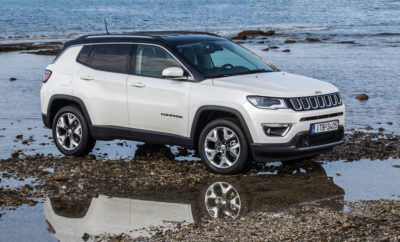 Το ολοκαίνουργιο Jeep® Compass προσφέρει έναν απαράμιλλο συνδυασμό ικανοτήτων. Η θρυλική και καλύτερη στην κατηγορία του ικανότητα 4Χ4, ο αυθεντικός αλλά και σύγχρονος σχεδιασμός της Jeep, η εξαιρετική συμπεριφορά εντός δρόμου και η αίσθηση ελευθερίας που προσφέρει στους επιβαίνοντες, συνδυάζονται με μία πληθώρα συστημάτων για την ασφάλεια και την διασκέδαση σε αρμονική συνεργασία. Το νέο μοντέλο, αντιπροσωπεύει μία προσθήκη-κλειδί στην γκάμα της Jeep και επιτρέπει στη μάρκα να ενδυναμώσει τη θέση της στην κατηγορία των Compact SUV, μία κατηγορία που είναι ιδιαίτερα σημαντική και αναμένεται να αυξηθεί κατά 20% παγκοσμίως μέχρι το 2020, φτάνοντας τις 7.5 εκατομμύρια μονάδες. Για την Ευρωπαϊκή αγορά, η κατηγορία των Compact SUV, που σήμερα αριθμεί 1.6 εκατ. μονάδες, αναμένεται να φτάσει τις 2 εκατ. μονάδες μέχρι το 2020. Για να μπορέσει να ικανοποιήσει όλες τις διαφορετικές ανάγκες των πελατών, το νέο Jeep Compass θα πωλείται με δύο πετρελαιοκινητήρες και ένα βενζινοκινητήρα προκειμένου να προσφέρει 8 διαφορετικούς συνδυασμούς κινητήρων και μετάδοσης σε 4 εκδόσεις: Sport, Longitude, Limited και την Trailhawk που αποτελεί την ικανότερη πρόταση εκτός δρόμου. Με την παρουσίαση του ολοκαίνουργιου Compass, η Jeep ολοκληρώνει την προϊοντική της επέκταση στην Ευρώπη, προσφέροντας λύσεις σε κάθε ένα κομμάτι της κατηγορίας SUV. Το νέο μοντέλο αποτελεί μία συναρπαστική πρόταση για τους Ευρωπαίους πελάτες, συνδυάζοντας τις θρυλικές ικανότητες εκτός δρόμου κίνησης με ένα όχημα που παράλληλα προσφέρει ασφαλή, διασκεδαστική και άνετη καθημερινή εμπειρία μετακίνησης. Το Jeep Compass θα είναι διαθέσιμο στις εκθέσεις Jeep των μεγαλύτερων ευρωπαϊκών αγορών τον Ιούλιο. Ιδιαίτερος, σύγχρονος και αυθεντικός Jeep σχεδιασμός, - Premium χαρακτηριστικά - Αίσθηση ελευθερίας Το ολοκαίνουργιο Jeep Compass χαρακτηρίζεται από την ξεχωριστή αισθητική της σχεδίασής του, με φαρδύ και στιβαρό πάτημα και ιδανική αναλογία γυάλινων επιφανειών. Είναι άμεσα αναγνωρίσιμο ως Jeep, χάρη στα παραδοσιακά σχεδιαστικά στοιχεία, όπως η μάσκα με τις 7 γρίλιες και τα τραπεζοειδή ανοίγματα των τροχών. Οι σχεδιαστές της Jeep ανανέωσαν τη θρυλική μάσκα τοποθετώντας τις γρίλιες από χρώμιο σε ενθέσεις μαύρου γυαλιστερού χρώματος. Τα εμπρός φωτιστικά σώματα με την χαρακτηριστική όψη των LED, είναι πλαισιωμένα από μαύρο περίγραμμα και αναβαθμίζουν την προσωπικότητα και την εικόνα του Compass. Η επικλινής οροφή τα φουσκωμένα φτερά και οι προφυλακτήρες δημιουργούν ένα πολύ έντονο προφίλ. Τα παράθυρα πλαισιώνονται από ένα βαμμένο διακοσμητικό στοιχείο που ακολουθεί όλη τη γραμμή του οχήματος και σε συνδυασμό με την μαύρη γυαλιστερή οροφή προσθέτουν στον δυναμικό χαρακτήρα του. H διαθέσιμη διπλή γυάλινη ηλιοροφή, έχει σχεδιαστεί για να προσφέρει την Open Air αίσθηση ελευθερίας που χαρακτηρίζει την Jeep. Στα μοναδικά χαρακτηριστικά του αυτοκινήτου ανήκουν και τα ξεχωριστά πίσω φώτα με LED: Λεπτά και παραλληλόγραμμα, προσδίδοντας έναν επιπλέον αναγνωρίσιμο χαρακτήριστικό στο μοντέλο. Για επιπλέον άνεση, η πόρτα του χώρου αποσκευών προσφέρεται κατ’ επιλογή και με σύστημα αυτόματης λειτουργίας ανοίγματος. Το νέο Jeep Compass θα προσφέρεται με 7 διαφορετικά σχέδια ζαντών. Εξοπλίζεται με ζάντες και ελαστικά 16 ιντσών (στάνταρ στο Sport και το Longitude), 17 ιντσών (στάνταρ στο Trailhawk και έξτρα στον Longitude), και 18 ιντσών (έξτρα στην έκδοση Limited), προσφέροντας στους οδηγούς βέλτιστη πρόσφυση σε όλες τις συνθήκες. Το νέο μοντέλο θα προσφέρεται σε 11 διαφορετικά χρώματα: Redline Red, Spitfire Orange, Laser Blue Pearl, Olive Green, Billet Silver Metallic Clear Coat, Granite Crystal Metallic Clear Coat, Diamond Black Crystal Pearl Coat, Pearl White Tri-Coat, Bright White Tri-Coat, Bright White Clear Coat and Rhino Clear Coat (εκδόσεις Limited και Trailhawk). Αναβαθμισμένο εσωτερικό με premium χαρακτηριστικά και τεχνολογία Το εσωτερικό του ολοκαίνουργιου Jeep Compass, προσφέρει υψηλής ποιότητας υλικά και τεχνολογικές λύσεις. Στην κεντρική κονσόλα, ο τραπεζοειδής κεντρικός πίνακας, παραπέμπει στον ιστορικό σχεδιασμό της Jeep, έχει πολυτελή αίσθηση και φιλοξενεί τις οθόνες 5.0, 7.0 και 8.4 ιντσών του συστήματος UConnect. Η κεντρική κονσόλα φιλοξενεί επίσης το λεβιέ των ταχυτήτων, τα χειριστήρια του συστήματος Selec Terrain, το ηλεκτρονικό χειρόφρενο, το μπουτόν για το σύστημα ESS Stop & Start, τα χειριστήρια του κλιματισμού και του ηχοσυστήματος και τις θύρες φόρτισης και σύνδεσης κινητών και λοιπών συσκευών. Ο πίνακας οργάνων είναι ειδικά μελετημένος και σχεδιασμένος και, ανάλογα με την έκδοση, ενσωματώνει μία οθόνη LED 3.5 ή 7.0 ιντσών. Η μεγάλη οθόνη των 7.0 ιντσών, είναι παραμετροποιήσιμη από τον οδηγό προκειμένου να προβάλλει τις πληροφορίες που αυτός επιθυμεί και διατίθεται ως βασικός εξοπλισμός στις εκδόσεις Limited και Trailhawk. Εξελιγμένη και φιλική στο χρήση τεχνολογία Infotainment Το ολοκαίνουργιο Jeep Compass εισάγει νέες λύσεις στο Infotainment για την γκάμα της Jeep. Προσφέρει τρεις νέες μονάδες UConnect (UConnect 5.0, 7.0 and 8.4NAV) που αναβαθμίζουν την εμπειρία και την άνεση οδηγού και επιβατών στην επικοινωνία, τη διασκέδαση και τη δορυφορική πλοήγηση. Τα UConnect 7.0 και 8.4 NAV έχουν οθόνη αφής υψηλής ευκρίνειας HD και προσφέρουν συνδεσιμότητα τόσο μέσω του συστήματος Apple CarPlay όσο και του Android Auto (βασικός εξοπλισμός σε Limited & Trailhawk) επιτρέποντας την πλήρη ενσωμάτωση των κινητών και των συστημάτων τους για hands-free επικοινωνία, δημιουργία και ανάγνωση μηνυμάτων κ.ά.. Ειδικά οι εκδόσεις Limited και Trailhawk,θα μπορούν να εξοπλιστούν με το σύστημα UConnect 8.4 NAV, που περιλαμβάνει και την εφαρμογή Jeep Skills με την οποία ο οδηγός μπορεί να παρακολουθεί τις ικανότητές του στην off road οδήγηση μέσα από ειδικούς δείκτες. Premium εμπειρία στο δρόμο Η αρχιτεκτονική “small wide” της FCA, περιλαμβάνει πλήρως ανεξάρτητη ανάρτηση που σε συνδυασμό με το αποκλειστικό για την κατηγορία, Σύστημα Επιλεκτικής Απόσβεσης (Frequency Selective Damping FSD) και το απόλυτης ακρίβειας τιμόνι με ηλεκτρική υποβοήθηση, προσφέρουν στον οδηγό του, απόλυτο έλεγχο στο δρόμο. Το Jeep Compass κάθεται σε στιβαρά θεμέλια. Η αρχιτεκτονική και η κατασκευή του αμαξώματος και του πλαισίου με ατσάλι υψηλής αντοχής σε ποσοστό 65% και ειδικά υλικά συγκόλλησης, έχει ως αποτέλεσμα μία πολύ άκαμπτη δομή που στηρίζει την δυναμική συμπεριφορά του νέου Compass αλλά και την αντοχή του σε περίπτωση σύγκρουσης, ενώ παράλληλα εξοικονομεί το βάρος. Το καλύτερο στην κατηγορία του σε επιδόσεις εκτός δρόμου με δύο πρωτοποριακά συστήματα 4Χ4 Το νέο Jeep Compass έχεις τις ανώτερες επιδόσεις εκτός δρόμου στην κατηγορία του, μέσω δύο εξελιγμένων συστημάτων συνεχούς (Full Time 4X4) τετρακίνησης: το Jeep Active Drive και το Jeep Active Drive Low (με 20:1 crawl ratio), κάθε ένα από τα οποία μπορεί να στείλει το 100% της διαθέσιμης ροπής στον τροχό που το χρειάζεται. Tο Jeep Active Drive και το Jeep Active Drive Low περιλαμβάνουν και το σύστημα Jeep Selec-Terrain το οποίο προσφέρει 5 επιλογές κίνησης (Auto, Snow, Sand, Mud και Rock για τις εκδόσεις Trailhawk) για βέλτιστη απόδοση εκτός και εντός δρόμου σε όλες τις καιρικές συνθήκες. Περιλαμβάνει επίσης ένα σύστημα απεμπλοκής του πίσω άξονα και του 4Χ4 προκειμένου να προσφέρει στα τετρακίνητα μοντέλα μέγιστη οικονομία καυσίμου αλλά και ακαριαία εμπλοκή του 4Χ4 όταν είναι απαραίτητο. Όλα τα μοντέλα Compass με τετρακίνηση εξοπλίζονται επίσης με λειτουργία «Lock» που κλειδώνει μόνιμα τη μετάδοση και μπορεί να επιλεγεί από τον περιστροφικό διακόπτη του Selec-Terrain για ακόμα καλύτερες επιδόσεις σε απαιτητικές συνθήκες off road κίνησης. Η έκδοση Trailhawk προσφέρει αυξημένη απόσταση από το έδαφος κατά 2.5 εκατοστά, ποδιές προστασίας του σασί, κόκκινο οπίσθιο άγκιστρο ρυμούλκησης και διαφορετικούς προφυλακτήρες που έχουν ως αποτέλεσμα αυξημένες γωνίες προσέγγισης φυγής και προσπέλασης (30ο εμπρός, 24.4ο μέση, 33.6 ο πίσω) για μεγαλύτερη ελευθερία κίνησης σε εμπόδια. Μαζί και με τους εντυπωσιακούς τροχούς των 17 ιντσών και τα ελαστικά off road, το Trailhawk έχει απόσταση από το έδαφος 21.6 εκατοστά. Για ακόμα μεγαλύτερη ικανότητα κίνησης εκτός δρόμου, το σύστημα Selec-Terrain περιλαμβάνει και την ρύθμιση Selec-Speed Control με Hill-descent Control στις εκδόσεις Trailhawk. Πλήρης σειρά κινητήρων Προκειμένου να καλύψει τις προτιμήσεις και τις ανάγκες όλων των πελατών, το νέο Jeep Compass προσφέρει 8 συνδυασμούς κινητήρων και μετάδοσης μέσω ενός βενζινοκινητήρα, δύο πετρελαιοκινητήρων και δύο κιβωτίων ταχυτήτων – του 9τάχυτου αυτόματου και του 6τάχυτου χειροκίνητου. Βενζίνη Ο κινητήρας βενζίνης 1.4L MultiAir2 Turbo με Stop&Start, που αποδίδει 140 ίππους στις 5,000 στροφές και 230 Nm ροπής στις 1,750 στροφές σε συνδυασμό με το 6τάχυτο χειροκίνητο κιβώτιο θα εξοπλίζει την έκδοση 4Χ2 και ο 1.4L MultiAir2 Turbo με απόδοση 170 ίππων στις 5,500 στροφές και ροπή 250 Nm στις 2,500 στροφές σε συνδυασμό με το 9τάχυτο αυτόματο κιβώτιο τις εκδόσεις 4Χ4. Πετρέλαιο Οι εκδόσεις των κινητήρων diesel περιλαμβάνουν τον αποδοτικό 1.6L MultiJet II με Stop&Start, απόδοση 120 ίππων στις 3,750 στροφές και ροπή 320 Nm στις 1,750 στροφές, ο οποίος θα συνδυάζεται με 6τάχυτο χειροκίνητο κιβώτιο στις εκδόσεις 4Χ2 και τον 2.0L MultiJet II με Stop&Start, απόδοσης 140 ίππων στις 4,000 στροφές (με το 9τάχυτο αυτόματο κιβώτιο) ή 140 ίππων στις 3,750 στροφές με το 6τάχυτο χειροκίνητο κιβώτιο. Και οι δύο, παράγουν 350 Nm ροπής στις 1,750 στροφές και τοποθετούνται στις εκδόσεις 4Χ4. H πιο ισχυρή εκδοχή του 2.0L MultiJet II with Stop&Start – με απόδοση 170 ίππων σε συνδυασμό με το 9τάχυτο κιβώτιο αυτόματο ταχυτήτων και σύστημα 4Χ4 (με λειτουργία low range στο Trailhawk) ολοκληρώνει τις εκδόσεις diesel. Περισσότερα από 70 εξελιγμένα συστήματα και χαρακτηριστικά ασφάλειας Η ασφάλεια του οδηγού και των επιβατών ήταν κεφαλαιώδης κατά την εξέλιξη του ολοκαίνουργιου Jeep Compass, το οποίο προσφέρει περισσότερα από 70 συστήματα ενεργητικής και παθητικής ασφάλειας. Μεταξύ άλλων: Προειδοποίηση εμπρόσθιας σύγκρουσης (Forward Collision Warning-Plus), Σύστημα διατήρησης πορείας (LaneSense Departure Warning-Plus), Προειδοποίηση νεκρού σημείου (Blind-spot Monitoring) και παρακολούθηση οπίσθιου χώρου για κάθετη κίνηση (Rear Cross Path detection), Κάμερα οπισθοπορείας με ενεργές γραμμές πορείας (ParkView), Σύστημα αυτόματης στάθμευσης (Automated Parallel and Perpendicular Park assist), Adaptive Cruise Control, Ηλεκτρονικό σύστημα ευστάθειας (ESC) με σύστημα αποφυγής ανατροπής (ERM), 6 αερόσακους αλλά και κλωβό ασφαλείας με περισσότερο από 65% ατσάλι υψηλής αντοχής.