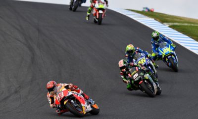 Σημαντική νίκη για το Marc Marquez στο στεγνό Phillip Island O εκπληκτικός Marc Marquez κατέκτησε μία κρίσιμη νίκη στο Grand Prix Αυστραλίας. Ήταν η 61η νίκη της καριέρας του, η 35η στην κατηγορία MotoGP και η έκτη φέτος για τον Ισπανό αναβάτη της Repsol Honda. Χάρη στη νίκη του αυτή ο Marc προηγείται στην κατάταξη του Πρωταθλήματος με 269 βαθμούς, 33 βαθμούς μπροστά από τον Andrea Dovizioso, ο οποίος παραμένει πλέον ο μοναδικός διεκδικητής του τίτλου. Ο Marc γνώριζε καλά, ότι στον αγώνα αυτό είχε μία ευκαιρία που δεν έπρεπε να χάσει σε μία πίστα που λατρεύει. Ωστόσο, σε όλη τη διάρκεια του αγώνα, χρειάστηκε να αντιμετωπίσει δύσκολους αντιπάλους σαν μέλος μιας ομάδας κορυφαίων αναβατών, την οποία απάρτιζαν οι Marquez, Rossi, Viñales, Zarco, Iannone, Miller, Crutchlow και Rins. Από την εκκίνηση μέχρι τα δύο τρία του αγώνα οι αναβάτες έδωσαν σκληρές μάχες με αλλεπάλληλα προσπεράσματα μεταξύ τους. Ο Marc περίμενε να έρθει η δική του στιγμή και στον 21ο γύρο πέρασε μπροστά. Από εκείνο το σημείο πίεσε πολύ για να δημιουργήσει διαφορά και τελικά κατάφερε να περάσει τη γραμμή του τερματισμού 1.799” μπροστά από το Rossi και 1.826” από το Viñales που τερμάτισε στην 3η θέση. Παρά τα συνεχιζόμενα προβλήματά του με το στήσιμο της μοτοσυκλέτας του, ο Dani Pedrosa έδωσε μάχη με τον Dovizioso και κατάφερε αποφασιστικά να περάσει τον Ιταλό στον τελευταίο γύρο για να τερματίσει στη 12η θέση. Marc Marquez «Ήταν ένας εκπληκτικός αγώνας και νομίζω ότι προσφέραμε μοναδικό θέαμα στους θεατές. Είμαι πολύ χαρούμενος γιατί γνώριζα ότι ο σημερινός αγώνας ήταν σημαντικός. Ο Dovi αντιμετώπισε δυσκολίες όλο το Σαββατοκύριακο, ενώ εγώ αισθανόμουν πολύ καλά στη μοτοσυκλέτα και έπρεπε να το εκμεταλλευτώ. Όταν ξεκίνησε ο αγώνας, σκεφτόμουν ότι έπρεπε να παραμείνω ήρεμος και να διαχειριστώ τα ελαστικά, όμως όταν ο Zarco με χτύπησε, τότε κατάλαβα ότι θα είχαμε μάχη. Βρισκόμουν σε μία ομάδα από μαχητές. Ήξερα ότι έπρεπε να πιέζω για να υπερασπιστώ τη θέση μου αλλά και να περνάω στην επίθεση. Απλά, προσπάθησα να ελέγξω την κατάσταση και οκτώ γύρους πριν το τέλος τα έδωσα όλα. Πίεσα πραγματικά σκληρά για τρεις – τέσσερις γύρους και αυτό ήταν. Είμαι χαρούμενος φυσικά με τη νίκη αλλά ακόμη περισσότερο για το ότι πηγαίνω στη Μαλαισία με πλεονέκτημα 33 βαθμών”.