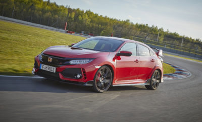 Το Honda Civic Type R κέρδισε το βραβείο sport auto 2017 Οι αναγνώστες του Γερμανικού περιοδικού “sport auto” ψήφισαν το Civic Type R της Honda ως το ‘Καλύτερο Εισαγόμενο Μικρομεσαίο Σπορ Αυτοκίνητο’ στη φετινή έκδοση του θεσμού. Πάνω από 13.000 αναγνώστες ανέδειξαν το Civic Type R ως το καλύτερο στην κατηγορία του κατά τη διάρκεια της ψηφοφορίας. Φρέσκο ακόμα από το ρεκόρ γύρου για προσθιοκίνητα οχήματα που πέτυχε στο θρυλικό Nürburgring Nordschleife τον Απρίλιο, το ‘αγωνιστικό αυτοκίνητο με έγκριση για το δρόμο’ της Honda απέκρουσε τον ανταγωνισμό μοντέλων όπως τα Seat Leon SC Cupra 300, Renault Megane GT TCe 205 και Kia Pro Cee’d GT. Είναι η δεύτερη φορά που η Honda γεύεται την επιτυχία στο διαγωνισμό “sport auto”, καθώς η προηγούμενη γενιά 2015 Civic Type είχε κατακτήσει τον ίδιο τίτλο ‘Best Import Compact Sports Car’. Το νέο Civic Type R επιταχύνει από 0 στα 100 km/h σε 5,7 δεύτερα έχοντας ένα βελτιστοποιημένο κινητήρα 2.0 VTEC TURBO που φέρνει 320 ίππους στο δρόμο. Η τελική ταχύτητα έχει αυξηθεί στα 272 km/h με την πίσω ανάρτηση πολλαπλών συνδέσμων και το βελτιστοποιημένο πακέτο αεροδυναμικής να παρέχουν εξαιρετική ευστάθεια στις υψηλές ταχύτητες. Το Honda SENSING είναι στάνταρ στη οικογένεια Civic και θεωρείται ένα από τα πιο ολοκληρωμένα πακέτα ασφαλείας στην κατηγορία του, με συστήματα όπως Collision Mitigation Braking System, Lane Keeping Assist και intelligent Adaptive Cruise Control.