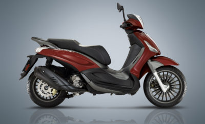 Το Piaggio Beverly, ένα από τα πιο δημοφιλή και αναγνωρίσιμα σκούτερ όλων των εποχών, είναι αναμφισβήτητα ένα μοντέλο που διαμορφώνει τις τάσεις της αστικής μετακίνησης: οι κομψές γραμμές του συνδυάζονται με τα προηγμένα τεχνολογικά χαρακτηριστικά, που εγγυούνται κορυφαία επίπεδα ασφάλειας. Ο δυνατός κινητήρας και το υποδειγματικό πλαίσιο τύπου μοτοσυκλέτας είναι τα βασικά στοιχεία που καθιστούν το Beverly ως το ιδανικό σκούτερ για μετακίνηση στην πυκνή αστική κυκλοφορία αλλά και για απόλυτη άνεση σε μεγαλύτερη διαδρομή, μόνος ή με συνεπιβάτη. Το Beverly 300 ABS, είναι εφοδιασμένο με τον μονοκύλινδρο 4-χρονο, 4-βάλβιδο κινητήρα 278 cc με ηλεκτρονικό ψεκασμό: γρήγορος, αξιόπιστος και οικονομικός στην κατανάλωση (31,2 χλμ./ λίτρο στον κύκλο δοκιμών WMTC). Παράλληλα, το προηγμένο σύστημα ABS/ASR - που περιλαμβάνεται στον στάνταρντ εξοπλισμό – και είναι έτοιμο να επέμβει σε κάθε τύπο οδοστρώματος. Τα εξαιρετικά επίπεδα λειτουργικότητας επιτυγχάνονται χάρη στη θύρα USB στο εσωτερικό της ποδιάς, το Bike Finder - σύστημα ταχείας αναγνώρισης και εντοπισμού του οχήματος μέσω της ενεργοποίησης των φλας - καθώς και τον μεγάλο αποθηκευτικό χώρο κάτω από τη σέλα, ικανό να φιλοξενήσει δύο κράνη jet. Beverly 300 ABS: αξιοπιστία, υποδειγματική οδηγική συμπεριφορά και άνεση σε κάθε διαδρομή, πάντα με το αυθεντικό στυλ Piaggio! Επισκεφτείτε σήμερα ένα σημείο πώλησης Piaggio για να επιλέξετε την έκδοση που σας ταιριάζει και να επωφεληθείτε από τις προνομιακές τιμές. Η προσφορά ισχύει έως 20/12/2017: Beverly 300 ABS – προτεινόμενη τιμή λιανικής 4.090 € Beverly 300 S ABS – προτεινόμενη τιμή λιανικής 4.090 € Beverly 300 “POLICE” ABS – προτεινόμενη τιμή λιανικής 4.190 €