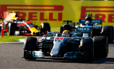 Ο οδηγός της Mercedes, Lewis Hamilton κέρδισε το Ιαπωνικό Grand Prix εκκινώντας από την pole με στρατηγική μια αλλαγής: Πολύ μαλακή/μαλακή γόμα. Η θερμοκρασία οδοστρώματος ξεπέρασε τους 40 βαθμούς Κελσίου σε αντίθεση με τις προηγούμενες μέρες που οι συνθήκες ήταν αρκετά πιο δροσερές. Οι περισσότεροι οδηγοί ακολούθησαν την ίδια τακτική με το νικητή υπήρξε όμως και μια αξιοσημείωτη εξαίρεση: Ο έτερος οδηγός της Mercedes Valtteri Bottas. Καθότι είχε ποινή 5 θέσεων στην εκκίνηση ξεκίνησε με τη μαλακή γόμα και διένυσε περισσότερους γύρους στο πρώτο μέρος πριν αλλάξει. Το παράδειγμά του ακολούθησε και ο Raikkonen. Τα μονοθέσια που έκαναν περισσότερους γύρους στην αρχή με τα μαλακά ελαστικά ήταν οι Renault, μπήκαν τελευταίες στα πιτ. Χάρη στις μακριές παρατεταμένες στροφές υψηλής ταχύτητας η Σουζούκα είναι μια από τις πιο απαιτητικές πίστες για τα ελαστικά. Παραταύτα η εμφάνιση του αυτοκινήτου ασφαλείας στους πρώτους γύρους και το καθεστώς εικονικού αυτοκινήτου ασφαλείας μετέπειτα μείωσε λίγο τη φθορά, αυξάνοντας την απόσταση που διένυσαν οι οδηγοί στο πρώτο μέρος. MARIO ISOLA, ΕΠΙΚΕΦΑΛΗΣ ΑΓΩΝΩΝ ΑΥΤΟΚΙΝΗΤΟΥ «Αμφότερες οι γόμες που χρησιμοποιήθηκαν συμπεριφέρθηκαν όπως ακριβώς περιμέναμε παρότι οι θερμοκρασίες σε αέρα και οδόστρωμα ήταν πιο υψηλές απ’ τις προηγούμενες δυο μέρες. Αν επίσης συνδυάσεις τη βροχή και τις κόκκινες σημαίες στα ελεύθερα είναι προφανές πως οι ομάδες δεν είχαν όλες τις πληροφορίες που χρειάζονταν για να χαράξουν στρατηγική στις συγκεκριμένες συνθήκες. Παρόλα αυτά και μολονότι είχαμε φέρει πιο μαλακή γόμα απ’ ότι πέρυσι, η πλειοψηφία των οδηγών ολοκλήρωσε το Grand Prix με μια αλλαγή. Οι οδηγοί που εκκινούσαν εκτός της θέσης που είχαν καταταγεί, χρησιμοποίησαν εναλλακτικά τη στρατηγική μαλακή/πολύ μαλακή και κέρδισαν θέσεις». ΚΑΛΥΤΕΡΟΣ ΧΡΟΝΟΣ ΑΝΑ ΓΟΜΑ - Ricciardo 1m33.694s Bottas 1m33.144s - Verstappen 1m33.730s Raikkonen 1m33.175s - Hamilton 1m33.780s Vandoorne 1m33.724s ΜΕΓΑΛΥΤΕΡΗ ΑΠΟΣΤΑΣΗ ΣΤΟΝ ΑΓΩΝΑ ΓΟΜΑ ΟΔΗΓΟΣ ΓΥΡΟΙ MEΣΗ - - ΜΑΛΑΚΗ Palmer 39 ΠΟΛΥ ΜΑΛΑΚΗ Alonso, Raikkonen, Ricciardo 25 ΜΕΤΡΗΤΗΣ ΑΛΗΘΕΙΑΣ O Lewis Hamilton κέρδισε στον αγώνα ακολουθώντας τακτική μιας αλλαγής ελαστικών. Στον 22ο γύρο έβγαλε τη πολύ μαλακή και έβαλε τη μαλακή γόμα. Σταμάτησε αμέσως μετά τον οδηγό της Red Bull, Max Verstappen που τερμάτισε δεύτερος. Ο Ολλανδός έκανε την ίδια αλλαγή πολύ μαλακή/ μαλακή γόμα ένα γύρο πριν, προσπαθώντας να βγει εμπρός (undercut) από τη Mercedes. Προβλέψαμε ότι η τακτική της μιας αλλαγής θα είναι αποτελεσματική σε χαμηλή θερμοκρασία. Τελικά αποδείχτηκε αποτελεσματική και σε ζεστό καιρό χάρη στην εξαιρετική σταθερότητα των δυο γομών και τις δυο περιόδους αυτοκινήτου ασφαλείας (πραγματικό και εικονικό) στην αρχή.