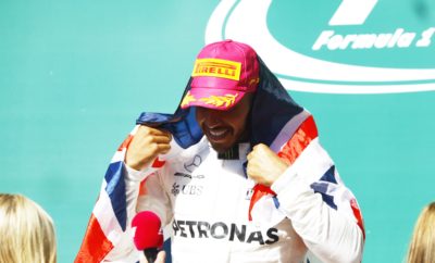 Ο οδηγός της Mercedes, Lewis Hamilton κέρδισε στο Grand Prix των ΗΠΑ ακολουθώντας στρατηγική μιας αλλαγής. Ο οδηγός της Ferrari, Sebastian Vettel ακολούθησε στρατηγική δυο αλλαγών και παρέμεινε ζωντανός στη μάχη του τίτλου τερματίζοντας 2ος. Η θερμοκρασία οδοστρώματος έφτασε τους 40 βαθμούς Κελσίου έτσι η θερμική καταπόνηση ήταν μεγαλύτερη σε σχέση με τις προηγούμενες μέρες. Οι περισσότεροι οδηγοί ακολούθησαν στρατηγική μιας αλλαγής ultrasoft-soft (πάρα πολύ μαλακή/μαλακή γόμα). Εν τούτοις κάποιοι οδηγοί ακολούθησαν εναλλακτικές στρατηγικές όπως οι Vettel, Verstappen. Ο Ολλανδός εκκίνησε από την 16η θέση με την πολύ μαλακή γόμα και έβαλε τη μαλακή και μετά πάλι την πολύ μαλακή γόμα. Βρέθηκε στιγμιαία 3ος στον τελευταίο γύρο αλλά δεν ανέβηκε στο βάθρο λόγω ποινής. MARIO ISOLA – ΕΠΙΚΕΦΑΛΗΣ ΑΓΩΝΩΝ ΑΥΤΟΚΙΝΗΤΟΥ “Είχαμε ήπιες θερμοκρασίες οδοστρώματος και αέρα κατά τη διάρκεια του αγώνα. Οι οδηγοί έπρεπε εκ νέου να το αξιολογήσουν αυτό, καθότι πριν είχαμε ασταθείς συνθήκες. Έτσι μπήκε στο κάδρο η στρατηγική της μιας αλλαγής με χρήση της μαλακής γόμας παρότι αυτή δεν είχε δοκιμαστεί εκτενώς στα ελεύθερα. Η στρατηγική ήταν καθοριστικής σημασίας σ’ αυτό τον αγώνα. Οι ομάδες ήταν υποχρεωμένες να αντιδράσουν στις μεταβαλλόμενες συνθήκες και να διαβάσουν τη στρατηγική των αντιπάλων τους ώστε να προσαρμόσουν αντίστοιχα τη δική τους. Χαρακτηριστικό παράδειγμα οι επιλογές των Max Verstappen και Sebastian Vettel, αμφότεροι ήταν πολύ γρήγοροι στο τελευταίο μέρος του αγώνα. Αυτό συνέβη μετά από μια έκτακτη απόφαση για το τελευταίο τους πιτ στοπ. Κλείνοντας όλοι εμείς θέλουμε να συγχαρούμε τη Mercedes που ακόμη μια φορά πήρε τον τίτλο στους κατασκευαστές”. ΚΑΛΥΤΕΡΟΙ ΧΡΟΝΟΙ ΑΝΑ ΓΟΜΑ Verstappen 1m 38.523s Vettel 1m 37.766s Bottas 1m 37.767s Hamilton 1m 38.776s Verstappen 1m 38.060s Magnussen 1m 37.893s Raikkonen 1m 38.809s Hartley 1m 39.979s Stroll 1m 39.666s ΜΕΓΑΛΥΤΕΡΗ ΑΠΟΣΤΑΣΗ ΑΝΑ ΑΓΩΝΑ ΓΟΜΑ ΟΔΗΓΟΣ ΓΥΡΟΙ SOFT Magnussen 48 SUPERSOFT Massa 29 ULTRASOFT Vandoorne 30 ΜΕΤΡΗΤΗΣ ΑΛΗΘΕΙΑΣ Μολονότι προβλέψαμε ότι οι δυο αλλαγές θα ήταν η θεωρητικά ταχύτερη στρατηγική είχαμε επίσης αναφέρει ότι και η στρατηγική μιας αλλαγής έχει ενδιαφέρον. Ο Hamilton έκανε τη μοναδική του αλλαγή στον 19ο γύρο (αντιδρώντας στο πιτ στοπ του Vettel), υιοθέτησε ίδια στρατηγική με το Γερμανό και παρέμεινε στην κορυφή της κούρσας ως το τέλος.