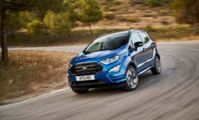 Η Ford Ξεκινά την Ευρωπαϊκή Παραγωγή του Νέου EcoSport στη Ρουμανία για να Ικανοποιήσει την Αυξανόμενη Ζήτηση των Πελατών • Η παραγωγή του νέου Ford EcoSport SUV ξεκινά στην Κραϊόβα της Ρουμανίας, προκειμένου να καλυφθεί η αυξανόμενη ζήτηση των πελατών για μικρά SUV και δημιουργεί νέες θέσεις εργασίας στην Ευρώπη • Η Ford επενδύει μέχρι 200 εκατομμύρια Ευρώ στην Κραϊόβα για την παραγωγή του EcoSport. Η συνολική επένδυση της Ford από το 2008 στην Κραϊόβα ξεπερνά το 1 δισεκατομμύριο ευρώ • Η παραγωγή του νέου EcoSport δημιουργεί 1.700 νέες θέσεις εργασίας στο κορυφαίο εργοστάσιο της Ford στη Ρουμανία. Υπολογίζεται ότι 3.900 εργαζόμενοι θα απασχολούνται στο εργοστάσιο μέχρι το τέλος της χρονιάς. Το EcoSport παραγωγής Κραϊόβα θα πωλείται σε 56 αγορές σε τέσσερις ηπείρους • Το ανανεωμένο Ford EcoSport διαθέτει πιο προηγμένη καμπίνα, έναν ισχυρό, αποδοτικό, νέο κινητήρα 1.5L EcoBlue diesel, Intelligent All Wheel Drive και μία σπορ έκδοση ST-Line Η Ford Motor Company – έχοντας βλέψεις στην ταχύτερα αναπτυσσόμενη κατηγορία οχημάτων στην Ευρώπη – ξεκίνησε την παραγωγή του νέου μικρού SUV, Ford EcoSport, στο εργοστάσιο της Κραϊόβα, στη Ρουμανία. Η απόφαση παραγωγής του νέου EcoSport στην Ευρώπη αντί της συνέχισης της εισαγωγής του από το εργοστάσιο της Ford στο Chennai, Ινδία, θα βοηθήσει τη Ford να ανταποκριθεί στην αυξανόμενη ζήτηση των πελατών. «Το EcoSport είναι ένα ακόμα παράδειγμα του τρόπου με τον οποίο η Ford αξιοποιεί τα δυνατά της μοντέλα για την επέκταση της επιχείρησής της – συμπεριλαμβανομένων των κορυφαίων SUV» δήλωσε ο Steven Armstrong, Ford group vice president & president, Ευρώπης, Μέσης Ανατολής & Αφρικής. «Καθώς αυξάνεται η ζήτηση για το EcoSport, και τα συμπαγή SUV γενικότερα, τώρα είναι η κατάλληλη στιγμή για να δημιουργήσουμε τοπική παραγωγή στην Ευρώπη, προκειμένου να καλύψουμε τις ανάγκες των πελατών μας.» Ο Πρόεδρος της Ρουμανίας Klaus Iohannis, ο Πρωθυπουργός Mihai Tudose και άλλοι ανώτεροι αξιωματούχοι της χώρας και τοπικοί εκπρόσωποι πλαισίωσαν σχεδόν 4.000 εργαζόμενους της Ford, τη στιγμή που το πρώτο νέο EcoSport πέρασε από τη γραμμή παραγωγής. Οι συνολικές πωλήσεις SUV της βιομηχανίας στις 20 Ευρωπαϊκές παραδοσιακές αγορές της Ford αυξήθηκαν κατά 27% πέρσι και η αναλογία τους είναι πάνω από ένα στα τέσσερα στις ταξινομήσεις νέων επιβατικών αυτοκινήτων. Οι πωλήσεις SUV της Ford στην Ευρώπη αυξήθηκαν πάνω από 30% το 2016 και έχουν αυξηθεί κατά 27% τους πρώτους οκτώ μήνες του 2017. Η άνοδος των SUV μεταφράζεται και σε περισσότερες θέσεις εργασίας. Μέχρι το τέλος της χρονιάς, η Ford δημιουργεί επιπλέον 1.700 θέσεις εργασίας στη Ford Craiova, ανεβάζοντας το συνολικό ανθρώπινο δυναμικό για την παραγωγή οχημάτων και κινητήρων στους 3.900 εργαζόμενους. Η συνολική επένδυση της Ford στις κορυφαίες παραγωγικές εγκαταστάσεις στη Ρουμανία υπερβαίνει το τώρα το 1 δισεκατομμύριο ευρώ από το Μάρτιο του 2008 που ανέλαβε τον έλεγχο του εργοστασίου. Η Κραϊόβα είναι η μοναδική πηγή παραγωγής του EcoSport για την Ευρώπη (εξαιρουμένης της Ρωσίας), τροφοδοτώντας 56 ποικίλες αγορές σε τέσσερις ηπείρους, όπως Ηνωμένο Βασίλειο, Νέα Καληδονία στην Ωκεανία, Τουρκμενιστάν στην Κεντρική Ασία και Ν. Αφρική. Η ομάδα της Ford Craiova θα συνεχίσει την παραγωγή του χιλιάρη κινητήρα EcoBoost της Ford – του μοναδικού που έχει κερδίσει τον τίτλο του Διεθνούς Κινητήρα της Χρονιάς για τέσσερις συνεχείς χρονιές. Νέο Ford EcoSport Το νέο Ford EcoSport προσφέρει αυξημένη ευελιξία και μεγαλύτερες δυνατότητες, ανανεωμένο εσωτερικό και εξωτερικό στυλ και μία σειρά νέων τεχνολογιών όπως Ford Intelligent All Wheel Drive, που εξασφαλίζει βελτιωμένη πρόσφυση εντός και εκτός δρόμου. Ένας προηγμένος, νέος 1.5 EcoBlue diesel αποδίδει μέχρι 125 ίππους και βελτιωμένες εκπομπές CO2.* Η ανασχεδιασμένη καμπίνα διαθέτει εύχρηστα χειριστήρια και μαλακά υλικά, νέα κεντρική κονσόλα και πιο αναπαυτικά καθίσματα. Το EcoSport διατίθεται επίσης για πρώτη φορά σε σπορ έκδοση EcoSport ST Line εμπνευσμένη από τη Ford Performance