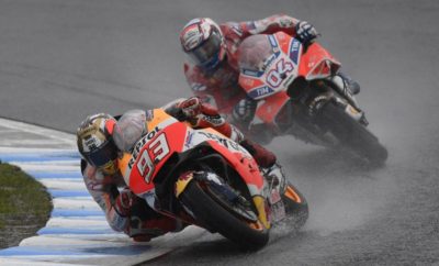 To 100ό βάθρο για το Marc Marquez στο Motegi Με βροχερό καιρό όλο το Σαββατοκύριακο, ακόμα και κατά τη διάρκεια του αγώνα, το Ιαπωνικό Grand Prix διεξήχθη σε αντίξοες καιρικές συνθήκες, με αποτέλεσμα, η επική μάχη ανάμεσα στους διεκδικητές του τίτλου Marc Marquez και Andrea Dovizioso να παίρνει ακόμη πιο δραματικές διαστάσεις. Τελικά, ο Ιταλός υπερίσχυσε απέναντι στον αναβάτη της Repsol Honda μετά από μάχη που κράτησε μέχρι την τελευταία στροφή πριν τον τερματισμό, με αλλεπάλληλα προσπεράσματα μεταξύ τους από τη στιγμή που προσπέρασαν τον Danilo Petrucci στο 13ο γύρο, ο οποίος προηγείτο μέχρι εκείνη τη στιγμή. Στο ξεκίνημα του τελευταίου γύρου ο Marc βρισκόταν μπροστά, αλλά ένα μικρό λάθος του στη Στροφή 8 – όπου παραλίγο να ρίξει τη μοτοσυκλέτα του – έδωσε την ευκαιρία στον Dovizioso να πλησιάσει και να περάσει μπροστά. Ο Marc επιχείρησε μία τελευταία επίθεση φρενάροντας αργά πριν την τελευταία στροφή, όμως άνοιξε τη γραμμή του ελαφρώς και ο Dovizioso υπερίσχυσε στο μίνι αγώνα dragster μέχρι τον τερματισμό για 0,249 δευτερόλεπτα. Η δεύτερη θέση του Marquez ήταν το 100ό βάθρο της καριέρας σε 165 αγώνες και το 61ο βάθρο στη μεγάλη κατηγορία. Είναι μάλιστα ο νεότερος αναβάτης στην ιστορία του αθλήματος που πετυχαίνει κάτι τέτοιο, ενώ στην κατάταξη του πρωταθλήματος παραμένει πρώτος με 11 βαθμούς διαφορά, πριν το 16ο γύρο στο Phillip Island την επόμενη Κυριακή. Ο Dani Pedrosa είχε έναν πολύ δύσκολο αγώνα, καθώς αντιμετώπισε προβλήματα με το πίσω ελαστικό, κάτι που τον ανάγκασε τελικά σε εγκατάλειψη στον 21ο γύρο. Marc Marquez, 2ος «Φυσικά, προσπάθησα και έδωσα το 100%, δίνοντας μάχη μέχρι την τελευταία στροφή του τελευταίου γύρου. Ήταν ένας εκπληκτικός αγώνας με τους δύο τύπους που μάχονται για το Πρωτάθλημα να παλεύουν και για τη νίκη. Σήμερα υπήρχε πολύ νερό στην πίστα και για κάποιο λόγο δυσκολευόμουν λίγο περισσότερο απ’ ό,τι περίμενα. Προσπάθησα να πιέσω και να είμαι απαλός με τη μοτοσυκλέτα, αλλά ο Andrea ήταν πολύ γρήγορος και καθ’ όλη τη διάρκεια του αγώνα. Μπαίνοντας στον τελευταίο γύρο, ήξερα ότι είχα ένα πολύ μικρό προβάδισμα αλλά, μετά έκανα ένα μικρό λάθος στη στροφή 8 – που αποδείχτηκε μεγάλο λάθος – και με έφτασε. Αφού με πέρασε, ήταν πολύ δυνατός στα φρένα και δεν μπορούσα να τον ανταγωνιστώ. Στην τελευταία στροφή προσπάθησα για μία τελευταία φορά, αλλά και πάλι δεν ήταν δυνατόν να τον περάσω. Σήμερα έκανε έναν απίστευτο αγώνα και νίκησε, αλλά έτσι κι αλλιώς είμαι χαρούμενος με το αποτέλεσμα που φέραμε, μια και περίμενα να είναι πολύ γρήγορος εδώ. Πήραμε πολύτιμους βαθμούς και προσφέραμε ωραίο θέαμα στους θεατές. Οπότε όλα καλά».