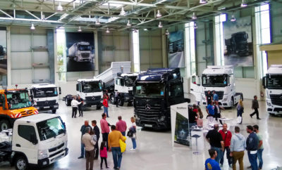 Ένα θεαματικό OPEN WEEKEND επεφύλαξε η Mercedes-Benz για τους επαγγελματίες! Το Σαββατοκύριακο 30/9 – 1/10 η Mercedes-Benz Ελλάς πραγματοποίησε ένα ιδιαίτερα επιτυχημένο OPEN WEEKEND αφιερωμένο στα επαγγελματικά της οχήματα. Στον εντυπωσιακό εκθεσιακό χώρο του Van & Truck Center, στις εγκαταστάσεις της, καλωσόρισε τους φίλους επαγγελματίες, παρουσιάζοντάς τους την πληρέστερη γκάμα επαγγελματικών οχημάτων που έχει να επιδείξει μάρκα στην κατηγορία αυτή. Από το σκληροτράχηλο Unimog, τη ναυαρχίδα του στόλου των επαγγελματικών οχημάτων το Actros, το λειτουργικό Atego, τον πρωταγωνιστή των βαρέων διανομών Αntos μέχρι το νέο μέλος της οικογένειας της Mercedes-Benz Ελλάς, το Fuso Canter. Και από το πολυδιάστατο Sprinter, το διάσημο Vito μέχρι το ευέλικτο Citan, όλα τα αστέρια ήταν εκεί. Οι επισκέπτες είχαν την ευκαιρία να δουν για πρώτη φορά τόσα επαγγελματικά μοντέλα συγκεντρωμένα σε μία έκθεση, πολλά από τα οποία ήταν μετασκευασμένα, όπως το Arocs σε ανατρεπόμενο αλλά και απορριματοφόρο ή τα ψυγεία FUSO & Sprinter, αλλά και να δοκιμάσουν φορτωμένα, σε πραγματικές συνθήκες το μοντέλο της επιλογής τους με highlight ένα Actros 1848LS με φορτωμένο επικαθήμενο. Οι Σύμβουλοι Πωλήσεων παρείχαν πλήρη ενημέρωση για τα οχήματα αλλά και για τις ολοκληρωμένες υπηρεσίες της Mercedes-Benz, τα χρηματοδοτικά της προγράμματα και τις υπηρεσίες After-Sales. Δυναμική παρουσία στην έκθεση είχε και το Truckstore με τα πιστοποιημένα μεταχειρισμένα επαγγελματικά του οχήματα.