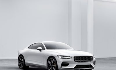 Η Polestar αποκαλύπτει το πρώτο της αυτοκίνητο – το Polestar 1 – και παράλληλα το όραμά της να γίνει το νέο brand ηλεκτρικών αυτοκινήτων υψηλών επιδόσεων. Η Polestar, το brand υψηλών επιδόσεων του Volvo Car Group, αποκαλύπτει σήμερα τη μελλοντική της υπόσταση ως ένα νέο ξεχωριστό brand ηλεκτρικών αυτοκινήτων υψηλών επιδόσεων. Επιπλέον, η Polestar επιβεβαίωσε τα σχέδια για τα πρώτα τρία της μοντέλα, μία νέα μονάδα παραγωγής, φτιαγμένη ειδικά για αυτόν το σκοπό, καθώς και μία στρατηγική marketing που εστιάζει στον πελάτη, και θα θέσει νέα πρότυπα στον κλάδο όσον αφορά στα οχήματα υψηλών επιδόσεων. Ακόμη, η Polestar αποκάλυψε το πρώτο της αυτοκίνητο, το Polestar 1 των 600 ίππων, το οποίο προορίζεται να μπει στην παραγωγή στα μέσα του 2019. Από πλευράς τεχνολογίας και προϊόντος, η Polestar εκμεταλλεύεται τις οικονομίες κλίμακας και τις συνέργειές της με το Volvo Car Group, που της δίνει τη δυνατότητα να σχεδιάζει, να εξελίσσει και να παράγει σε πολύ λιγότερο χρόνο από αυτόν που χρειάζονται άλλοι νέοι κατασκευαστές. Ο Τόμας Ίνγκενλατ (Thomas Ingenlath), Διευθύνων Σύμβουλος της Polestar, δήλωσε: "Το Polestar 1 είναι το πρώτο αυτοκίνητο που θα φέρει το σήμα της Polestar στο καπό του. Ένα όμορφο GT που ενσωματώνει εντυπωσιακή τεχνολογία - και αποτελεί μία θαυμάσια αρχή για τη νέα μας μάρκα. Όλα τα μελλοντικά αυτοκίνητα της Polestar θα είναι αποκλειστικά ηλεκτροκίνητα, συνεισφέροντας στο όραμα της μάρκας μας να είναι το νέο ξεχωριστό brand ηλεκτρικών αυτοκινήτων υψηλών επιδόσεων". Το Polestar 1 θα αποτελέσει το ορόσημο για το μέλλον τής Polestar. Πρόκειται για ένα δίπορτο, Grand Tourer Coupé 2+2 θέσεων, με υβριδικό σύστημα κίνησης υψηλών επιδόσεων (‘Electric Performance Hybrid’). Είναι ένα ηλεκτρικό αυτοκίνητο που υποστηρίζεται από κινητήρα εσωτερικής καύσης κι έχει αυτονομία 150 χιλιομέτρων όταν λειτουργεί αποκλειστικά με ηλεκτροκίνηση - τη μεγαλύτερη αυτονομία σε πλήρως ηλεκτρικό mode από κάθε άλλο υβριδικό αυτοκίνητο στην αγορά. Αποδίδοντας 600 ίππους και 1000 Nm ροπής, τοποθετείται ξεκάθαρα στην κατηγορία των σπορ αυτοκινήτων υψηλών επιδόσεων. Το Polestar 1 βασίζεται στην πλατφόρμα SPA (Μεταβλητή Αρχιτεκτονική Προϊόντος - Scalable Product Architecture), αλλά περίπου κατά το ήμισύ του είναι νέο και ειδικά σχεδιασμένο, δημιουργία των μηχανικών της Polestar. Το Polestar 1 επωφελείται από μια σειρά νέων τεχνολογιών που το κάνουν ένα αυτοκίνητο για τον πραγματικό οδηγό, ενισχύοντας τα δυναμικά οδηγικά χαρακτηριστικά του. Είναι επίσης το πρώτο αυτοκίνητο σε παγκόσμιο επίπεδο που εφοδιάζεται με την εντελώς νέα, κορυφαία για την κατηγορία, προηγμένη τεχνολογία Συνεχώς Ελεγχόμενης Ηλεκτρονικής Ανάρτησης (CESi) της Öhlins. Η χρήση ανθρακονήματος στο αμάξωμα ελαττώνει το βάρος και βελτιώνει τη στρεπτική ακαμψία κατά 45%, ενώ παράλληλα χαμηλώνει και το κέντρο βάρους του αυτοκινήτου. Επιπλέον, το Polestar 1 χρησιμοποιεί δύο ηλεκτρικούς κινητήρες στον πίσω άξονα, που καθιστούν δυνατό τον έλεγχο της ροπής ανάμεσα στους δύο τροχούς. Η ακριβής επιτάχυνση σε κάθε τροχό ξεχωριστά υποστηρίζει τον οδηγό, διατηρώντας το μέγιστο της πρόσφυσης και την ταχύτητα μέσα στη στροφή. Η Polestar δεν θα υιοθετήσει το σημερινό παραδοσιακό μοντέλο ιδιοκτησίας. Θα δέχεται αποκλειστικά παραγγελίες online και τα μοντέλα της θα προσφέρονται με συνδρομή δύο ή τριών χρονών και μηδενική προκαταβολή. Η συνδρομή θα έχει χαρακτήρα all-inclusive και θα περιλαμβάνει επίσης χαρακτηριστικά όπως υπηρεσίες παραλαβής και παράδοσης, καθώς και τη δυνατότητα να ενοικιαστούν εναλλακτικά οχήματα από την γκάμα της Polestar. Πρόκειται για δυνατότητες που θα ενσωματώνονται στο σύνολό τους μέσα στο μηνιαίο μίσθωμα. Χάρη στη συνδρομή με σταθερή χρέωση, ο πελάτης θα μπορεί να απολαμβάνει ένα αυτοκίνητο της Polestar απροβλημάτιστα και με τη μέγιστη δυνατή ελευθερία. Αυτό διευκολύνεται περαιτέρω και με τη χρήση της τεχνολογίας Phone-As-Key. Πρόκειται για ένα χαρακτηριστικό που επιτρέπει στον ιδιοκτήτη να μοιραστεί ένα ψηφιακό κλειδί με ένα τρίτο άτομο και, επιπλέον, ενεργοποιεί την πρόσβαση σε μια σειρά από άλλες κατά παραγγελία δυνατότητες. Αυτή η υπηρεσία εξυπηρέτησης εξασφαλίζει ότι ο πελάτης δεν θα χρειαστεί να εστιάζει παρά μόνο στην απόλαυση της οδήγησης. Όλα τα μελλοντικά αυτοκίνητα της Polestar θα είναι αποκλειστικά ηλεκτροκίνητα. Το Polestar 2 θα μπει στην παραγωγή αργότερα, το 2019, και θα είναι το πρώτο αμιγώς ηλεκτρικό αυτοκίνητο (battery-electric vehicle: BEV) από το Volvo Car Group. Πρόκειται για ένα μεσαίου μεγέθους BEV, που τοποθετείται στην ίδια κατηγορία με το Tesla Model 3 και, συνεπώς, θα έχει υψηλότερο όγκο παραγωγής σε σχέση με το Polestar 1. Η αρχική φάση του λανσαρίσματος των προϊόντων της Polestar θα συμπληρωθεί με την άφιξη ενός μεγαλύτερου BEV με αμάξωμα SUV, του Polestar 3, το οποίο θα σηματοδοτήσει μια μοντέρνα έκφραση ηλεκτρικής απόδοσης και δυναμικών οδηγικών χαρακτηριστικών. Οι παραγγελίες και η διαμόρφωση των μοντέλων της Polestar θα διεκπεραιώνονται online, μέσω μίας εφαρμογής της Polestar ή ενός online portal. Ωστόσο, αναγνωρίζοντας ότι οι πελάτες της θα εξακολουθήσουν να επιθυμούν μια φυσική επαφή με τη μάρκα, η Polestar θα εγκαινιάσει ένα δίκτυο από Χώρους Polestar (Polestar Spaces) ανά τον κόσμο. Σε αυτούς τους Χώρους, οι μελλοντικοί πελάτες της Polestar θα μπορούν να αλληλεπιδρούν με τα προϊόντα και τη μάρκα. Οι Χώροι Polestar θα αποτελούν αυτόνομες εγκαταστάσεις και δεν θα συμπεριλαμβάνονται στις υπάρχουσες εκθέσεις της Volvo. Οι παραγγελίες για το νέο Polestar 1 άνοιξαν στις 17 Οκτωβρίου 2017, με την Polestar να είναι σε θέση να υποδεχθεί την εκδήλωση ενδιαφέροντος πιθανών πελατών της. Σημειώσεις προς τους συντάκτες · Η Volvo Cars έχει σχηματίσει μια κοινοπραξία με δύο εταιρείες μέσα στη μητρική της εταιρεία. Η εν λόγω κοινοπραξία κεφαλαιοποιήθηκε με 640 εκατομμύρια ευρώ από ίδια κεφάλαια προκειμένου να υποστηρίξει την ανάπτυξη της Polestar. Η Polestar παραμένει θυγατρική του Volvo Car Group και θα ενσωματωθεί πλήρως σε αυτό. · Εκτιμάται ότι σε 20 χρόνια, περισσότερο από το 40% των πωλήσεων αυτοκινήτων παγκοσμίως θα αντιστοιχεί σε ηλεκτρικά οχήματα. Σχετικά με την Polestar Η Polestar είναι το brand υψηλών επιδόσεων του Volvo Car Group. Η Polestar θα αποτελέσει ένα νέο ξεχωριστό brand ηλεκτρικών αυτοκινήτων υψηλών επιδόσεων, προσφέροντας μια γκάμα από εξειδικευμένα μοντέλα. Η Polestar θα επωφελείται από ειδικές τεχνολογικές και μηχανολογικές συνέργειες με τη Volvo Cars, καθώς και από σημαντικές οικονομίες κλίμακας ως αποτέλεσμα της σύνδεσής της με τη Volvo. Οι εν λόγω συνέργειες θα της επιτρέψουν να σχεδιάζει, να αναπτύσσει και να κατασκευάζει κορυφαία ηλεκτροκίνητα αυτοκίνητα επιδόσεων. Σήμερα, η Polestar κατασκευάζει τα S60 και V60 Polestar, μοντέλα υψηλών επιδόσεων με 367 ίππους και πάνω από 250 βελτιώσεις σε σχέση με τις κανονικές εκδόσεις. Επίσης παρέχει τη δυνατότητα μηχανολογικών αναβαθμίσεων, καθώς και βελτιστοποιήσεις στο λογισμικό του κινητήρα για τα υπάρχοντα αυτοκίνητα Volvo.