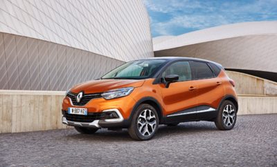 Το Renault CAPTUR, το πρώτο σε πωλήσεις B-Crossover στην Ευρώπη το 2016 με 215.670 μονάδες, επαναπροσδιορίζει για ακόμα μία φορά την κατηγορία. Με νέο πιο δυναμικό σχεδιασμό, με προηγμένες τεχνολογίες και κορυφαία πρακτικότητα, το νέο Renault CAPTUR έρχεται να ισχυροποιήσει ακόμα περισσότερο την παρουσία της Renault στην κατηγορία των Crossover. Το Renault CAPTUR, εκτός από το πιο δημοφιλές Crossover του B-Segment στην Ευρώπη κατάφερε χάρη στο σχεδιαστικό προφίλ και το συνολικότερο χαρακτήρα του να δημιουργήσει μια νέα φιλοσοφία στην κατηγορία. Δυναμικές γραμμές, καθαρόαιμα crossover χαρακτηριστικά και κορυφαία πρακτικότητα είναι μόνο μερικά από τα στοιχεία που συνέβαλαν στην πολύ μεγάλη εμπορική επιτυχία του μοντέλου. Τώρα το ανανεωμένο Renault CAPTUR με βελτιώσεις σε όλα τα επίπεδα φιλοδοξεί να ενισχύσει περαιτέρω την παρουσία της Renault στην όλο και πιο δημοφιλή κατηγορία των crossovers. Ακόμα πιο δυναμικός σχεδιασμός Το νέο Renault CAPTUR έχει μια ακόμα πιο δυναμική εμφάνιση, προσεγγίζοντας την αίσθηση του μεγαλύτερου Kadjar. Η επανασχεδιασμένη μάσκα τονίζει το στιβαρό χαρακτήρα του μοντέλου, όπως και οι προστατευτικές ποδιές στους εμπρός και πίσω προφυλακτήρες που αποτελούν στοιχεία ενός πραγματικού crossover. Στην ίδια λογική και οι επιλογές για τους τροχούς οι οποίοι ανάλογα με την έκδοση είναι διαθέσιμοι σε διαστάσεις 16 και 17 ιντσών. Στο κάτω μέρος του προφυλακτήρα το νέο CAPTUR ενσωματώνει τα LED φώτα ημέρας σχήματος C, που αποτελούν βασικό χαρακτηριστικό της φωτεινής υπογραφής της Renault. Αντίστοιχα τα πίσω φωτιστικά σώματα εντυπωσιάζουν με την εμφάνιση τους, τόσο την ημέρα όσο και τη νύχτα. Με ξεχωριστά μοντέρνα χρώματα και δυνατότητα διχρωμίας (αμάξωμα – οροφή), το νέο CAPTUR προσφέρει 35 χρωματικές επιλογές, δίνοντας τη δυνατότητα στους αγοραστές να διαμορφώσουν την εξωτερική εμφάνιση του αυτοκινήτου σύμφωνα με τις προτιμήσεις τους. Αντίστοιχα πλούσιες είναι και οι επιλογές προσωποποίησης για το εσωτερικό του νέου CAPTUR, μέσω της επιλογής σχετικών πακέτων διαμόρφωσης. Ακόμα πιο πρακτικό, ποιοτικό και προηγμένο Πιο ραφιναρισμένο από ποτέ, το εσωτερικό του νέου CAPTUR χαρακτηρίζεται από τα ποιοτικά υλικά, τα νέας σχεδίασης άνετα καθίσματα, αλλά και τις πολυάριθμες πρακτικές λύσεις, όπως το ευρύχωρο ντουλαπάκι συνοδηγού Easy Life, αλλά και τις αφαιρούμενες με φερμουάρ επενδύσεις καθισμάτων “Zip Collection”. Το νέο CAPTUR είναι εφοδιασμένο με μια σειρά προηγμένων συστημάτων πολυμέσων. Ακόμα και οι βασικές εκδόσεις εφοδιάζονται με το σύστημα της Renault R&Go®, το οποίο μετατρέπει το κινητό σε ένα πραγματικό κέντρο ελέγχου, απ’ όπου ο οδηγός μπορεί να έχει πρόσβαση σε μια σειρά χρήσιμων πληροφοριών που αφορούν στο ηχοσύστημα, το σύστημα πλοήγησης, το τηλέφωνο, αλλά και συστήματα του αυτοκινήτου. Διαθέσιμο επίσης είναι το σύστημα Media Nav Evolution, ένα προηγμένο σύστημα πολυμέσων με οθόνη αφής 7 ιντσών που περιλαμβάνει -εκτός των άλλων- και τη λειτουργία Eco2, η οποία παρέχει πληροφορίες και οδηγίες για τη βέλτιστη οικονομία καυσίμου. Τέλος το R-LINK Evolution καθιστά το νέο CAPTUR το μοντέλο με το πιο προηγμένο σύστημα πολυμέσων στην κατηγορία, δίνοντας στον οδηγό τη δυνατότητα να το προσαρμόσει σύμφωνα με τις ανάγκες του. Στο νέο CAPTUR, το σύστημα πολυμέσων R-LINK Evolution είναι συμβατό με το Android Auto. Το Android Auto επιτρέπει στον χρήστη γρήγορη και εύκολη πρόσβαση σε εφαρμογές του κινητού τηλεφώνου μέσω της οθόνης αφής 7’’ του συστήματος R-LINK Evolution. Το νέο CAPTUR είναι το πρώτο μοντέλο της Renault, στις κατηγορίες Α και Β, που προσφέρει αυτή την προηγμένη λειτουργία. Επίσης Για πρώτη φορά το CAPTUR εφοδιάζεται με σύστημα επόπτευσης τυφλής γωνίας (Blind Spot Warning). Τέσσερις αισθητήρες συνεργάζονται ώστε να εντοπίζουν την ύπαρξη κινούμενων οχημάτων στις τυφλές γωνίες, ειδοποιώντας τον οδηγό μέσω σχετικής φωτεινής ένδειξης στους εξωτερικούς καθρέπτες. Το σύστημα είναι ενεργό σε ταχύτητες από 30 έως 140 χλμ./ώρα, ενώ αποτελεί μοναδικό χαρακτηριστικό για την κατηγορία. Το νέο CAPTUR είναι διαθέσιμο με αισθητήρες παρκαρίσματος εμπρός και πίσω, καθώς και κάμερα οπισθοπορείας. Παράλληλα διαθέσιμο* είναι και το σύστημα αυτόματου παρκαρίσματος Easy Park Assist, το οποίο υπολογίζει το διαθέσιμο χώρο και εφόσον είναι επαρκής αναλαμβάνει το σύστημα διεύθυνσης αφήνοντας τον οδηγό να επικεντρωθεί μόνο στο γκάζι και το φρένο. Extended Grip Παράλληλα με τα παραπάνω ηλεκτρονικά συστήματα, το νέο Renault CAPTUR είναι διαθέσιμο και με το σύστημα Extended Grip, το οποίο αναβαθμίζει περαιτέρω τη δυνατότητα του αυτοκινήτου να κινείται σε εκτός δρόμου διαδρομές. Διαθέτοντας τρείς επιλογές (εντός δρόμου, εκτός δρόμου και Expert) το σύστημα σε συνδυασμό με τα ελαστικά M+S δίνει τη δυνατότητα στον οδηγό του νέου CAPTUR να αντιμετωπίσει δύσβατα εδάφη με χαμηλή πρόσφυση με απόλυτη ασφάλεια. Ακόμα πιο δυνατό και φιλικό προς το περιβάλλον Διαθέσιμο με 6 συνδυασμούς κινητήρων - κιβωτίων, η γκάμα του νέου CAPTUR δίνει τη δυνατότητα στους αγοραστές να επιλέξουν το ιδανικό σύνολο που ανταποκρίνεται καλύτερα στις ανάγκες τους. Σε επίπεδο κινητήρων diesel, διαθέσιμες είναι δύο εκδόσεις του εξαιρετικά πετυχημένου κινητήρα 1.5 dCi με 90 ίππους (διαθέσιμο με χειροκίνητο και αυτόματο κιβώτιο διπλού συμπλέκτη EDC) και 110 ίππους (με χειροκίνητο κιβώτιο). Εφοδιασμένοι σε κάθε περίπτωση με σύστημα Stop & Start και σύστημα ανάκτησης ενέργειας κατά την επιβράδυνση, οι κινητήρες προσφέρουν κορυφαία απόδοση, οικονομία και πολιτισμένα χαρακτηριστικά λειτουργίας χάρη και στο νέο σχεδιασμό του turbo. Αντίστοιχα πλήρης είναι και η γκάμα των κινητήρων βενζίνης με το υπερτροφοδοτούμενο σύνολο των 0,9 λίτρων απόδοσης 90 ίππων και τον επίσης υπερτροφοδοτούμενο κινητήρα 1.2 λίτρων απόδοσης 120 ίππων. Ο πρώτος κινητήρας συνδυάζεται αποκλειστικά με χειροκίνητο κιβώτιο, ενώ ο δεύτερος με χειροκίνητο ή το αυτόματο κιβώτιο διπλού συμπλέκτη EDC. Όπως και στην περίπτωση των κινητήρων diesel, οι κινητήρες βενζίνης εφοδιάζονται με σύστημα Stop & Start και σύστημα ανάκτησης ενέργειας. Το νέο Renault CAPTUR αναβαθμισμένο σε όλα τα επίπεδα είναι έτοιμο να συνεχίσει τον πρωταγωνιστικό του ρόλο στην κατηγορία των Β-crossovers. Παρά τα βελτιωμένα χαρακτηριστικά και τον πλουσιότερο εξοπλισμό (όπως σύστημα πλοήγησης, κάμερα οπισθοπορείας, εμπρός και πίσω αισθητήρες στάθμευσης), οι τιμές του ανανεωμένου CAPTUR δεν παρουσιάζουν ουσιαστική μεταβολή σε σχέση με την προηγούμενη γενιά, ενώ στις δημοφιλέστερες εκδόσεις η τιμή παραμένει σταθερή. Παράλληλα το νέο Renault CAPTUR διατίθεται με 5 χρόνια δωρεάν εργοστασιακή εγγύηση, καθώς και 3 χρόνια οδική βοήθεια. * Από τα τέλη του 2017