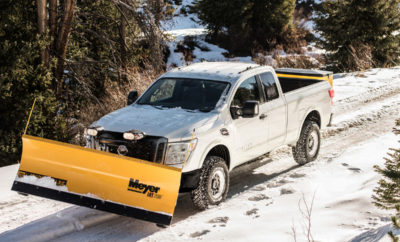 Το Nissan TITAN XD στις ΗΠΑ αντιμέτωπο με τα… χιόνια ! Καθώς ο χειμώνας πλησιάζει, η Nissan στις ΗΠΑ προετοιμάζεται για να τον αντιμετωπίσει με την έκδοση Snow Plow Prep, του δημοφιλούς pickup ΤΙΤΑΝ XD. Το συγκεκριμένο πακέτο περιλαμβάνει εμπρόσθιους βραχίονες βαρέως τύπου και ένα εκχιονιστικό μαχαίρι μεγάλης ικανότητας εκχιονισμού. Το Nissan TITAN XD είναι χτισμένο σε ένα μοναδικό πλαίσιο και το σασί του μπορεί να ανταποκριθεί στις πλέον δύσκολες εμπορικές και εκτός δρόμου απαιτήσεις. Σε συνδυασμό με τον σκελετό τύπου σκάλας πλήρους μήκους με πρόσθετη ακαμψία, τόσο κατακόρυφη και πλευρική όσο και στρεπτική, δεν είναι τυχαίο πως στις ΗΠΑ διαγράφει μια αξιοσημείωτη εμπορική πορεία. Ο κινητήρας 5.6 λίτρων Endurance® V8 του TITAN XD, ο οποίος χυτεύεται, σφυρηλατείται και συναρμολογείται στο εργοστάσιο παραγωγής κινητήρων της Nissan στο Decherd του Tennessee, έχει ονομαστική ισχύ 390 ίππων και ροπή στρέψης 54 κιλών ! Αξίζει να σημειωθεί πως το TITAN XD διατίθεται στις ΗΠΑ και με τον επίσης πανίσχυρο κινητήρα Cummins® 5.0L V8 Turbo Diesel.