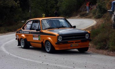 Στην τροχιά του «Μερκούρη» Το Athens Rally Sprint, η ετήσια αγωνιστική συνάντηση στη θρυλική διαδρομή του Αγίου Μερκουρίου της Πάρνηθας, που φέτος στην 5η του χρονιά εμπλουτίζεται με την προσθήκη και -τρίτου- νυχτερινού περάσματος, απέχει πλέον λιγότερο από ένα μήνα - και τα Σωματεία ΕΛ.Λ.Α.Δ.Α. και Α.Σ.Σ.Ο.Α.Α. ανακοινώνουν τις λεπτομέρειές του αγώνα. Στην παρθενική του χρονιά, το 2013, το Athens Rally Sprint ήταν ένας ενδιαφέρων πειραματισμός, καθώς διεξήχθη σε ειδική διαδρομή 10 χιλιομέτρων χαραγμένη μεταξύ των Ολυμπιακών εγκαταστάσεων του πρώην Ανατολικού αεροδρομίου της Αθήνας, στο Ελληνικό. Ένα χρόνο αργότερα, η Λέσχη Α.Σ.Σ.Ο.Α.Α. εξασφάλισε -στο πλαίσιο της ένταξης του μηχανοκίνητου αθλητισμού στην «ομπρέλα» της ΓΓΑ- την άδεια διεξαγωγής του 2ου Athens Rally Sprint στην πρώην «ακροπολική» ειδική διαδρομή του Αγ. Μερκουρίου. Παράλληλα, η ιδέα της Ελληνικής Λέσχης Αυτοκινήτου Δυτικής Αττικής (ΕΛ.Λ.Α.Δ.Α.) να καινοτομήσει φέτος -στην τρίτη χρονιά που διοργανώνει τον αγώνα- προσθέτοντας και τρίτο, νυχτερινό πέρασμα από την ειδική διαδρομή, παραπέμπει σε ανάλογη εμπειρία της δεκαετίας του ’80: τότε οι αγωνιζόμενοι του Ράλλυ Παλάδιο είχαν και την ελλιπή ορατότητα της νύχτας να ανεβάζει το βαθμό δυσκολίας του οδηγικού και πλοηγικού έργου στην έτσι κι αλλιώς άκρως τεχνική διαδρομή του «Μερκούρη». Το 5ο Athens Rally Sprint - «Άγιος Μερκούριος», που θα διεξαχθεί το Σάββατο 18 Νοεμβρίου με την πολύτιμη αρωγή του Δήμου Αχαρνών, καθώς και της Περιφέρειας Αττικής και του Δημοσίου ΚΤΕΟ Χολαργού, θα είναι ο 5ος φετινός γύρος του Περιφερειακού Κυπέλλου Ασφάλτου Νοτίου Ελλάδος και ο 7ος γύρος του Πανελληνίου Πρωταθλήματος Ράλλυ Ιστορικών Αυτοκινήτων. Κατά συνέπεια, θα συμμετέχουν αυτοκίνητα των κλάσεων C1-C7, Ιστορικά, Αντοχής Εκτός Δρόμου (Τ1, Τ2, Τ3, Τ8 και Ζ1), καθώς και Skoda Fabia του Ενιαίου Σ.Ο.Α.Α. Η διαδρομή του αγώνα φέτος επανέρχεται στην πρωταρχική φορά που είχε στο 2ο ARS του 2014, δηλαδή από τη Μαλακάσα προς τα πρώην βασιλικά κτήματα της Βαρυμπόμπης, και θα έχει μήκος 14,53 χιλιομέτρων. Συγκεκριμένα, η εκκίνησή του θα βρίσκεται στο σημείο των τελευταίων οικιών της Μαλακάσας, και ο τερματισμός λίγα μέτρα πριν από το φυλάκιο της Πυροσβεστικής, στο σημείο που βρίσκονται οι ταβέρνες «Άγιος Μερκούρης» και «Θέα». Το Service Park θα εγκατασταθεί στο προαύλιο του Ι.Γ.Μ.Ε., στο χώρο στάθμευσης του Ολυμπιακού Χωριού. Η εκκίνηση του πρώτου σκέλους θα δοθεί στις 12:00 το μεσημέρι του Σαββάτου 18/11, στην έξοδο του Service Park. Τα πληρώματα θα εκκινούν με διάστημα ενός λεπτού, και μετά από την Απλή Διαδρομή, την Ειδική και την επιστροφή, θα ακολουθεί ανασυγκρότηση 20 λεπτών και Service 30 λεπτών. Μετά το τρίτο, νυχτερινό πέρασμα, τα αυτοκίνητα θα κατευθυνθούν, για τον τερματισμό, στην πλατεία Θρακομακεδόνων. Η προθεσμία δήλωσης συμμετοχής λήγει την Παρασκευή 10 Νοεμβρίου (ώρα 21:00) Οι αγωνιζόμενοι που ενδιαφέρονται να συμμετάσχουν στο 5ο Athens Rally Sprint - «Άγιος Μερκούριος», πρέπει να υποβάλλουν τη δήλωση συμμετοχής τους μέχρι την Παρασκευή 10 Νοεμβρίου, και ώρα 21:00 μέσω του Συστήματος Διαδικτυακής Διαχείρισης Aγώνων (ΣΔΔΑ), καθώς και τη φόρμα συμμετοχής στη Γραμματεία του αγώνα (Σωματείο ΕΛ.Λ.Α.Δ.Α.: Κύπρου 76 Περιστέρι, τηλ. 6944.531231, 6973.018485 και τηλ.-fax 210.5780157) ή ηλεκτρονικά στο e-mail: ellada.racingclub@gmail.com. H Γραμματεία του Αγώνα θα λειτουργεί Δευτέρα-Τετάρτη-Παρασκευή 18:00-22:00 στα γραφεία του σωματείου. Το Σάββατο 18 Νοεμβρίου θα βρίσκεται στην πλατεία Θρακομακεδόνων, ενώ, την ίδια μέρα, παράρτημα της Γραμματείας θα λειτουργεί και στο χώρο του Service Park. 5ο ATHENS RALLY SPRINT - ΠΡΟΓΡΑΜΜΑ Έναρξη εγγραφών συμμετοχής: Παρασκευή 20 Οκτωβρίου Λήξη εγγραφών συμμετοχής: Παρασκευή 10 Νοεμβρίου, ώρα 21:00 Διανομή βιβλίου διαδρομής (Road Book): Έως Παρασκευή 10 Νοεμβρίου, ώρα 21:00 Δημοσίευση πίνακα συμμετεχόντων: Τρίτη 14 Νοεμβρίου, ώρα 10:00 Λήξη Αναγνωρίσεων: Παρασκευή 17 Νοεμβρίου, ώρα 20:00: Διανομή εντύπων και αριθμών συμμετοχής: Πέμπτη 16 Νοεμβρίου, ώρα 17:00-19:30 στο Δημόσιο ΚΤΕΟ Χολαργού (Λεωφόρος Μεσογείων 156, Αθήνα) Διοικητικός έλεγχος: Πέμπτη 16 Νοεμβρίου, ώρα 17:00-19:30 στο Δημόσιο ΚΤΕΟ Χολαργού Αρχικός Τεχνικός Έλεγχος και έλεγχος/σφράγιση των Turbo: Πέμπτη 16 Νοεμβρίου, ώρα 17:00-19:30 στο Δημόσιο ΚΤΕΟ Χολαργού 1η Συνεδρίαση Αγωνοδικών: Πέμπτη 16 Νοεμβρίου, ώρα 20:00 στο Δημόσιο ΚΤΕΟ Χολαργού Δημοσίευση πίνακα πληρωμάτων δεκτών να εκκινήσουν / ωράρια εκκίνησης: Πέμπτη 16 Νοεμβρίου, ώρα 20:30, στην ηλεκτρονική διεύθυνση του Σωματείου (www.ellada-racingclub.gr) Εκκίνηση αγώνα: Σάββατο 18 Νοεμβρίου, ώρα 12:00 στο ΣΕΧ 0 του Service Park Τερματισμός: Σάββατο 18 Νοεμβρίου, ώρα 17:59 στην Πλατεία Θρακομακεδόνων Τελικός Τεχνικός Έλεγχος: Σάββατο 18 Νοεμβρίου, μετά τον τερματισμό του τελευταίου αυτοκινήτου, στην Πλατεία Θρακομακεδόνων. Ανακοίνωση προσωρινής τελικής κατάταξης: Σάββατο 18 Νοεμβρίου, 30 λεπτά μετά την λήξη της προθεσμίας ενστάσεων, στη Γραμματεία (πλατεία Θρακομακεδόνων) Απονομή Επάθλων: Σάββατο 18 Νοεμβρίου, ώρα 20:30, πλατεία Θρακομακεδόνων ΠΡΟΗΓΟΥΜΕΝΟΙ ΝΙΚΗΤΕΣ 2013: Στέφανος Καμιτσάκης - Φίλιππος Τζεφεράκος (Mitsubishi Lancer EVO IX) 2014: Γιώργος Αργυρίου - Δημήτρης Πάσχος (Mitsubishi Lancer EVO IX) 2015: Παναγιώτης Κύρκος - Γιώργος Πολυζώης (Mitsubishi Lancer EVO VIII) 2016: Ιωάννης Πλάγος - Αλκιβιάδης Ρέντης (Honda Civic Type R)