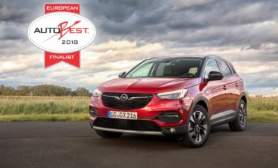 Το Νέο Opel Grandland X στον Τελικό του AUTOBEST 2018 05.10.2017 Print Print Word Το Grandland X μεταξύ των φιναλίστ για τον περίοπτο τίτλο “Best Buy Cars of Europe” Σχεδίαση, κορυφαίες τεχνολογίες & λειτουργικότητα είναι τα αδιαφιλονίκητα προσόντα του συμπαγούς SUV της Opel Το σερί επιτυχιών της Opel σε αναγνωρισμένους, διεθνείς διαγωνισμούς συνεχίζεται Παρά το ότι πρόσφατα γιόρτασε την παγκόσμια πρεμιέρα του στην Έκθεση Αυτοκινήτου της Φρανκφούρτης και μόλις δοκιμάστηκε από εκπροσώπους του ειδικού Τύπου, το νέο Opel Grandland X έχει αφήσει πίσω πολλούς ανταγωνιστές του και ήδη συγκαταλέγεται μεταξύ των φιναλίστ του Ευρωπαϊκού διαγωνισμού “AUTOBEST 2018”. Αυτό ανακοίνωσε σήμερα η κριτικού επιτροπή του αναγνωρισμένου, διεθνούς διαγωνισμού. Η επιτροπή που αποτελείται από έγκριτους εκπροσώπους του ειδικού Τύπου, από 31 Ευρωπαϊκές χώρες, δοκιμάζει νέα μοντέλα που είναι υποψήφια για το περίοπτο βραβείο. Ο νικητής κερδίζει τον τίτλο “Best Buy Car of Europe 2018”. Φτάνοντας στον τελικό, το δυναμικό συμπαγές SUV της Opel είναι ένας από τους έξι επικρατέστερους, σκληρούς διεκδικητές του τίτλου. Η επιτροπή AUTOBEST αξιολογεί τις υποψηφιότητες σε διάφορες κατηγορίες όπως ευελιξία, σχεδίαση και νέες τεχνολογίες σε συνδυασμό μαι με το δίκτυο τεχνικής υποστήριξης, τη διαθεσιμότητα ανταλλακτικών και την τιμή. Το νέο Opel Grandland X υπερέχει σε πολλούς τομείς: Μοντέρνες, αθλητικές γραμμές, γοητευτική off-road εμφάνιση και κλασικές αρετές SUV όπως υπερυψωμένη θέση καθισμάτων και καλή σφαιρική ορατότητα. Λάτρης της περιπέτειας, το νέο μοντέλο εξοπλίζεται με μία σειρά κορυφαίων τεχνολογιών όπως σύστημα ηλεκτρονικού ελέγχου πρόσφυσης IntelliGrip, ενώ διαθέτει άφθονους χώρους και ανέσεις για μέχρι πέντε επιβάτες. Και όλα αυτά συνδυάζονται με μία ελκυστική σχέση κόστους / απόδοσης που βοήθησε το νέο SUV να φτάσει στον τελικό του AUTOBEST 2018. Η κρίσιμη απόφαση θα ληφθεί κατά τη διάρκεια πολυάριθμων test drives και άλλων μετρήσεων στην πίστα δοκιμών του = Vairano (Italy). Το όνομα του μοντέλου που θα αναδειχθεί “Best Buy Car of Europe” θα ανακοινωθεί στα μέσα Δεκεμβρίου. Το Grandland X, ο νέος υποψήφιος της Opel, ακολουθεί μία παράδοση επιτυχιών. Η μάρκα έχει γιορτάσει πολυάριθμες διακρίσεις σε διάφορες κατηγορίες του θεσμού AUTOBEST τα τελευταία χρόνια: Το 2007 και το 2015, το Opel Corsa κέρδισε το βραβείο AUTOBEST, χαρίζοντας και στις δύο γενιές του μικρού αυτοκινήτου τον περίοπτο τίτλο “Best Buy Car of Europe”. Το 2009, η πρώτη γενιά Opel Insignia εντυπωσίασε την επιτροπή με το στυλ του και απέσπασε τη διάκριση DESIGNBEST. Σε μία άλλη κατηγορία, τα Opel Ampera και Opel Ampera-e απέδειξαν την περιβαλλοντική τους συμβατότητα, κερδίζοντας το βραβείο ECOBEST το 2011 και το 2016 αντίστοιχα. Επιπλέον, η σημερινή γενιά Opel Astra απέσπασε τη διάκριση 2015 SAFETYBEST για το πρωτοποριακό σύστημα προβολέων IntelliLux LED® matrix. Καθώς το δόγμα της Opel “Η Γλυπτική Τέχνη Συναντά τη Γερμανική Ακρίβεια” ισχύει τόσο για τα μοντέλα όσο και για την ίδια την εταιρία, η επιτροπή τίμησε την Opel, απονέμοντάς της τον τίτλο COMPANYBEST, το 2016.