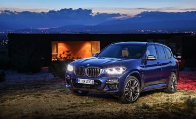 BMW Media Information 06/2017 Σελίδα 1 Η BMW X3 ήταν το αυτοκίνητο που εγκαινίασε τη μεσαία κατηγορία SAV (Sports Activity Vehicle) το 2003. Από τότε, η BMW έχει καταγράψει πάνω από 1,5 εκατομμύριο νέες ταξινομήσεις της X3 σε δύο γενιές μοντέλων μέχρι σήμερα. Τώρα, η νέα BMW X3 ετοιμάζεται να γράψει το επόμενο κεφάλαιο στην επιτυχημένη ιστορία της με μία ακόμα πιο εντυπωσιακή, δυναμική σχεδιαστική γλώσσα, ισχυρά και παράλληλα αποδοτικά συστήματα κίνησης και πολυτελή εξοπλισμό. Όπως όλα τα μέλη της επιτυχημένης οικογένειας X, συνδυάζει ξεχωριστά οδηγικά χαρακτηριστικά παντός εδάφους με απεριόριστη καθημερινή χρηστικότητα. Μεγαλύτερη σχεδιαστική σαφήνεια και τρεις εκδόσεις μοντέλων. Η τρίτη γενιά της BMW X3 ακολουθεί τα χνάρια των προκατόχων της συνδυάζοντας σκληροτράχηλη εμφάνιση off-road με σπορ στυλ. Οι γνώριμες αναλογίες, όπως πολύ κοντοί εμπρός και πίσω πρόβολοι, αναδεικνύουν την τέλεια κατανομή βάρους 50:50 μεταξύ εμπρός και πίσω άξονα. Οι δυναμικές προθέσεις της νέας BMW X3 υπογραμμίζονται από μία στιβαρή μάσκα και τους προβολείς ομίχλης με εξαγωνική σχεδίαση για πρώτη φορά σε μοντέλο BMW X. Τα πίσω φωτιστικά σώματα (με τρισδιάστατη εμφάνιση και προαιρετική full-LED λειτουργικότητα που ενισχύουν το δυναμικό στυλ), η αεροτομή στην έντονα καθοδική οροφή και οι δύο απολήξεις εξαγωγής δημιουργούν ένα μυώδες πίσω τμήμα. Με τις εκδόσεις xLine, M Sport και Luxury Line (η τελευταία είναι προσθήκη στη γκάμα) και τα αξεσουάρ BMW Individual, η εμφάνιση της BMW X3 προσαρμόζεται με ακόμα μεγαλύτερη ακρίβεια στα προσωπικά γούστα των πελατών. Εκτός από τις στάνταρ 18άρες ζάντες αλουμινίου (προηγουμένως: 17-ιντσών), οι πελάτες μπορούν να επιλέξουν από συνδυασμούς ζαντών/ελαστικών διαστάσεων έως 21-ιντσών. Πέρα από τη διαφοροποίηση ορισμένων εξωτερικών χαρακτηριστικών, οι τρεις εκδόσεις εξοπλισμού προσαρμόζουν το εσωτερικό στη θεματολογία που υποστηρίζει η κάθε μία. Το εσωτερικό της νέας BMW X3 διαθέτει έναν απαράμιλλο συνδυασμό ποιότητας υλικών, φινιρίσματος και εφαρμογής ενώ ξεπερνά την προκάτοχό της σε πολυτέλεια και φινέτσα. Τα επίπεδα άνεσης αναβαθμίζονται με νέες προτάσεις εξοπλισμού όπως αυτόματος έλεγχος κλιματισμού τριών ζωνών, πακέτο Ambient Air, ενεργός εξαερισμός καθισμάτων, cargo λειτουργία των στάνταρ διαιρούμενων 40:20:40 /αναδιπλούμενων πλατών πίσω καθισμάτων Η νέα BMW X3. Συνοπτικά. BMW Media Information 06/2017 Σελίδα 2 και η πανοραμική κρυστάλλινη ηλιοροφή που δημιουργεί ένα ευάερο περιβάλλον στο εσωτερικό και δίνει έμφαση στην αντιληπτή ποιότητα. Ένα ακόμα νέο στοιχείο εξοπλισμού είναι το προαιρετικό BMW Display Key, που όχι μόνο κλειδώνει και ξεκλειδώνει την BMW X3 μέσω τηλεχειρισμού, αλλά εμφανίζει και ποικίλες πληροφορίες κατάστασης του αυτοκινήτου και κάνει χρέη τηλεχειριστηρίου για το προαιρετικό βοηθητικό σύστημα κλιματισμού. Βελτιστοποιημένος συνδυασμός δυναμικής ακρίβειας και οδηγικής άνεσης. Οι μηχανικοί της BMW εφάρμοσαν εκτεταμένα μέτρα για να βελτιώσουν σημαντικά τη δυναμική συμπεριφορά, την κατευθυντική ευστάθεια και την οδηγική αίσθηση της νέας BMW X3. Έτσι το νέο μοντέλο είναι ακόμα πιο σπορ από το προηγούμενο, χωρίς συμβιβασμούς στην οδηγική άνεση. Οι επιλογές πλαισίου περιλαμβάνουν ανάρτηση M Sport, Dynamic Damper Control, φρένα M Sport και σπορ σύστημα διεύθυνσης με μεταβλητό λόγο υποπολλαπλασιασμού. Ακόμα πιο αποδοτική γκάμα κινητήρων και ευφυής σχεδίαση ελαφρού βάρους. Δύο κινητήρες diesel και τρεις βενζινοκινητήρες θα διατίθενται από το λανσάρισμα (ή λίγο αργότερα) για τη νέα BMW X3. Η BMW X3 M40i 265 kW/360 hp (κατανάλωση μικτού κύκλου: 8.4 – 8.2 l/100 km, εκπομπές CO2 στο μικτό κύκλο: 193 – 188 g/km)* γίνεται το πρώτο Αυτοκίνητο M Performance της οικογένειας X3 και πλαισιώνεται από ένα δεύτερο βενζινοκίνητο μοντέλο με τη μορφή της BMW X3 xDrive30i που αποδίδει 185 kW/252 hp (κατανάλωση μικτού κύκλου: 7,4 l/100 km, εκπομπές CO2 στο μικτό κύκλο: 168 g/km)**. Τα δύο πετρελαιοκίνητα μοντέλα είναι η BMW X3 xDrive20d με 140 kW/190 hp (κατανάλωση μικτού κύκλου: 5.4 – 5.0 l/100 km, εκπομπές CO2 στο μικτό κύκλο: 142 – 132 g/km)* και η BMW X3 xDrive30d που αποδίδει 195 kW/265 hp (κατανάλωση μικτού κύκλου: 6.0 – 5.7 l/100 km, εκπομπές CO2 στο μικτό κύκλο: 158 – 149 g/km)*. Η BMW X3 20i με 135 kW/184 hp (κατανάλωση μικτού κύκλου: 7.4 – 7.2 l/100 km, εκπομπές CO2 στο μικτό κύκλο: 169 – 165 g/km)** και δυνατότητα επιλογής τετρακίνησης ή πίσω κίνησης (όχι στην Ευρώπη) θα ακολουθήσει λίγο μετά το λανσάρισμα της νέας X3. Όλες οι εκδόσεις κινητήρων θα συνδυάζονται στάνταρ με μία βελτιστοποιημένη έκδοση του οκτατάχυτου κιβωτίου Steptronic. Η στρατηγική εξέλιξης BMW EfficientDynamics για τη νέα BMW X3 περιλαμβάνει κινητήρες βελτιστοποιημένης κατανάλωσης και την εκτενή εφαρμογή ελαφρών μέτρων σχεδίασης ελαφρού βάρους. Για παράδειγμα, η * Τιμές κατανάλωσης βασίζονται στον Ευρωπαϊκό κύκλο δοκιμών, διαφέρουν ανάλογα με τον τύπο του ελαστικού που χρησιμοποιείται. ** Τιμές κατανάλωσης βασίζονται στον Ευρωπαϊκό κύκλο δοκιμών, διαφέρουν ανάλογα με τον τύπο του ελαστικού που χρησιμοποιείται. BMW Media Information 06/2017 Σελίδα 3 αυξημένη χρήση αλουμινένιων εξαρτημάτων του κινητήρα και της ανάρτησης έχει μειώσει το βάρος των σχετικών συστημάτων. Κατά συνέπεια, η νέα BMW X3 είναι μέχρι 55 kg ελαφρύτερη από τα αντίστοιχα προηγούμενα μοντέλα με παρόμοιο εξοπλισμό. Επιπλέον, η νέα BMW X3 έχει κορυφαίο συντελεστή αεροδυναμικής Cd = 0.29. BMW ConnectedDrive: ημιαυτοματοποιημένη οδήγηση και κορυφαία συνδεσιμότητα. Σε ότι αφορά τα χαρακτηριστικά BMW Personal CoPilot που εστιάζουν στην υποστήριξη του οδηγού και την (ημι-) αυτοματοποιημένη οδήγηση, η νέα BMW X3 διατίθεται προαιρετικά με την τελευταία γενιά Active Cruise Control και το πακέτο ασφάλειας Driving Assistant Plus, που περιλαμβάνει Steering και lane control assistant, Lane Change Assistant (από Δεκέμβριο 2017) και Lane Keeping Assistant με προστασία από πλευρική σύγκρουση. Αυτή η εκτενής γκάμα συστημάτων υποστήριξης καθιστά ιδιαίτερα ξεχωριστή τη νέα BMW X3 ανάμεσα στους άμεσους αντιπάλους της. Το δεύτερο θεμελιώδες στοιχείο του BMW ConnectedDrive – μαζί με τα συστήματα υποστήριξης οδηγού BMW Personal CoPilot – δημιουργείται από τις Υπηρεσίες και εφαρμογές BMW ConnectedDrive. Η νέα BMW X3 περιλαμβάνει τώρα το BMW Connected. Λειτουργώντας με βάση μία ευέλικτη πλατφόρμα, το Open Mobility Cloud, αυτή η ενσωματωμένη ψηφιακή φιλοσοφία για αναβαθμισμένη προσωπική μετακίνηση χρησιμοποιεί ποικίλα μέσα επικοινωνίας (όπως smartphones και smartwatches) για να ενσωματώσει το αυτοκίνητο στην προσωπική ζωή του χρήστη. Αυτό σημαίνει για παράδειγμα ότι μπορεί να μεταφέρει πληροφορίες σχετικές με τη μετακίνηση, όπως διευθύνσεις από καταχωρήσεις ημερολογίου αυτόματα ως προορισμούς στο σύστημα πλοήγησης και να υπολογίσει την ιδανική ώρα αναχώρησης για το ταξίδι. Το σύστημα αναγνώρισης χειρονομιών επιτρέπει τη διαισθητική λειτουργία ποικίλων λειτουργιών των συστημάτων πλοήγησης και ενημέρωσης / ψυχαγωγίας χρησιμοποιώντας κινήσεις των δακτύλων και χεριών. Το επίσης προαιρετικό Voice Assistant επιτρέπει στον οδηγό να χρησιμοποιεί γλώσσα της καθομιλουμένης για να μετατρέπει τα αιτήματά του σε ενέργειες αντί της χρήσης φωνητικών εντολών. Με προαιρετικό Head-Up Display προβάλλονται οι σημαντικότερες πληροφορίες που έχουν σχέση με την οδήγηση στο πεδίο ορατότητας του οδηγού. Το Head-Up Display της νέας BMW X3 είναι απαράμιλλο στην κατηγορία του για τα γραφιστικά στοιχεία, την ανάλυση και τις δυνατότητες απεικόνισης. Οι τιμές κατανάλωσης και εκπομπών CO2 καθορίστηκαν σύμφωνα με την Ευρωπαϊκή Οδηγία (EC) 715/2007 στην ισχύουσα έκδοση την εποχή της έγκρισης τύπου. Οι τιμές αναφέρονται σε ένα όχημα με βασικό εξοπλισμό στη Γερμανία και το εύρος τιμών αντανακλά τις διάφορες διαστάσεις ζαντών και BMW Media Information 06/2017 Σελίδα 4 ελαστικών. Οι τιμές των οχημάτων που επισημαίνονται με (**) ήδη βασίζονται στη νέα οδηγία WLTP και έχει γίνει αναγωγή στις αντίστοιχες τιμές NEDC για λόγους σύγκρισης. Αναφορικά με αυτά τα οχήματα, για σχετικούς φόρους και τα όποια ειδικά τέλη που βασίζονται σε εκπομπές CO2, οι τιμές CO2 ίσως διαφέρουν από αυτές που αναφέρονται εδώ (ανάλογα με την εθνική νομοθεσία). Οι προδιαγραφές εκπομπών CO2 προσδιορίζονται σύμφωνα με την Οδηγία 1999/94/EC και την PkwEnVKV, και βασίζονται στις τιμές κατανάλωσης και εκπομπών CO2 που ορίζει ο κύκλος NEDC. Για περισσότερες λεπτομέρειες σχετικά με τις επίσημες τιμές κατανάλωσης και ειδικές τιμές εκπομπών CO2 των νέων επιβατικών αυτοκινήτων παρακαλούμε ανατρέξτε στο σχετικό εγχειρίδιο "Οδηγία για κατανάλωση, εκπομπές CO2 και κατανάλωση ηλεκτρικής ενέργειας νέων επιβατικών αυτοκινήτων", που διατίθεται δωρεάν σε όλο το δίκτυο εμπόρων και στη https://www.dat.de/en/offers/publications/guideline-for-fuelconsumption.html.