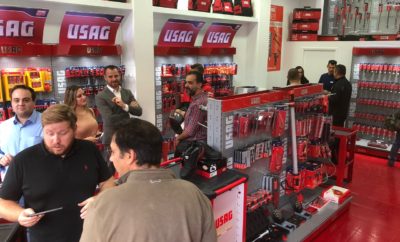 Benvenuti USAG! Η Promauto, Αποκλειστικός Εισαγωγέας - Διανομέας των εργαλείων USAG στην Ελλάδα από τον Οκτώβριο του 2016, πραγματοποίησε χθες το απόγευμα τα εγκαίνια του νέου της καταστήματος - showroom εργαλείων. H Ιταλική εταιρία εργαλείων USAG με φόντο το κόκκινο χρώμα της μάρκας έκανε αισθητή την παρουσία της σε κεντρικό σημείο στο Βοτανικό (Σπύρου Πάτση 21, Αθήνα) προσκαλώντας κόσμο από το χώρο των εργαλείων αλλά και του αυτοκινήτου για να καλωσορίσουν το νέο αυτό επαγγελματικό ξεκίνημα. Εκεί βρέθηκε και ο Ιταλός Export Manager της εταιρείας κ. Luca Bassοli, ο οποίος εξέφρασε την ικανοποίηση του για την νέα αυτή συνεργασία, που σκοπό έχει την επανεδραίωση της USAG στην Ελληνική αγορά επαγγελματικών εργαλείων υψηλής ποιότητας. Η USAG ιδρύθηκε το 1926 στο Gemonio της Ιταλίας και πλέον κατέχει ηγετική θέση στην αγορά των επαγγελματικών εργαλείων. Αποτελεί κομμάτι του Group Stanley Black & Decker, έχει σημαντικό ρόλο στη διεθνοποίηση της βιομηχανίας διατηρώντας παράλληλα την εταιρική της ταυτότητα, το brand και τη λειτουργική της αυτονομία. Οι γραμμές παραγωγής της USAG χαρακτηρίζονται ως υπόδειγμα ακόμα κι εντός του ομίλου Stanley Black & Decker. Άλλωστε, το όνομα της USAG είναι άρρηκτα συνδεδεμένο με την αξεπέραστη ποιότητα, απαραίτητη προυπόθεση για τις εργοστασιακές ομάδες του μηχανοκίνητου αθλητισμού. Οι ομάδες που εμπιστεύθηκαν επισήμως τα εργαλεία USAG είναι μεταξύ άλλων η Scuderia Rosso Corsa Trofeo Ferrari, η Ducati Corse τόσο στο MOTOGP όσο στο Παγκόσμιο Πρωτάθλημα Superbike και η Scuderia Toro Rosso στη F1. *USAG: www.usag.pro (τηλέφωνο καταστήματος Σπύρου Πάτση 21, Αθήνα: 210 34 71 647).
