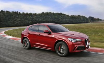 Διαθέσιμη στην ελληνική αγορά η Alfa Romeo Stelvio Quadrifoglio Ξεκινούν οι πωλήσεις για τη Stelvio Quadrifoglio, το ταχύτερο SUV στην κατηγορία του. Ο βενζινοκινητήρας 2.9-λίτρων V6 Bi-Turbo αποδίδει 510 ίππους και μέγιστη ροπή 600 Nm, με τελική ταχύτητα 283 χλμ/ώρα και επιτάχυνση 0-100 χλμ/ώρα σε μόλις 3.8 δευτερόλεπτα. Πληθώρα εξελιγμένων συστημάτων: σύστημα τετρακίνησης Q4 all-wheel, AlfaTM Active Torque Vectoring, AlfaTM Chassis Domain Control (CDC), σύστημα ανάρτησης AlfaTM και Alfa DNATM Pro με επιλογή RACE. Η καλύτερη έκφραση του ιταλικού design με τη σφραγίδα της Alfa Romeo. Ξεκινούν και στην Ελλάδα οι παραγγελίες για τη Stelvio Quadrifoglio, την πρώτη Quadrifoglio στην κατηγορία των SUV. Από το 1923 το τετράφυλλο τριφύλλι (Quadrifoglio) είναι το έμβλημα όλων των αγωνιστικών μοντέλων της Alfa Romeo και ταυτόχρονα το σήμα κατατεθέν για τα πιο σπορ μοντέλα της μάρκας. Το πρώτο Alfa Romeo SUV δεν θα μπορούσε να αποτελέσει εξαίρεση. Το επιβλητικό μοντέλο διαθέτει σειρά κορυφαίων χαρακτηριστικών και αποτελεί σημείο αναφοράς στην κατηγορία των premium compact SUV. Ενσωματώνει την καλύτερη έκφραση του ιταλικού design και καταφέρνει χάρη στη μαεστρία της Alfa Romeo να μαγνητίζει τα βλέμματα. Ταυτόχρονα, προσφέρει κορυφαίες επιδόσεις και τεχνολογίες αιχμής, ενώ πρόσφατα ανακηρύχθηκε το "ταχύτερο SUV στην πίστα", σημειώνοντας νέο ρεκόρ γύρου στην κατηγορία των SUV στο εμβληματικό Nürburgring: 7 λεπτά 51.7 δευτερόλεπτα. Η Stelvio Quadrifoglio εφοδιάζεται με τον αλουμινένιο κινητήρα βενζίνης 2.9-λίτρων V6 BiTurbo εμπνευσμένο από τις τεχνολογίες και την τεχνογνωσία της Ferrari και αποδίδει μέγιστη ιπποδύναμη 510 ίππων στις 6.500 σ.α.λ. και μέγιστη ροπή 600 Nm από τις 2.500 σ.α.λ. έως τις 5.000 σ.α.λ.. Εξαιρετικής σημασίας για τις επιδόσεις του μοντέλου είναι η συνεργασία του κινητήρα με ένα αυτόματο κιβώτιο 8 ταχυτήτων, ρυθμισμένο για να εξασφαλίζει ταχύτατες εναλλαγές σχέσεων (ενδεικτικά στη λειτουργία Race οι αλλαγές πραγματοποιούνται σε μόλις 150 χιλιοστά του δευτερολέπτου). Η Stelvio Quadrifoglio επιταχύνει από τα 0-100 χλμ/ώρα σε μόλις 3,8 δευτερόλεπτα, ενώ η τελική της ταχύτητα φτάνει τα 283 χλμ/ώρα. Για πρώτη φορά ο βενζινοκινητήρας 2.9-λίτρων V6 Bi-Turbo συνδυάζεται με το καινοτόμο σύστημα τετρακίνησης Q4 all-wheel drive, συνδυασμός που εγγυάται απαράμιλλες επιδόσεις, κράτημα, οδηγική απόλαυση και ασφάλεια σε όλες τις συνθήκες. Για ακόμα πιο συναρπαστική οδηγική εμπειρία, στη Stelvio Quadrifoglio διατίθενται στον βασικό εξοπλισμό αλουμινένια paddles αλλαγής ταχυτήτων που είναι τοποθετημένα στην κολώνα του τιμονιού. Η Stelvio Quadrifoglio θεωρείται το SUV με τις καλύτερες επιδόσεις στην κατηγορία χάρη σε δυο πρωτεία: με απόβαρο μόλις 1.830 κιλά, το μοντέλο εμφανίζει την καλύτερη αναλογία βάρους/ισχύος στην κατηγορία (3,6 κιλά/ίππο) και τη μεγαλύτερη πυκνότητα ισχύος (176 HP/l). Τα αποτελέσματα αυτά εξασφαλίζουν τη μέγιστη οδηγική απόλαυση και είναι απόρροια της τέλειας κατανομής βάρους ανάμεσα στον εμπρός και τον πίσω άξονα. Για να επιτευχθούν τα παραπάνω, οι μηχανικοί της Alfa Romeo τοποθέτησαν τα βαρύτερα επιμέρους τμήματα και υλικά κατασκευής όσο το δυνατό προς το κέντρο του αμαξώματος και παράλληλα χρησιμοποίησαν εξαιρετικά ελαφριά υλικά στα μηχανικά μέρη και το αμάξωμα. Πιο συγκεκριμένα χρησιμοποιήθηκαν ανθρακονήματα (άξονας μετάδοσης) και αλουμίνιο (κινητήρας, αναρτήσεις, φρένα, πόρτες, εμπρός/πίσω φτερά και καπό). Αξίζει να σημειωθεί ότι το μειωμένο βάρος δεν επηρεάζει σε καμία περίπτωση την κορυφαία στρεπτική ακαμψία του αυτοκινήτου, που εξασφαλίζει αντοχή, χαμηλά επίπεδα θορύβου και κορυφαία οδική συμπεριφορά ακόμα και υπό οριακές συνθήκες. Αποκλειστικές καινοτομίες Alfa Romeo Η Stelvio Quadrifoglio εξοπλίζεται με το AlfaTM Chassis Domain Control (CDC) και είναι η μόνη έκδοση που διαθέτει το διαφορικό AlfaTM Active Torque Vectoring στον βασικό εξοπλισμό. Το CDC είναι ο "εγκέφαλος" της Stelvio Quadrifoglio και συντονίζει όλα τα ηλεκτρονικά συστήματα του αυτοκινήτου (όπως το Alfa™ DNA Pro selector, το σύστημα τετρακίνησης Q4 all-wheel drive, το σύστημα AlfaTM Active Torque Vectoring system, το σύστημα ανάρτησης AlfaTM Active Suspension και το ESC) επιτυγχάνοντας έτσι καλύτερες επιδόσεις και μέγιστη οδηγική απόλαυση. Η τεχνολογία Torque Vectoring βελτιστοποιεί την οδική συμπεριφορά και τονίζει τον σπορ χαρακτήρα του μοντέλου. Η συγκεκριμένη τεχνολογία βελτιώνει την πρόσφυση κατά τη διάρκεια της επιτάχυνσης, μειώνοντας την υποστροφή ή την υπερστροφή. Έτσι, ο οδηγός της Stelvio Quadrifoglio μπορεί να απολαμβάνει την οδήγηση με ταυτόχρονα υψηλά επίπεδα ασφαλείας, χωρίς περιττές παρεμβάσεις από το σύστημα ελέγχου ευστάθειας. Η εμπρός ανάρτηση του συστήματος AlfaLink™ αποτελείται από διπλά ψαλίδια και άξονα "ημι-εικονικής διεύθυνσης" (semi-virtual steering axis), ο οποίος βελτιστοποιεί την απόσβεση της ανάρτησης, καθώς και την ακρίβεια του συστήματος διεύθυνσης. Στην πίσω ανάρτηση, χρησιμοποιείται ένα σύστημα τεσσάρων και μισού συνδέσμων, μία ακόμα πατέντα της μάρκας, προσφέροντας σε κάθε περίπτωση οδηγική απόλαυση και απαράμιλλη άνεση. Επιπλέον, σε κάθε περίσταση και σε όλες τις ταχύτητες, με την Alfa Romeo Stelvio Quadrifoglio η οδήγηση γίνεται ενστικτώδης, απολαυστική και φυσική, καθώς διαθέτει την καλύτερη στην κατηγορία του αμεσότητα στο τιμόνι. Το Ολοκληρωμένο Σύστημα Πέδησης (Integrated Brake System - IBS) της Alfa Romeο που έκανε το ντεμπούτο του στην Giulia, δίνει το παρών και στη Stelvio Quadrifoglio. Το καινοτόμο ηλεκτρομηχανικό σύστημα επιτρέπει τη συνεργασία ανάμεσα στο σύστημα ευστάθειας και το παραδοσιακό σέρβο εξασφαλίζοντας άμεση απόκριση των φρένων και επομένως, πολύ μικρές αποστάσεις ακινητοποίησης κατά το φρενάρισμα. Κατόπιν παραγγελίας, είναι διαθέσιμα και τα κεραμικά δισκόφρενα που συμβάλλουν ταυτόχρονα στον περιορισμό του βάρους (17 κιλά λιγότερα από τα στάνταρ) και στο καλύτερο φρενάρισμα σε όλες τις συνθήκες και ανεξαιρέτως θερμοκρασίας. Τέλος, στο ταμπλό δεσπόζει το νέο σύστημα infotainment 8.8" Connect με Bluetooth, ενώ προαιρετικά διατίθεται και σύστημα πλοήγησης 3D. Ο βασικός εξοπλισμός της Stelvio Quadrifoglio είναι υπερπλήρης και περιλαμβάνει μεταξύ άλλων εισαγωγές αέρα στο καπό, αναδιπλούμενους εξωτερικούς καθρέφτες, 20άρες ζάντες αλουμινίου, μαύρες δαγκάνες φρένων, καθώς και πίσω διαχύτη με τετραπλή απόληξη της εξάτμισης με ειδικό ήχο. Εσωτερικά ξεχωρίζουν τα δερμάτινα/αλκαντάρα καθίσματα οδηγού και συνοδηγού 6-ρυθμίσεων με αφρώδες υλικό στο κέντρο, το σπορ δερμάτινο τιμόνι, το ταμπλό από ανθρακονήματα και η έγχρωμη οθόνη 7'' TFT υψηλής ευκρίνειας. Επιπλέον, στάνταρ διατίθενται η κάμερα οπισθοπορείας με δυναμικές γραμμές πλέγματος και οι εμπρός/πίσω αισθητήρες παρκαρίσματος. Οι παραγγελίες για τη Stelvio Quadrifoglio μόλις άνοιξαν και η κορυφαία έκδοση του ταχύτερου SUV θα προσφέρεται, όπως όλη η γκάμα της Stelvio, με 5 χρόνια εγγύηση, οδική βοήθεια και χρηματοδότηση.