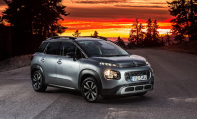 Η Citroen θα δώσει δυναμικό παρόν στην έκθεση αυτοκινήτου “ΑΥΤΟΚΙΝΗΣΗ 2017”, που θα πραγματοποιηθεί στο “Εκθεσιακό Κέντρο Ξιφασκίας” του πρώην Δυτικού Αεροδρομίου, από το Σάββατο 11 Νοεμβρίου έως και την Κυριακή 19 Νοεμβρίου! Το ελκυστικό περίπτερο της Citroën, με ιδιαίτερο φωτισμό, προσομοιάζει την αίσθηση ενός φιλόξενου χώρου στον οποίο μπορεί να ζήσει κανείς, με φυσικά υλικά, που κάνουν πράξη την υπόσχεση των μοντέλων της Citroën για ευεξία και δυνατότητα απόδρασης από την καθημερινότητα. Στο περίπτερο της Citroën Πρώτη Πανελλήνια Πρεμιέρα θα κάνει το νέο C3 Aircross Next GΕΝ. SUV! Σε έναν ειδικά διαμορφωμένο χώρο, θα δεσπόζουν τρία C3 Aircross που αναμένεται να κλέψουν τις εντυπώσεις! Πανελλήνια Πρεμιέρα θα κάνει το νέο C3 Aircross που σηματοδοτεί τη δυναμική αντεπίθεση της Citroen στην κατηγορία των SUV! Το νέο SUV από τη Citroen, ξεχωρίζει με τη μοναδική του φρεσκάδα στη σχεδίαση και το ιδιαίτερο αμάξωμα, που αποπνέει δυναμισμό. Το C3 Aircross καλεί τον οδηγό του να απολαύσει την οδήγηση προσφέροντας προηγμένη άνεση και αίσθηση αυτοκινήτου SUV, που τονίζεται και από τις αυξημένες δυνατότητες κίνησης σε δύσκολες συνθήκες, χάρη στο Grip Control με Hill Assist Descent. Οι επισκέπτες της Έκθεσης θα έχουν την ευκαιρία να δουν μια σειρά από συνδυασμούς αποχρώσεων στο αμάξωμα αλλά και μια ποικιλία σχεδίων στην καμπίνα, προβάλλοντας έτσι την πλήρη δυναμική του σε ότι έχει να κάνει με την εξατομίκευση. Το νέο μοντέλο της Citroën, θέτει νέα standards στον “κόσμο” των SUV, στους τομείς της άνεσης, της πρακτικότητας και της άνετης διαβίωσης στην καμπίνα. Το κοινό θα έχει την ευκαιρία να δει το “Αυτοκίνητο της Χρονιάς”, το νέο C3, σε τρεις διαφορετικούς χρωματικούς συνδυασμούς, τονίζοντας τις πολλές δυνατότητες εξατομίκευσης του μοντέλου. Η άψογη οδική του συμπεριφορά, τα στιλάτα και πρακτικά Airbumps®, το άνετο εσωτερικό του και η ConnectedCam Citroën™, είναι μερικά από τα χαρακτηριστικά που το κάνουν μοναδικό. Το νέο Citroen C3 φέρει υπερ-πλούσιο εξοπλισμό. Προσφέρει μία εμπειρία πρωτόγνωρης άνεσης χάρη στα μεγάλα του καθίσματα, τις άνετες αναρτήσεις, τους χώρους και την απίστευτη εργονομία που σας προσφέρει η προηγμένη άνεση Citroën Advanced Comfort®. Ιδιαίτερη εντύπωση θα προκαλέσουν το C1 Special Edition, το C4 Cactus One Tone Edition, το C - Elysee και το Grand C4 Picasso.