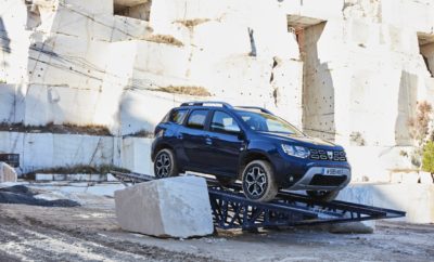 Το νέο Dacia DUSTER στους δρόμους της Αττικής Στα πλαίσια της Παγκόσμιας Δημοσιογραφικής Παρουσίασης του νέου Dacia DUSTER στην Ελλάδα, ξεκίνησαν οι δοκιμές του νέου μοντέλου σε διαδρομές της Ανατολικής Αττικής. Ήδη οι πρώτοι δημοσιογράφοι πήραν μια πρώτη γεύση τόσο από το αυτοκίνητο, όσο και από τα υπέροχα τοπία που επέλεξαν οι διοργανωτές της εκδήλωσης. Οι πρώτες φωτογραφίες από την εκδήλωση κάνουν ήδη το γύρο του κόσμου, ενώ ιδιαίτερη εντύπωση έχει προκαλέσει η κατασκευή ειδικής πίστας στα Λατομεία Διονύσου ώστε οι δημοσιογράφοι να έχουν την ευκαιρία να δοκιμάσουν τις κορυφαίες εκτός δρόμου ικανότητες του μοντέλου. Υπενθυμίζουμε ότι μέχρι τα τέλη Δεκεμβρίου που θα διαρκέσει η εκδήλωση, περισσότεροι από 540 δημοσιογράφους απ’ όλο τον κόσμο θα επισκεφθούν τη χώρα μας για να οδηγήσουν για πρώτη φορά το νέο Dacia DUSTER. Με κέντρο της εκδήλωσης το ξενοδοχείο Cape Sounio, αλλά και το ξενοδοχείο Sofitel στο Διεθνή Αερολιμένα Αθηνών, η Dacia για τις ανάγκες της εκδήλωσης έχει στήσει μια σειρά υποστηρικτικών υποδομών με στόχο την άριστη εξυπηρέτηση των δημοσιογράφων, αλλά και τη συντήρηση των οχημάτων δοκιμής. Παράλληλα με το νέο Dacia DUSTER, η διοργάνωση χρησιμοποιεί τόσο τα Dacia SANDERO STEPWAY, όσο και τετρακίνητα Dacia DUSTER της παρούσας γενιάς. Πληροφορίες για όλα τα μοντέλα της Dacia είναι διαθέσιμα στο www.dacia.gr.