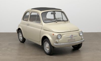 Διάκριση για τo project “To Fiat 500 στη συλλογή του MoMA” στον θεσμό “Corporate Art Awards 2017” Το project “To Fiat 500 στη συλλογή του MoMA” (“Fiat 500 entra al MoMA”) έλαβε ένα από τα βραβεία Corporate Art 2017 για την πετυχημένη μεταμόρφωση του εμβληματικού Fiat 500 σε έργο τέχνης. Η προσθήκη του Fiat 500 στη μόνιμη συλλογή έργων τέχνης του Μουσείου Μοντέρνας Τέχνης στη Νέα Υόρκη (MoMA) χάρισε μια ιδιαίτερη διάκριση στην ιταλική μάρκα στα “Corporate Art Awards 2017”. Ο θεσμός θεσπίστηκε πέρυσι με σκοπό την αύξηση της αναγνωρισιμότητας διαφόρων projects που συνδέουν τον επιχειρηματικό με τον καλλιτεχνικό κόσμο. Τα αναγνωρισμένου κύρους Corporate Art Awards διοργανώνονται σε συνεργασία με το LUISS Business School και την υποστήριξη του Υπουργείου Πολιτιστικής Κληρονομιάς, Πολιτιστικών Δραστηριοτήτων και Τουρισμού της Ιταλίας, καθώς και άλλων φορέων στη γειτονική χώρα. Το βραβείο αυτό τιμά το δημοφιλέστερο μοντέλο στην ιστορία της Fiat, αναγνωρίζοντας το γεγονός ότι αποτελεί γνήσιο έργο μοντέρνας τέχνης, σε συνέχεια της τοποθέτησής του στο MoMa. Στα φετινά βραβεία συμμετείχαν περισσότερες από 70 εταιρείες από 20 και πλέον χώρες από όλο τον κόσμο. Η παγκόσμια εμβέλεια του θεσμού αντανακλά άλλωστε και την οντότητα του ίδιου του Fiat 500, ενός μοντέλου που είναι παγκοσμίως γνωστό και ταυτόχρονα Ευρωπαϊκό best-seller στην κατηγορία του. Σε δεξίωση που παρέθεσε ο Ιταλός Πρόεδρος Sergio Mattarella προς τιμήν των βραβευμένων εταιρειών, ο Επικεφαλής της Fiat και CMO της FCA, κ. Olivier Francois δήλωσε: "Αυτό το αναγνωρισμένου κύρους βραβείο είναι για μας μεγάλη τιμή. Αποτελεί απτή αναγνώριση ότι το Fiat 500 δεν είναι μόνο ένα αριστούργημα της αυτοκινητιστικής βιομηχανίας με ιστορία 60 χρόνων, αλλά ένα πραγματικό σύμβολο της ιταλικής δημιουργικότητας με συλλεκτική αξία. Και το ταξίδι του συνεχίζεται σήμερα, με ακόμα μεγαλύτερη ένταση και επίγνωση πλέον του ρόλου του ως πρεσβευτή της ιταλικής υπεροχής σε ολόκληρο τον κόσμο." Το "Corporate Art Award 2017" είναι μια ακόμα διάκριση για το υπέροχο Fiat 500, 60 χρόνια μετά τη γέννησή του. Η προσθήκη του στη μόνιμη συλλογή του Μουσείου Μοντέρνας Τέχνης στη Νέα Υόρκη αποτελεί αδιαμφισβήτητη απόδειξη του εμβληματικού status παγκόσμιας εμβέλειας του μοντέλου και αποτίει φόρο τιμής στο αξέχαστο στιλ του, που έχει εμπνεύσει καλλιτέχνες σε όλο τον κόσμο. Το μοντέλο που βρίσκεται στο MoMA είναι ένα 500 F series, το δημοφιλέστερο 500 στην αγορά από το 1965 μέχρι το 1972. Στη συνέχεια προστέθηκαν και άλλες εκδόσεις (Sport, D, L and R), με αποτέλεσμα οι πωλήσεις της πρώτης γενιάς του μοντέλου να αγγίζουν συνολικά τα 4 εκατομμύρια μονάδες από το 1957 μέχρι το 1975. Το 2007 έγινε πραγματικότητα η αναβίωση του μοντέλου, με το σύγχρονο 500 να αποδεικνύεται εξίσου πετυχημένο με τον πρόγονο του. Σε 10 χρόνια παρουσίας στην αγορά απέκτησε 2 εκατομμύρια αγοραστές, καθώς και μια εντυπωσιακή σειρά διακρίσεων, περιλαμβανομένου του "Car of the Year" και "Compasso d'oro".