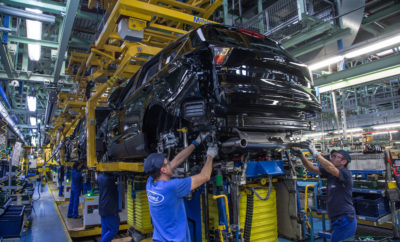 Η Ford Επενδύει 750 Εκατομμύρια Ευρώ στην Ισπανία • Η Ford επενδύει πάνω από 750 εκατομμύρια Ευρώ στην παραγωγή της επόμενης γενιάς του Kuga στη Βαλένθια της Ισπανίας • Η τρέχουσα παραγωγή του Kuga πλησιάζει το 50% της παραγωγής της Βαλένθια, οι πωλήσεις του Kuga στην Ευρώπη έχουν αυξηθεί κατά 22% από τις αρχές του 2017, φτάνοντας τις 126.900 μονάδες • Η μεγάλη επένδυση επιβεβαιώνει εκ νέου τη δέσμευση της Ford στην Ισπανία, ως μιας από τις σημαντικότερες περιοχές παραγωγής της στην Ευρώπη • Η Ισπανική εθνική κυβέρνηση και η περιφερειακή κυβέρνηση της Generalitat Valenciana υποστηρίζουν τη νέα επένδυση της Ford • Περίπου 3 δισεκ. Ευρώ έχουν επενδυθεί στη Βαλένθια από το 2011 Η Ford επενδύει πάνω από 750 εκατομμύρια Ευρώ στο εργοστάσιο παραγωγής στη Βαλένθια της Ισπανίας. Η νέα επένδυση ανεβάζει το συνολικό ποσό που έχει επενδυθεί στις δραστηριότητες της Ford στη Βαλένθια σε περίπου 3 δισεκ. Ευρώ από το 2011. Η Βαλένθια θα είναι το εργοστάσιο παραγωγής της επόμενης γενιάς Kuga. «Αυτή η σημαντική επένδυση των 750 και πλέον εκατομμυρίων Ευρώ επιβεβαιώνει εκ νέου και ξεκάθαρα τη συνεχιζόμενη δέσμευσή μας στην περιοχή της Βαλένθια και στην Ισπανία, ως μιας από τις σημαντικότερες περιοχές παραγωγής μας στην Ευρώπη» δήλωσε ο Steven Armstrong, president & CEO, Ford Ευρώπης, Μέσης Ανατολής & Αφρικής. «Θα ήθελα επίσης να ευχαριστήσω την εθνική κυβέρνηση στη Μαδρίτη και την Generalitat Valenciana για τη συνεχή τους υποστήριξη και την προσπάθειά τους να διατηρήσουν ένα ευνοϊκό κλίμα για επιχειρηματικές επενδύσεις στην περιοχή της Βαλένθια.» Απασχολώντας πάνω από 8.000 άτομα σε όλες τις δραστηριότητές της, η νέα επένδυση θα βοηθήσει στην εξασφάλιση θέσεων εργασίας στο εργοστάσιο της Ford στη Βαλένθια. Η επένδυση στοχεύει στη βελτίωση του κόστους και της παραγωγικότητας μέσω συνεργασίας της ομάδας διοίκησης, των συνδικάτων και του ανθρωπίνου δυναμικού. Σήμερα, περίπου το 25% όλων των επιβατικών οχημάτων που πωλούνται στην Ευρώπη είναι SUV. Το Ford Kuga πλησιάζει το 50% του όγκου παραγωγής οχημάτων στη Βαλένθια. Οι Ευρωπαϊκές πωλήσεις του Kuga από την αρχή της χρονιάς είναι 126.900, βελτίωση 22% συγκριτικά με το ίδιο διάστημα το 2016. Το Kuga είναι το τρίτο σε πωλήσεις μοντέλο της Ford στην Ευρώπη, μετά τα Fiesta και Focus. Περισσότερες λεπτομέρειες σχετικά με την ανακοίνωση της νέας επένδυσης και την επόμενη γενιά Kuga θα δημοσιευτούν όταν πλησιάζει το λανσάρισμα. Οι δραστηριότητες της Ford στη Βαλένθια Τα εργοστάσια παραγωγής οχημάτων και κινητήρων της Ford στη Βαλένθια έχουν κατασκευάσει πάνω από 12 εκατομμύρια οχήματα και 16 εκατομμύρια κινητήρες από το 1976 που ξεκίνησαν οι εργασίες, και είναι από τους μεγαλύτερους εξαγωγείς οχημάτων στην Ισπανία. Εκτός από το μεσαίο SUV Kuga, η Βαλένθια είναι η μοναδική πηγή παραγωγής του οχήματος μεταφοράς προσωπικού Tourneo Connect και του ελαφρού επαγγελματικού Transit Connect, καθώς και όλης της γκάμας μοντέλων Ford Mondeo, S-MAX και Galaxy. Στη Βαλένθια κατασκευάζονται τα περισσότερα προϊόντα και οχήματα σε όγκο από οποιοδήποτε άλλο εργοστάσιο της Ford στην Ευρώπη. Περίπου το 90% της παραγωγής της Βαλένθια εξάγεται σε πάνω από 75 χώρες σε όλο τον κόσμο, μεταξύ των οποίων οι ΗΠΑ.