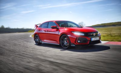 Το Honda Civic Type R αναδείχτηκε ‘Best Performance Car’ στο θεσμό Παγκόσμιο Αυτοκίνητο της Χρονιάς για Γυναίκες • Ο τίτλος ‘Best Hot Hatch’ προστίθεται στις διακρίσεις που έχει αποσπάσει από τότε που παρουσιάστηκε σε όλο τον κόσμο • Το νέο Civic Type R κατασκευάζεται στο Swindon και εξάγεται σε όλο τον κόσμο • Ο θεσμός ‘Παγκόσμιο Αυτοκίνητη της Χρονιάς’ για Γυναίκες είναι ο μοναδικός στον οποίο ψηφίζουν αποκλειστικά γυναίκες Το νέο Honda Civic Type R κέρδισε στην κατηγορία ‘Best Performance Car’ (Καλύτερο Αυτοκίνητο Επιδόσεων) στο διαγωνισμό Παγκόσμιο Αυτοκίνητο της Χρονιάς για Γυναίκες. Αυτός ο διεθνής θεσμός βραβείων είναι μοναδικός, καθώς την κριτική επιτροπή απαρτίζουν μόνον εκπρόσωποι γένους θηλυκού. Η τελευταία διάκριση του Civic Type R έρχεται να προστεθεί σε μία σειρά βραβείων που έχει ήδη αποσπάσει το 2017, με πρώτο και καλύτερο το ‘Best Hot Hatch’ από το Auto Express τον Ιούνιο και το ‘Best Import Compact Sports Car’ από το περιοδικό Sport Auto τον περασμένο μήνα. Έχοντας κοινά βασικά χαρακτηριστικά με το Civic hatchback, το νέο Type R έχει σχεδιαστεί εξ αρχής για να προσφέρει την πιο απολαυστική οδηγική εμπειρία στην κατηγορία hot-hatch – στο δρόμο αλλά και στην πίστα. Ο δίλιτρος κινητήρας VTEC TURBO, που ήταν η ‘καρδιά’ της πολυβραβευμένης προηγούμενης γενιάς Type R έχει βελτιστοποιηθεί και τροποποιηθεί και τώρα αποδίδε 320 PS, αρκετά για να επιταχύνουν το όχημα από 0 στα 100 km/h σε 5,7’’, μέχρι την τελική ταχύτητα των 272 km/h. Οι φετινοί νικητές του θεσμού ‘Παγκόσμιο Αυτοκίνητο της Χρονιάς’ των Γυναικών κρίθηκαν από την ψηφοφορία 25 συντακτών αυτοκινήτου, γένους θηλυκού, από 20 διαφορετικές χώρες. Η αρχική λίστα περιλάμβανε 420 αυτοκίνητα που γρήγορα περιορίστηκε στα 60 επικρατέστερα. Ακολούθησε μυστική ψηφοφορία, όπου κρίθηκαν οι νικητές κάθε κατηγορίας. «Οι γυναίκες αποτελούν πάνω από το μισό των αγοραστών νέων αυτοκινήτων και έχουν σημαντική επιρροή στις αποφάσεις αγοράς, γι’ αυτό θεωρώ μεγάλο επίτευγμα αυτή την αναγνώριση του Civic Type R» δήλωσε ο Philip Ross, Αντιπρόεδρος της Honda Motor Europe. «Το νέο Type R έχει συναρπαστικές επιδόσεις, αλλά παράλληλα παραμένει το πιο πρακτικό και ευέλικτο hatchback υψηλών επιδόσεων – που ήταν κρίσιμος παράγοντας στην απόφαση της κριτικής επιτροπής.» Η παραγωγή του νέου Civic Type R ξεκίνησε το καλοκαίρι του 2017 στο εργοστάσιο της Honda of the UK Manufacturing (HUM) στο Swindon – τον παγκόσμιο κόμβο παραγωγής της 10ης γενιάς του Civic hatchback. Το Type R εξάγεται σε όλη την Ευρώπη και άλλες αγορές σε όλο τον κόσμο, συμπεριλαμβανομένης της Ιαπωνίας και των ΗΠΑ. Η άφιξή του στη Β. Αμερική θα σηματοδοτήσει την πρώτη φορά που ένα Type R με το σήμα της Honda θα πωλείται επίσημα εκεί .