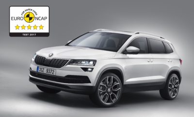 Το SKODA KAROQ κατακτά πέντε αστέρια στις δοκιμές του Euro NCAP Εξαιρετική επίδοση για το νέο SKODA KAROQ, σύμφωνα με τα πρόσφατα αποτελέσματα που ανακοίνωσε ο Euro NCAP, o ανεξάρτητος ευρωπαϊκός οργανισμός δοκιμών ασφάλειας για τα νέα αυτοκίνητα. Το καινούργιο compact SUV της SKODA απέσπασε την κορυφαία διάκριση των πέντε αστέρων, η οποία το καθιστά και επίσημα ως ένα από τα ασφαλέστερα SUV στον κόσμο! Κάτι αναμενόμενο, καθώς το SKODA KAROQ διαθέτει συστήματα ενεργητικής και παθητικής ασφάλειας που συνήθως εξοπλίζουν αυτοκίνητα μεγαλύτερων κατηγοριών. Στην κατηγορία προστασίας ενήλικων επιβατών, το SKODA KAROQ σημείωσε πάρα πολύ καλή επίδοση, με βαθμολογία 93%. Ειδικότερα, ο Euro NCAP υπογράμμισε την αποτελεσματική προστασία του αυχένα και της σπονδυλικής στήλης των επιβατών του KAROQ στις οπίσθιες συγκρούσεις. Το σύστημα πέδησης έκτακτης ανάγκης του νέου compact SUV αποδείχθηκε πολύ αξιόπιστο στις δοκιμές σε χαμηλές ταχύτητες σε αστικό περιβάλλον, αποτρέποντας σχεδόν όλες τις συγκρούσεις. Επιπρόσθετα, το SKODA KAROQ βαθμολογήθηκε με άριστα στην προστασία των ποδιών των πεζών, ενώ αξιοσημείωτη ήταν η επίδοση και στην προστασία της κεφαλής τους. Μετά την αντίστοιχη εξαιρετική επίδοση του SKODA KODIAQ, νωρίτερα μέσα στο 2017, το SKODA KAROQ είναι το δεύτερο όχημα της μάρκας που κατακτά πέντε αστέρια τη χρονιά που διανύουμε. Η SKODA είναι σήμερα ένας από τους λίγους κατασκευαστές αυτοκινήτων που μπορεί να υπερηφανεύεται ότι όλη η γκάμα της έχει βαθμολογηθεί με πέντε αστέρια στις δοκιμές του Euro NCAP. Το KAROQ οφείλει την κορυφαία παθητική του ασφάλεια στην υψηλή στρεπτική ακαμψία του, τις εκτενείς ζώνες παραμόρφωσης, στην εξαιρετικά ασφαλή καμπίνα επιβατών και τη χρήση χάλυβα υψηλής και υπερ-υψηλής αντοχής, για παράδειγμα στις πλευρικές δοκούς. Επιπλέον, το compact SUV διαθέτει επτά αερόσακους στο βασικό του εξοπλισμό: αερόσακους οδηγού και συνοδηγού, πλευρικούς, αερόσακους κεφαλής και αερόσακο γονάτων οδηγού. Τα παιδικά καθίσματα μπορούν να στερεωθούν χρησιμοποιώντας Top-Tether ή το σύστημα Isofix, το οποίο επίσης είναι διαθέσιμο για το κάθισμα του συνοδηγού. Σε περίπτωση οπίσθιας σύγκρουσης, τα ειδικά σχεδιασμένα προσκέφαλα (WOKS = Whiplash Optimized Headrests) μειώνουν τον κίνδυνο αυχενικού τραυματισμού για οδηγό και συνοδηγό. Το προληπτικό σύστημα προστασίας επιβατών σφίγγει επίσης τις μπροστινές ζώνες ασφαλείας σε περίπτωση σύγκρουσης και κλείνει οποιαδήποτε ανοικτά παράθυρα συμπεριλαμβανομένης της ηλιοροφής. Και αυτό το σύστημα ανήκει στο βασικό εξοπλισμό του μοντέλου. Το SKODA KAROQ είναι εξοπλισμένο με μεγάλο αριθμό από κάμερες, ραντάρ και αισθητήρες. Στο εμπρός μέρος υπάρχει ραντάρ το οποίο συνεργάζεται με το σύστημα πέδησης έκτακτης ανάγκης, με αναγνώριση πεζού, το οποίο συμβάλλει στην πρόληψη ατυχημάτων. Άλλα συστήματα ασφαλείας του SKODA KAROQ περιλαμβάνουν προσαρμοζόμενο σταθεροποιητή ταχύτητας, υποβοήθηση διατήρησης του αυτοκινήτου στη λωρίδα, λειτουργία αναγνώρισης σημάτων κυκλοφορίας, λειτουργία κλήσης έκτακτης ανάγκης και ανίχνευση κόπωσης οδηγού. ΣΗΜΕΙΩΣΗ ΣΥΝΤΑΚΤΗ Ο Euro NCAP, με έδρα στο Βέλγιο και έτος ίδρυσης το 1997, είναι ένας οργανισμός στον οποίο συμμετέχουν ευρωπαϊκά υπουργεία μεταφορών, εθνικές λέσχες αυτοκινήτου και ασφαλιστικές εταιρείες. Διεξάγει εκτενείς δοκιμές σύγκρουσης σε νέα μοντέλα και στη συνέχεια αξιολογεί την ασφάλεια των οχημάτων με βάση τα διαθέσιμα συστήματα ασφαλείας. Ο Euro NCAP ιδρύθηκε το 1997. Τα τελευταία χρόνια, οι διαδικασίες δοκιμών έχουν γίνει όλο και πιο απαιτητικές και σήμερα περιλαμβάνουν διάφορα σενάρια σύγκρουσης. Ενώ αρχικά αξιολογούντο μόνο τα αποτελέσματα των δοκιμών σύγκρουσης, πλέον και τα συστήματα ενεργητικής ασφάλειας λαμβάνονται υπ’ όψιν στη συνολική βαθμολογία. Οι δοκιμές του Euro NCAP καλύπτουν τις εξής κατηγορίες: προστασία ενήλικων επιβατών, προστασία παιδιών επιβατών, προστασία πεζών και αξιολόγηση επικουρικών συστημάτων ασφάλειας. Κατά τη διάρκεια των δοκιμών κάθε αυτοκίνητο βαθμολογείται σε κάθε κατηγορία, με κάποιο ποσοστό επί τοις εκατό είτε με βαθμούς.