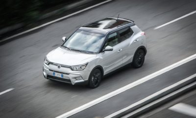 H SsangYong δοκιμάζει το αυτόνομο Tivoli H SsangYong ανακοίνωσε πως βρίσκεται σε προχωρημένα στάδια δοκιμών για ένα μοντέλο με τεχνολογία αυτόνομης οδήγησης που βασίζεται στο Tivoli. Στα πλαίσια του προγράμματος για την εμπορευματοποίηση της αυτόνομης οδήγησης μέχρι το 2020, η SsangYong, από το 2014, ξεκίνησε να επενδύει στην εξέλιξη και κατασκευή αυτόνομων οχημάτων. Το SsangYong Korando είναι το πρώτο μοντέλο της SsangYong που χρησιμοποιήθηκε επιτυχημένα, το 2015, για δοκιμές αυτόνομης οδήγησης, εκτελώντας χωρίς οδηγό τις διαδικασίες μεταβολής ταχύτητας σε ανοιχτό δρόμο, αλλαγής πορείας σε καμπές, αποφυγής εμποδίων, καθώς και άλλες δοκιμασίες. Σήμερα η SsangYong έχει πλέον εξασφαλίσει τις τεχνολογίες που επιτρέπουν στο μοντέλο δοκιμών που βασίζεται στο Tivoli, να αλλάζει αυτόνομα λωρίδες, να διατηρεί απόσταση από το προπορευόμενο όχημα και να προειδοποιεί έγκαιρα τον οδηγό όταν ένα εμπόδιο εντοπίζεται στο δρόμο μπροστά του. H SsangYong προετοιμάζεται να δοκιμάσει το πρωτότυπο μοντέλο, που είναι προορισμένο για το 3ο επίπεδο αυτόνομης οδήγησης, σε συνθήκες πλήρως ανοιχτού δρόμου, έξω, πλέον, από την πίστα.