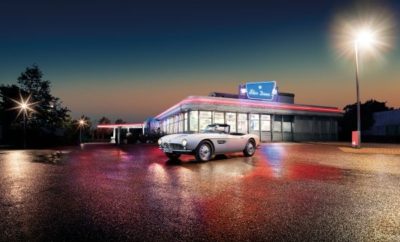 Η θρυλική επιστροφή της BMW 507 είναι γεγονός. Προηγήθηκε μία από τις πιο θεαματικές ανακαλύψεις κλασικών αυτοκινήτων των τελευταίων χρόνων. Πρόκειται για τη BMW 507 που οδηγούσε ο Αμερικανός μουσικός Elvis Presley, ήδη διάσημος την εποχή εκείνη σαν “Βασιλιάς του Rock’n’Roll”, ενώ υπηρετούσε τη στρατιωτική θητεία του στη Γερμανία. Στη συνέχεια εξαφανίστηκε για σχεδόν 50 χρόνια και όλοι πίστευαν ότι είχε χαθεί πριν ξαναδεί το φως της δημοσιότητας. Μετά από σχεδόν δύο χρόνια σχολαστικών εργασιών αποκατάστασης, το BMW Group Classic παρουσίασε το roadster για πρώτη φορά στο κοινό. Πλήρως αναπαλαιωμένο αποκαλύφθηκε στις 21 Αυγούστου 2016 στο Concours d’Elegance στο Pebble Beach, Καλιφόρνια. Η BMW 507 με αριθμό πλαισίου 70079 προσέλκυσε τους επισκέπτες της δημοφιλούς έκθεσης κλασικών αυτοκινήτων όπως ακριβώς την εποχή που ο στρατιώτης Elvis Presley παρέλαβε το αυτοκίνητο στις 20 Δεκεμβρίου του 1958: βαμμένη σε Feather White, με αλουμινένιο κινητήρα V8 150 hp, ζάντες με κεντρικό μπουλόνι, ασπρόμαυρο εσωτερικό και ραδιόφωνο Becker Mexico. «Η δυνατότητα να φέρουμε τη BMW 507 του Βασιλιά του Rock’n’Roll εδώ στο Μόναχο για αναπαλαίωση σύμφωνα με τις επιθυμίες του προηγούμενου ιδιοκτήτη της Jack Castor, ήταν έναν όνειρο που έγινε πραγματικότητα για όλους τους εμπλεκόμενους», σχολίασε ο Ulrich Knieps, Επικεφαλής του BMW Group Classic. «Ήταν ένα απίστευτα συναρπαστικό project. Το αποτέλεσμα μας κάνει τρομερά υπερήφανους αλλά και ο ίδιος ο Jack αναμφίβολα θα ένιωθε την ίδια συγκίνηση». Το καλοκαίρι του 2014, η έκθεση του αυτοκινήτου στο BMW Museum όπως ακριβώς ανασύρθηκε από μία αποθήκη ενθουσίασε τους φίλους των κλασικών αυτοκινήτων αλλά παράλληλα πυροδότησε κάποιες ερωτήσεις: ήταν πραγματικά κάποτε η BMW 507 του Elvis; Θα μπορούσε να μεταμορφωθεί αυτό το roadster σε κόσμημα της δεκαετίας του 1950; Από το ‘Return to Sender’ στο ‘It’s Now or Never’. Η κατάσταση του διθέσιου ήταν πραγματική πρόκληση. Αν και τα εξαρτήματα και άλλα στοιχεία του πρώτου αμαξώματος ήταν σχεδόν όλα εκεί και ανέπαφα, το roadster είχε χάσει τον κινητήρα και το κιβώτιό του. Ο πίσω άξονας είχε αντικατασταθεί με άλλο σύστημα άγνωστης προέλευσης, η σκουριά είχε διαβρώσει το πάτωμα, τα καθίσματα ήταν φθαρμένα και δεν υπήρχε ταμπλό οργάνων. Ωστόσο, η γοητεία ενός σπάνιου και σαγηνευτικά ωραίου αυτοκινήτου υπερτερούσε έναντι των όποιων ελλείψεων και ατελειών, κάτι στο οποίο συνετέλεσε η φήμη και οι μεγάλες επιτυχίες του Elvis Presley. Ενώ το roadster επέστρεψε στο Μόναχο με το σλόγκαν ‘Return to Sender’, η λύση ήταν αναμφίβολα ‘It’s Now or Never’. Τις εργασίες αναπαλαίωσης ανέλαβε το BMW Group Classic. Ειδικοί μέσα από την εταιρία αλλά και εξωτερικοί συνεργάτες ένωσαν τις δυνάμεις του και το αποτέλεσμα έθεσε νέα πρότυπα για την αναπαλαίωση μιας BMW 507. Ανατρέχοντας στο παρελθόν, η ιστορία της BMW 507 του Elvis και η αναπαλαίωσή της είναι καθαρά Rock’n’Roll: σαγηνευτική όπως οι λικνιζόμενοι γλουτοί του ‘Βασιλιά’, ενεργοβόρα, κυκλοθυμική, γεμάτη απροσδόκητες αλλαγές και ανατροπές. Δεν είναι απλά μία ιστορία για τον νεαρό GI Elvis Presley. Αλλά και για τον έμπειρο πρωταθλητή αναβάσεων Hans Stuck, για φιλήδονα χείλη αποτυπωμένα σε λευκή μπογιά, έναν συνταξιούχο αεροναυπηγό, μια αποθήκη για κολοκύθες, έναν τεράστιο κινητήρα Chevy, ελαστικά πατάκια από ίνες καρύδας και χειρολαβές θυρών από τρισδιάστατο εκτυπωτή. Και η ιστορία ήδη ξεκίνησε τρία χρόνια πριν ο ‘Βασιλιάς’ είχε ξεκινήσει τη στρατιωτική θητεία του στον Αμερικανικό Στρατό στη βάση της Έσσης, στη Νότια Γερμανία. Ένα εμβληματικό αυτοκίνητο μιας σπάνιας συλλογής: Η BMW 507 του ‘Βασιλιά’. Η BMW 507 ήταν ανέκαθεν ένα από τα πιο αποκλειστικά και περιζήτητα σπάνια μοντέλα στην ιστορία της μάρκας με περιορισμένη παραγωγή 254 αντιτύπων το διάστημα μεταξύ 1955 και 1959. Αμέσως μετά την παγκόσμια πρεμιέρα του στο Σαλόνι Αυτοκινήτου της Φρανκφούρτης το 1955, το διθέσιο που υπέγραφε ο σχεδιαστής Albrecht Graf Goertz αποθεώθηκε από τον Τύπο σαν το ‘Όνειρο από το Isar’. Διάσημοι ιδιοκτήτες όπως οι Alain Delon, Ursula Andress και John Surtees συνετέλεσαν στο να αναδειχτεί σε σύμβολο κύρους. Ωστόσο, κανένα άλλο αυτοκίνητο αυτής της σειράς δεν απέχτησε τέτοιο εμβληματικό χαρακτήρα όπως η BMW 507 που κάποτε ανήκε στον Elvis Presley. Το συγκεκριμένο roadster θεωρείτο χαμένο για σχεδόν πέντε δεκαετίες. Στην πραγματικότητα, δεν είχε καν επιβεβαιωθεί ο αριθμός πλαισίου του αυτοκινήτου που οδηγούσε ο ‘Βασιλιάς’. Υπήρχαν επίσης αμφιβολίες για το κατά πόσον ο Elvis Presley είχε ξαναφέρει το αυτοκίνητο στην Αμερική αφού τελείωσε τη στρατιωτική του θητεία στη Γερμανία, καθώς ουδείς γνώριζε τον επόμενο ιδιοκτήτη του. Το μυστήριο λύθηκε πρόσφατα χάρη στους ειδικούς των Αρχείων του BMW Group Classic και την Αμερικανίδα δημοσιογράφο Jackie Jouret που εργάζεται στο περιοδικό “Bimmer” στην Καλιφόρνια. Το 2006, αυτή ήδη είχε αρχίσει να ψάχνει τα άρθρα που είχαν γραφτεί για τη BMW 507 του Elvis και σε σχετική βιβλιογραφία για την ιστορία του μοντέλου. Κατά τη διάρκεια της έρευνάς της, ανακάλυψε μία σημαντική λεπτομέρεια. Διάφορες πηγές τόνιζαν το γεγονός ότι η BMW 507 που παραδόθηκε στον Elvis Presley στη Γερμανία δεν ήταν καινούργια αλλά μεταχειρισμένη, και προηγούμενος ιδιοκτήτης της ήταν ο οδηγός αγώνων Hans Stuck. Από το Μάιο μέχρι τον Αύγουστο του 1958, ο οδηγός γνωστός και σαν Πρωταθλητής Αναβάσεων κέρδισε σε πολλές αναβάσεις σε Γερμανία, Αυστρία και Ελβετία – με μία λευκή BMW 507 με αριθμό πλαισίου 70079 και πινακίδα κυκλοφορίας M–JX 800. Είναι γεγονός που αποδεικνύεται και από φωτογραφίες ότι αυτό το roadster έφυγε από τη γραμμή συναρμολόγησης στις 13 Σεπτεμβρίου 1957. Λίγες ημέρες αργότερα, παρουσιάστηκε στο Σαλόνι Αυτοκινήτου της Φρανκφούρτης και οδηγήθηκε κατ’ επανάληψη σε test drives από τον τύπο. Τον Οκτώβριο του 1957, ο Hans Stuck έφερε το αυτοκίνητο στο Σαλόνι του Λονδίνου και στη συνέχεια ταξίδεψε με το roadster στο Βέλγιο, όπου το παρουσίασε στον Βασιλιά Baudouin, πριν πάει στο Σαλόνι Αυτοκινήτου του Τορίνο. Το καλοκαίρι του 1958, η BMW 507 του Stuck κέρδισε το διαγωνισμό καλλιστείων αυτοκινήτων στο Wiesbaden και μετά πήρε ένα ρόλο στο κινηματογραφικό στούντιο της Βαυαρίας στην ταινία “Hula-Hopp Conny” με τους Cornelia Froboess και Rudolf Vogel. Το όχημα αυτό περνούσε από διεξοδικό σέρβις στη BMW μετά από κάθε αγώνα, ο κινητήρας είχε αναβαθμιστεί και είχε εφοδιαστεί με νέο κιβώτιο όταν κατέληξε στα χέρια ενός εμπόρου στη Φρανκφούρτη, το φθινόπωρο του 1958. Ο νεαρός Αμερικανός στρατιώτης Presley ήταν 23 ετών την εποχή εκείνη, και ζήτησε να κάνει ένα test drive. Ο ‘Βασιλιάς’ εντυπωσιάστηκε αμέσως και αποφάσισε να αγοράσει το αυτοκίνητο. Φωτογραφίες της εποχής δείχνουν ότι πινακίδες κυκλοφορίας για εξαγωγή οχήματος είχαν ήδη τοποθετηθεί στη BMW 507. Αργότερα, έλαβε άδεια κυκλοφορίας από τον Αμερικανικό στρατό που άλλαζε κάθε χρόνο. Αυτός ήταν εν μέρει ο λόγος που η αναζήτηση της ταυτότητας του αυτοκινήτου αργότερα έγινε τόσο περίπλοκη. Οι ειδικοί των Αρχείων του BMW Group Classic δεν ήταν απόλυτα σίγουροι για την προέλευσή του όταν βρήκαν την ασφαλιστική προσφορά από το Δεκέμβριο του 1958 που περιείχε τον αριθμό πλαισίου 70079 μαζί με την άδεια κυκλοφορίας στο όνομα του χρήστη: Elvis Aaron Presley. Το ‘χαϊδεμένο’ αυτοκίνητο της Γερμανίας υπέστη ριζική αλλαγή στις ΗΠΑ. Ο Elvis Presley οδηγούσε τη BMW 507 από το σπίτι του στο Bad Nauheim μέχρι Αμερικανική Στρατιωτική Βάση στο Friedberg. Οι θαυμάστριές του πάντα τον παρακολουθούσαν και συχνά δημιουργούσαν κλοιό γύρω του. Συχνά άφηναν μηνύματα αγάπης πάνω στο roadster με το κραγιόν τους. Αυτές οι εκδηλώσεις λατρείας αναμφίβολα δεν ήταν κάτι ασυνήθιστο για έναν rock star, ωστόσο έφερναν σε δύσκολη θέση τον Presley σαν νεαρό στρατιώτη. Μία νέα κόκκινη απόχρωση έλυσε το πρόβλημα. Το Μάρτιο του 1960, ο Elvis Presley τελείωσε τη στρατιωτική του θητεία στη Γερμανία. Επιστρέφοντας στους Αμερικανικούς αυτοκινητόδρομους, απαρνήθηκε τη γνήσια οδηγική απόλαυση μιας ανοιχτής BMW αφού μερικούς μήνες αργότερα συμφώνησε την ανταλλαγή του κόκκινου roadster με αριθμό πλαισίου 70079 με έναν έμπορο της Chrysler στη Νέα Υόρκη. Ο έμπορος με τη σειρά του πούλησε το αυτοκίνητο αντί εξευτελιστικής τιμής για τα σημερινά δεδομένα (4.500 δολάρια), στο ραδιοφωνικό παραγωγό Tommy Charles. Ο Charles πήγε το αυτοκίνητο στην πόλη καταγωγής του, Birmingham στην πολιτεία της Alabama, όπου ξεκίνησε μία πολύ επιτυχημένη αγωνιστική καριέρα, μία κίνηση που αμφισβητήθηκε σε ό,τι αφορά την αυθεντικότητα. Η BMW 507 απέκτησε ένα κινητήρα της Chevrolet εν όψει της προετοιμασίας της για αγώνες σε πίστα. Λόγω του τεράστιου όγκου του κινητήρα κάποια εξαρτήματα της βάσης του εμπρός πλαισίου έπρεπε να αφαιρεθούν. Το κιβώτιο, ο πίσω άξονας, και τα όργανα στο cockpit αντικαταστάθηκαν. Ο Charles κέρδισε έναν αγώνα στη Daytona Beach/Florida με το ριζικά τροποποιημένο roadster και βρέθηκε στη γραμμή εκκίνησης αρκετών αγώνων πριν τελικά το πουλήσει το 1963. Δύο ακόμα αλλαγές ιδιοκτήτη ακολούθησαν και η BMW 507 βρέθηκε στην Καλιφόρνια. Ο αεροναυπηγός Jack Castor απέκτησε το αυτοκίνητο το 1968 και το χρησιμοποίησε περιστασιακά πριν αποφασίσει να το βάλει στην άκρη για μελλοντική αναπαλαίωση. Ο Castor ήταν ένθερμος συλλέκτης ιστορικών ποδηλάτων και με τα χρόνια είχε αποκτήσει μία εντυπωσιακή συλλογή κλασικών αυτοκινήτων στο Half Moon Bay, νότια του San Francisco. Είχε εμπλακεί σε διάφορες λέσχες κλασικών αυτοκινήτων και έψαχνε πάντα την ιστορία των οχημάτων που αποκτούσε. Ένας Μύθος στην αποθήκη με τις κολοκύθες. Ο Castor έφτιαξε ένα πλήρη φάκελο για τη BMW 507. Εν τω μεταξύ, ο μηχανικός είχε συνταξιοδοτηθεί και μία ημέρα είδε τυχαία το άρθρο στο περιοδικό “Bimmer”. Ο Castor έγραψε στη δημοσιογράφο, της είπε για τη BMW 507 με αριθμό πλαισίου 70079 και ότι ήταν ο ιδιοκτήτης και την προσκάλεσε να δει το όχημα. Αυτός ήξερε ότι ήταν ο ιδιοκτήτης του αγωνιστικού αυτοκινήτου που είχε οδηγήσει ο Hans Stuck, αλλά μέχρι τότε η όποια σχέση του με τον Elvis ήταν απλά υποθετική. Ωστόσο, η Jackie Jouret ήταν απόλυτα σίγουρη για το θέμα. Συνόδευσε τον Jack Castor σε μία αποθήκη για κολοκύθες όπου βρισκόταν αποθηκευμένη η κόκκινη BMW 507 μαζί με άλλα ιστορικά οχήματα. «Ο Jack είχε δέσει το καπό του κινητήρα με σκοινιά», θυμάται η δημοσιογράφος φέροντας στη μνήμη της τη στιγμή της ανακάλυψης. «Χρειάστηκε κάποιος χρόνος μέχρι να ανοίξουμε το καπό του κινητήρα και να αναγνωρίσουμε τον χαραγμένο αριθμό πλαισίου: 70079, ένας μυθικός αριθμός για τη BMW». Ο Jack Castor είχε ήδη συγκεντρώσει ένα μεγάλο αριθμό ανταλλακτικών τα οποία και είχε τοποθετήσει σε κουτιά για την προγραμματισμένη αναπαλαίωση του roadster. Εκείνο που του έλλειπε ήταν έναν κατάλληλος κινητήρας και ο απαιτούμενος χρόνος για να ασχοληθεί με το project. Ωστόσο τα πράγματα άρχισαν να παίρνουν το δρόμο τους. Η Jackie Jouret ήρθε σε επαφή με το BMW Group Classic όπου συγκεντρώνονταν νέες πληροφορίες για την ταυτότητα της BMW 507 του Elvis Presley στη Γερμανία. Έτσι επιβεβαιώθηκαν τα στοιχεία της έρευνας στις ΗΠΑ. Ο Jack Castor δεν ενδιαφερόταν να βγάλει άμεσα κέρδος από την απροσδόκητη, πρόσθετη φήμη της BMW 507 του. Ωστόσο, η επαφή με το BMW Group Classic ενισχύθηκε. Μετά από αρκετά χρόνια και κάμποσες συζητήσεις με τους ειδικούς αναπαλαίωσης κλασικών αυτοκινήτων στο BMW Group Classic, Klaus Kutscher και Axel Klinger-Köhnlein, έγινε μία συμφωνία. Μαζί με την αγορά του οχήματος από το BMW Group Classic, περιλάμβανε την αυθεντική αναπαλαίωση του αυτοκινήτου σύμφωνα με το σχεδιασμό που είχε οραματιστεί ο Castor. Μεταφορά σε κοντέινερ για το μουσείο – και από εκεί στο συνεργείο. Η μεγάλη στιγμή έφτασε την άνοιξη του. Η BMW 507 μεταφέρθηκε στη Γερμανία, σε ένα κοντέινερ, μαζί με τα ανταλλακτικά που είχε συγκεντρώσει ο Castor. Η πρώτη στάση στο Μόναχο ήταν το BMW Museum όπου το roadster παρουσιάστηκε σε ένα εκστασιασμένο κοινό στην ειδική Έκθεση “Elvis’ BMW 507 – lost and found”. Στη συνέχεια, ξεκίνησαν οι εργασίες αποκατάστασης στο συνεργείο του BMW Group Classic. Όπως συνηθίζεται για project του είδους, η πρώτη φάση ήταν κατά κύριο λόγο ‘καταστροφική’. Το όχημα αποσυναρμολογήθηκε πλήρως, μία διαδικασία η οποία σε αυτή την ειδική περίπτωση κράτησε μία ολόκληρη εβδομάδα, αντί μόνο δύο ημέρες που είχε αρχικά προγραμματιστεί. Αρχικά, το αλουμινένιο αμάξωμα αποχωρίστηκε από το πάτωμα που ήταν κατασκευασμένο από μεταλλικό φύλο. Αυτός ήταν και ο μόνος τρόπος για να διατηρηθεί όσο το δυνατόν περισσότερο από το αρχικό υλικό. Η βαφή στη συνέχεια αφαιρέθηκε από το πάτωμα και από το αμάξωμα με εµβάπτιση σε αλκαλικό διάλυμα. Ο κινητήρας είχε ήδη αφαιρεθεί μαζί με τα υπολείμματα του εσωτερικού. Πολλά εξαρτήματα έπρεπε να ανακατασκευαστούν επειδή το απόθεμα ανταλλακτικών για τη BMW 507 είναι περιορισμένο ακόμα και στο BMW Group Classic. Παραδοσιακές τεχνικές της δεκαετίας του 1950 συνδυάστηκαν με high-tech διαδικασίες παραγωγής. Η χύτευση του ταμπλό οργάνων έγινε βάσει του αρχικού. Η δερμάτινη ταπετσαρία ήταν εναρμονισμένη με το σχέδιο που υπήρχε σε παλιές φωτογραφίες και καταλόγους. Όταν τα καθίσματα ανακατασκευάστηκαν υπήρχε η δυνατότητα να χρησιμοποιηθεί το αρχικό ατσάλινο υποπλαίσιο για τα καθίσματα αφού όλη η σκουριά είχε αφαιρεθεί προσεκτικά. Ένα ελαστικό κάλυμμα από ίνες καρύδας τοποθετήθηκε πάνω από τα ατσάλινα ελατήρια. Αυτό το φυσικό υλικό είχε ήδη χρησιμοποιηθεί στη δεκαετία του 1950 για μαζική παραγωγή της BMW 507, σε συνδυασμό ΄με την τσόχα και τα στρώματα από λινό που έκαναν τα καθίσματα όσο το δυνατόν πιο αναπαυτικά. Οι μηχανισμοί των παραθύρων και οι λαβές θυρών ανακατασκευάστηκαν με μία προηγμένη, σύγχρονη διαδικασία τρισδιάστατης εκτύπωσης, με βάση τις αρχικές διαστάσεις. Μετά την παραγωγή ψηφιακών δεδομένων από μία τρισδιάστατη σάρωση του αρχικού εξαρτήματος, δημιουργήθηκε ένα πανομοιότυπο με τη βοήθεια προσθετικής κατασκευής που γυαλίστηκε για τέλειο φινίρισμα. Αντίθετα, η ελαστική τσιμούχα για το κάλυμμα του ρεζερβουάρ αναπαράχθηκε με συμβατική διαδικασία παραγωγής. Επειδή αυτό το εξάρτημα όπως και πολλά άλλα της BMW 507 είχαν υποστεί τη φθορά του χρόνου, κατασκευάστηκε μία μικρή παρτίδα. Αυτό σημαίνει ότι οι χρήστες του roadster μπορούν τώρα να προμηθεύονται αυτό το ανταλλακτικό στο τμήμα ανταλλακτικών του BMW Group Classic. Η BMW 507 επιστρέφει – είναι όπως το αυτοκίνητο που οδήγησε ο Hans Stuck , αυτό που αγόρασε ο Elvis , και έτσι όπως το ονειρεύτηκε ο Jack Castor . Ο κινητήρας για τη BMW 507 του Elvis ήταν πλήρως ανακατασκευασμένος από ανταλλακτικά. Ο V8 κινητήρας 3.2 λίτρων ανακατασκευάστηκε σύμφωνα με τις αρχικές προδιαγραφές της BMW 507, αλλά δεν του δόθηκε αριθμός λόγω της αναπόφευκτης αλλά ασυνήθιστης χρήσης παλαιών και νέων εξαρτημάτων. Η εμπρός βάση του πλαισίου, που είχε περικοπεί σε προηγούμενο στάδιο, έπρεπε να ανακατασκευαστεί σύμφωνα με την αρχική γεωμετρία και να ενσωματωθεί στη διάταξη του πατώματος. Η ξύλινη καρφωτή λωρίδα για την έδραση της μαλακής οροφής επίσης ανακατασκευάστηκε με υλικά και μεθόδους της δεκαετίας του 1950. Η μέγιστη αυθεντικότητα ήταν επίσης ο στόχος και στη βαφή του αυτοκινήτου. Η BMW 507 είναι και πάλι βαμμένη σε μία πάλλευκη απόχρωση Feather White. Το αστάρωμα, η τοποθέτηση υλικού πλήρωσης και το φινίρισμα δεν έγιναν με τις μεθόδους που συνηθίζονται σήμερα. Το αντίθετο, χρησιμοποιήθηκε μία διαδικασία που αντιστοιχεί στην τεχνολογία που εφαρμοζόταν περίπου πριν από 60 χρόνια. Με αυτό τον τρόπο αποφεύχθηκε η υπερβολική λάμψη που θεωρείται ελκυστική στις μέρες μας αλλά δεν ταιριάζει σε κλασικά αυτοκίνητα. Όπως με την ανακατασκευή του V8 κινητήρα και τη χρήση ανταλλακτικών και μεθόδων παραγωγής αντίστοιχων των αρχικών, η επιλογή βαφής έγινε σύμφωνα με τους όρους του Jack Castor. Από την αρχή, αυτός ήθελε την αναπαλαίωση του roadster στην αρχική του κατάσταση στην οποία βρισκόταν το 1958. Ωστόσο, η προσδοκία του να μπορέσει να δει τη BMW 507 μέσα από τα μάτια του ‘Βασιλιά’ παρέμεινε ανεκπλήρωτη. Ο Jack Castor πέθανε σε ηλικία 77 ετών το Νοέμβριο του 2014, αλλά το όνομά του ακούστηκε στο Pebble Beach. Η BMW 507 παρουσιάστηκε για πρώτη φορά όχι μόνο σαν το αυτοκίνητο του ‘Βασιλιά’ αλλά και σαν κληρονομιά του Jack Castor και το αριστούργημα του BMW Group Classic.