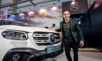 H Mercedes-Benz Ελλάς δίνει το παρόν στην Έκθεση Αυτοκινήτου Αυτοκίνηση-FISIKON 2017 με μία σημαντική πανελλαδική πρεμιέρα! Η καρδιά της αυτοκίνησης χτυπά από 11-19 Νοεμβρίου στην Αθήνα, στα περίπτερα 7 & 8 του Ολυμπιακού Ακινήτου Ξιφασκίας (πρώην Δυτικό Αεροδρόμιο) και η Mercedes-Benz βρίσκεται για ακόμη μία χρονιά εκεί παρουσιάζοντας τη συνολική της πρόταση για την αυτοκίνηση του σήμερα και του αύριο! Στα λαμπερά εγκαίνια που τελέστηκαν παρουσία πλήθους κόσμου και επισήμων, η Mercedes-Benz με τη βοήθεια του Ολυμπιονίκη Λευτέρη Πετρούνια έκανε τα αποκαλυπτήρια της X-Class, του πολυαναμενόμενου νέου της μοντέλου που σηματοδοτεί την εισαγωγή της μάρκας σε μία νέα κατηγορία: αυτή των μεσαίων pickup! Επιπλέον, γιορτάζει τα 50 χρόνια AMG εκθέτοντας τα αποκλειστικά μοντέλα C-Coupe, GLC Coupé & GLE Coupé, για εκείνους που το τέλειο δεν είναι αρκετό, ενώ …με ολόκληρη τη γκάμα των κυρίαρχων compact μοντέλων της, δηλ. τις Α-Class, B-Class, CLA και GLA… … με τις νέες εκδοχές του κύρους παγκοσμίως, τις ολοκαίνουργιες E-Class Cabrio και S-Class… … με την 4η γενιά των αμιγώς ηλεκτροκίνητων smart fortwo & forfour electric drive, αλλά και τους εξειδικευμένους συμβούλους πωλήσεων της μάρκας που μπορούν να ενημερώσουν κατανοητά και ξεκάθαρα για όλες τις υπηρεσίες που συνοδέυουν τα αυτοκίνητα Mercedes-Benz καθώς και για τις μοναδικές ευκαιρίες ενοικίασης της υπηρεσίας StarRent | Mercedes-Benz & smart Rentals, η Mercedes-Benz βρίσκεται στην Αυτοκίνηση-FISIKON 2017 για να εντυπωσιάσει!