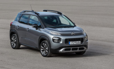 Μετά την αποκάλυψη του C5 Aircross, η Citroën εντείνει – σε παγκόσμια κλίμακα- την επίθεση της στην κατηγορία των SUV με το νέο C3 Aircross, το NEXT GEN. SUV με τη δυναμική προσωπικότητα. Το μοναδικό στυλ του αμαξώματος και οι δυναμικές γραμμές του, προσδίδουν στο νέο μοντέλο ένα ισχυρό και φρέσκο χαρακτήρα. Μια προσωπικότητα που ενισχύεται από τις εκτεταμένες δυνατότητες εξατομίκευσης, με 85 εξωτερικούς συνδυασμούς και 5 επιλογές εσωτερικών επενδύσεων. Εμπνευσμένο από τις επιθυμίες των πελατών, αυτό το ανθρωποκεντρικό SUV διαθέτει απαράμιλλη ευρυχωρία και ευελιξία, με ένα σαλόνι που μοιάζει να επεκτείνεται προς τα έξω χάρη στην πανοραμική γυάλινη ηλιοροφή. Ως πρεσβευτής του προγράμματος "Citroën Advanced Comfort®", το νέο C3 Aircross φέρνει την ολική ευεξία μέσα στο αυτοκίνητο και προσφέρει μια εκπληκτική εμπειρία οδήγησης. Το νέο μοντέλο κινείται εξίσου άνετα στην πόλη και στον ανοιχτό δρόμο, ενώ οι εκτός δρόμου δυνατότητές του ενισχύονται από τα συστήματα Grip Control® και Hill Assist Descent. Είναι επίσης εξοπλισμένο με σύγχρονες τεχνολογίες, συμπεριλαμβανομένων 12 συστημάτων υποβοήθησης του οδηγού, ανάμεσά τους η προβολή ενδείξεων στο παρμπρίζ (head-up display) και 4 τεχνολογίες συνδεσιμότητας, όπως η ασύρματη φόρτιση των smartphones. Δύο νέα στοιχεία τα οποία προστίθενται στον προαιρετικό εξοπλισμό του αυτοκινήτου. Το νέο Citroën C3 Aircross NEXT GEN. SUV άρχισε να διατίθεται στην Ευρώπη το δεύτερο εξάμηνο του 2017, ενώ στη συνέχεια θα κυκλοφορήσει σε όλο τον υπόλοιπο κόσμο. Μετά το νέο C5 Aircross, το SUV της κατηγορίας C που αποκαλύφθηκε τον Απρίλιο στο Σαλόνι Αυτοκινήτου της Σαγκάης, η Citroën εντείνει την επίθεσή της στην κατηγορία των SUV το 2017. Σήμερα η μάρκα αποκαλύπτει το νέο Citroën C3 Aircross NEXT GEN.SUV που είναι έτοιμο να κατακτήσει μια κατηγορία της αγοράς που πενταπλασιάστηκε μεταξύ 2012 και 2016 τόσο στην Ευρώπη, όσο και παγκοσμίως. Τα SUV της εταιρίας είναι ανθρωποκεντρικά και εμπνευσμένα από την οπτική των πελατών. Η σχεδίασή τους πηγάζει από την οδηγική εμπειρία, την αισιοδοξία των πελατών και τις επιθυμίες τους σε σχέση με τη χρήση του αυτοκινήτου. Στον δυναμικό χαρακτήρα της εξωτερικής σχεδίασης, αυτά τα SUV νέας γενιάς προσθέτουν την ελκυστικότητα μιας διαφορετικής και ενεργητικής προσωπικότητας, που στέκεται ως νέο σημείο αναφοράς για την εξαιρετική άνεση και την προηγμένη τεχνολογία. Παρουσιάζουν όλη την τεχνογνωσία της μάρκας στη σχεδίαση, τη διαμόρφωση του εσωτερικού χώρου και την ευχάριστη διαβίωση μέσα στο αυτοκίνητο. Εμπνευσμένο από το πρωτότυπο C-Aircross που παρουσιάστηκε στο Σαλόνι Αυτοκινήτου της Γενεύης το 2017 και διαθέτοντας τα κλασικά σχεδιαστικά μοτίβα της Citroën, το νέο C3 Aircross φέρνει μια άλλη φρεσκάδα στην κατηγορία των συμπαγών SUV. Εξωτερικά, ξεχωρίζει με το μοναδικό στυλ του αμαξώματος και τις άνευ προηγουμένου δυνατότητες εξατομίκευσης, γεγονός που του προσδίδει μια δυναμική προσωπικότητα. Στο εσωτερικό, καινοτομεί μέσω της προσφερόμενης άνεσης, η οποία αποτελεί τμήμα του προγράμματος Citroën Advanced Comfort® για μεγαλύτερη ευρυχωρία, ευελιξία και φωτεινότητα. Εξαιρετικά μοντέρνο, το νέο C3 Aircross είναι σε υψηλότατο βαθμό συνδεδεμένο και εξοπλισμένο με μια σειρά τεχνολογιών που κάνουν τη ζωή ευκολότερη τόσο στην πόλη όσο και στον ανοιχτό δρόμο. Με λίγα λόγια, το νέο SUV της Citroën προσκαλεί τους οπαδούς του στυλ, της καλής ζωής και της περιπέτειας να ζήσουν μια εντελώς νέα εμπειρία. Το νέο Citroën C3 Aircross NEXT GEN.SUV ξεχωρίζει συνολικά στην ευρύτερη κατηγορία των SUV. • SUV ΜΕ ΙΣΧΥΡΗ ΠΡΟΣΩΠΙΚΟΤΗΤΑ ΚΑΙ ΠΟΛΛΑΠΛΕΣ ΔΥΝΑΤΟΤΗΤΕΣ ΕΞΑΤΟΜΙΚΕΥΣΗΣ Το νέο Citroën C3 Aircross είναι ένα SUV 4,15 μέτρων που διακρίνεται από το ισχυρό, πρωτότυπο και φρέσκο προφίλ του. Το αμάξωμά του διαθέτει το μοναδικό στυλ που αντιπροσωπεύει πλήρως τα νέα μοντέλα της Citroën και όλα τα χαρακτηριστικά ενός ισχυρού και δυναμικού SUV, συμπεριλαμβανομένης της αυξημένης απόστασης από το έδαφος, της υψηλής θέσης οδήγησης, της εμπρός και της πίσω προστατευτικής ποδιάς, των μεγάλων τροχών και των προστατευτικών στους θόλους των τροχών. Αυτό το επιβλητικό στυλ ενισχύεται από έντονα χαρακτηριστικά, όπως οι πινελιές χρωμάτων στις μπάρες οροφής και το χαρακτηριστικό τρίτο πλευρικό τζάμι προσδίδει μία αίσθηση εξαιρετικής φωτεινότητας στο εσωτερικό. Το νέο C3 Aircross προσφέρει μια μοναδική και άνευ προηγουμένου δυνατότητα εξατομίκευσης, η οποία περιλαμβάνει 85 εξωτερικούς συνδυασμούς, συμπεριλαμβανομένων τριών χρωμάτων οροφής για τα μοντέλα με διχρωμία και τέσσερα Χρωματικά Πακέτα, καθώς και πέντε πολύ ιδιαίτερες και χαρακτηριστικές εσωτερικές επενδύσεις. Η καμπίνα, με την οριζόντια προσέγγισή της, προσφέρει σαφώς την αίσθηση της ευρυχωρίας και της ασφάλειας. Το νέο C3 Aircross είναι επίσης o ορισμός του SUV όσον αφορά την οδηγική απόλαυση και το «στήσιμό» του. Ευέλικτο στην πόλη, χάρη στις compact διαστάσεις του και έτοιμο για περιπέτεια, χάρη στα συστήματα Grip Control® και Hill Assist Descent που διαθέτει, το C3 Aircross προσφέρεται με μια ευρεία γκάμα οικονομικών και αποδοτικών βενζινοκινητήρων και πετρελαιοκινητήρων. • ΤΟ ΠΙΟ ΕΥΡΥΧΩΡΟ ΚΑΙ ΕΥΕΛΙΚΤΟ SUV ΣΤΗΝ COMPACT ΚΑΤΗΓΟΡΙΑ Το πρόγραμμα Citroën Advanced Comfort®, που εστιάζει στην ψυχική και σωματική ευεξία, είναι αυτό που διαμορφώνει την πρακτική και δυναμική προσωπικότητα του NEXT GEN.SUV. Μέσω της έξυπνης αρχιτεκτονικής του, το νέο C3 Aircross είναι ένα compact διαστάσεων SUV που διευκολύνει την καθημερινή ζωή χωρίς απολύτως κανένα συμβιβασμό στην άνεση ή τη λειτουργικότητα. Η καμπίνα φιλοξενεί ευρύχωρα και άνετα καθίσματα και προσφέρει μεγάλη απόσταση μεταξύ των επιβατών και της οροφής (το μεγαλύτερο ύψος οροφής στην κατηγορία και εξαιρετικά μεγάλο χώρο για τα γόνατα), ασύγκριτη δυνατότητα διαμόρφωσης του εσωτερικού (πίσω κάθισμα διαιρούμενο σε δύο ανεξάρτητα μέρη που σύρονται εμπρός-πίσω κατά 15cm, κάθισμα συνοδηγού με αναδιπλούμενη πλάτη η οποία δίνει τη δυνατότητα μεταφοράς αντικειμένων μήκους 2,40 μέτρων), ενώ εξαιρετική είναι και η φόρτωση του όγκου αποσκευών με τη μεγαλύτερη χωρητικότητα στην κατηγορία SUV: 410 έως 520 λίτρα. Το ταξίδι γίνεται πιο ευχάριστο χάρη στην ανοιγόμενη γυάλινη πανοραμική ηλιοροφή μέσω της οποίας διαχέεται το φως στο εσωτερικό του αυτοκινήτου. Συμβαδίζοντας με την εποχή του, το C3 Aircross διαθέτει έξυπνους αποθηκευτικούς χώρους, συμπεριλαμβανομένης και μιας θέσης ασύρματης φόρτισης smartphone στην κεντρική κονσόλα. Είναι δε διαθέσιμο με μία πλήρη γκάμα 12 συστημάτων υποβοήθησης του οδηγού, όπως η προβολή ενδείξεων στο παρμπρίζ (head up display), η λειτουργία αυτόματου φρεναρίσματος Active Brake Safety, η αυτόματη εναλλαγή των φώτων πορείας, η αναγνώριση ορίων ταχύτητας με συστάσεις, καθώς και χρήσιμες τεχνολογίες όπως το Park Assist και το Citroën Connect Nav. "Μετά το νέο C5 Aircross, το SUV της κατηγορίας C που παρουσιάστηκε στη Σαγκάη, η Citroën εντείνει την επίθεσή της στο χώρο των SUV –παγκοσμίως- με ένα δεύτερο μοντέλο. Ενσωματώνοντας όλη την τεχνογνωσία της Citroën στους τομείς της ευρυχωρίας της ευελιξίας και της άνεσης, αυτό το ανθρωποκεντρικό SUV ξεχωρίζει στην κατηγορία SUV-Β με το μοναδικό στυλ του αμαξώματός του. Χαρακτηρίζεται από ένα διαφορετικό προσανατολισμό, αποπνέοντας μια αίσθηση περιπέτειας, σύμφωνα με τις προσδοκίες των πελατών σήμερα." Linda Jackson, Διευθύνων Σύμβουλος της Citroën. 01 - SUV ΜΕ ΙΣΧΥΡΗ ΠΡΟΣΩΠΙΚΟΤΗΤΑ ΚΑΙ ΠΟΛΛΑΠΛΕΣ ΔΥΝΑΤΟΤΗΤΕΣ ΕΞΑΤΟΜΙΚΕΥΣΗΣ Το νέο Citroën C3 Aircross είναι ένα compact SUV 4,15 μέτρων που διακρίνεται από το ισχυρό, πρωτότυπο και φρέσκο προφίλ του. Το στυλ του αμαξώματος είναι απόλυτα συνεπές με τις τελευταίες δημιουργίες της Μάρκας Citroën και διαθέτει όλα τα χαρακτηριστικά ενός ισχυρού και δυναμικού SUV. Προσφέρει επίσης ασυναγώνιστες δυνατότητες εξατομίκευσης. Ο ιδιαίτερος χαρακτήρας του SUV εκφράζεται μέσω των συστημάτων Grip Control® και Hill Assist Descent, που είναι ιδανικά για την αναζήτηση της περιπέτειας εκτός δρόμου. ΑΜΑΞΩΜΑ ΜΕ ΜΟΝΑΔΙΚΟ SUV ΣΤΥΛ Το νέο Citroën C3 Aircross NEXT GEN.SUV δημιουργήθηκε από την έμπνευση των σχεδιαστικών ομάδων της εταιρίας με επικεφαλής τον Αλεξάντρ Μαλβάλ (Alexandre Malval), Διευθυντή Σχεδίασης της Citroën. Το C3 Aircross γοητεύει με την πρώτη ματιά, χάρη στο μοναδικό του στυλ και τη φρεσκάδα που αποπνέει η εμφάνισή του. Οι διαστάσεις του (Μήκος 4,15 m, Πλάτος 1,76 m και Ύψος 1,64 m) έχουν τις σωστές αναλογίες και αναδεικνύουν τις ρευστές και δυναμικές γραμμές της σχεδίασής του με αποτέλεσμα το ελκυστικό NEXT GEN.SUV της Citroën να κυριαρχεί στο δρόμο. Η σχεδίαση του νέου C3 Aircross είναι μοναδική στην κατηγορία, με ιδιαίτερο χαρακτηριστικό το μυώδες, μικρού μήκους ψηλά τοποθετημένο καπό το οποίο παρέχει μια αίσθηση ισχύος η οποία έρχεται σε απόλυτη ισορροπία με τα επιμέρους σχεδιαστικά στοιχεία του. Πατώντας γερά σε τροχούς μεγάλης διαμέτρου, το C3 Aircross έχει απόσταση από το έδαφος περίπου κατά 20 mm μεγαλύτερη από αυτή του νέου C3, με το οποίο μοιράζεται την ίδια πλατφόρμα. Τα προστατευτικά στους θόλους των τροχών του νέου μοντέλου και οι προστατευτικές ποδιές συμβάλλουν επίσης στη διαμόρφωση ενός δυναμικού στυλ SUV. Αυτά τα οπτικά στοιχεία ενισχύουν τον δυναμικό χαρακτήρα της εμφάνισης του αυτοκινήτου και εκφράζουν την ιδιαίτερη προσωπικότητά του. Στο εμπρόσθιο μέρος του αμαξώματος του νέου C3 Aircross, συναντάμε την κλασική, σπορ υπογραφή της Citroën με φώτα δύο επιπέδων. Οι προβολείς ενισχύουν την έκφραση του μπροστινού τμήματος και επιβεβαιώνουν τη συγγένεια με τα πιο «φρέσκα» μοντέλα της Μάρκας. Το επάνω μέρος αποτελείται από LED φώτα ημέρας που συνδέονται με το σήμα της εταιρίας – τα chevrons – με μια διπλή λωρίδα χρωμίου, που αναδεικνύει ολόκληρο το πλάτος του αυτοκινήτου. Το κάτω τμήμα είναι τετράγωνο, αλλά στρογγυλεμένο στις άκρες του και τονίζεται από ένα έγχρωμο περίγραμμα, ενώ φιλοξενεί την κύρια μονάδα φωτισμού μαζί με τα φώτα ομίχλης. Ισχυρή νότα, η μεγάλη εισαγωγή αέρα στο κέντρο, ενώ χαμηλότερα, μια προστατευτική ποδιά τονίζει το σύνολο επιβεβαιώνοντας την SUV φύση του C3 Aircross. Στο πίσω μέρος του αμαξώματος, οι ισχυροί ώμοι (πίσω κολώνες) του C3 Aircross τονίζουν το πλάτος και τον μυώδη χαρακτήρα του. Τα πίσω τρισδιάστατα “3D-Effect” φώτα αναδεικνύουν την οικογενειακή σχέση με το νέο C3 και το πρωτότυπο C-Aircross concept car. Οι εκλεπτυσμένες μονάδες φωτισμού ακολουθούνται από μαύρες “Gloss Black” προσθήκες στην πόρτα του χώρου αποσκευών, η οποία φέρει το λογότυπο του C3 Aircross και τα επίσης μαύρα Chevrons, το χαρακτηριστικό σήμα της Citroën. Αυτός ο τολμηρός συνδυασμός διευρύνει τις δύο μονάδες φωτισμού και τονίζει την αίσθηση του πλάτους, ενώ υποδηλώνει σταθερά την προηγμένη τεχνολογία του αυτοκινήτου. Ο επιβλητικός πίσω προφυλακτήρας καλύπτεται από μια προστατευτική ποδιά, δημιουργώντας μία συμμετρία με το εμπρόσθιο άκρο του αυτοκινήτου και επιβεβαιώνει για άλλη μια φορά τη στιβαρότητα του C3 Aircross και τον SUV χαρακτήρα του. Ένα πραγματικό SUV, το νέο C3 Aircross διαθέτει προστατευτικά στους θόλους των τροχών και μαύρα προστατευτικά μαρσπιέ. Το προφίλ του αυτοκινήτου αντανακλά την προσωπικότητα του SUV. Τα πλευρικά τμήματα του νέου μοντέλου διακρίνονται από μια οριζόντια ισορροπία που παραπέμπει σε αυξημένους εσωτερικούς χώρους και χαρακτηρίζονται από πρωτοποριακά στοιχεία, όπως τα τρίτα κομψά πλευρικά τζάμια που αποτελούν ένα μοναδικό χαρακτηριστικό. Τα πίσω αυτά τζάμια που είχαμε πρωτοδεί στο C-Aircross είναι κατασκευασμένα από πολυανθρακικό υλικό και καλύπτονται από έγχρωμη μεμβράνη, δημιουργώντας μια ισχυρή οπτική αντίθεση στην πίσω κολώνα. Δίνοντας την αίσθηση του παραθύρου με γρίλιες, προσθέτουν ένα μοναδικό χαρακτηριστικό στοιχείο, συμβάλλοντας ταυτόχρονα στην απόκρυψη του εσωτερικού και την ενίσχυση της φωτεινότητας και της ορατότητας. ΕΝΑ SUV ΜΕ ΠΟΛΛΑΠΛΕΣ ΔΥΝΑΤΟΤΗΤΕΣ ΕΞΑΤΟΜΙΚΕΥΣΗΣ: 90 ΣΥΝΔΥΑΣΜΟΙ Ένα άλλο χαρακτηριστικό γνώρισμα της σχεδίασης και της προσωπικότητας του Νέου Citroën C3 Aircross είναι ο τρόπος με τον οποίο μπορεί να διαμορφωθεί ώστε να ταιριάζει με την προσωπικότητα των πελατών. Όπως συνέβη και με το νέο C3, οι σχεδιαστές της Citroën προσέδωσαν στο νέο C3 Aircross ένα τολμηρό και μοντέρνο στυλ, το οποίο διαθέτει πολλαπλές δυνατότητες εξατομίκευσης. Κάθε άνθρωπος, από τον πιο συντηρητικό έως τον πιο αναπτρεπτικό, μπορεί να εκφράσει την προσωπικότητά του. Οι πελάτες μπορούν να επιλέξουν το χρώμα της οροφής και να το συνδυάσουν με ένα Χρωματικό Πακέτο για το αμάξωμα. Αυτές οι χρωματικές πινελιές σχεδιάστηκαν μέχρι την τελευταία λεπτομέρεια, για να τοποθετηθούν στις μπάρες οροφής, στα πίσω πλευρικά τζάμια, στα περιβλήματα των καθρεπτών, στο περίγραμμα των εμπρός φώτων και στα διακοσμητικά των τροχών, ενισχύοντας το SUV στυλ του αυτοκινήτου. Το C3 Aircross διακρίνεται για το ευρύ φάσμα δυνατοτήτων εξωτερικής εξατομίκευσης, καθώς διατίθεται με 85 συνδυασμούς που αντικατοπτρίζουν την προσωπικότητα και τα γούστα του κάθε ατόμου: • 8 χρώματα αμαξώματος (από Φυσικό Λευκό, Ασημί και Μαύρο έως Πορτοκαλί: Natural White, Ink Black, Misty Grey, Cosmic Silver, Passion Red, Breathing Blue, Sable, Spicy Orange) • 3 χρώματα οροφής για τα δίχρωμα μοντέλα (Μαύρο, Λευκό, Πορτοκαλί), • 4 πακέτα χρωμάτων (πορτοκαλί, γκρι, λευκό, μαύρο). Οι πελάτες, ανάλογα με το γούστο τους, μπορούν να ενισχύσουν τους κλασικούς τόνους ή να απαλύνουν τις αντιθέσεις. Μπορούν επίσης να επιλέξουν μεταξύ πολλών σχεδίων ζάντας από μια κομψή συλλογή τροχών αλουμινίου 16 ιντσών και τροχών αλουμινίου ειδικής επεξεργασίας “4 ever diamantee” 17 ιντσών. Η εξατομίκευση έχει εφαρμογή εξίσου και στο εσωτερικό, με 5 σχεδιαστικές επιλογές. Η εσωτερική σχεδίαση του C3 Aircross είναι εμπνευσμένη από διάφορους χώρους, συμπεριλαμβανομένων των επίπλων και της μόδας. Η έμφαση δίνεται σε καθαρές και δυναμικές γραμμές, σχολαστικό φινίρισμα και μια ποικιλία από υφές στο ταμπλό. Το εσωτερικό αποτελεί υπόδειγμα αρμονικού συνδυασμού χρωμάτων και υλικών. Η σχεδίαση των καλυμμάτων των θυρών, οι πινελιές χρώματος στο τιμόνι και τους αεραγωγούς, καθώς και η ταπετσαρία των καθισμάτων δημιουργούν μια ξεχωριστή ατμόσφαιρα που παραπέμπει σε σαλόνι. Ανάλογα με το επιλεγμένο χρώμα, είτε αυτό είναι ουδέτερο, ζεστό, δυναμικό είτε «υψηλής τεχνολογίας», το C3 Aircross φέρνει σε οδηγούς και επιβάτες μια ευρεία γκάμα ειδών για προσωπική έκφραση: • Η standard εσωτερική επένδυση είναι καθαρή και απέριττη με το γκρι ανάγλυφο ταμπλό να συνδυάζεται με την “Mica Grey” ταπετσαρία των καθισμάτων και να τονίζεται από τα λευκά περιγράμματα στους αεραγωγούς. • Η Metropolitan Grey εσωτερική επένδυση δίνει έμφαση στο χώρο της καμπίνας. Η εστίαση εδώ είναι στη σαφήνεια και την ευχαρίστηση στο ταξίδι, με φωτεινά χρώματα και ζεστά υφάσματα, που επίσης βρίσκονται στο ταμπλό. Οι αεραγωγοί έχουν πορτοκαλί περίβλημα. • Η εσωτερική επένδυση Urban Red εκφράζει τη ζωτικότητα και ενισχύει τον τεχνολογικό χαρακτήρα του SUV. Περιλαμβάνει ένα παιχνίδι αντιθέσεων ανάμεσα σε σκούρα χρώματα και πινελιές πορτοκαλί χρώματος - στις ραφές των καθισμάτων με σκούρο γκρι quartz ύφασμα και στα περιγράμματα των αεραγωγών. Το ταμπλό καλύπτεται από TEP. • Η εσωτερική επένδυση Hype Mistral μεταφέρει μια αίσθηση υψηλής αισθητικής. Περιλαμβάνει ένα συνδυασμό μαύρου συνθετικού δέρματος με ύφασμα που διαθέτει “dogtooth” μοτίβο και ταμπλό καλυμμένο με TEP. Οι αεραγωγοί διαθέτουν στρώματα χρωμίου σατέν. • Η εσωτερική επένδυση Hype Colorado εκφράζει επίσης μια πρωτοποριακή προσέγγιση, ενισχυμένη από υλικά απαλά στην αφή και ειδικές ταπετσαρίες Colorado στα συνθετικού δέρματος με ύφασμα καθίσματα, δίχρωμο τιμόνι και ταμπλό. ΜΙΑ ΕΜΠΕΙΡΙΑ ΟΔΗΓΗΣΗΣ SUV Το νέο C3 Aircross είναι επίσης σημείο αναφοράς των SUV όσον αφορά στην οδηγική απόλαυση και το «στήσιμό» του. Κυριαρχώντας στο δρόμο με την αυξημένη απόσταση από το έδαφος και τους μεγάλους τροχούς του, το νέο Citroën C3 Aircross κινείται άνετα σε όλα τα εδάφη χάρη στα συστήματα Grip Control® και Hill Assist Descent. Ικανό να περιπλανηθεί έξω από την πόλη χωρίς δυσκολία και να αφήσει την άσφαλτο προσαρμόζοντας την πρόσφυση, το C3 Aircross είναι ιδανικό τόσο για τους λάτρεις της αστικής περιπέτειας και των εξόδων για ψώνια, όσο και για τους λάτρεις του αθλητισμού και των υπαίθριων δραστηριοτήτων. Εξοπλισμένο με το σύστημα Grip Control® για βελτιωμένη πρόσφυση και ειδικά ελαστικά για λάσπη και χιόνι M+S (Mud & Snow) 16 ιντσών και 17 ιντσών, το C3 Aircross προσαρμόζεται σε δρόμους όλων των τύπων, ανεξάρτητα από τις συνθήκες και την κατάσταση της επιφάνειάς τους. Η ασφάλεια βελτιώνεται σε κάθε περίπτωση μέσω πέντε λειτουργιών οδήγησης. Οι οδηγοί μπορούν να αφήσουν το σύστημα Grip Control στην αυτόματη ρύθμιση επιλέγοντας τη Standard λειτουργία ή να επιλέξουν μεταξύ των λειτουργιών Sand (άμμος), All-Road (παντός εδάφους), Snow (χιόνι) ή ESP OFF (απενεργοποίηση συστήματος ευστάθειας). Σε συνδυασμό με το Grip Control®, η λειτουργία Hill Assist Descent κρατά αυτόματα την ταχύτητα του αυτοκίνητου σε χαμηλά επίπεδα ακόμα και σε εδάφη με μεγάλη κλίση. Αυτή η τεχνολογία διατηρεί το C3 Aircross στη σωστή τροχιά, ενώ περιορίζει τον κίνδυνο ολίσθησης καθώς το αυτοκίνητο κινείται σε οδόστρωμα με κατηφορική κλίση. Η νέα λειτουργία βοηθά τους οδηγούς να διατηρούν τον απόλυτο έλεγχο του C3 Aircross με απόλυτη ασφάλεια. Το σύστημα μπορεί να διατηρήσει το όχημα σε πολύ χαμηλή ταχύτητα (3 km/h) για πρόσθετο έλεγχο και ασφάλεια, σε συνθήκες που διαφορετικά μπορεί να οδηγήσουν σε αγχωτικές για τον οδηγό καταστάσεις. Η τεχνολογική υπόσταση του νέου μοντέλου αντιπροσωπεύεται από ένα ευρύ φάσμα οικονομικών και αποδοτικών κινητήρων τελευταίας γενιάς. Ιδανικός συνεργάτης για ημερήσιες αστικές μετακινήσεις ή αποδράσεις στο τέλος του Σαββατοκύριακου και ταξίδια σε απομακρυσμένους προορισμούς, το C3 Aircross διατίθεται με τρικυλίνδρους PureTech βενζινοκινητήρες εξοπλισμένους με τις πιο σύγχρονες τεχνολογίες για αυξημένη απόκριση και ελεγχόμενη κατανάλωση καυσίμου και εκπομπές ρύπων. (Ο κινητήρας PureTech κέρδισε το βραβείο «Διεθνής κινητήρας της χρονιάς» το 2015 και το 2016.) Οι πετρελαιοκινητήρες BlueHDi προσφέρουν επίσης στους επιβάτες οδηγική απόλαυση, οικονομία και περιβαλλοντικό σεβασμό. • Βενζίνη: Το νέο Citroën C3 Aircross NEXT GEN.SUV είναι διαθέσιμο στην ταχύτερή του έκδοση, με τον κινητήρα PureTech 130 με χειροκίνητο κιβώτιο ταχυτήτων 6 σχέσεων. Ο κινητήρας PureTech 110 διατίθεται με χειροκίνητο κιβώτιο ταχυτήτων (PureTech 110), καθώς και αυτόματο κιβώτιο ταχυτήτων EAT6 για μέγιστη οδηγική απόλαυση και άνεση (PureTech 110 EAT6). Το βασικό μοντέλο κινείται από τον κινητήρα PureTech με χειροκίνητο κιβώτιο ταχυτήτων (PureTech 82). • Πετρέλαιο: Το νέο Citroën C3 Aircross NEXT GEN.SUV διατίθεται με δυνατότητα επιλογής μεταξύ των BlueHDi120 με χειροκίνητο κιβώτιο 6 σχέσεων και BlueHDi 100 με χειροκίνητο κιβώτιο. 02 - ΤΟ ΠΙΟ ΕΥΡΥΧΩΡΟ ΚΑΙ MODULAR SUV ΣΤΗΝ COMPACT ΚΑΤΗΓΟΡΙΑ Παρών σε κάθε στάδιο του σχεδιασμού, το πρόγραμμα Citroën Advanced Comfort® υπογραμμίζει την αυξημένη προσοχή που δίνεται στην καλή σωματική και ψυχική κατάσταση και υπογραμμίζει τον πρακτικό και δυναμικό χαρακτήρα αυτού του ανθρωποκεντρικού SUV. Σχεδιασμένο ως ένας πραγματικός χώρος για να ζει κανείς, το C3 Aircross είναι ζεστό και φιλόξενο. Με την ιδιοφυή αρχιτεκτονική του, συνδυάζει την compact εξωτερική σχεδίαση με την εξαιρετική ευρυχωρία στο εσωτερικό, ενώ παράλληλα το νέο C3 Aircross αποδεικνύεται επίσης εξαιρετικά φιλικό στον χρήστη μέσω των διαισθητικών τεχνολογιών του. ΕΥΡΥΧΩΡΙΑ – ΗΓΕΤΗΣ ΣΤΗΝ ΚΑΤΗΓΟΡΙΑ Το νέο C3 Aircross επικεντρώνεται πλήρως στην άνεση της μετακίνησης, στην οποία η αντίληψη του χώρου και η αίσθηση της ευεξίας διαδραματίζουν σημαντικό ρόλο. Αυτές οι αισθήσεις, γεννιούνται αστραπιαία με την είσοδο στο όχημα, δημιουργούνται από την οριζόντια διάταξη του ταμπλό, που απελευθερώνει χώρο όσο και από τα φιλόξενα και άνετα καθίσματα. Ευρύχωρο και ιδιαίτερα ευέλικτο, το νέο Citroën C3 Aircross NEXT GEN.SUV αποτελεί μια μοναδική πρόταση στην κατηγορία του με ένα μοναδικό εσωτερικό με κορυφαία ευρυχωρία. Εξελιγμένο με βάση το πρόγραμμα Citroën Advanced Comfort®, το C3 Aircross καινοτομεί με το σχεδιασμό του, παρέχοντας εξαιρετικό χώρο στην καμπίνα, αυξημένες δυνατότητες διαμόρφωσης και μεγάλο χώρο αποσκευών. • Ευρυχωρία: Η αρχιτεκτονική υψηλών προδιαγραφών του C3 Aircross δημιούργησε το πιο ευρύχωρο εσωτερικό της κατηγορίας για εξαιρετική άνεση με πέντε καθίσματα και άφθονο χώρο για τα πόδια και τα κεφάλια όλων των επιβατών. Το C3 Aircross είναι ο ηγέτης στην κατηγορία ως προς το διαθέσιμο εσωτερικό ύψος, τόσο για τα εμπρός και όσο για τα πίσω καθίσματα. Κάθε επιβάτης νιώθει απόλυτη άνεση, μπροστά και πίσω. Ο χώρος γονάτων στο πίσω κάθισμα είναι επίσης αξιοθαύμαστος, χάρη στο μεγάλο μεταξόνιο των 2,60 μ. • Ευελιξία: Το C3 Aircross διαθέτει την μεγαλύτερη ευελιξία στην κατηγορία του, με ένα αναδιπλούμενο και διαιρούμενο 60/40 πίσω κάθισμα, με πτυσσόμενες πλάτες – πρόκειται για δύο ανεξάρτητα καθίσματα μέρη που μετακινούνται εμπρός-πίσω κατά 150 mm. Οι αλλαγές της διαρρύθμισης είναι εξαιρετικά εύκολες. Το υπερ-ευέλικτο κάθισμα του συνοδηγού μπορεί να αναδιπλωθεί πλήρως για να μεταφερθούν μεγάλα αντικείμενα. Με μία κίνηση, το μέγιστο μήκος φορτίου μπορεί να αυξηθεί στα 2,40 μ. • Χώρος αποσκευών: τα όρια στις αποσκευές των επιβατών είναι πλέον παρελθόν, δεδομένου ότι το C3 Aircross έχει το μεγαλύτερο χώρο φόρτωσης αποσκευών στην κατηγορία του, στο οποίο η πρόσβαση διευκολύνεται από το φαρδύ πίσω παράθυρο, τη μεγάλη πέμπτη πόρτα και το χαμηλό κατώφλι φόρτωσης. Η τυπική χωρητικότητα των 410 λίτρων μπορεί να αυξηθεί στα 520 λίτρα όταν το πίσω κάθισμα μετακινηθεί στο τέρμα της διαδρομής του προς τα εμπρός, ενώ ο συνολικός όγκος φορτίου με αναδιπλωμένα τα πίσω καθίσματα φτάνει έως τα εντυπωσιακά 1.289 λίτρα. Ιδιαίτερα πρακτικό στις καθημερινές μετακινήσεις, το νέο C3 Aircross διαθέτει επίσης ένα αφαιρούμενο ράφι αποσκευών που μπορεί να αποθηκευτεί σε κάθετη θέση, πίσω από την πλάτη του πίσω καθίσματος, για τη μεταφορά αντικειμένων μεγάλου ύψους. Μία ακόμα έξυπνη πινελιά αποτελεί το μεταβλητού ύψους πορτμπαγκάζ που χάρη στο διπλό-κινητό δάπεδό του επιτρέπει τη διαμόρφωση ενός επίπεδος πατώματος με την αναδίπλωση των πίσω καθισμάτων. ΑΝΟΙΓΟΜΕΝΗ ΓΥΑΛΙΝΗ ΠΑΝΟΡΑΜΙΚΗ ΗΛΙΟΡΟΦΗ Το νέο C3 Aircross δίνει προτεραιότητα στη φιλικότητα της καμπίνας και τον φωτισμό της, ως πηγή ευεξίας και φρεσκάδας. Το νέο μοντέλο διαθέτει μια εκτεταμένη γυάλινη επιφάνεια που προσφέρει ορατότητα 360° στους οδηγούς και εντυπωσιακή φωτεινότητα στο εσωτερικό του. Η αίσθηση αυτή ενισχύεται από την χαλαρωτική επίδραση των πλευρικών τζαμιών στις πίσω κολώνες τα οποία θυμίζουν παράθυρο με γρίλιες και δημιουργούν ένα πρωτότυπο παιχνίδι φωτός και σκιάς. Το νέο C3 Aircross προσφέρει επίσης στους επιβάτες μια απέραντη θέα στον ουρανό με την ανοιγόμενη πανοραμική γυάλινη ηλιοροφή. Μοναδικό ως στοιχείο εξοπλισμού για την κατηγορία SUV Β, η ηλιοροφή αυτή έχει μεγάλο μέγεθος (εσωτερικά η γυάλινη επιφάνεια έχει μήκος περίπου 1,0 μ.) διαθέτει σειριακό ηλεκτρικό έλεγχο, εσωτερικό κάλυμμα για προστασία από τον ήλιο και περίγραμμα από LED. Το φως της καμπίνας μπορεί επίσης να ρυθμιστεί με τη βοήθεια των αλεξήλιων στα πίσω καθίσματα. Με ανοιχτή ή κλειστή οροφή, το νέο C3 Aircross προσφέρει στους επιβάτες ένα εξαιρετικό αίσθημα ελευθερίας και κάνει κάθε ταξίδι μοναδικό. ΕΥΦΥΕΙΣ ΧΩΡΟΙ ΑΠΟΘΗΚΕΥΣΗΣ Ένα άλλο ουσιώδες στοιχείο στην άνεση του ταξιδιού είναι οι χώροι αποθήκευσης. Το εξαιρετικά λειτουργικό C3 Aircross προσφέρει μια σειρά από χώρους αποθήκευσης. Έξυπνοι και για εξειδικευμένη χρήση, ανταποκρίνονται σε ένα ευρύ φάσμα αναγκών. Η κεντρική κονσόλα σχεδιάστηκε για να μπορεί να αποθηκεύσει κανείς ένα smartphone με ειδική βάση για ασύρματη φόρτιση. Το φωτισμένο και ψυχώμενο ντουλαπάκι έχει αρκετό χώρο για ένα μπουκάλι του 1,5 λίτρου, όπως επίσης και οι αντίστοιχες θήκες στις πόρτες του οδηγού και του συνοδηγού. Ο χώρος στο ταμπλό, στην πλευρά του συνοδηγού, μπορεί να φιλοξενήσει λεπτά αντικείμενα όπως κλειδιά, στυλό και κέρματα. Οι επιβάτες των πίσω καθισμάτων επωφελούνται από επιπλέον αποθηκευτικούς χώρους. Το κεντρικό αναδιπλούμενο υποβραχιόνιο περιλαμβάνει ποτηροθήκες και διαθέτει παράθυρο επικοινωνίας με το πορτμπαγκάζ (ski-flap) για τη μεταφορά αντικειμένων μεγάλου μήκους. ΚΛΑΣΙΚΗ ΑΝΕΣΗ CITROËN Πιστό στο DNA της Μάρκας και στο πρόγραμμα Citroën Advanced Comfort®, το νέο C3 Aircross επωφελείται από όλη την τεχνογνωσία της Citroën και παρέχει σε οδηγούς και επιβάτες άνεση στην οδήγηση. Ο στόχος είναι να γίνεται κάθε ταξίδι με το νέο C3 Aircross μια ευχάριστη οδηγική απόλαυση. Η άνεση στο C3 Aircross δημιουργεί νέα δεδομένα και αναλύεται σε: - άνεση καθίσματος, με ευρείες και αναπαυτικές βάσεις - άνεση ανάρτησης, με κλασικές ρυθμίσεις Citroën για όλες τις συνθήκες οδήγησης - ηχητική άνεση, με σχολαστική ηχομόνωση και ακουστική. ΤΕΧΝΟΛΟΓΙΕΣ ΠΟΥ ΚΑΝΟΥΝ ΤΗ ΖΩΗ ΠΙΟ ΕΥΚΟΛΗ  12 ΧΡΗΣΙΜΑ ΣΥΣΤΗΜΑΤΑ ΥΠΟΒΟΗΘΗΣΗΣ ΤΟΥ ΟΔΗΓΟΥ Εξελιγμένο σύμφωνα με το πρόγραμμα Citroën Advanced Comfort®, το νέο Citroën C3 Aircross NEXT GEN.SUV σχεδιάστηκε επίσης για απρόσκοπτη χρήση. Για το σκοπό αυτό, είναι εξοπλισμένο με διαισθητικές τεχνολογίες - με στόχο την πνευματική ηρεμία και την οδική ασφάλεια - με ένα πλήρες φάσμα συστημάτων που κάνει κάθε ταξίδι ευκολότερο και ασφαλέστερο: • Keyless entry and start (Είσοδος και εκκίνηση χωρίς κλειδί): σύστημα που επιτρέπει στον οδηγό την είσοδό του στο όχημα και την εκκίνηση του κινητήρα χωρίς κλειδί. • Colour head-up display (Προβολή έγχρωμων ενδείξεων στο παρμπρίζ): προσφέρει στον οδηγό χρήσιμες πληροφορίες για την οδήγηση, μέσα στο οπτικό του πεδίο. Τα δεδομένα (σχετικά με την ταχύτητα, το cruise control, το σύστημα περιορισμού ταχύτητας κλπ.) προβάλλονται έγχρωμα, επάνω σε μια ανασυρόμενη διαφανή επιφάνεια και είναι ορατά συνεχώς, χωρίς να χρειάζεται ο οδηγός να απομακρύνει το βλέμμα του από το δρόμο. • Top Rear Vision reversing camera (Κάμερα Οπισθοπορείας): για εκτεταμένο οπτικό πεδίο και ευκολότερους ελιγμούς. Όταν ο οδηγός βάζει όπισθεν, η κάμερα προβάλλει την εικόνα του χώρου που βρίσκεται πίσω από το όχημα στην οθόνη αφής 7 ιντσών, με έγχρωμα σημεία αναφοράς που υποδεικνύουν την εγγύτητα με τυχόν εμπόδια, καθώς και μια ανασυσταμένη εικόνα που προσφέρει μια οπτική γωνία 180° του χώρου αυτού. • Park Assist (Υποβοήθηση παρκαρίσματος): κάνει χαλαρότερο, ευκολότερο και ασφαλέστερο το παρκάρισμα. Το Park Assist είναι ένα ενεργό σύστημα υποβοήθησης στάθμευσης, για παράλληλο και κάθετο χώρο στάθμευσης. Όταν το ζητήσει ο οδηγός, εντοπίζει αυτόματα τον κατάλληλο χώρο και στη συνέχεια ελέγχει το σύστημα διεύθυνσης για ένα απολύτως ασφαλές παρκάρισμα. Η μοναδική ενέργεια του οδηγού είναι να βάλει όπισθεν, να επιταχύνει και να φρενάρει. • Active Safety Brake (Ενεργό Σύστημα Αυτόματου Φρεναρίσματος): δίνει ηχητική και οπτική ειδοποίηση για τη μείωση του κινδύνου μετωπικής σύγκρουσης και αν χρειαστεί φρενάρει αντί για τον οδηγό. Η κάμερα πολλαπλών λειτουργιών στο πάνω μέρος του παρμπρίζ ανιχνεύει εμπόδια, όπως τα οχήματα που κινούνται προς την ίδια κατεύθυνση ή είναι ακινητοποιημένα. Με ταχύτητες μεταξύ 5 km/h και 85 km/h, το σύστημα επενεργεί αυτόματα στα φρένα αν ανιχνευτεί κίνδυνος σύγκρουσης. Η ταχύτητα του οχήματος δεν πρέπει να υπερβαίνει τα 80 km/h όταν ανιχνεύεται ακίνητο όχημα και τα 60 km/h όταν πρόκειται για πεζούς. • Lane Departure Warning System (Σύστημα Προειδοποίησης Ακούσιας Αλλαγής Λωρίδας Κυκλοφορίας): για την καταπολέμηση της υπνηλίας στο τιμόνι ή για μια απλή στιγμή απροσεξίας σε ταχύτητα άνω των 60 km/h. Το σύστημα ανιχνεύει οποιοδήποτε τυχαίο πέρασμα των τροχών πάνω από οδική σήμανση (συνεχή ή διακεκομμένη γραμμή) όταν το φλας δεν είναι ενεργοποιημένο και προειδοποιεί τον οδηγό με ηχητικό σήμα και μήνυμα στον πίνακα οργάνων. • Blind Spot Monitoring System (Σύστημα Επόπτευσης Τυφλού Σημείου): ειδοποιεί τον οδηγό για την παρουσία οχήματος στα τυφλά σημεία των πλευρικών καθρεπτών μέσω ενός εικονιδίου επάνω στους καθρέπτες. • Speed limit recognition system and recommendation (Σύστημα Αναγνώρισης Ορίων Ταχύτητας και Σύσταση): οι οδηγοί λαμβάνουν αυτές τις πληροφορίες μέσω του πίνακα οργάνων και το σύστημα καταγράφει την ταχύτητα που υποδεικνύεται ως ρύθμιση για το cruise control και το σύστημα περιορισμού ταχύτητας. • Intelligent beam headlights (Αυτόματη εναλλαγή Φώτων): το σύστημα αυτό αλλάζει αυτόματα από τη μεγάλη στη μεσαία «σκάλα» των φώτων (και αντιστρόφως),ανάλογα με τις συνθήκες φωτισμού και κυκλοφορίας, για ασφαλέστερη οδήγηση τη νύχτα. • Driver Assistance Alert (Προειδοποίηση Βοήθειας Οδηγού): για την παρακολούθηση της συμπεριφοράς του οδηγού μέσω της κάμερας πολλαπλών λειτουργιών στο πάνω μέρος του παρμπρίζ και για την προειδοποίησή του σε περίπτωση που διαπιστωθεί μείωση της επαγρύπνησής του. Το σύστημα αυτό αξιολογεί το επίπεδο προσοχής του οδηγού προσδιορίζοντας τις διαφορές στην τροχιά του αυτοκινήτου σε σχέση με τις οδικές σημάνσεις. Είναι ειδικά προσαρμοσμένο σε οδούς ταχείας κυκλοφορίας, σε ταχύτητες άνω των 65 km/h. • Coffee Break Alert (Προειδοποίηση διαλείμματος έπειτα από συνεχή οδήγηση 2 ωρών): οι οδηγοί ενημερώνονται να κάνουν ένα διάλειμμα μετά από συνεχή οδήγηση για δύο ώρες σε ταχύτητες άνω των 70 km/h. • Grip Control® με Hill Assist Descent (Έλεγχος Πρόσφυσης με Υποβοήθηση Κίνησης σε Κατωφέρεια): για οδήγηση χωρίς περιορισμούς, προσαρμοσμένη σε όλους τους τύπους δρόμων και διατήρηση χαμηλής ταχύτητας ακόμη και σε απότομες κλίσεις.  4 ΤΕΧΝΟΛΟΓΙΕΣ ΣΥΝΔΕΣΙΜΟΤΗΤΑΣ Για μια πιο απρόσκοπτη οδηγική εμπειρία, αλλά και για ολοένα και πιο διαισθητικές λειτουργίες, το νέο Citroën C3 Aircross NEXT GEN.SUV επενδύει στη συνεχή συνδεσιμότητα και στο infotainmet, το σύστημα που συνενώνει την πληροφόρηση με την ψυχαγωγία. Εκφράζεται μέσω της οθόνης αφής 7 ιντσών η οποία καταλήγει να θεωρείται το κέντρο ελέγχου του οχήματος μέσω της οποίας ο οδηγός έχει πρόσβαση στα 12 συστήματα υποβοήθησης στο ηχοσύστημα και στον κλιματισμό. Για να κάνετε, λοιπόν, το αυτοκίνητό σας μια προέκταση του εαυτού σας και να παραμείνετε συνδεδεμένοι, το C3 Aircross προσφέρει τα παρακάτω στοιχεία: • Ασύρματη φόρτιση Smartphone, σε ειδική βάση. Αυτό το ολοκαίνουργιο σύστημα μπορεί να χρησιμοποιηθεί για την επαγωγική φόρτιση ενός ευρέος φάσματος smartphones ή συσκευών συμβατών με το πρότυπο Qi με τη βοήθεια μιας ειδικής βάσης φόρτισης, ενσωματωμένης σε συγκεκριμένο αποθηκευτικό χώρο στην κεντρική κονσόλα. Η ασύρματη μετάδοση ηλεκτρικής ενέργειας βασίζεται στην αρχή της μαγνητικής επαγωγής. • Λειτουργία οθόνης Mirror, με συμβατές εφαρμογές Android Auto, Apple CarPlay™ και λειτουργία MirrorLink®. Οι οδηγοί απολαμβάνουν το περιεχόμενο πολυμέσων και τις εφαρμογές των smartphones τους με απόλυτη ασφάλεια, αναπαράγοντας και ελέγχοντάς τα μέσω της οθόνης αφής 7 ιντσών. • CITROËN Connect Nav, συνδεδεμένη 3D πλοήγηση με αναγνώριση φωνής. Αυτό το σύστημα πλοήγησης νέας γενιάς περιλαμβάνει συνδεδεμένες υπηρεσίες, όπως TomTom Traffic, πληροφορίες σχετικά με την κυκλοφορία σε πραγματικό χρόνο, τις θέσεις των συνεργείων και των σταθμών αυτοκινήτων (πάρκινγκ) με τους σχετικούς τιμοκαταλόγους, πληροφορίες για τον καιρό και μια λειτουργία αναζήτησης τοπικών σημείων ενδιαφέροντος. • CITROËN Connect Box, σύστημα έκτακτης ανάγκης για αναζήτηση βοήθειας. Αυτή η υπηρεσία (ή κλήση έκτακτης ανάγκης) φέρνει τους οδηγούς σε επαφή με μια εξειδικευμένη πλατφόρμα βοήθειας σε περίπτωση βλάβης ή ατυχήματος. Ευέλικτο στην πόλη, αλλά και εξοπλισμένο με συστήματα παντός εδάφους για τις καθημερινές σας περιπέτειες, το νέο Citroën C3 Aircross NEXT GEN. SUV ικανοποιεί τις απαιτήσεις του σύγχρονου τρόπου ζωής. Το ανθρωποκεντρικό SUV μπορεί να εξατομικευτεί με βάση τις ιδιαίτερες απαιτήσεις του πελάτη, επικεντρώνεται στους οδηγούς και το νέο οδηγικό τους στυλ, παρέχοντας άνευ προηγουμένου άνεση και ευρυχωρία. Το νέο Citroën C3 Aircross NEXT GEN.SUV, του οποίου το λανσάρισμα στην Ευρώπη βρίσκεται ήδη σε πλήρη εξέλιξη, παράγεται στο εργοστάσιο της εταιρίας στη Σαραγόσα της Ισπανίας. Νέο SUV CITROËN C3 AIRCROSS COMPACT ΤΕΧΝΙΚΑ ΧΑΡΑΚΤΗΡΙΣΤΙΚΑ Μήκος: 4,15 m Πλάτος: 1,76 m Ύψος: 1,64 m Μεταξόνιο: 2,60 m Χώρος Φόρτωσης Αποσκευών: 410 έως 520 λίτρ