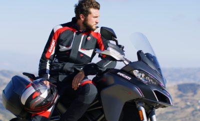 Εορταστική προσφορά από τη Ducati για εξοπλισμό και αξεσουάρ Εορταστική προσφορά από τη Ducati, στο πνεύμα των ημερών! Το Ducati Athens, η έκθεση της ιταλικής φίρμας στην Αθήνα, προσφέρει έκπτωση 20% σε όλα τα είδη εξοπλισμού αναβάτη και στα αξεσουάρ της μάρκας, για την περίοδο των γιορτών. Η σειρά Apparel της Ducati αφορά εξοπλισμό που αποτελείται από κράνη, μπουφάν, μπότες έως και casual ρουχισμό, t-shirt, polo shirt, φούτερ κ.α. Μάλιστα, η έκπτωση προσφέρεται και στην κολεξιόν του 2018, η οποία στο μεγαλύτερο μέρος της είναι ήδη διαθέσιμη στο Ducati Athens. Η σειρά Accessories αφορά αξεσουάρ για τις μοτοσυκλέτες της Ducati. Η γκάμα των αξεσουάρ είναι πραγματικά ατέλειωτη, προσφέροντας στους κατόχους της ιταλικής μάρκας τη δυνατότητα εξατομίκευσης ή ανανέωσης της αγαπημένης τους μοτοσυκλέτας, τόσο αισθητικά όσο και λειτουργικά. Τα αξεσουάρ είναι διαθέσιμα στην πλειοψηφία τους σε ικανοποιητικό απόθεμα ενώ και με το σύστημα παραγγελίας και παράδοσης εντός 48 ωρών που έχει θεσπίσει η Ducati τα τελευταία χρόνια, η οποιαδήποτε ζήτηση ικανοποιείται σχετικά άμεσα και σε κάθε περίπτωση έγκαιρα όσον αφορά τις εορτές και εντός της διάρκειας της προσφοράς. Το Ducati Athens βρίσκεται στο Νέο Κόσμο, Καλλιρρόης 9 και ακολουθεί το εορταστικό ωράριο καταστημάτων, με ώρες λειτουργίας Δευτέρα και Τετάρτη 09.00-17.00, Τρίτη, Πέμπτη και Παρασκευή 09.00-20.00 ενώ τα Σάββατα 10.00-14.00. Τηλέφωνο επικοινωνίας 210-9981199, www.ducatiathens.gr