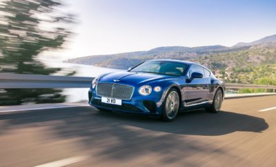 H νέα Bentley Continental GT αποκαλύπτεται Σε μία φαντασμαγορική εκδήλωση στην οποία έδωσε το παρών σχεδόν όλη η επώνυμη Αθήνα, έγινε η αποκάλυψη της ολοκαίνουργιας Bentley Continental GT. Το νέο εντυπωσιακό υπεραυτοκίνητο της βρεταννικής μάρκας ήταν ο βασικός πρωταγωνιστής του κοσμικού gala με θέμα “Luxury is Back”, που σηματοδότησε την επιστροφή της πολυτέλειας στη ζωή μας, όπως αυτή εκφράζεται μέσα από εξαιρετικές ανθρώπινες τεχνολογικές κατασκευές. Το μοναδικό happening οργάνωσαν από κοινού η Bentley, ο ιστορικός οίκος κοσμημάτων και υψηλής ωρολογοποιίας «Πατσέας» και η Bang & Olufsen, η δανέζικη premium μάρκα συστημάτων ήχου και εικόνας, το βράδυ της Πέμπτης 7 Δεκεμβρίου. Ειδικά για την εκδήλωση είχε ανεγερθεί στον αίθριο χώρο ανάμεσα στο κοσμηματοπωλείο και τις κεντρικές εγκαταστάσεις της Bentley στην Ελλάδα, επί της Λεωφ. Κηφισίας, μία εντυπωσιακή πολυτελής κατασκευή που πρόσφερε ιδανικές συνθήκες φιλοξενίας. Τη νέα Bentley Continental GT αποκάλυψε στους εκατοντάδες προσκεκλημένους ο κ. Νίκολας Μπέρναρντ, γενικός διευθυντής της Bentley στην Ελλάδα, μαζί με τον κ. Φίλιπ Νόακ (Philipp Noack), γενικό διευθυντή πωλήσεων της Bentley για την Ευρώπη. Η νέα Bentley Continental GT είναι το απόλυτο Luxury Grand Tourer. Στην τρίτη του πλέον γενιά, το μοντέλο έχει αγγίξει την τελειότητα. Σχεδιασμένη, τεχνολογικά εξελιγμένη και κατασκευασμένη στο χέρι εξ ολοκλήρου στη Μεγ. Βρεταννία, η νέα Continental GT αποτελεί την επιτομή του συνδυασμού κορυφαίας τεχνολογίας, των πιο φίνων υλικών και της μοναδικής τέχνης του χειροποίητου. Ο εξωτερικός σχεδιασμός είναι τολμηρός, παραπέμποντας σε γλυπτό έργο τέχνης ενώ το εσωτερικό επαναπροσδιορίζει την έννοια της πολυτέλειας και του Grand Touring. Το πανέμορφο τετραθέσιο κουπέ κινεί η εξελιγμένη έκδοση του δωδεκακύλινδρου W12 TSI κινητήρα των 6.0 λίτρων, με διπλό turbo, που για πρώτη φορά συνδυάζεται με αυτόματο κιβώτιο ταχυτήτων διπλού συμπλέκτη, 8-σχέσεων, για πιο γρήγορες, ανεπαίσθητες αλλαγές. Ο οδηγός έχει στη διάθεσή του 635 ίππους και τη θηριώδη ροπή των 900 Nm, τα 0-100 χλμ./ώρα έρχονται σε μόλις 3,7 δευτερόλεπτα, με τη μέγιστη ταχύτητα να φτάνει τα 333 χλμ./ώρα. Η οδική συμπεριφορά είναι απλά αψεγάδιαστη, ο οδηγός βιώνει κορυφαίο έλεγχο του αυτοκινήτου ανά πάσα στιγμή ενώ υποδειγματική είναι η άνεση για τους επιβάτες, σε όλες τις συνθήκες. Ο κατάλογος των χαρακτηριστικών που κάνουν τη νέα Continental GT πραγματικά μοναδική είναι ατελείωτος. Αν κάποιος θα ήθελε να απομονώσει μερικά από αυτά, τότε άξια μνείας είναι η 12,3” υψηλής ευκρίνειας οθόνη, που αποκαλύπτεται με μοναδικό τρόπο μόλις ο οδηγός εκκινήσει τον κινητήρα. Ένα τριγωνικό κομμάτι της ξύλινης επένδυσης στο άνω μέρος της κεντρικής κονσόλας περιστρέφεται εμφανίζοντας με μία μαγική κίνηση την οθόνη, ενώ η τρίτη πλευρά, μετά από νέα περιστροφή, αποκαλύπτει τρία αναλογικά όργανα! Ακόμα, τα νέα εργονομικά καθίσματα ρυθμίζονται σε 20 διαφορετικές παραμέτρους, ο οδηγός απολαμβάνει όργανα ελέγχου τα οποία – αν και ψηφιακά – εμφανίζονται τρισδιάστατα, ενώ αν το 10 μεγαφώνων, 650 Watts ηχοσύστημα δεν ικανοποιεί τις ανάγκες οδηγού και επιβατών, υπάρχει διαθέσιμο σύστημα της Bang & Olufsen 1.600 Watts και 16 μεγαφώνων με φωτιζόμενες γρίλιες ή – για τους ακόμα πιο audiophiles – σύστημα της Naim 2.200 Watts, 18 μεγαφώνων, με τα μπροστινά καθίσματα να παίζουν ρόλο ενεργού μπάσου.