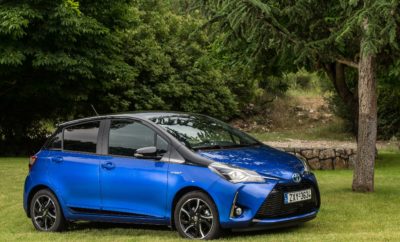 Το Toyota Yaris απέσπασε 5 αστέρια Euro NCAP Πεντάστερη Κατάταξη για το Toyota Yaris στις δοκιμές ασφάλειας του Euro NCAP • Συστήματα ενεργητικής ασφάλειας Toyota Safety Sense τοποθετούνται στάνταρ σε όλα τα νέα μοντέλα Yaris • Το πακέτο περιλαμβάνει Pre-Collision System με Autonomous Emergency Braking, Automatic High Beam, Lane Departure Alert και Road Sign Assist* • Πίσω ζώνες ασφαλείας με περιοριστές φορτίου και προ-εντατήρες Το Toyota Yaris, τα οποίο παρουσιάστηκε νωρίτερα μέσα στη χρονιά πέτυχε το μέγιστο σκορ, 5 αστέρια, στις τελευταίες δοκιμές ασφάλειας του ανεξάρτητου οργανισμού Euro NCAP για το 2017. Αυτό το επίτευγμα αποτελεί σαφή μαρτυρία της δέσμευσης της Toyota στην ασφάλεια των οχημάτων. Η ασφάλεια βρίσκεται στην ‘καρδιά’ της δέσμευσής της Toyota για τη δημιουργία όλο και καλύτερων οχημάτων, γι’ αυτό και φροντίζει οι προηγμένες τεχνολογίες να μην αποτελούν μόνο προνόμιο πολυτελών και premium μοντέλων, αλλά να διατίθενται σε όλες τις κατηγορίες. Πιστή σε αυτές τις αξίες, η εταιρία έκανε το Toyota Safety Sense στάνταρ χαρακτηριστικό όλων των μοντέλων 2017 Yaris. Αυτό σημαίνει ότι όλα τα αυτοκίνητα είναι εξοπλισμένα με συστήματα που μπορούν να βοηθήσουν στην αποφυγή ενός ατυχήματος ή να περιορίσουν τις συνέπειές του εάν η σύγκρουση είναι αναπόφευκτη. Το πακέτο περιλαμβάνει Pre-Collision System (Σύστημα Προ-Σύγκρουσης) με Autonomous Emergency Braking (Αυτόνομο Φρενάρισμα Έκτακτης Ανάγκης), Automatic High Beam (Αυτόματη Λειτουργία Μεγάλης Σκάλας), Lane Departure Alert (Προειδοποίηση Παρέκκλισης από τη Λωρίδα Κυκλοφορίας) και σε μοντέλα ανώτερα της έκδοσης Entry, Road Sign Assist (Σύστημα Αναγνώρισης Οδικής Σήμανσης). Το Toyota Yaris ωφελείται και από αρκετά έξτρα χαρακτηριστικά, σχεδιασμένα για μεγαλύτερη προστασία των επιβατών. Οι πίσω ζώνες ασφαλείας διαθέτουν περιοριστές φορτίου και προ-εντατήρες. Τα προσκέφαλα έχουν ανασχεδιαστεί με σκοπό να παρέχουν καλύτερη προστασία από τραυματισμό λόγω τραντάγματος. Το σχήμα των αερόσακων κεφαλής (τύπου κουρτίνας) έχει επίσης αναθεωρηθεί. Τέλος, η τοποθέτηση παιδικών καθισμάτων έχει γίνει ευκολότερη με προσαρμογές στο σύστημα πρόσδεσης Isofix και σήμανση (labelling). «Εμείς στην Toyota, πιστεύουμε ότι η καλύτερη συμβολή που μπορούμε να έχουμε στη βελτίωση της οδικής ασφάλειας είναι να τυποποιήσουμε τη διαδικασία που μπορεί να βοηθήσει τον οδηγό να αποφύγει ένα ατύχημα ή τουλάχιστον να μετριάσει τις επιπτώσεις του» δήλωσε ο Matt Harrison, Αντιπρόεδρος Πωλήσεων & Μάρκετινγκ της Toyota. «Γι’ αυτό, σχεδόν όλα τα αυτοκίνητα Toyota που πωλούνται στην Ευρώπη είναι τώρα εξοπλισμένα με το σύστημα Toyota Safety Sense.»